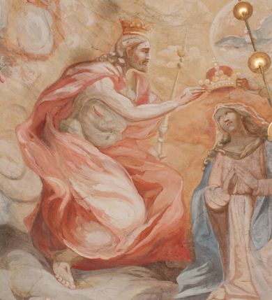 Zdjęcie nr 124: Iluzjonistyczną dekoracją malarską pokryto ściany kaplicy oraz strefę ponadcokołową: ściany tarczowe, pendentywy wokół stiukowych kartuszy herbowych oraz czaszę kopuły i wnętrze latarni. Ściany dolnej części podzielono na dwie strefy. Dolną tworzą zlokalizowane w narożach ścian iluzjonistycznie malowane pary nisz o konchach wypełnionych muszlą. W niszach ukazano osiem stojących frontalnie postaci starców, bez atrybutów i nimbów. Zapewne w ten sposób przedstawiono proroków lub apostołów. Każda z postaci ubrana jest w tunikę oraz płaszcz. Różnicuje je jedynie układ rąk, sposób kształtowania zarostu oraz kolorystyka szat. W drugiej strefie w przyłuczach arkad ukazano całopostaciowe przedstawienia uskrzydlonych aniołów trzymających narzędzia męki Pańskiej. Na ścianie wschodniej anioł prezentuje chustę Weroniki (z prawej) oraz latarnię (z lewej). Po bokach wejścia do kaplicy na ścianie północnej po prawej stronie anioł trzyma lancę i koronę cierniową, a po lewej krzyż. Z kolei na ścianie wschodniej po prawej ukazano anioła z drabiną, a po lewej z gąbką na trzcinie. Natomiast na ścianie południowej, po obu stronach zwieńczenia nagrobka, przedstawiono z prawej anioła z włócznią, a po lewej anioła z wiązką do biczowania. W tej strefie bezpośrednio przy łukach arkad wyobrażono leżące postacie geniuszy malowanych w technice en grisaille. Pod arkadą na ścianie wschodniej (ołtarzowej), ukazano dolną część owalnego jasno ugrowego baldachimu z lambrekinem i zielone, opadające paludamentum, rozsuwane kotarowo przez dwa uskrzydlone anioły. Dekoracja stanowi oprawę dla wiszącego tu obrazu Matki Boskiej z Dzieciątkiem w bogato rzeźbionej ramie. Z kolei na ścianie zachodniej wyobrażono monumentalną scenę Zdjęcia z krzyża. Jest to zwarta kompozycja ogniskująca się na wysokim drewnianym krzyżu, z którego ściągane jest martwe ciało Chrystusa. Z dwóch stron dłuższych ramion krzyż podtrzymują dwaj aniołowie. Ciało Jezusa opuszczane jest na białym pasie tkaniny przewiązanym pod jego ramionami. Chrystus ze zwisającą głową ma ręce ułożone wzdłuż ciała. Biodra przepasane ma białym perizonium. Jego skrzyżowane nogi są ugięte i jeszcze przybite gwoździem do krzyża. Gwóźdź wyciąga z nich obcęgami mężczyzna w niebieskiej, podwiniętej koszuli. Ciało opuszczają dwaj mężczyźni widoczni za poprzecznymi ramionami krzyża, trzymający końce taśmy. Człowiek z lewej strony w niebieskiej koszuli dodatkowo odbiera drugą białą taśmę od mężczyzny ubranego w szaroczarny strój. Osoba ta stoi na drabinie opartej o poprzeczne ramię krzyża. Drugi mężczyzna za krzyżem, w brązowej koszuli, lewą ręką trzyma koniec taśmy, a w uniesionej prawej młotek. Ciało Zbawiciela podtrzymuje lewą ręką kolejny mężczyzna stojący tyłem do widza na drugiej drabinie opartej o lewe ramię krzyża. Jest on ubrany w krótkie brązowe spodenki i bladozieloną koszulę. Pod krzyżem stoi zwarta siedmioosobowa grupa. Najprawdopodobniej z prawej strony ukazano św. Jana i Matkę Boską, na środku dwóch żołnierzy w ostro zakończonych hełmach, dwie kobiety, w tym zapewne Marię Magdalenę i starca widocznego z lewej strony kompozycji. Na ścianach tarczowych nad gzymsem wyobrażono po bokach okrągłych okien siedzących czterech ewangelistów i czterech ojców Kościoła. Na ścianie wschodniej znalazł się z prawej św. Jan z orłem, który w dziobie trzyma złoty kałamarz, a po lewej św. Mateusz rozmawiający z aniołem. Z kolei na ścianie południowej po lewej stronie przedstawiono św. Marka z lwem oraz św. Ambrożego trzymającego w prawej ręce naczynie z wylewającym się miodem. Na ścianie zachodniej z lewej znalazł się czytający św. Augustyn z sercem na dłoni, a z prawej św. Grzegorz Wielki z widoczną za nim tiarą i sową. Na ścianie północnej po lewej ukazano św. Hieronima z leżącym lwem, a po prawej stronie św. Łukasz z wołem. W pendentywach wykonano malarską dekorację w formie wijącej się wstęgi, na tle której widnieją stiukowe kartusze rollwerkowe, o owalnych kaboszonowych polach czwórdzielnych w krzyż. Po stronie wschodniej w pendentywach znajdują się dwa puste kartusze z niezachowanymi herbami. Natomiast herby zachowały się w pendentywach po stronie zachodniej. Na pendentywie północno-zachodnim: Jastrzębiec, Nowina, Gozdawa, Pobóg, a na południowo-zachodnim Gryf, Kotwicz, Kotwicz, Zabawa. W kopule wyobrażono Koronację Matki Boskiej adorowanej przez różnych świętych. Scenę koronacji Marii przez Trójcę Świętą przedstawiono w części wschodniej czaszy. Ukazana frontalnie Maria klęczy ze złożonymi rękami do modlitwy na obłokach. Ma owalną twarz okoloną jasnymi długimi włosami rozsypującymi się na jej ramiona. Na uniesionej ku górze głowie ma ubraną zsuwającą się białą chustę okrywającą włosy. Madonna ubrana jest w zasłaniający jej ramiona bladoniebieski płaszcz, opadający po bokach na obłoki. Nieznacznie wyżej z prawej strony na obłokach siedzi Bóg Ojciec. Wyobrażono go w trzech czwartych w prawo. Jest to starszy mężczyzna o siwych włosach i brodzie. W wyciągniętej prawej ręce nad głową Marii wraz z Chrystusem trzyma złotą koronę w typie zamkniętym. Z kolei w lewej podtrzymuje glob ze złotym krzyżykiem. Bóg Ojciec na głowie ma tiarę papieską. Ubrany jest w szaro-niebieską szatę oraz wzorzystą złotą kapę narzuconą na ramiona i spiętą pod szyją klamrą, z połami okrywającymi nogi. Naprzeciwko siedzi Chrystus widoczny w trzech czwartych w lewo z twarzą ukazaną w profilu. W wyciągniętej prawej ręce trzyma wraz z Bogiem Ojcem koronę, a lewą podtrzymuje złote berło. Chrystus ma jasne włosy opadające puklami na ramiona i podobną krótką brodę. Na głowie ma otwartą złotą koronę. Został przedstawiony z nagim torsem, na którym zaznaczono przebity bok. Jego postać otacza narzucony na ramiona bladoczerwony całun udrapowany w formie płaszcza. Nad koroną bliżej głowy Boga Ojca widoczna jest gołębica Ducha Świętego otoczona świetlistym otokiem. Ponad sceną koronacji wokół otworu do latarni wyobrażono wirujące złocisto-szare obłoki, na tle których widać uskrzydlone główki aniołków oraz postacie mniejszych i większych aniołków, które muzykują na różnych instrumentach, bądź też trzymają gałązki palmowe lub kwiaty albo kwiaty rozsypują. Uskrzydlone główki aniołków widoczne są także pośród obłoków, na których klęczy Madonna. Z prawej strony koronacji wyobrażono dwóch biskupów. Starszy, być może św. Wojciech, został przedstawiony w postawie półklęczącej w trzech czwartych w lewo. Prawą ręką zdaje się wskazywać na scenę koronacji, lewą zaś przyciska do piersi. Ma odkrytą głowę z widocznymi siwymi włosami i taką samą brodą. Ubrany jest w niebiesko-zielonkawą kapę ze złotym kapturem zakończonym chwostem. Na ziemi przy jego stopie widoczna jest złota infuła. Świętemu przyglądają się dwaj aniołowie widoczni z tyłu. Za nim klęczy młodszy biskup z leżącym przy nim na ziemi pastorałem i mieczem. Zapewne jest to św. Stanisław ze Szczepanowa. Święty ukazany został frontalnie z prawą ręką przyciśniętą do piersi, a z lewą nieznacznie odsuniętą w bok. Ma pociągłą twarz o krótkich jasnych włosach i podobnym zaroście. Ubrany jest w albę oraz szaro-bordową kapę o złotym kapturze. Przy jego kolanach stoi złota infuła, a za nim widoczny jest anioł z gałązką palmową. Za św. Stanisławem w rozwianych szatach klęczy św. Jadwiga Śląska, którą identyfikuje bryła kościoła widoczna przy jej stopach. Postać Jadwigi ukazano w profilu z założonymi rękami przed sobą. Na głowie ma niewielką złotą koronę, spod której widoczna jest biała chusta okrywająca włosy. Ubrana jest w bladoczerwoną suknię przepasaną w talii i narzucony na ramiona bladoszkarłatny płaszcz z gronostajowym kołnierzem i obszyciem. Za św. Jadwigą stoi inna święta z odsłoniętą lewą ręką wspartą o bok. Brak atrybutu nie pozwala na jej identyfikację. Ukazano ją w trzech czwartych w prawo z głową w profilu. Ma owalną twarz z wydatnym nosem. Na głowie ma niewielką złotą koronę, spod której widać jasną chustę okrywającą włosy. Ubrana jest w złocisto-szarą suknię z krótkimi rękawami i bladoczerwony rozwiany płaszcz. Pomiędzy obiema kobietami widać dwie postacie uskrzydlonych aniołów. Za świętymi siedzi z otwartą księgą wyobrażony frontalnie św. Jana Kanty. Jest to mężczyzna w średnim wieku z wysokim czołem, krótkimi brązowymi włosami i podobną brodą. Ubrany jest w bladofioletową togę akademicką z gronostajową peleryną. Trzymana przez niego księga ma czerwone okładki. Obok św. Jana Kantego namalowano czteroosobową grupę starszych mężczyzn. Pierwszy z nich, ujętych w trzech czwartych w prawo, zdaje się przyklękając, odbierać prawą ręką palmę męczeństwa podawaną mu przez widocznego nad nim anioła. Lewą ma ułożoną wzdłuż ciała. Ma podłużną twarz widoczną z profilu, otoczoną białymi włosami i spiczastą białą brodą. Ubrany jest w rozwianą jasnobeżową szatę przewiązaną w pasie i taki sam płaszcz narzucony na prawe ramię. Lewy rękaw tuniki jest podciągnięty, odsłaniając przedramię ręki. Na lewej nodze widoczny jest sandał. Za nim przedstawiono klęczącego w ujęciu trzech czwartych w lewo zakonnika eremitę, być może św. Pawła Pustelnika w białym habicie paulińskim. Zakonnik na wysokości bioder ma rozsunięte ręce. Jego twarz o wydatnym nosie otacza krzaczasta, długa, biała broda oraz białe włosy. W głębi za nim częściowo widać dwóch innych brodatych mężczyzn w beżowych szatach. Jeden z nich trzyma w dłoni palmę. W niewielkiej odległości za grupą mężczyzn na pierwszym planie klęczy na obłoku ukazany frontalnie św. Jacek. W rękach uniesionych na wysokości piersi trzyma wieżycową, złotą monstrancję i figurę Matki Boskiej. Dominikanin został przedstawiony z wysokim łysym czołem i wianuszkiem siwiejących włosów. Jego pociągła twarz o wyrazistym nosie i wąskich, nieznacznie zaciśniętych ustach pozbawiona jest zarostu. Ubrany jest w dominikański habit z czarnoniebieskim płaszczem. Z lewej strony sceny koronacji namalowano grupę czterech świętych. Na pierwszym planie widać klęczącego św. Stanisława Kostkę, wspartego na długim kiju z przywiązanym do niego węzełkiem. Święty został przedstawiony w profilu. Ma młodzieńczą, owalną twarz z krótkimi brązowymi włosami i rumianymi policzkami. Ubrany jest w bladobeżowy płaszcz, spod którego widać jasnoseledynową szatę. Za Stanisławem Kostką wyłania się w półpostaci św. Jan Nepomucen z drewnianym krzyżem podtrzymywanym lewą ręką. Jest to dojrzały mężczyzna o pociągłej twarzy, z brązowymi włosami i brodą. Z prawej strony św. Stanisława Kostki ukazano stojące dwie zakonnice, św. Kingę i zapewne bł. Salomeę. Kingę ukazano frontalnie w kontrapoście z głową uniesioną ku niebu w jasnobeżowym habicie klaryski wpadającym w brąz. Księżna prawą ręką przyciska do piersi bryłę soli, a w opuszczonej lewej trzyma kwiat lilii. U jej stóp widać model kościoła klasztornego w Starym Sączu. Obok stoi najprawdopodobniej bł. Salomea. Ukazano ją w mocnym kontrapoście, z dłońmi splecionymi na piersi i spojrzeniem skierowanym ku ziemi. Ubrana jest w rozwiany szaroniebieski habit i jasny welon. Wnętrze latarni wypełniają uskrzydlone głowy aniołków na tle złocisto-szarych obłoków.    







