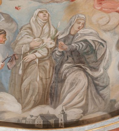 Zdjęcie nr 127: Iluzjonistyczną dekoracją malarską pokryto ściany kaplicy oraz strefę ponadcokołową: ściany tarczowe, pendentywy wokół stiukowych kartuszy herbowych oraz czaszę kopuły i wnętrze latarni. Ściany dolnej części podzielono na dwie strefy. Dolną tworzą zlokalizowane w narożach ścian iluzjonistycznie malowane pary nisz o konchach wypełnionych muszlą. W niszach ukazano osiem stojących frontalnie postaci starców, bez atrybutów i nimbów. Zapewne w ten sposób przedstawiono proroków lub apostołów. Każda z postaci ubrana jest w tunikę oraz płaszcz. Różnicuje je jedynie układ rąk, sposób kształtowania zarostu oraz kolorystyka szat. W drugiej strefie w przyłuczach arkad ukazano całopostaciowe przedstawienia uskrzydlonych aniołów trzymających narzędzia męki Pańskiej. Na ścianie wschodniej anioł prezentuje chustę Weroniki (z prawej) oraz latarnię (z lewej). Po bokach wejścia do kaplicy na ścianie północnej po prawej stronie anioł trzyma lancę i koronę cierniową, a po lewej krzyż. Z kolei na ścianie wschodniej po prawej ukazano anioła z drabiną, a po lewej z gąbką na trzcinie. Natomiast na ścianie południowej, po obu stronach zwieńczenia nagrobka, przedstawiono z prawej anioła z włócznią, a po lewej anioła z wiązką do biczowania. W tej strefie bezpośrednio przy łukach arkad wyobrażono leżące postacie geniuszy malowanych w technice en grisaille. Pod arkadą na ścianie wschodniej (ołtarzowej), ukazano dolną część owalnego jasno ugrowego baldachimu z lambrekinem i zielone, opadające paludamentum, rozsuwane kotarowo przez dwa uskrzydlone anioły. Dekoracja stanowi oprawę dla wiszącego tu obrazu Matki Boskiej z Dzieciątkiem w bogato rzeźbionej ramie. Z kolei na ścianie zachodniej wyobrażono monumentalną scenę Zdjęcia z krzyża. Jest to zwarta kompozycja ogniskująca się na wysokim drewnianym krzyżu, z którego ściągane jest martwe ciało Chrystusa. Z dwóch stron dłuższych ramion krzyż podtrzymują dwaj aniołowie. Ciało Jezusa opuszczane jest na białym pasie tkaniny przewiązanym pod jego ramionami. Chrystus ze zwisającą głową ma ręce ułożone wzdłuż ciała. Biodra przepasane ma białym perizonium. Jego skrzyżowane nogi są ugięte i jeszcze przybite gwoździem do krzyża. Gwóźdź wyciąga z nich obcęgami mężczyzna w niebieskiej, podwiniętej koszuli. Ciało opuszczają dwaj mężczyźni widoczni za poprzecznymi ramionami krzyża, trzymający końce taśmy. Człowiek z lewej strony w niebieskiej koszuli dodatkowo odbiera drugą białą taśmę od mężczyzny ubranego w szaroczarny strój. Osoba ta stoi na drabinie opartej o poprzeczne ramię krzyża. Drugi mężczyzna za krzyżem, w brązowej koszuli, lewą ręką trzyma koniec taśmy, a w uniesionej prawej młotek. Ciało Zbawiciela podtrzymuje lewą ręką kolejny mężczyzna stojący tyłem do widza na drugiej drabinie opartej o lewe ramię krzyża. Jest on ubrany w krótkie brązowe spodenki i bladozieloną koszulę. Pod krzyżem stoi zwarta siedmioosobowa grupa. Najprawdopodobniej z prawej strony ukazano św. Jana i Matkę Boską, na środku dwóch żołnierzy w ostro zakończonych hełmach, dwie kobiety, w tym zapewne Marię Magdalenę i starca widocznego z lewej strony kompozycji. Na ścianach tarczowych nad gzymsem wyobrażono po bokach okrągłych okien siedzących czterech ewangelistów i czterech ojców Kościoła. Na ścianie wschodniej znalazł się z prawej św. Jan z orłem, który w dziobie trzyma złoty kałamarz, a po lewej św. Mateusz rozmawiający z aniołem. Z kolei na ścianie południowej po lewej stronie przedstawiono św. Marka z lwem oraz św. Ambrożego trzymającego w prawej ręce naczynie z wylewającym się miodem. Na ścianie zachodniej z lewej znalazł się czytający św. Augustyn z sercem na dłoni, a z prawej św. Grzegorz Wielki z widoczną za nim tiarą i sową. Na ścianie północnej po lewej ukazano św. Hieronima z leżącym lwem, a po prawej stronie św. Łukasz z wołem. W pendentywach wykonano malarską dekorację w formie wijącej się wstęgi, na tle której widnieją stiukowe kartusze rollwerkowe, o owalnych kaboszonowych polach czwórdzielnych w krzyż. Po stronie wschodniej w pendentywach znajdują się dwa puste kartusze z niezachowanymi herbami. Natomiast herby zachowały się w pendentywach po stronie zachodniej. Na pendentywie północno-zachodnim: Jastrzębiec, Nowina, Gozdawa, Pobóg, a na południowo-zachodnim Gryf, Kotwicz, Kotwicz, Zabawa. W kopule wyobrażono Koronację Matki Boskiej adorowanej przez różnych świętych. Scenę koronacji Marii przez Trójcę Świętą przedstawiono w części wschodniej czaszy. Ukazana frontalnie Maria klęczy ze złożonymi rękami do modlitwy na obłokach. Ma owalną twarz okoloną jasnymi długimi włosami rozsypującymi się na jej ramiona. Na uniesionej ku górze głowie ma ubraną zsuwającą się białą chustę okrywającą włosy. Madonna ubrana jest w zasłaniający jej ramiona bladoniebieski płaszcz, opadający po bokach na obłoki. Nieznacznie wyżej z prawej strony na obłokach siedzi Bóg Ojciec. Wyobrażono go w trzech czwartych w prawo. Jest to starszy mężczyzna o siwych włosach i brodzie. W wyciągniętej prawej ręce nad głową Marii wraz z Chrystusem trzyma złotą koronę w typie zamkniętym. Z kolei w lewej podtrzymuje glob ze złotym krzyżykiem. Bóg Ojciec na głowie ma tiarę papieską. Ubrany jest w szaro-niebieską szatę oraz wzorzystą złotą kapę narzuconą na ramiona i spiętą pod szyją klamrą, z połami okrywającymi nogi. Naprzeciwko siedzi Chrystus widoczny w trzech czwartych w lewo z twarzą ukazaną w profilu. W wyciągniętej prawej ręce trzyma wraz z Bogiem Ojcem koronę, a lewą podtrzymuje złote berło. Chrystus ma jasne włosy opadające puklami na ramiona i podobną krótką brodę. Na głowie ma otwartą złotą koronę. Został przedstawiony z nagim torsem, na którym zaznaczono przebity bok. Jego postać otacza narzucony na ramiona bladoczerwony całun udrapowany w formie płaszcza. Nad koroną bliżej głowy Boga Ojca widoczna jest gołębica Ducha Świętego otoczona świetlistym otokiem. Ponad sceną koronacji wokół otworu do latarni wyobrażono wirujące złocisto-szare obłoki, na tle których widać uskrzydlone główki aniołków oraz postacie mniejszych i większych aniołków, które muzykują na różnych instrumentach, bądź też trzymają gałązki palmowe lub kwiaty albo kwiaty rozsypują. Uskrzydlone główki aniołków widoczne są także pośród obłoków, na których klęczy Madonna. Z prawej strony koronacji wyobrażono dwóch biskupów. Starszy, być może św. Wojciech, został przedstawiony w postawie półklęczącej w trzech czwartych w lewo. Prawą ręką zdaje się wskazywać na scenę koronacji, lewą zaś przyciska do piersi. Ma odkrytą głowę z widocznymi siwymi włosami i taką samą brodą. Ubrany jest w niebiesko-zielonkawą kapę ze złotym kapturem zakończonym chwostem. Na ziemi przy jego stopie widoczna jest złota infuła. Świętemu przyglądają się dwaj aniołowie widoczni z tyłu. Za nim klęczy młodszy biskup z leżącym przy nim na ziemi pastorałem i mieczem. Zapewne jest to św. Stanisław ze Szczepanowa. Święty ukazany został frontalnie z prawą ręką przyciśniętą do piersi, a z lewą nieznacznie odsuniętą w bok. Ma pociągłą twarz o krótkich jasnych włosach i podobnym zaroście. Ubrany jest w albę oraz szaro-bordową kapę o złotym kapturze. Przy jego kolanach stoi złota infuła, a za nim widoczny jest anioł z gałązką palmową. Za św. Stanisławem w rozwianych szatach klęczy św. Jadwiga Śląska, którą identyfikuje bryła kościoła widoczna przy jej stopach. Postać Jadwigi ukazano w profilu z założonymi rękami przed sobą. Na głowie ma niewielką złotą koronę, spod której widoczna jest biała chusta okrywająca włosy. Ubrana jest w bladoczerwoną suknię przepasaną w talii i narzucony na ramiona bladoszkarłatny płaszcz z gronostajowym kołnierzem i obszyciem. Za św. Jadwigą stoi inna święta z odsłoniętą lewą ręką wspartą o bok. Brak atrybutu nie pozwala na jej identyfikację. Ukazano ją w trzech czwartych w prawo z głową w profilu. Ma owalną twarz z wydatnym nosem. Na głowie ma niewielką złotą koronę, spod której widać jasną chustę okrywającą włosy. Ubrana jest w złocisto-szarą suknię z krótkimi rękawami i bladoczerwony rozwiany płaszcz. Pomiędzy obiema kobietami widać dwie postacie uskrzydlonych aniołów. Za świętymi siedzi z otwartą księgą wyobrażony frontalnie św. Jana Kanty. Jest to mężczyzna w średnim wieku z wysokim czołem, krótkimi brązowymi włosami i podobną brodą. Ubrany jest w bladofioletową togę akademicką z gronostajową peleryną. Trzymana przez niego księga ma czerwone okładki. Obok św. Jana Kantego namalowano czteroosobową grupę starszych mężczyzn. Pierwszy z nich, ujętych w trzech czwartych w prawo, zdaje się przyklękając, odbierać prawą ręką palmę męczeństwa podawaną mu przez widocznego nad nim anioła. Lewą ma ułożoną wzdłuż ciała. Ma podłużną twarz widoczną z profilu, otoczoną białymi włosami i spiczastą białą brodą. Ubrany jest w rozwianą jasnobeżową szatę przewiązaną w pasie i taki sam płaszcz narzucony na prawe ramię. Lewy rękaw tuniki jest podciągnięty, odsłaniając przedramię ręki. Na lewej nodze widoczny jest sandał. Za nim przedstawiono klęczącego w ujęciu trzech czwartych w lewo zakonnika eremitę, być może św. Pawła Pustelnika w białym habicie paulińskim. Zakonnik na wysokości bioder ma rozsunięte ręce. Jego twarz o wydatnym nosie otacza krzaczasta, długa, biała broda oraz białe włosy. W głębi za nim częściowo widać dwóch innych brodatych mężczyzn w beżowych szatach. Jeden z nich trzyma w dłoni palmę. W niewielkiej odległości za grupą mężczyzn na pierwszym planie klęczy na obłoku ukazany frontalnie św. Jacek. W rękach uniesionych na wysokości piersi trzyma wieżycową, złotą monstrancję i figurę Matki Boskiej. Dominikanin został przedstawiony z wysokim łysym czołem i wianuszkiem siwiejących włosów. Jego pociągła twarz o wyrazistym nosie i wąskich, nieznacznie zaciśniętych ustach pozbawiona jest zarostu. Ubrany jest w dominikański habit z czarnoniebieskim płaszczem. Z lewej strony sceny koronacji namalowano grupę czterech świętych. Na pierwszym planie widać klęczącego św. Stanisława Kostkę, wspartego na długim kiju z przywiązanym do niego węzełkiem. Święty został przedstawiony w profilu. Ma młodzieńczą, owalną twarz z krótkimi brązowymi włosami i rumianymi policzkami. Ubrany jest w bladobeżowy płaszcz, spod którego widać jasnoseledynową szatę. Za Stanisławem Kostką wyłania się w półpostaci św. Jan Nepomucen z drewnianym krzyżem podtrzymywanym lewą ręką. Jest to dojrzały mężczyzna o pociągłej twarzy, z brązowymi włosami i brodą. Z prawej strony św. Stanisława Kostki ukazano stojące dwie zakonnice, św. Kingę i zapewne bł. Salomeę. Kingę ukazano frontalnie w kontrapoście z głową uniesioną ku niebu w jasnobeżowym habicie klaryski wpadającym w brąz. Księżna prawą ręką przyciska do piersi bryłę soli, a w opuszczonej lewej trzyma kwiat lilii. U jej stóp widać model kościoła klasztornego w Starym Sączu. Obok stoi najprawdopodobniej bł. Salomea. Ukazano ją w mocnym kontrapoście, z dłońmi splecionymi na piersi i spojrzeniem skierowanym ku ziemi. Ubrana jest w rozwiany szaroniebieski habit i jasny welon. Wnętrze latarni wypełniają uskrzydlone głowy aniołków na tle złocisto-szarych obłoków.    







