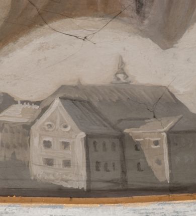 Zdjęcie nr 126: Iluzjonistyczną dekoracją malarską pokryto ściany kaplicy oraz strefę ponadcokołową: ściany tarczowe, pendentywy wokół stiukowych kartuszy herbowych oraz czaszę kopuły i wnętrze latarni. Ściany dolnej części podzielono na dwie strefy. Dolną tworzą zlokalizowane w narożach ścian iluzjonistycznie malowane pary nisz o konchach wypełnionych muszlą. W niszach ukazano osiem stojących frontalnie postaci starców, bez atrybutów i nimbów. Zapewne w ten sposób przedstawiono proroków lub apostołów. Każda z postaci ubrana jest w tunikę oraz płaszcz. Różnicuje je jedynie układ rąk, sposób kształtowania zarostu oraz kolorystyka szat. W drugiej strefie w przyłuczach arkad ukazano całopostaciowe przedstawienia uskrzydlonych aniołów trzymających narzędzia męki Pańskiej. Na ścianie wschodniej anioł prezentuje chustę Weroniki (z prawej) oraz latarnię (z lewej). Po bokach wejścia do kaplicy na ścianie północnej po prawej stronie anioł trzyma lancę i koronę cierniową, a po lewej krzyż. Z kolei na ścianie wschodniej po prawej ukazano anioła z drabiną, a po lewej z gąbką na trzcinie. Natomiast na ścianie południowej, po obu stronach zwieńczenia nagrobka, przedstawiono z prawej anioła z włócznią, a po lewej anioła z wiązką do biczowania. W tej strefie bezpośrednio przy łukach arkad wyobrażono leżące postacie geniuszy malowanych w technice en grisaille. Pod arkadą na ścianie wschodniej (ołtarzowej), ukazano dolną część owalnego jasno ugrowego baldachimu z lambrekinem i zielone, opadające paludamentum, rozsuwane kotarowo przez dwa uskrzydlone anioły. Dekoracja stanowi oprawę dla wiszącego tu obrazu Matki Boskiej z Dzieciątkiem w bogato rzeźbionej ramie. Z kolei na ścianie zachodniej wyobrażono monumentalną scenę Zdjęcia z krzyża. Jest to zwarta kompozycja ogniskująca się na wysokim drewnianym krzyżu, z którego ściągane jest martwe ciało Chrystusa. Z dwóch stron dłuższych ramion krzyż podtrzymują dwaj aniołowie. Ciało Jezusa opuszczane jest na białym pasie tkaniny przewiązanym pod jego ramionami. Chrystus ze zwisającą głową ma ręce ułożone wzdłuż ciała. Biodra przepasane ma białym perizonium. Jego skrzyżowane nogi są ugięte i jeszcze przybite gwoździem do krzyża. Gwóźdź wyciąga z nich obcęgami mężczyzna w niebieskiej, podwiniętej koszuli. Ciało opuszczają dwaj mężczyźni widoczni za poprzecznymi ramionami krzyża, trzymający końce taśmy. Człowiek z lewej strony w niebieskiej koszuli dodatkowo odbiera drugą białą taśmę od mężczyzny ubranego w szaroczarny strój. Osoba ta stoi na drabinie opartej o poprzeczne ramię krzyża. Drugi mężczyzna za krzyżem, w brązowej koszuli, lewą ręką trzyma koniec taśmy, a w uniesionej prawej młotek. Ciało Zbawiciela podtrzymuje lewą ręką kolejny mężczyzna stojący tyłem do widza na drugiej drabinie opartej o lewe ramię krzyża. Jest on ubrany w krótkie brązowe spodenki i bladozieloną koszulę. Pod krzyżem stoi zwarta siedmioosobowa grupa. Najprawdopodobniej z prawej strony ukazano św. Jana i Matkę Boską, na środku dwóch żołnierzy w ostro zakończonych hełmach, dwie kobiety, w tym zapewne Marię Magdalenę i starca widocznego z lewej strony kompozycji. Na ścianach tarczowych nad gzymsem wyobrażono po bokach okrągłych okien siedzących czterech ewangelistów i czterech ojców Kościoła. Na ścianie wschodniej znalazł się z prawej św. Jan z orłem, który w dziobie trzyma złoty kałamarz, a po lewej św. Mateusz rozmawiający z aniołem. Z kolei na ścianie południowej po lewej stronie przedstawiono św. Marka z lwem oraz św. Ambrożego trzymającego w prawej ręce naczynie z wylewającym się miodem. Na ścianie zachodniej z lewej znalazł się czytający św. Augustyn z sercem na dłoni, a z prawej św. Grzegorz Wielki z widoczną za nim tiarą i sową. Na ścianie północnej po lewej ukazano św. Hieronima z leżącym lwem, a po prawej stronie św. Łukasz z wołem. W pendentywach wykonano malarską dekorację w formie wijącej się wstęgi, na tle której widnieją stiukowe kartusze rollwerkowe, o owalnych kaboszonowych polach czwórdzielnych w krzyż. Po stronie wschodniej w pendentywach znajdują się dwa puste kartusze z niezachowanymi herbami. Natomiast herby zachowały się w pendentywach po stronie zachodniej. Na pendentywie północno-zachodnim: Jastrzębiec, Nowina, Gozdawa, Pobóg, a na południowo-zachodnim Gryf, Kotwicz, Kotwicz, Zabawa. W kopule wyobrażono Koronację Matki Boskiej adorowanej przez różnych świętych. Scenę koronacji Marii przez Trójcę Świętą przedstawiono w części wschodniej czaszy. Ukazana frontalnie Maria klęczy ze złożonymi rękami do modlitwy na obłokach. Ma owalną twarz okoloną jasnymi długimi włosami rozsypującymi się na jej ramiona. Na uniesionej ku górze głowie ma ubraną zsuwającą się białą chustę okrywającą włosy. Madonna ubrana jest w zasłaniający jej ramiona bladoniebieski płaszcz, opadający po bokach na obłoki. Nieznacznie wyżej z prawej strony na obłokach siedzi Bóg Ojciec. Wyobrażono go w trzech czwartych w prawo. Jest to starszy mężczyzna o siwych włosach i brodzie. W wyciągniętej prawej ręce nad głową Marii wraz z Chrystusem trzyma złotą koronę w typie zamkniętym. Z kolei w lewej podtrzymuje glob ze złotym krzyżykiem. Bóg Ojciec na głowie ma tiarę papieską. Ubrany jest w szaro-niebieską szatę oraz wzorzystą złotą kapę narzuconą na ramiona i spiętą pod szyją klamrą, z połami okrywającymi nogi. Naprzeciwko siedzi Chrystus widoczny w trzech czwartych w lewo z twarzą ukazaną w profilu. W wyciągniętej prawej ręce trzyma wraz z Bogiem Ojcem koronę, a lewą podtrzymuje złote berło. Chrystus ma jasne włosy opadające puklami na ramiona i podobną krótką brodę. Na głowie ma otwartą złotą koronę. Został przedstawiony z nagim torsem, na którym zaznaczono przebity bok. Jego postać otacza narzucony na ramiona bladoczerwony całun udrapowany w formie płaszcza. Nad koroną bliżej głowy Boga Ojca widoczna jest gołębica Ducha Świętego otoczona świetlistym otokiem. Ponad sceną koronacji wokół otworu do latarni wyobrażono wirujące złocisto-szare obłoki, na tle których widać uskrzydlone główki aniołków oraz postacie mniejszych i większych aniołków, które muzykują na różnych instrumentach, bądź też trzymają gałązki palmowe lub kwiaty albo kwiaty rozsypują. Uskrzydlone główki aniołków widoczne są także pośród obłoków, na których klęczy Madonna. Z prawej strony koronacji wyobrażono dwóch biskupów. Starszy, być może św. Wojciech, został przedstawiony w postawie półklęczącej w trzech czwartych w lewo. Prawą ręką zdaje się wskazywać na scenę koronacji, lewą zaś przyciska do piersi. Ma odkrytą głowę z widocznymi siwymi włosami i taką samą brodą. Ubrany jest w niebiesko-zielonkawą kapę ze złotym kapturem zakończonym chwostem. Na ziemi przy jego stopie widoczna jest złota infuła. Świętemu przyglądają się dwaj aniołowie widoczni z tyłu. Za nim klęczy młodszy biskup z leżącym przy nim na ziemi pastorałem i mieczem. Zapewne jest to św. Stanisław ze Szczepanowa. Święty ukazany został frontalnie z prawą ręką przyciśniętą do piersi, a z lewą nieznacznie odsuniętą w bok. Ma pociągłą twarz o krótkich jasnych włosach i podobnym zaroście. Ubrany jest w albę oraz szaro-bordową kapę o złotym kapturze. Przy jego kolanach stoi złota infuła, a za nim widoczny jest anioł z gałązką palmową. Za św. Stanisławem w rozwianych szatach klęczy św. Jadwiga Śląska, którą identyfikuje bryła kościoła widoczna przy jej stopach. Postać Jadwigi ukazano w profilu z założonymi rękami przed sobą. Na głowie ma niewielką złotą koronę, spod której widoczna jest biała chusta okrywająca włosy. Ubrana jest w bladoczerwoną suknię przepasaną w talii i narzucony na ramiona bladoszkarłatny płaszcz z gronostajowym kołnierzem i obszyciem. Za św. Jadwigą stoi inna święta z odsłoniętą lewą ręką wspartą o bok. Brak atrybutu nie pozwala na jej identyfikację. Ukazano ją w trzech czwartych w prawo z głową w profilu. Ma owalną twarz z wydatnym nosem. Na głowie ma niewielką złotą koronę, spod której widać jasną chustę okrywającą włosy. Ubrana jest w złocisto-szarą suknię z krótkimi rękawami i bladoczerwony rozwiany płaszcz. Pomiędzy obiema kobietami widać dwie postacie uskrzydlonych aniołów. Za świętymi siedzi z otwartą księgą wyobrażony frontalnie św. Jana Kanty. Jest to mężczyzna w średnim wieku z wysokim czołem, krótkimi brązowymi włosami i podobną brodą. Ubrany jest w bladofioletową togę akademicką z gronostajową peleryną. Trzymana przez niego księga ma czerwone okładki. Obok św. Jana Kantego namalowano czteroosobową grupę starszych mężczyzn. Pierwszy z nich, ujętych w trzech czwartych w prawo, zdaje się przyklękając, odbierać prawą ręką palmę męczeństwa podawaną mu przez widocznego nad nim anioła. Lewą ma ułożoną wzdłuż ciała. Ma podłużną twarz widoczną z profilu, otoczoną białymi włosami i spiczastą białą brodą. Ubrany jest w rozwianą jasnobeżową szatę przewiązaną w pasie i taki sam płaszcz narzucony na prawe ramię. Lewy rękaw tuniki jest podciągnięty, odsłaniając przedramię ręki. Na lewej nodze widoczny jest sandał. Za nim przedstawiono klęczącego w ujęciu trzech czwartych w lewo zakonnika eremitę, być może św. Pawła Pustelnika w białym habicie paulińskim. Zakonnik na wysokości bioder ma rozsunięte ręce. Jego twarz o wydatnym nosie otacza krzaczasta, długa, biała broda oraz białe włosy. W głębi za nim częściowo widać dwóch innych brodatych mężczyzn w beżowych szatach. Jeden z nich trzyma w dłoni palmę. W niewielkiej odległości za grupą mężczyzn na pierwszym planie klęczy na obłoku ukazany frontalnie św. Jacek. W rękach uniesionych na wysokości piersi trzyma wieżycową, złotą monstrancję i figurę Matki Boskiej. Dominikanin został przedstawiony z wysokim łysym czołem i wianuszkiem siwiejących włosów. Jego pociągła twarz o wyrazistym nosie i wąskich, nieznacznie zaciśniętych ustach pozbawiona jest zarostu. Ubrany jest w dominikański habit z czarnoniebieskim płaszczem. Z lewej strony sceny koronacji namalowano grupę czterech świętych. Na pierwszym planie widać klęczącego św. Stanisława Kostkę, wspartego na długim kiju z przywiązanym do niego węzełkiem. Święty został przedstawiony w profilu. Ma młodzieńczą, owalną twarz z krótkimi brązowymi włosami i rumianymi policzkami. Ubrany jest w bladobeżowy płaszcz, spod którego widać jasnoseledynową szatę. Za Stanisławem Kostką wyłania się w półpostaci św. Jan Nepomucen z drewnianym krzyżem podtrzymywanym lewą ręką. Jest to dojrzały mężczyzna o pociągłej twarzy, z brązowymi włosami i brodą. Z prawej strony św. Stanisława Kostki ukazano stojące dwie zakonnice, św. Kingę i zapewne bł. Salomeę. Kingę ukazano frontalnie w kontrapoście z głową uniesioną ku niebu w jasnobeżowym habicie klaryski wpadającym w brąz. Księżna prawą ręką przyciska do piersi bryłę soli, a w opuszczonej lewej trzyma kwiat lilii. U jej stóp widać model kościoła klasztornego w Starym Sączu. Obok stoi najprawdopodobniej bł. Salomea. Ukazano ją w mocnym kontrapoście, z dłońmi splecionymi na piersi i spojrzeniem skierowanym ku ziemi. Ubrana jest w rozwiany szaroniebieski habit i jasny welon. Wnętrze latarni wypełniają uskrzydlone głowy aniołków na tle złocisto-szarych obłoków.    







