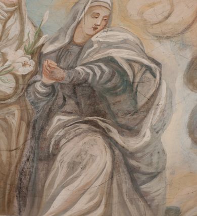 Zdjęcie nr 125: Iluzjonistyczną dekoracją malarską pokryto ściany kaplicy oraz strefę ponadcokołową: ściany tarczowe, pendentywy wokół stiukowych kartuszy herbowych oraz czaszę kopuły i wnętrze latarni. Ściany dolnej części podzielono na dwie strefy. Dolną tworzą zlokalizowane w narożach ścian iluzjonistycznie malowane pary nisz o konchach wypełnionych muszlą. W niszach ukazano osiem stojących frontalnie postaci starców, bez atrybutów i nimbów. Zapewne w ten sposób przedstawiono proroków lub apostołów. Każda z postaci ubrana jest w tunikę oraz płaszcz. Różnicuje je jedynie układ rąk, sposób kształtowania zarostu oraz kolorystyka szat. W drugiej strefie w przyłuczach arkad ukazano całopostaciowe przedstawienia uskrzydlonych aniołów trzymających narzędzia męki Pańskiej. Na ścianie wschodniej anioł prezentuje chustę Weroniki (z prawej) oraz latarnię (z lewej). Po bokach wejścia do kaplicy na ścianie północnej po prawej stronie anioł trzyma lancę i koronę cierniową, a po lewej krzyż. Z kolei na ścianie wschodniej po prawej ukazano anioła z drabiną, a po lewej z gąbką na trzcinie. Natomiast na ścianie południowej, po obu stronach zwieńczenia nagrobka, przedstawiono z prawej anioła z włócznią, a po lewej anioła z wiązką do biczowania. W tej strefie bezpośrednio przy łukach arkad wyobrażono leżące postacie geniuszy malowanych w technice en grisaille. Pod arkadą na ścianie wschodniej (ołtarzowej), ukazano dolną część owalnego jasno ugrowego baldachimu z lambrekinem i zielone, opadające paludamentum, rozsuwane kotarowo przez dwa uskrzydlone anioły. Dekoracja stanowi oprawę dla wiszącego tu obrazu Matki Boskiej z Dzieciątkiem w bogato rzeźbionej ramie. Z kolei na ścianie zachodniej wyobrażono monumentalną scenę Zdjęcia z krzyża. Jest to zwarta kompozycja ogniskująca się na wysokim drewnianym krzyżu, z którego ściągane jest martwe ciało Chrystusa. Z dwóch stron dłuższych ramion krzyż podtrzymują dwaj aniołowie. Ciało Jezusa opuszczane jest na białym pasie tkaniny przewiązanym pod jego ramionami. Chrystus ze zwisającą głową ma ręce ułożone wzdłuż ciała. Biodra przepasane ma białym perizonium. Jego skrzyżowane nogi są ugięte i jeszcze przybite gwoździem do krzyża. Gwóźdź wyciąga z nich obcęgami mężczyzna w niebieskiej, podwiniętej koszuli. Ciało opuszczają dwaj mężczyźni widoczni za poprzecznymi ramionami krzyża, trzymający końce taśmy. Człowiek z lewej strony w niebieskiej koszuli dodatkowo odbiera drugą białą taśmę od mężczyzny ubranego w szaroczarny strój. Osoba ta stoi na drabinie opartej o poprzeczne ramię krzyża. Drugi mężczyzna za krzyżem, w brązowej koszuli, lewą ręką trzyma koniec taśmy, a w uniesionej prawej młotek. Ciało Zbawiciela podtrzymuje lewą ręką kolejny mężczyzna stojący tyłem do widza na drugiej drabinie opartej o lewe ramię krzyża. Jest on ubrany w krótkie brązowe spodenki i bladozieloną koszulę. Pod krzyżem stoi zwarta siedmioosobowa grupa. Najprawdopodobniej z prawej strony ukazano św. Jana i Matkę Boską, na środku dwóch żołnierzy w ostro zakończonych hełmach, dwie kobiety, w tym zapewne Marię Magdalenę i starca widocznego z lewej strony kompozycji. Na ścianach tarczowych nad gzymsem wyobrażono po bokach okrągłych okien siedzących czterech ewangelistów i czterech ojców Kościoła. Na ścianie wschodniej znalazł się z prawej św. Jan z orłem, który w dziobie trzyma złoty kałamarz, a po lewej św. Mateusz rozmawiający z aniołem. Z kolei na ścianie południowej po lewej stronie przedstawiono św. Marka z lwem oraz św. Ambrożego trzymającego w prawej ręce naczynie z wylewającym się miodem. Na ścianie zachodniej z lewej znalazł się czytający św. Augustyn z sercem na dłoni, a z prawej św. Grzegorz Wielki z widoczną za nim tiarą i sową. Na ścianie północnej po lewej ukazano św. Hieronima z leżącym lwem, a po prawej stronie św. Łukasz z wołem. W pendentywach wykonano malarską dekorację w formie wijącej się wstęgi, na tle której widnieją stiukowe kartusze rollwerkowe, o owalnych kaboszonowych polach czwórdzielnych w krzyż. Po stronie wschodniej w pendentywach znajdują się dwa puste kartusze z niezachowanymi herbami. Natomiast herby zachowały się w pendentywach po stronie zachodniej. Na pendentywie północno-zachodnim: Jastrzębiec, Nowina, Gozdawa, Pobóg, a na południowo-zachodnim Gryf, Kotwicz, Kotwicz, Zabawa. W kopule wyobrażono Koronację Matki Boskiej adorowanej przez różnych świętych. Scenę koronacji Marii przez Trójcę Świętą przedstawiono w części wschodniej czaszy. Ukazana frontalnie Maria klęczy ze złożonymi rękami do modlitwy na obłokach. Ma owalną twarz okoloną jasnymi długimi włosami rozsypującymi się na jej ramiona. Na uniesionej ku górze głowie ma ubraną zsuwającą się białą chustę okrywającą włosy. Madonna ubrana jest w zasłaniający jej ramiona bladoniebieski płaszcz, opadający po bokach na obłoki. Nieznacznie wyżej z prawej strony na obłokach siedzi Bóg Ojciec. Wyobrażono go w trzech czwartych w prawo. Jest to starszy mężczyzna o siwych włosach i brodzie. W wyciągniętej prawej ręce nad głową Marii wraz z Chrystusem trzyma złotą koronę w typie zamkniętym. Z kolei w lewej podtrzymuje glob ze złotym krzyżykiem. Bóg Ojciec na głowie ma tiarę papieską. Ubrany jest w szaro-niebieską szatę oraz wzorzystą złotą kapę narzuconą na ramiona i spiętą pod szyją klamrą, z połami okrywającymi nogi. Naprzeciwko siedzi Chrystus widoczny w trzech czwartych w lewo z twarzą ukazaną w profilu. W wyciągniętej prawej ręce trzyma wraz z Bogiem Ojcem koronę, a lewą podtrzymuje złote berło. Chrystus ma jasne włosy opadające puklami na ramiona i podobną krótką brodę. Na głowie ma otwartą złotą koronę. Został przedstawiony z nagim torsem, na którym zaznaczono przebity bok. Jego postać otacza narzucony na ramiona bladoczerwony całun udrapowany w formie płaszcza. Nad koroną bliżej głowy Boga Ojca widoczna jest gołębica Ducha Świętego otoczona świetlistym otokiem. Ponad sceną koronacji wokół otworu do latarni wyobrażono wirujące złocisto-szare obłoki, na tle których widać uskrzydlone główki aniołków oraz postacie mniejszych i większych aniołków, które muzykują na różnych instrumentach, bądź też trzymają gałązki palmowe lub kwiaty albo kwiaty rozsypują. Uskrzydlone główki aniołków widoczne są także pośród obłoków, na których klęczy Madonna. Z prawej strony koronacji wyobrażono dwóch biskupów. Starszy, być może św. Wojciech, został przedstawiony w postawie półklęczącej w trzech czwartych w lewo. Prawą ręką zdaje się wskazywać na scenę koronacji, lewą zaś przyciska do piersi. Ma odkrytą głowę z widocznymi siwymi włosami i taką samą brodą. Ubrany jest w niebiesko-zielonkawą kapę ze złotym kapturem zakończonym chwostem. Na ziemi przy jego stopie widoczna jest złota infuła. Świętemu przyglądają się dwaj aniołowie widoczni z tyłu. Za nim klęczy młodszy biskup z leżącym przy nim na ziemi pastorałem i mieczem. Zapewne jest to św. Stanisław ze Szczepanowa. Święty ukazany został frontalnie z prawą ręką przyciśniętą do piersi, a z lewą nieznacznie odsuniętą w bok. Ma pociągłą twarz o krótkich jasnych włosach i podobnym zaroście. Ubrany jest w albę oraz szaro-bordową kapę o złotym kapturze. Przy jego kolanach stoi złota infuła, a za nim widoczny jest anioł z gałązką palmową. Za św. Stanisławem w rozwianych szatach klęczy św. Jadwiga Śląska, którą identyfikuje bryła kościoła widoczna przy jej stopach. Postać Jadwigi ukazano w profilu z założonymi rękami przed sobą. Na głowie ma niewielką złotą koronę, spod której widoczna jest biała chusta okrywająca włosy. Ubrana jest w bladoczerwoną suknię przepasaną w talii i narzucony na ramiona bladoszkarłatny płaszcz z gronostajowym kołnierzem i obszyciem. Za św. Jadwigą stoi inna święta z odsłoniętą lewą ręką wspartą o bok. Brak atrybutu nie pozwala na jej identyfikację. Ukazano ją w trzech czwartych w prawo z głową w profilu. Ma owalną twarz z wydatnym nosem. Na głowie ma niewielką złotą koronę, spod której widać jasną chustę okrywającą włosy. Ubrana jest w złocisto-szarą suknię z krótkimi rękawami i bladoczerwony rozwiany płaszcz. Pomiędzy obiema kobietami widać dwie postacie uskrzydlonych aniołów. Za świętymi siedzi z otwartą księgą wyobrażony frontalnie św. Jana Kanty. Jest to mężczyzna w średnim wieku z wysokim czołem, krótkimi brązowymi włosami i podobną brodą. Ubrany jest w bladofioletową togę akademicką z gronostajową peleryną. Trzymana przez niego księga ma czerwone okładki. Obok św. Jana Kantego namalowano czteroosobową grupę starszych mężczyzn. Pierwszy z nich, ujętych w trzech czwartych w prawo, zdaje się przyklękając, odbierać prawą ręką palmę męczeństwa podawaną mu przez widocznego nad nim anioła. Lewą ma ułożoną wzdłuż ciała. Ma podłużną twarz widoczną z profilu, otoczoną białymi włosami i spiczastą białą brodą. Ubrany jest w rozwianą jasnobeżową szatę przewiązaną w pasie i taki sam płaszcz narzucony na prawe ramię. Lewy rękaw tuniki jest podciągnięty, odsłaniając przedramię ręki. Na lewej nodze widoczny jest sandał. Za nim przedstawiono klęczącego w ujęciu trzech czwartych w lewo zakonnika eremitę, być może św. Pawła Pustelnika w białym habicie paulińskim. Zakonnik na wysokości bioder ma rozsunięte ręce. Jego twarz o wydatnym nosie otacza krzaczasta, długa, biała broda oraz białe włosy. W głębi za nim częściowo widać dwóch innych brodatych mężczyzn w beżowych szatach. Jeden z nich trzyma w dłoni palmę. W niewielkiej odległości za grupą mężczyzn na pierwszym planie klęczy na obłoku ukazany frontalnie św. Jacek. W rękach uniesionych na wysokości piersi trzyma wieżycową, złotą monstrancję i figurę Matki Boskiej. Dominikanin został przedstawiony z wysokim łysym czołem i wianuszkiem siwiejących włosów. Jego pociągła twarz o wyrazistym nosie i wąskich, nieznacznie zaciśniętych ustach pozbawiona jest zarostu. Ubrany jest w dominikański habit z czarnoniebieskim płaszczem. Z lewej strony sceny koronacji namalowano grupę czterech świętych. Na pierwszym planie widać klęczącego św. Stanisława Kostkę, wspartego na długim kiju z przywiązanym do niego węzełkiem. Święty został przedstawiony w profilu. Ma młodzieńczą, owalną twarz z krótkimi brązowymi włosami i rumianymi policzkami. Ubrany jest w bladobeżowy płaszcz, spod którego widać jasnoseledynową szatę. Za Stanisławem Kostką wyłania się w półpostaci św. Jan Nepomucen z drewnianym krzyżem podtrzymywanym lewą ręką. Jest to dojrzały mężczyzna o pociągłej twarzy, z brązowymi włosami i brodą. Z prawej strony św. Stanisława Kostki ukazano stojące dwie zakonnice, św. Kingę i zapewne bł. Salomeę. Kingę ukazano frontalnie w kontrapoście z głową uniesioną ku niebu w jasnobeżowym habicie klaryski wpadającym w brąz. Księżna prawą ręką przyciska do piersi bryłę soli, a w opuszczonej lewej trzyma kwiat lilii. U jej stóp widać model kościoła klasztornego w Starym Sączu. Obok stoi najprawdopodobniej bł. Salomea. Ukazano ją w mocnym kontrapoście, z dłońmi splecionymi na piersi i spojrzeniem skierowanym ku ziemi. Ubrana jest w rozwiany szaroniebieski habit i jasny welon. Wnętrze latarni wypełniają uskrzydlone głowy aniołków na tle złocisto-szarych obłoków.    







