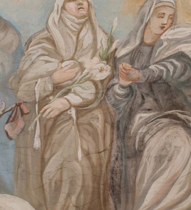 Zdjęcie nr 128: Iluzjonistyczną dekoracją malarską pokryto ściany kaplicy oraz strefę ponadcokołową: ściany tarczowe, pendentywy wokół stiukowych kartuszy herbowych oraz czaszę kopuły i wnętrze latarni. Ściany dolnej części podzielono na dwie strefy. Dolną tworzą zlokalizowane w narożach ścian iluzjonistycznie malowane pary nisz o konchach wypełnionych muszlą. W niszach ukazano osiem stojących frontalnie postaci starców, bez atrybutów i nimbów. Zapewne w ten sposób przedstawiono proroków lub apostołów. Każda z postaci ubrana jest w tunikę oraz płaszcz. Różnicuje je jedynie układ rąk, sposób kształtowania zarostu oraz kolorystyka szat. W drugiej strefie w przyłuczach arkad ukazano całopostaciowe przedstawienia uskrzydlonych aniołów trzymających narzędzia męki Pańskiej. Na ścianie wschodniej anioł prezentuje chustę Weroniki (z prawej) oraz latarnię (z lewej). Po bokach wejścia do kaplicy na ścianie północnej po prawej stronie anioł trzyma lancę i koronę cierniową, a po lewej krzyż. Z kolei na ścianie wschodniej po prawej ukazano anioła z drabiną, a po lewej z gąbką na trzcinie. Natomiast na ścianie południowej, po obu stronach zwieńczenia nagrobka, przedstawiono z prawej anioła z włócznią, a po lewej anioła z wiązką do biczowania. W tej strefie bezpośrednio przy łukach arkad wyobrażono leżące postacie geniuszy malowanych w technice en grisaille. Pod arkadą na ścianie wschodniej (ołtarzowej), ukazano dolną część owalnego jasno ugrowego baldachimu z lambrekinem i zielone, opadające paludamentum, rozsuwane kotarowo przez dwa uskrzydlone anioły. Dekoracja stanowi oprawę dla wiszącego tu obrazu Matki Boskiej z Dzieciątkiem w bogato rzeźbionej ramie. Z kolei na ścianie zachodniej wyobrażono monumentalną scenę Zdjęcia z krzyża. Jest to zwarta kompozycja ogniskująca się na wysokim drewnianym krzyżu, z którego ściągane jest martwe ciało Chrystusa. Z dwóch stron dłuższych ramion krzyż podtrzymują dwaj aniołowie. Ciało Jezusa opuszczane jest na białym pasie tkaniny przewiązanym pod jego ramionami. Chrystus ze zwisającą głową ma ręce ułożone wzdłuż ciała. Biodra przepasane ma białym perizonium. Jego skrzyżowane nogi są ugięte i jeszcze przybite gwoździem do krzyża. Gwóźdź wyciąga z nich obcęgami mężczyzna w niebieskiej, podwiniętej koszuli. Ciało opuszczają dwaj mężczyźni widoczni za poprzecznymi ramionami krzyża, trzymający końce taśmy. Człowiek z lewej strony w niebieskiej koszuli dodatkowo odbiera drugą białą taśmę od mężczyzny ubranego w szaroczarny strój. Osoba ta stoi na drabinie opartej o poprzeczne ramię krzyża. Drugi mężczyzna za krzyżem, w brązowej koszuli, lewą ręką trzyma koniec taśmy, a w uniesionej prawej młotek. Ciało Zbawiciela podtrzymuje lewą ręką kolejny mężczyzna stojący tyłem do widza na drugiej drabinie opartej o lewe ramię krzyża. Jest on ubrany w krótkie brązowe spodenki i bladozieloną koszulę. Pod krzyżem stoi zwarta siedmioosobowa grupa. Najprawdopodobniej z prawej strony ukazano św. Jana i Matkę Boską, na środku dwóch żołnierzy w ostro zakończonych hełmach, dwie kobiety, w tym zapewne Marię Magdalenę i starca widocznego z lewej strony kompozycji. Na ścianach tarczowych nad gzymsem wyobrażono po bokach okrągłych okien siedzących czterech ewangelistów i czterech ojców Kościoła. Na ścianie wschodniej znalazł się z prawej św. Jan z orłem, który w dziobie trzyma złoty kałamarz, a po lewej św. Mateusz rozmawiający z aniołem. Z kolei na ścianie południowej po lewej stronie przedstawiono św. Marka z lwem oraz św. Ambrożego trzymającego w prawej ręce naczynie z wylewającym się miodem. Na ścianie zachodniej z lewej znalazł się czytający św. Augustyn z sercem na dłoni, a z prawej św. Grzegorz Wielki z widoczną za nim tiarą i sową. Na ścianie północnej po lewej ukazano św. Hieronima z leżącym lwem, a po prawej stronie św. Łukasz z wołem. W pendentywach wykonano malarską dekorację w formie wijącej się wstęgi, na tle której widnieją stiukowe kartusze rollwerkowe, o owalnych kaboszonowych polach czwórdzielnych w krzyż. Po stronie wschodniej w pendentywach znajdują się dwa puste kartusze z niezachowanymi herbami. Natomiast herby zachowały się w pendentywach po stronie zachodniej. Na pendentywie północno-zachodnim: Jastrzębiec, Nowina, Gozdawa, Pobóg, a na południowo-zachodnim Gryf, Kotwicz, Kotwicz, Zabawa. W kopule wyobrażono Koronację Matki Boskiej adorowanej przez różnych świętych. Scenę koronacji Marii przez Trójcę Świętą przedstawiono w części wschodniej czaszy. Ukazana frontalnie Maria klęczy ze złożonymi rękami do modlitwy na obłokach. Ma owalną twarz okoloną jasnymi długimi włosami rozsypującymi się na jej ramiona. Na uniesionej ku górze głowie ma ubraną zsuwającą się białą chustę okrywającą włosy. Madonna ubrana jest w zasłaniający jej ramiona bladoniebieski płaszcz, opadający po bokach na obłoki. Nieznacznie wyżej z prawej strony na obłokach siedzi Bóg Ojciec. Wyobrażono go w trzech czwartych w prawo. Jest to starszy mężczyzna o siwych włosach i brodzie. W wyciągniętej prawej ręce nad głową Marii wraz z Chrystusem trzyma złotą koronę w typie zamkniętym. Z kolei w lewej podtrzymuje glob ze złotym krzyżykiem. Bóg Ojciec na głowie ma tiarę papieską. Ubrany jest w szaro-niebieską szatę oraz wzorzystą złotą kapę narzuconą na ramiona i spiętą pod szyją klamrą, z połami okrywającymi nogi. Naprzeciwko siedzi Chrystus widoczny w trzech czwartych w lewo z twarzą ukazaną w profilu. W wyciągniętej prawej ręce trzyma wraz z Bogiem Ojcem koronę, a lewą podtrzymuje złote berło. Chrystus ma jasne włosy opadające puklami na ramiona i podobną krótką brodę. Na głowie ma otwartą złotą koronę. Został przedstawiony z nagim torsem, na którym zaznaczono przebity bok. Jego postać otacza narzucony na ramiona bladoczerwony całun udrapowany w formie płaszcza. Nad koroną bliżej głowy Boga Ojca widoczna jest gołębica Ducha Świętego otoczona świetlistym otokiem. Ponad sceną koronacji wokół otworu do latarni wyobrażono wirujące złocisto-szare obłoki, na tle których widać uskrzydlone główki aniołków oraz postacie mniejszych i większych aniołków, które muzykują na różnych instrumentach, bądź też trzymają gałązki palmowe lub kwiaty albo kwiaty rozsypują. Uskrzydlone główki aniołków widoczne są także pośród obłoków, na których klęczy Madonna. Z prawej strony koronacji wyobrażono dwóch biskupów. Starszy, być może św. Wojciech, został przedstawiony w postawie półklęczącej w trzech czwartych w lewo. Prawą ręką zdaje się wskazywać na scenę koronacji, lewą zaś przyciska do piersi. Ma odkrytą głowę z widocznymi siwymi włosami i taką samą brodą. Ubrany jest w niebiesko-zielonkawą kapę ze złotym kapturem zakończonym chwostem. Na ziemi przy jego stopie widoczna jest złota infuła. Świętemu przyglądają się dwaj aniołowie widoczni z tyłu. Za nim klęczy młodszy biskup z leżącym przy nim na ziemi pastorałem i mieczem. Zapewne jest to św. Stanisław ze Szczepanowa. Święty ukazany został frontalnie z prawą ręką przyciśniętą do piersi, a z lewą nieznacznie odsuniętą w bok. Ma pociągłą twarz o krótkich jasnych włosach i podobnym zaroście. Ubrany jest w albę oraz szaro-bordową kapę o złotym kapturze. Przy jego kolanach stoi złota infuła, a za nim widoczny jest anioł z gałązką palmową. Za św. Stanisławem w rozwianych szatach klęczy św. Jadwiga Śląska, którą identyfikuje bryła kościoła widoczna przy jej stopach. Postać Jadwigi ukazano w profilu z założonymi rękami przed sobą. Na głowie ma niewielką złotą koronę, spod której widoczna jest biała chusta okrywająca włosy. Ubrana jest w bladoczerwoną suknię przepasaną w talii i narzucony na ramiona bladoszkarłatny płaszcz z gronostajowym kołnierzem i obszyciem. Za św. Jadwigą stoi inna święta z odsłoniętą lewą ręką wspartą o bok. Brak atrybutu nie pozwala na jej identyfikację. Ukazano ją w trzech czwartych w prawo z głową w profilu. Ma owalną twarz z wydatnym nosem. Na głowie ma niewielką złotą koronę, spod której widać jasną chustę okrywającą włosy. Ubrana jest w złocisto-szarą suknię z krótkimi rękawami i bladoczerwony rozwiany płaszcz. Pomiędzy obiema kobietami widać dwie postacie uskrzydlonych aniołów. Za świętymi siedzi z otwartą księgą wyobrażony frontalnie św. Jana Kanty. Jest to mężczyzna w średnim wieku z wysokim czołem, krótkimi brązowymi włosami i podobną brodą. Ubrany jest w bladofioletową togę akademicką z gronostajową peleryną. Trzymana przez niego księga ma czerwone okładki. Obok św. Jana Kantego namalowano czteroosobową grupę starszych mężczyzn. Pierwszy z nich, ujętych w trzech czwartych w prawo, zdaje się przyklękając, odbierać prawą ręką palmę męczeństwa podawaną mu przez widocznego nad nim anioła. Lewą ma ułożoną wzdłuż ciała. Ma podłużną twarz widoczną z profilu, otoczoną białymi włosami i spiczastą białą brodą. Ubrany jest w rozwianą jasnobeżową szatę przewiązaną w pasie i taki sam płaszcz narzucony na prawe ramię. Lewy rękaw tuniki jest podciągnięty, odsłaniając przedramię ręki. Na lewej nodze widoczny jest sandał. Za nim przedstawiono klęczącego w ujęciu trzech czwartych w lewo zakonnika eremitę, być może św. Pawła Pustelnika w białym habicie paulińskim. Zakonnik na wysokości bioder ma rozsunięte ręce. Jego twarz o wydatnym nosie otacza krzaczasta, długa, biała broda oraz białe włosy. W głębi za nim częściowo widać dwóch innych brodatych mężczyzn w beżowych szatach. Jeden z nich trzyma w dłoni palmę. W niewielkiej odległości za grupą mężczyzn na pierwszym planie klęczy na obłoku ukazany frontalnie św. Jacek. W rękach uniesionych na wysokości piersi trzyma wieżycową, złotą monstrancję i figurę Matki Boskiej. Dominikanin został przedstawiony z wysokim łysym czołem i wianuszkiem siwiejących włosów. Jego pociągła twarz o wyrazistym nosie i wąskich, nieznacznie zaciśniętych ustach pozbawiona jest zarostu. Ubrany jest w dominikański habit z czarnoniebieskim płaszczem. Z lewej strony sceny koronacji namalowano grupę czterech świętych. Na pierwszym planie widać klęczącego św. Stanisława Kostkę, wspartego na długim kiju z przywiązanym do niego węzełkiem. Święty został przedstawiony w profilu. Ma młodzieńczą, owalną twarz z krótkimi brązowymi włosami i rumianymi policzkami. Ubrany jest w bladobeżowy płaszcz, spod którego widać jasnoseledynową szatę. Za Stanisławem Kostką wyłania się w półpostaci św. Jan Nepomucen z drewnianym krzyżem podtrzymywanym lewą ręką. Jest to dojrzały mężczyzna o pociągłej twarzy, z brązowymi włosami i brodą. Z prawej strony św. Stanisława Kostki ukazano stojące dwie zakonnice, św. Kingę i zapewne bł. Salomeę. Kingę ukazano frontalnie w kontrapoście z głową uniesioną ku niebu w jasnobeżowym habicie klaryski wpadającym w brąz. Księżna prawą ręką przyciska do piersi bryłę soli, a w opuszczonej lewej trzyma kwiat lilii. U jej stóp widać model kościoła klasztornego w Starym Sączu. Obok stoi najprawdopodobniej bł. Salomea. Ukazano ją w mocnym kontrapoście, z dłońmi splecionymi na piersi i spojrzeniem skierowanym ku ziemi. Ubrana jest w rozwiany szaroniebieski habit i jasny welon. Wnętrze latarni wypełniają uskrzydlone głowy aniołków na tle złocisto-szarych obłoków.    







