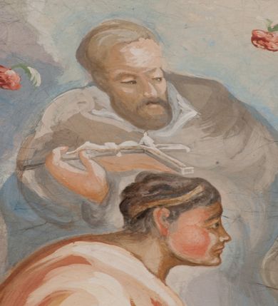 Zdjęcie nr 131: Iluzjonistyczną dekoracją malarską pokryto ściany kaplicy oraz strefę ponadcokołową: ściany tarczowe, pendentywy wokół stiukowych kartuszy herbowych oraz czaszę kopuły i wnętrze latarni. Ściany dolnej części podzielono na dwie strefy. Dolną tworzą zlokalizowane w narożach ścian iluzjonistycznie malowane pary nisz o konchach wypełnionych muszlą. W niszach ukazano osiem stojących frontalnie postaci starców, bez atrybutów i nimbów. Zapewne w ten sposób przedstawiono proroków lub apostołów. Każda z postaci ubrana jest w tunikę oraz płaszcz. Różnicuje je jedynie układ rąk, sposób kształtowania zarostu oraz kolorystyka szat. W drugiej strefie w przyłuczach arkad ukazano całopostaciowe przedstawienia uskrzydlonych aniołów trzymających narzędzia męki Pańskiej. Na ścianie wschodniej anioł prezentuje chustę Weroniki (z prawej) oraz latarnię (z lewej). Po bokach wejścia do kaplicy na ścianie północnej po prawej stronie anioł trzyma lancę i koronę cierniową, a po lewej krzyż. Z kolei na ścianie wschodniej po prawej ukazano anioła z drabiną, a po lewej z gąbką na trzcinie. Natomiast na ścianie południowej, po obu stronach zwieńczenia nagrobka, przedstawiono z prawej anioła z włócznią, a po lewej anioła z wiązką do biczowania. W tej strefie bezpośrednio przy łukach arkad wyobrażono leżące postacie geniuszy malowanych w technice en grisaille. Pod arkadą na ścianie wschodniej (ołtarzowej), ukazano dolną część owalnego jasno ugrowego baldachimu z lambrekinem i zielone, opadające paludamentum, rozsuwane kotarowo przez dwa uskrzydlone anioły. Dekoracja stanowi oprawę dla wiszącego tu obrazu Matki Boskiej z Dzieciątkiem w bogato rzeźbionej ramie. Z kolei na ścianie zachodniej wyobrażono monumentalną scenę Zdjęcia z krzyża. Jest to zwarta kompozycja ogniskująca się na wysokim drewnianym krzyżu, z którego ściągane jest martwe ciało Chrystusa. Z dwóch stron dłuższych ramion krzyż podtrzymują dwaj aniołowie. Ciało Jezusa opuszczane jest na białym pasie tkaniny przewiązanym pod jego ramionami. Chrystus ze zwisającą głową ma ręce ułożone wzdłuż ciała. Biodra przepasane ma białym perizonium. Jego skrzyżowane nogi są ugięte i jeszcze przybite gwoździem do krzyża. Gwóźdź wyciąga z nich obcęgami mężczyzna w niebieskiej, podwiniętej koszuli. Ciało opuszczają dwaj mężczyźni widoczni za poprzecznymi ramionami krzyża, trzymający końce taśmy. Człowiek z lewej strony w niebieskiej koszuli dodatkowo odbiera drugą białą taśmę od mężczyzny ubranego w szaroczarny strój. Osoba ta stoi na drabinie opartej o poprzeczne ramię krzyża. Drugi mężczyzna za krzyżem, w brązowej koszuli, lewą ręką trzyma koniec taśmy, a w uniesionej prawej młotek. Ciało Zbawiciela podtrzymuje lewą ręką kolejny mężczyzna stojący tyłem do widza na drugiej drabinie opartej o lewe ramię krzyża. Jest on ubrany w krótkie brązowe spodenki i bladozieloną koszulę. Pod krzyżem stoi zwarta siedmioosobowa grupa. Najprawdopodobniej z prawej strony ukazano św. Jana i Matkę Boską, na środku dwóch żołnierzy w ostro zakończonych hełmach, dwie kobiety, w tym zapewne Marię Magdalenę i starca widocznego z lewej strony kompozycji. Na ścianach tarczowych nad gzymsem wyobrażono po bokach okrągłych okien siedzących czterech ewangelistów i czterech ojców Kościoła. Na ścianie wschodniej znalazł się z prawej św. Jan z orłem, który w dziobie trzyma złoty kałamarz, a po lewej św. Mateusz rozmawiający z aniołem. Z kolei na ścianie południowej po lewej stronie przedstawiono św. Marka z lwem oraz św. Ambrożego trzymającego w prawej ręce naczynie z wylewającym się miodem. Na ścianie zachodniej z lewej znalazł się czytający św. Augustyn z sercem na dłoni, a z prawej św. Grzegorz Wielki z widoczną za nim tiarą i sową. Na ścianie północnej po lewej ukazano św. Hieronima z leżącym lwem, a po prawej stronie św. Łukasz z wołem. W pendentywach wykonano malarską dekorację w formie wijącej się wstęgi, na tle której widnieją stiukowe kartusze rollwerkowe, o owalnych kaboszonowych polach czwórdzielnych w krzyż. Po stronie wschodniej w pendentywach znajdują się dwa puste kartusze z niezachowanymi herbami. Natomiast herby zachowały się w pendentywach po stronie zachodniej. Na pendentywie północno-zachodnim: Jastrzębiec, Nowina, Gozdawa, Pobóg, a na południowo-zachodnim Gryf, Kotwicz, Kotwicz, Zabawa. W kopule wyobrażono Koronację Matki Boskiej adorowanej przez różnych świętych. Scenę koronacji Marii przez Trójcę Świętą przedstawiono w części wschodniej czaszy. Ukazana frontalnie Maria klęczy ze złożonymi rękami do modlitwy na obłokach. Ma owalną twarz okoloną jasnymi długimi włosami rozsypującymi się na jej ramiona. Na uniesionej ku górze głowie ma ubraną zsuwającą się białą chustę okrywającą włosy. Madonna ubrana jest w zasłaniający jej ramiona bladoniebieski płaszcz, opadający po bokach na obłoki. Nieznacznie wyżej z prawej strony na obłokach siedzi Bóg Ojciec. Wyobrażono go w trzech czwartych w prawo. Jest to starszy mężczyzna o siwych włosach i brodzie. W wyciągniętej prawej ręce nad głową Marii wraz z Chrystusem trzyma złotą koronę w typie zamkniętym. Z kolei w lewej podtrzymuje glob ze złotym krzyżykiem. Bóg Ojciec na głowie ma tiarę papieską. Ubrany jest w szaro-niebieską szatę oraz wzorzystą złotą kapę narzuconą na ramiona i spiętą pod szyją klamrą, z połami okrywającymi nogi. Naprzeciwko siedzi Chrystus widoczny w trzech czwartych w lewo z twarzą ukazaną w profilu. W wyciągniętej prawej ręce trzyma wraz z Bogiem Ojcem koronę, a lewą podtrzymuje złote berło. Chrystus ma jasne włosy opadające puklami na ramiona i podobną krótką brodę. Na głowie ma otwartą złotą koronę. Został przedstawiony z nagim torsem, na którym zaznaczono przebity bok. Jego postać otacza narzucony na ramiona bladoczerwony całun udrapowany w formie płaszcza. Nad koroną bliżej głowy Boga Ojca widoczna jest gołębica Ducha Świętego otoczona świetlistym otokiem. Ponad sceną koronacji wokół otworu do latarni wyobrażono wirujące złocisto-szare obłoki, na tle których widać uskrzydlone główki aniołków oraz postacie mniejszych i większych aniołków, które muzykują na różnych instrumentach, bądź też trzymają gałązki palmowe lub kwiaty albo kwiaty rozsypują. Uskrzydlone główki aniołków widoczne są także pośród obłoków, na których klęczy Madonna. Z prawej strony koronacji wyobrażono dwóch biskupów. Starszy, być może św. Wojciech, został przedstawiony w postawie półklęczącej w trzech czwartych w lewo. Prawą ręką zdaje się wskazywać na scenę koronacji, lewą zaś przyciska do piersi. Ma odkrytą głowę z widocznymi siwymi włosami i taką samą brodą. Ubrany jest w niebiesko-zielonkawą kapę ze złotym kapturem zakończonym chwostem. Na ziemi przy jego stopie widoczna jest złota infuła. Świętemu przyglądają się dwaj aniołowie widoczni z tyłu. Za nim klęczy młodszy biskup z leżącym przy nim na ziemi pastorałem i mieczem. Zapewne jest to św. Stanisław ze Szczepanowa. Święty ukazany został frontalnie z prawą ręką przyciśniętą do piersi, a z lewą nieznacznie odsuniętą w bok. Ma pociągłą twarz o krótkich jasnych włosach i podobnym zaroście. Ubrany jest w albę oraz szaro-bordową kapę o złotym kapturze. Przy jego kolanach stoi złota infuła, a za nim widoczny jest anioł z gałązką palmową. Za św. Stanisławem w rozwianych szatach klęczy św. Jadwiga Śląska, którą identyfikuje bryła kościoła widoczna przy jej stopach. Postać Jadwigi ukazano w profilu z założonymi rękami przed sobą. Na głowie ma niewielką złotą koronę, spod której widoczna jest biała chusta okrywająca włosy. Ubrana jest w bladoczerwoną suknię przepasaną w talii i narzucony na ramiona bladoszkarłatny płaszcz z gronostajowym kołnierzem i obszyciem. Za św. Jadwigą stoi inna święta z odsłoniętą lewą ręką wspartą o bok. Brak atrybutu nie pozwala na jej identyfikację. Ukazano ją w trzech czwartych w prawo z głową w profilu. Ma owalną twarz z wydatnym nosem. Na głowie ma niewielką złotą koronę, spod której widać jasną chustę okrywającą włosy. Ubrana jest w złocisto-szarą suknię z krótkimi rękawami i bladoczerwony rozwiany płaszcz. Pomiędzy obiema kobietami widać dwie postacie uskrzydlonych aniołów. Za świętymi siedzi z otwartą księgą wyobrażony frontalnie św. Jana Kanty. Jest to mężczyzna w średnim wieku z wysokim czołem, krótkimi brązowymi włosami i podobną brodą. Ubrany jest w bladofioletową togę akademicką z gronostajową peleryną. Trzymana przez niego księga ma czerwone okładki. Obok św. Jana Kantego namalowano czteroosobową grupę starszych mężczyzn. Pierwszy z nich, ujętych w trzech czwartych w prawo, zdaje się przyklękając, odbierać prawą ręką palmę męczeństwa podawaną mu przez widocznego nad nim anioła. Lewą ma ułożoną wzdłuż ciała. Ma podłużną twarz widoczną z profilu, otoczoną białymi włosami i spiczastą białą brodą. Ubrany jest w rozwianą jasnobeżową szatę przewiązaną w pasie i taki sam płaszcz narzucony na prawe ramię. Lewy rękaw tuniki jest podciągnięty, odsłaniając przedramię ręki. Na lewej nodze widoczny jest sandał. Za nim przedstawiono klęczącego w ujęciu trzech czwartych w lewo zakonnika eremitę, być może św. Pawła Pustelnika w białym habicie paulińskim. Zakonnik na wysokości bioder ma rozsunięte ręce. Jego twarz o wydatnym nosie otacza krzaczasta, długa, biała broda oraz białe włosy. W głębi za nim częściowo widać dwóch innych brodatych mężczyzn w beżowych szatach. Jeden z nich trzyma w dłoni palmę. W niewielkiej odległości za grupą mężczyzn na pierwszym planie klęczy na obłoku ukazany frontalnie św. Jacek. W rękach uniesionych na wysokości piersi trzyma wieżycową, złotą monstrancję i figurę Matki Boskiej. Dominikanin został przedstawiony z wysokim łysym czołem i wianuszkiem siwiejących włosów. Jego pociągła twarz o wyrazistym nosie i wąskich, nieznacznie zaciśniętych ustach pozbawiona jest zarostu. Ubrany jest w dominikański habit z czarnoniebieskim płaszczem. Z lewej strony sceny koronacji namalowano grupę czterech świętych. Na pierwszym planie widać klęczącego św. Stanisława Kostkę, wspartego na długim kiju z przywiązanym do niego węzełkiem. Święty został przedstawiony w profilu. Ma młodzieńczą, owalną twarz z krótkimi brązowymi włosami i rumianymi policzkami. Ubrany jest w bladobeżowy płaszcz, spod którego widać jasnoseledynową szatę. Za Stanisławem Kostką wyłania się w półpostaci św. Jan Nepomucen z drewnianym krzyżem podtrzymywanym lewą ręką. Jest to dojrzały mężczyzna o pociągłej twarzy, z brązowymi włosami i brodą. Z prawej strony św. Stanisława Kostki ukazano stojące dwie zakonnice, św. Kingę i zapewne bł. Salomeę. Kingę ukazano frontalnie w kontrapoście z głową uniesioną ku niebu w jasnobeżowym habicie klaryski wpadającym w brąz. Księżna prawą ręką przyciska do piersi bryłę soli, a w opuszczonej lewej trzyma kwiat lilii. U jej stóp widać model kościoła klasztornego w Starym Sączu. Obok stoi najprawdopodobniej bł. Salomea. Ukazano ją w mocnym kontrapoście, z dłońmi splecionymi na piersi i spojrzeniem skierowanym ku ziemi. Ubrana jest w rozwiany szaroniebieski habit i jasny welon. Wnętrze latarni wypełniają uskrzydlone głowy aniołków na tle złocisto-szarych obłoków.    







