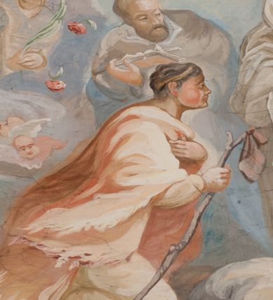 Zdjęcie nr 132: Iluzjonistyczną dekoracją malarską pokryto ściany kaplicy oraz strefę ponadcokołową: ściany tarczowe, pendentywy wokół stiukowych kartuszy herbowych oraz czaszę kopuły i wnętrze latarni. Ściany dolnej części podzielono na dwie strefy. Dolną tworzą zlokalizowane w narożach ścian iluzjonistycznie malowane pary nisz o konchach wypełnionych muszlą. W niszach ukazano osiem stojących frontalnie postaci starców, bez atrybutów i nimbów. Zapewne w ten sposób przedstawiono proroków lub apostołów. Każda z postaci ubrana jest w tunikę oraz płaszcz. Różnicuje je jedynie układ rąk, sposób kształtowania zarostu oraz kolorystyka szat. W drugiej strefie w przyłuczach arkad ukazano całopostaciowe przedstawienia uskrzydlonych aniołów trzymających narzędzia męki Pańskiej. Na ścianie wschodniej anioł prezentuje chustę Weroniki (z prawej) oraz latarnię (z lewej). Po bokach wejścia do kaplicy na ścianie północnej po prawej stronie anioł trzyma lancę i koronę cierniową, a po lewej krzyż. Z kolei na ścianie wschodniej po prawej ukazano anioła z drabiną, a po lewej z gąbką na trzcinie. Natomiast na ścianie południowej, po obu stronach zwieńczenia nagrobka, przedstawiono z prawej anioła z włócznią, a po lewej anioła z wiązką do biczowania. W tej strefie bezpośrednio przy łukach arkad wyobrażono leżące postacie geniuszy malowanych w technice en grisaille. Pod arkadą na ścianie wschodniej (ołtarzowej), ukazano dolną część owalnego jasno ugrowego baldachimu z lambrekinem i zielone, opadające paludamentum, rozsuwane kotarowo przez dwa uskrzydlone anioły. Dekoracja stanowi oprawę dla wiszącego tu obrazu Matki Boskiej z Dzieciątkiem w bogato rzeźbionej ramie. Z kolei na ścianie zachodniej wyobrażono monumentalną scenę Zdjęcia z krzyża. Jest to zwarta kompozycja ogniskująca się na wysokim drewnianym krzyżu, z którego ściągane jest martwe ciało Chrystusa. Z dwóch stron dłuższych ramion krzyż podtrzymują dwaj aniołowie. Ciało Jezusa opuszczane jest na białym pasie tkaniny przewiązanym pod jego ramionami. Chrystus ze zwisającą głową ma ręce ułożone wzdłuż ciała. Biodra przepasane ma białym perizonium. Jego skrzyżowane nogi są ugięte i jeszcze przybite gwoździem do krzyża. Gwóźdź wyciąga z nich obcęgami mężczyzna w niebieskiej, podwiniętej koszuli. Ciało opuszczają dwaj mężczyźni widoczni za poprzecznymi ramionami krzyża, trzymający końce taśmy. Człowiek z lewej strony w niebieskiej koszuli dodatkowo odbiera drugą białą taśmę od mężczyzny ubranego w szaroczarny strój. Osoba ta stoi na drabinie opartej o poprzeczne ramię krzyża. Drugi mężczyzna za krzyżem, w brązowej koszuli, lewą ręką trzyma koniec taśmy, a w uniesionej prawej młotek. Ciało Zbawiciela podtrzymuje lewą ręką kolejny mężczyzna stojący tyłem do widza na drugiej drabinie opartej o lewe ramię krzyża. Jest on ubrany w krótkie brązowe spodenki i bladozieloną koszulę. Pod krzyżem stoi zwarta siedmioosobowa grupa. Najprawdopodobniej z prawej strony ukazano św. Jana i Matkę Boską, na środku dwóch żołnierzy w ostro zakończonych hełmach, dwie kobiety, w tym zapewne Marię Magdalenę i starca widocznego z lewej strony kompozycji. Na ścianach tarczowych nad gzymsem wyobrażono po bokach okrągłych okien siedzących czterech ewangelistów i czterech ojców Kościoła. Na ścianie wschodniej znalazł się z prawej św. Jan z orłem, który w dziobie trzyma złoty kałamarz, a po lewej św. Mateusz rozmawiający z aniołem. Z kolei na ścianie południowej po lewej stronie przedstawiono św. Marka z lwem oraz św. Ambrożego trzymającego w prawej ręce naczynie z wylewającym się miodem. Na ścianie zachodniej z lewej znalazł się czytający św. Augustyn z sercem na dłoni, a z prawej św. Grzegorz Wielki z widoczną za nim tiarą i sową. Na ścianie północnej po lewej ukazano św. Hieronima z leżącym lwem, a po prawej stronie św. Łukasz z wołem. W pendentywach wykonano malarską dekorację w formie wijącej się wstęgi, na tle której widnieją stiukowe kartusze rollwerkowe, o owalnych kaboszonowych polach czwórdzielnych w krzyż. Po stronie wschodniej w pendentywach znajdują się dwa puste kartusze z niezachowanymi herbami. Natomiast herby zachowały się w pendentywach po stronie zachodniej. Na pendentywie północno-zachodnim: Jastrzębiec, Nowina, Gozdawa, Pobóg, a na południowo-zachodnim Gryf, Kotwicz, Kotwicz, Zabawa. W kopule wyobrażono Koronację Matki Boskiej adorowanej przez różnych świętych. Scenę koronacji Marii przez Trójcę Świętą przedstawiono w części wschodniej czaszy. Ukazana frontalnie Maria klęczy ze złożonymi rękami do modlitwy na obłokach. Ma owalną twarz okoloną jasnymi długimi włosami rozsypującymi się na jej ramiona. Na uniesionej ku górze głowie ma ubraną zsuwającą się białą chustę okrywającą włosy. Madonna ubrana jest w zasłaniający jej ramiona bladoniebieski płaszcz, opadający po bokach na obłoki. Nieznacznie wyżej z prawej strony na obłokach siedzi Bóg Ojciec. Wyobrażono go w trzech czwartych w prawo. Jest to starszy mężczyzna o siwych włosach i brodzie. W wyciągniętej prawej ręce nad głową Marii wraz z Chrystusem trzyma złotą koronę w typie zamkniętym. Z kolei w lewej podtrzymuje glob ze złotym krzyżykiem. Bóg Ojciec na głowie ma tiarę papieską. Ubrany jest w szaro-niebieską szatę oraz wzorzystą złotą kapę narzuconą na ramiona i spiętą pod szyją klamrą, z połami okrywającymi nogi. Naprzeciwko siedzi Chrystus widoczny w trzech czwartych w lewo z twarzą ukazaną w profilu. W wyciągniętej prawej ręce trzyma wraz z Bogiem Ojcem koronę, a lewą podtrzymuje złote berło. Chrystus ma jasne włosy opadające puklami na ramiona i podobną krótką brodę. Na głowie ma otwartą złotą koronę. Został przedstawiony z nagim torsem, na którym zaznaczono przebity bok. Jego postać otacza narzucony na ramiona bladoczerwony całun udrapowany w formie płaszcza. Nad koroną bliżej głowy Boga Ojca widoczna jest gołębica Ducha Świętego otoczona świetlistym otokiem. Ponad sceną koronacji wokół otworu do latarni wyobrażono wirujące złocisto-szare obłoki, na tle których widać uskrzydlone główki aniołków oraz postacie mniejszych i większych aniołków, które muzykują na różnych instrumentach, bądź też trzymają gałązki palmowe lub kwiaty albo kwiaty rozsypują. Uskrzydlone główki aniołków widoczne są także pośród obłoków, na których klęczy Madonna. Z prawej strony koronacji wyobrażono dwóch biskupów. Starszy, być może św. Wojciech, został przedstawiony w postawie półklęczącej w trzech czwartych w lewo. Prawą ręką zdaje się wskazywać na scenę koronacji, lewą zaś przyciska do piersi. Ma odkrytą głowę z widocznymi siwymi włosami i taką samą brodą. Ubrany jest w niebiesko-zielonkawą kapę ze złotym kapturem zakończonym chwostem. Na ziemi przy jego stopie widoczna jest złota infuła. Świętemu przyglądają się dwaj aniołowie widoczni z tyłu. Za nim klęczy młodszy biskup z leżącym przy nim na ziemi pastorałem i mieczem. Zapewne jest to św. Stanisław ze Szczepanowa. Święty ukazany został frontalnie z prawą ręką przyciśniętą do piersi, a z lewą nieznacznie odsuniętą w bok. Ma pociągłą twarz o krótkich jasnych włosach i podobnym zaroście. Ubrany jest w albę oraz szaro-bordową kapę o złotym kapturze. Przy jego kolanach stoi złota infuła, a za nim widoczny jest anioł z gałązką palmową. Za św. Stanisławem w rozwianych szatach klęczy św. Jadwiga Śląska, którą identyfikuje bryła kościoła widoczna przy jej stopach. Postać Jadwigi ukazano w profilu z założonymi rękami przed sobą. Na głowie ma niewielką złotą koronę, spod której widoczna jest biała chusta okrywająca włosy. Ubrana jest w bladoczerwoną suknię przepasaną w talii i narzucony na ramiona bladoszkarłatny płaszcz z gronostajowym kołnierzem i obszyciem. Za św. Jadwigą stoi inna święta z odsłoniętą lewą ręką wspartą o bok. Brak atrybutu nie pozwala na jej identyfikację. Ukazano ją w trzech czwartych w prawo z głową w profilu. Ma owalną twarz z wydatnym nosem. Na głowie ma niewielką złotą koronę, spod której widać jasną chustę okrywającą włosy. Ubrana jest w złocisto-szarą suknię z krótkimi rękawami i bladoczerwony rozwiany płaszcz. Pomiędzy obiema kobietami widać dwie postacie uskrzydlonych aniołów. Za świętymi siedzi z otwartą księgą wyobrażony frontalnie św. Jana Kanty. Jest to mężczyzna w średnim wieku z wysokim czołem, krótkimi brązowymi włosami i podobną brodą. Ubrany jest w bladofioletową togę akademicką z gronostajową peleryną. Trzymana przez niego księga ma czerwone okładki. Obok św. Jana Kantego namalowano czteroosobową grupę starszych mężczyzn. Pierwszy z nich, ujętych w trzech czwartych w prawo, zdaje się przyklękając, odbierać prawą ręką palmę męczeństwa podawaną mu przez widocznego nad nim anioła. Lewą ma ułożoną wzdłuż ciała. Ma podłużną twarz widoczną z profilu, otoczoną białymi włosami i spiczastą białą brodą. Ubrany jest w rozwianą jasnobeżową szatę przewiązaną w pasie i taki sam płaszcz narzucony na prawe ramię. Lewy rękaw tuniki jest podciągnięty, odsłaniając przedramię ręki. Na lewej nodze widoczny jest sandał. Za nim przedstawiono klęczącego w ujęciu trzech czwartych w lewo zakonnika eremitę, być może św. Pawła Pustelnika w białym habicie paulińskim. Zakonnik na wysokości bioder ma rozsunięte ręce. Jego twarz o wydatnym nosie otacza krzaczasta, długa, biała broda oraz białe włosy. W głębi za nim częściowo widać dwóch innych brodatych mężczyzn w beżowych szatach. Jeden z nich trzyma w dłoni palmę. W niewielkiej odległości za grupą mężczyzn na pierwszym planie klęczy na obłoku ukazany frontalnie św. Jacek. W rękach uniesionych na wysokości piersi trzyma wieżycową, złotą monstrancję i figurę Matki Boskiej. Dominikanin został przedstawiony z wysokim łysym czołem i wianuszkiem siwiejących włosów. Jego pociągła twarz o wyrazistym nosie i wąskich, nieznacznie zaciśniętych ustach pozbawiona jest zarostu. Ubrany jest w dominikański habit z czarnoniebieskim płaszczem. Z lewej strony sceny koronacji namalowano grupę czterech świętych. Na pierwszym planie widać klęczącego św. Stanisława Kostkę, wspartego na długim kiju z przywiązanym do niego węzełkiem. Święty został przedstawiony w profilu. Ma młodzieńczą, owalną twarz z krótkimi brązowymi włosami i rumianymi policzkami. Ubrany jest w bladobeżowy płaszcz, spod którego widać jasnoseledynową szatę. Za Stanisławem Kostką wyłania się w półpostaci św. Jan Nepomucen z drewnianym krzyżem podtrzymywanym lewą ręką. Jest to dojrzały mężczyzna o pociągłej twarzy, z brązowymi włosami i brodą. Z prawej strony św. Stanisława Kostki ukazano stojące dwie zakonnice, św. Kingę i zapewne bł. Salomeę. Kingę ukazano frontalnie w kontrapoście z głową uniesioną ku niebu w jasnobeżowym habicie klaryski wpadającym w brąz. Księżna prawą ręką przyciska do piersi bryłę soli, a w opuszczonej lewej trzyma kwiat lilii. U jej stóp widać model kościoła klasztornego w Starym Sączu. Obok stoi najprawdopodobniej bł. Salomea. Ukazano ją w mocnym kontrapoście, z dłońmi splecionymi na piersi i spojrzeniem skierowanym ku ziemi. Ubrana jest w rozwiany szaroniebieski habit i jasny welon. Wnętrze latarni wypełniają uskrzydlone głowy aniołków na tle złocisto-szarych obłoków.    







