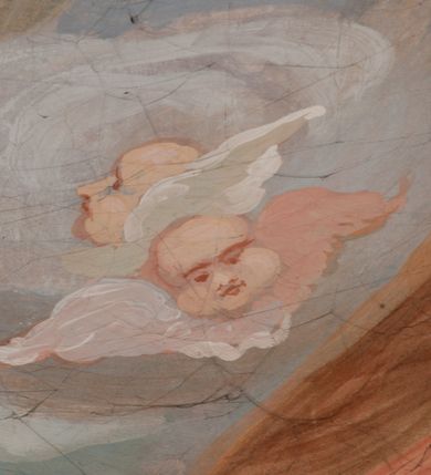 Zdjęcie nr 133: Iluzjonistyczną dekoracją malarską pokryto ściany kaplicy oraz strefę ponadcokołową: ściany tarczowe, pendentywy wokół stiukowych kartuszy herbowych oraz czaszę kopuły i wnętrze latarni. Ściany dolnej części podzielono na dwie strefy. Dolną tworzą zlokalizowane w narożach ścian iluzjonistycznie malowane pary nisz o konchach wypełnionych muszlą. W niszach ukazano osiem stojących frontalnie postaci starców, bez atrybutów i nimbów. Zapewne w ten sposób przedstawiono proroków lub apostołów. Każda z postaci ubrana jest w tunikę oraz płaszcz. Różnicuje je jedynie układ rąk, sposób kształtowania zarostu oraz kolorystyka szat. W drugiej strefie w przyłuczach arkad ukazano całopostaciowe przedstawienia uskrzydlonych aniołów trzymających narzędzia męki Pańskiej. Na ścianie wschodniej anioł prezentuje chustę Weroniki (z prawej) oraz latarnię (z lewej). Po bokach wejścia do kaplicy na ścianie północnej po prawej stronie anioł trzyma lancę i koronę cierniową, a po lewej krzyż. Z kolei na ścianie wschodniej po prawej ukazano anioła z drabiną, a po lewej z gąbką na trzcinie. Natomiast na ścianie południowej, po obu stronach zwieńczenia nagrobka, przedstawiono z prawej anioła z włócznią, a po lewej anioła z wiązką do biczowania. W tej strefie bezpośrednio przy łukach arkad wyobrażono leżące postacie geniuszy malowanych w technice en grisaille. Pod arkadą na ścianie wschodniej (ołtarzowej), ukazano dolną część owalnego jasno ugrowego baldachimu z lambrekinem i zielone, opadające paludamentum, rozsuwane kotarowo przez dwa uskrzydlone anioły. Dekoracja stanowi oprawę dla wiszącego tu obrazu Matki Boskiej z Dzieciątkiem w bogato rzeźbionej ramie. Z kolei na ścianie zachodniej wyobrażono monumentalną scenę Zdjęcia z krzyża. Jest to zwarta kompozycja ogniskująca się na wysokim drewnianym krzyżu, z którego ściągane jest martwe ciało Chrystusa. Z dwóch stron dłuższych ramion krzyż podtrzymują dwaj aniołowie. Ciało Jezusa opuszczane jest na białym pasie tkaniny przewiązanym pod jego ramionami. Chrystus ze zwisającą głową ma ręce ułożone wzdłuż ciała. Biodra przepasane ma białym perizonium. Jego skrzyżowane nogi są ugięte i jeszcze przybite gwoździem do krzyża. Gwóźdź wyciąga z nich obcęgami mężczyzna w niebieskiej, podwiniętej koszuli. Ciało opuszczają dwaj mężczyźni widoczni za poprzecznymi ramionami krzyża, trzymający końce taśmy. Człowiek z lewej strony w niebieskiej koszuli dodatkowo odbiera drugą białą taśmę od mężczyzny ubranego w szaroczarny strój. Osoba ta stoi na drabinie opartej o poprzeczne ramię krzyża. Drugi mężczyzna za krzyżem, w brązowej koszuli, lewą ręką trzyma koniec taśmy, a w uniesionej prawej młotek. Ciało Zbawiciela podtrzymuje lewą ręką kolejny mężczyzna stojący tyłem do widza na drugiej drabinie opartej o lewe ramię krzyża. Jest on ubrany w krótkie brązowe spodenki i bladozieloną koszulę. Pod krzyżem stoi zwarta siedmioosobowa grupa. Najprawdopodobniej z prawej strony ukazano św. Jana i Matkę Boską, na środku dwóch żołnierzy w ostro zakończonych hełmach, dwie kobiety, w tym zapewne Marię Magdalenę i starca widocznego z lewej strony kompozycji. Na ścianach tarczowych nad gzymsem wyobrażono po bokach okrągłych okien siedzących czterech ewangelistów i czterech ojców Kościoła. Na ścianie wschodniej znalazł się z prawej św. Jan z orłem, który w dziobie trzyma złoty kałamarz, a po lewej św. Mateusz rozmawiający z aniołem. Z kolei na ścianie południowej po lewej stronie przedstawiono św. Marka z lwem oraz św. Ambrożego trzymającego w prawej ręce naczynie z wylewającym się miodem. Na ścianie zachodniej z lewej znalazł się czytający św. Augustyn z sercem na dłoni, a z prawej św. Grzegorz Wielki z widoczną za nim tiarą i sową. Na ścianie północnej po lewej ukazano św. Hieronima z leżącym lwem, a po prawej stronie św. Łukasz z wołem. W pendentywach wykonano malarską dekorację w formie wijącej się wstęgi, na tle której widnieją stiukowe kartusze rollwerkowe, o owalnych kaboszonowych polach czwórdzielnych w krzyż. Po stronie wschodniej w pendentywach znajdują się dwa puste kartusze z niezachowanymi herbami. Natomiast herby zachowały się w pendentywach po stronie zachodniej. Na pendentywie północno-zachodnim: Jastrzębiec, Nowina, Gozdawa, Pobóg, a na południowo-zachodnim Gryf, Kotwicz, Kotwicz, Zabawa. W kopule wyobrażono Koronację Matki Boskiej adorowanej przez różnych świętych. Scenę koronacji Marii przez Trójcę Świętą przedstawiono w części wschodniej czaszy. Ukazana frontalnie Maria klęczy ze złożonymi rękami do modlitwy na obłokach. Ma owalną twarz okoloną jasnymi długimi włosami rozsypującymi się na jej ramiona. Na uniesionej ku górze głowie ma ubraną zsuwającą się białą chustę okrywającą włosy. Madonna ubrana jest w zasłaniający jej ramiona bladoniebieski płaszcz, opadający po bokach na obłoki. Nieznacznie wyżej z prawej strony na obłokach siedzi Bóg Ojciec. Wyobrażono go w trzech czwartych w prawo. Jest to starszy mężczyzna o siwych włosach i brodzie. W wyciągniętej prawej ręce nad głową Marii wraz z Chrystusem trzyma złotą koronę w typie zamkniętym. Z kolei w lewej podtrzymuje glob ze złotym krzyżykiem. Bóg Ojciec na głowie ma tiarę papieską. Ubrany jest w szaro-niebieską szatę oraz wzorzystą złotą kapę narzuconą na ramiona i spiętą pod szyją klamrą, z połami okrywającymi nogi. Naprzeciwko siedzi Chrystus widoczny w trzech czwartych w lewo z twarzą ukazaną w profilu. W wyciągniętej prawej ręce trzyma wraz z Bogiem Ojcem koronę, a lewą podtrzymuje złote berło. Chrystus ma jasne włosy opadające puklami na ramiona i podobną krótką brodę. Na głowie ma otwartą złotą koronę. Został przedstawiony z nagim torsem, na którym zaznaczono przebity bok. Jego postać otacza narzucony na ramiona bladoczerwony całun udrapowany w formie płaszcza. Nad koroną bliżej głowy Boga Ojca widoczna jest gołębica Ducha Świętego otoczona świetlistym otokiem. Ponad sceną koronacji wokół otworu do latarni wyobrażono wirujące złocisto-szare obłoki, na tle których widać uskrzydlone główki aniołków oraz postacie mniejszych i większych aniołków, które muzykują na różnych instrumentach, bądź też trzymają gałązki palmowe lub kwiaty albo kwiaty rozsypują. Uskrzydlone główki aniołków widoczne są także pośród obłoków, na których klęczy Madonna. Z prawej strony koronacji wyobrażono dwóch biskupów. Starszy, być może św. Wojciech, został przedstawiony w postawie półklęczącej w trzech czwartych w lewo. Prawą ręką zdaje się wskazywać na scenę koronacji, lewą zaś przyciska do piersi. Ma odkrytą głowę z widocznymi siwymi włosami i taką samą brodą. Ubrany jest w niebiesko-zielonkawą kapę ze złotym kapturem zakończonym chwostem. Na ziemi przy jego stopie widoczna jest złota infuła. Świętemu przyglądają się dwaj aniołowie widoczni z tyłu. Za nim klęczy młodszy biskup z leżącym przy nim na ziemi pastorałem i mieczem. Zapewne jest to św. Stanisław ze Szczepanowa. Święty ukazany został frontalnie z prawą ręką przyciśniętą do piersi, a z lewą nieznacznie odsuniętą w bok. Ma pociągłą twarz o krótkich jasnych włosach i podobnym zaroście. Ubrany jest w albę oraz szaro-bordową kapę o złotym kapturze. Przy jego kolanach stoi złota infuła, a za nim widoczny jest anioł z gałązką palmową. Za św. Stanisławem w rozwianych szatach klęczy św. Jadwiga Śląska, którą identyfikuje bryła kościoła widoczna przy jej stopach. Postać Jadwigi ukazano w profilu z założonymi rękami przed sobą. Na głowie ma niewielką złotą koronę, spod której widoczna jest biała chusta okrywająca włosy. Ubrana jest w bladoczerwoną suknię przepasaną w talii i narzucony na ramiona bladoszkarłatny płaszcz z gronostajowym kołnierzem i obszyciem. Za św. Jadwigą stoi inna święta z odsłoniętą lewą ręką wspartą o bok. Brak atrybutu nie pozwala na jej identyfikację. Ukazano ją w trzech czwartych w prawo z głową w profilu. Ma owalną twarz z wydatnym nosem. Na głowie ma niewielką złotą koronę, spod której widać jasną chustę okrywającą włosy. Ubrana jest w złocisto-szarą suknię z krótkimi rękawami i bladoczerwony rozwiany płaszcz. Pomiędzy obiema kobietami widać dwie postacie uskrzydlonych aniołów. Za świętymi siedzi z otwartą księgą wyobrażony frontalnie św. Jana Kanty. Jest to mężczyzna w średnim wieku z wysokim czołem, krótkimi brązowymi włosami i podobną brodą. Ubrany jest w bladofioletową togę akademicką z gronostajową peleryną. Trzymana przez niego księga ma czerwone okładki. Obok św. Jana Kantego namalowano czteroosobową grupę starszych mężczyzn. Pierwszy z nich, ujętych w trzech czwartych w prawo, zdaje się przyklękając, odbierać prawą ręką palmę męczeństwa podawaną mu przez widocznego nad nim anioła. Lewą ma ułożoną wzdłuż ciała. Ma podłużną twarz widoczną z profilu, otoczoną białymi włosami i spiczastą białą brodą. Ubrany jest w rozwianą jasnobeżową szatę przewiązaną w pasie i taki sam płaszcz narzucony na prawe ramię. Lewy rękaw tuniki jest podciągnięty, odsłaniając przedramię ręki. Na lewej nodze widoczny jest sandał. Za nim przedstawiono klęczącego w ujęciu trzech czwartych w lewo zakonnika eremitę, być może św. Pawła Pustelnika w białym habicie paulińskim. Zakonnik na wysokości bioder ma rozsunięte ręce. Jego twarz o wydatnym nosie otacza krzaczasta, długa, biała broda oraz białe włosy. W głębi za nim częściowo widać dwóch innych brodatych mężczyzn w beżowych szatach. Jeden z nich trzyma w dłoni palmę. W niewielkiej odległości za grupą mężczyzn na pierwszym planie klęczy na obłoku ukazany frontalnie św. Jacek. W rękach uniesionych na wysokości piersi trzyma wieżycową, złotą monstrancję i figurę Matki Boskiej. Dominikanin został przedstawiony z wysokim łysym czołem i wianuszkiem siwiejących włosów. Jego pociągła twarz o wyrazistym nosie i wąskich, nieznacznie zaciśniętych ustach pozbawiona jest zarostu. Ubrany jest w dominikański habit z czarnoniebieskim płaszczem. Z lewej strony sceny koronacji namalowano grupę czterech świętych. Na pierwszym planie widać klęczącego św. Stanisława Kostkę, wspartego na długim kiju z przywiązanym do niego węzełkiem. Święty został przedstawiony w profilu. Ma młodzieńczą, owalną twarz z krótkimi brązowymi włosami i rumianymi policzkami. Ubrany jest w bladobeżowy płaszcz, spod którego widać jasnoseledynową szatę. Za Stanisławem Kostką wyłania się w półpostaci św. Jan Nepomucen z drewnianym krzyżem podtrzymywanym lewą ręką. Jest to dojrzały mężczyzna o pociągłej twarzy, z brązowymi włosami i brodą. Z prawej strony św. Stanisława Kostki ukazano stojące dwie zakonnice, św. Kingę i zapewne bł. Salomeę. Kingę ukazano frontalnie w kontrapoście z głową uniesioną ku niebu w jasnobeżowym habicie klaryski wpadającym w brąz. Księżna prawą ręką przyciska do piersi bryłę soli, a w opuszczonej lewej trzyma kwiat lilii. U jej stóp widać model kościoła klasztornego w Starym Sączu. Obok stoi najprawdopodobniej bł. Salomea. Ukazano ją w mocnym kontrapoście, z dłońmi splecionymi na piersi i spojrzeniem skierowanym ku ziemi. Ubrana jest w rozwiany szaroniebieski habit i jasny welon. Wnętrze latarni wypełniają uskrzydlone głowy aniołków na tle złocisto-szarych obłoków.    







