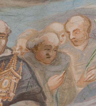 Zdjęcie nr 134: Iluzjonistyczną dekoracją malarską pokryto ściany kaplicy oraz strefę ponadcokołową: ściany tarczowe, pendentywy wokół stiukowych kartuszy herbowych oraz czaszę kopuły i wnętrze latarni. Ściany dolnej części podzielono na dwie strefy. Dolną tworzą zlokalizowane w narożach ścian iluzjonistycznie malowane pary nisz o konchach wypełnionych muszlą. W niszach ukazano osiem stojących frontalnie postaci starców, bez atrybutów i nimbów. Zapewne w ten sposób przedstawiono proroków lub apostołów. Każda z postaci ubrana jest w tunikę oraz płaszcz. Różnicuje je jedynie układ rąk, sposób kształtowania zarostu oraz kolorystyka szat. W drugiej strefie w przyłuczach arkad ukazano całopostaciowe przedstawienia uskrzydlonych aniołów trzymających narzędzia męki Pańskiej. Na ścianie wschodniej anioł prezentuje chustę Weroniki (z prawej) oraz latarnię (z lewej). Po bokach wejścia do kaplicy na ścianie północnej po prawej stronie anioł trzyma lancę i koronę cierniową, a po lewej krzyż. Z kolei na ścianie wschodniej po prawej ukazano anioła z drabiną, a po lewej z gąbką na trzcinie. Natomiast na ścianie południowej, po obu stronach zwieńczenia nagrobka, przedstawiono z prawej anioła z włócznią, a po lewej anioła z wiązką do biczowania. W tej strefie bezpośrednio przy łukach arkad wyobrażono leżące postacie geniuszy malowanych w technice en grisaille. Pod arkadą na ścianie wschodniej (ołtarzowej), ukazano dolną część owalnego jasno ugrowego baldachimu z lambrekinem i zielone, opadające paludamentum, rozsuwane kotarowo przez dwa uskrzydlone anioły. Dekoracja stanowi oprawę dla wiszącego tu obrazu Matki Boskiej z Dzieciątkiem w bogato rzeźbionej ramie. Z kolei na ścianie zachodniej wyobrażono monumentalną scenę Zdjęcia z krzyża. Jest to zwarta kompozycja ogniskująca się na wysokim drewnianym krzyżu, z którego ściągane jest martwe ciało Chrystusa. Z dwóch stron dłuższych ramion krzyż podtrzymują dwaj aniołowie. Ciało Jezusa opuszczane jest na białym pasie tkaniny przewiązanym pod jego ramionami. Chrystus ze zwisającą głową ma ręce ułożone wzdłuż ciała. Biodra przepasane ma białym perizonium. Jego skrzyżowane nogi są ugięte i jeszcze przybite gwoździem do krzyża. Gwóźdź wyciąga z nich obcęgami mężczyzna w niebieskiej, podwiniętej koszuli. Ciało opuszczają dwaj mężczyźni widoczni za poprzecznymi ramionami krzyża, trzymający końce taśmy. Człowiek z lewej strony w niebieskiej koszuli dodatkowo odbiera drugą białą taśmę od mężczyzny ubranego w szaroczarny strój. Osoba ta stoi na drabinie opartej o poprzeczne ramię krzyża. Drugi mężczyzna za krzyżem, w brązowej koszuli, lewą ręką trzyma koniec taśmy, a w uniesionej prawej młotek. Ciało Zbawiciela podtrzymuje lewą ręką kolejny mężczyzna stojący tyłem do widza na drugiej drabinie opartej o lewe ramię krzyża. Jest on ubrany w krótkie brązowe spodenki i bladozieloną koszulę. Pod krzyżem stoi zwarta siedmioosobowa grupa. Najprawdopodobniej z prawej strony ukazano św. Jana i Matkę Boską, na środku dwóch żołnierzy w ostro zakończonych hełmach, dwie kobiety, w tym zapewne Marię Magdalenę i starca widocznego z lewej strony kompozycji. Na ścianach tarczowych nad gzymsem wyobrażono po bokach okrągłych okien siedzących czterech ewangelistów i czterech ojców Kościoła. Na ścianie wschodniej znalazł się z prawej św. Jan z orłem, który w dziobie trzyma złoty kałamarz, a po lewej św. Mateusz rozmawiający z aniołem. Z kolei na ścianie południowej po lewej stronie przedstawiono św. Marka z lwem oraz św. Ambrożego trzymającego w prawej ręce naczynie z wylewającym się miodem. Na ścianie zachodniej z lewej znalazł się czytający św. Augustyn z sercem na dłoni, a z prawej św. Grzegorz Wielki z widoczną za nim tiarą i sową. Na ścianie północnej po lewej ukazano św. Hieronima z leżącym lwem, a po prawej stronie św. Łukasz z wołem. W pendentywach wykonano malarską dekorację w formie wijącej się wstęgi, na tle której widnieją stiukowe kartusze rollwerkowe, o owalnych kaboszonowych polach czwórdzielnych w krzyż. Po stronie wschodniej w pendentywach znajdują się dwa puste kartusze z niezachowanymi herbami. Natomiast herby zachowały się w pendentywach po stronie zachodniej. Na pendentywie północno-zachodnim: Jastrzębiec, Nowina, Gozdawa, Pobóg, a na południowo-zachodnim Gryf, Kotwicz, Kotwicz, Zabawa. W kopule wyobrażono Koronację Matki Boskiej adorowanej przez różnych świętych. Scenę koronacji Marii przez Trójcę Świętą przedstawiono w części wschodniej czaszy. Ukazana frontalnie Maria klęczy ze złożonymi rękami do modlitwy na obłokach. Ma owalną twarz okoloną jasnymi długimi włosami rozsypującymi się na jej ramiona. Na uniesionej ku górze głowie ma ubraną zsuwającą się białą chustę okrywającą włosy. Madonna ubrana jest w zasłaniający jej ramiona bladoniebieski płaszcz, opadający po bokach na obłoki. Nieznacznie wyżej z prawej strony na obłokach siedzi Bóg Ojciec. Wyobrażono go w trzech czwartych w prawo. Jest to starszy mężczyzna o siwych włosach i brodzie. W wyciągniętej prawej ręce nad głową Marii wraz z Chrystusem trzyma złotą koronę w typie zamkniętym. Z kolei w lewej podtrzymuje glob ze złotym krzyżykiem. Bóg Ojciec na głowie ma tiarę papieską. Ubrany jest w szaro-niebieską szatę oraz wzorzystą złotą kapę narzuconą na ramiona i spiętą pod szyją klamrą, z połami okrywającymi nogi. Naprzeciwko siedzi Chrystus widoczny w trzech czwartych w lewo z twarzą ukazaną w profilu. W wyciągniętej prawej ręce trzyma wraz z Bogiem Ojcem koronę, a lewą podtrzymuje złote berło. Chrystus ma jasne włosy opadające puklami na ramiona i podobną krótką brodę. Na głowie ma otwartą złotą koronę. Został przedstawiony z nagim torsem, na którym zaznaczono przebity bok. Jego postać otacza narzucony na ramiona bladoczerwony całun udrapowany w formie płaszcza. Nad koroną bliżej głowy Boga Ojca widoczna jest gołębica Ducha Świętego otoczona świetlistym otokiem. Ponad sceną koronacji wokół otworu do latarni wyobrażono wirujące złocisto-szare obłoki, na tle których widać uskrzydlone główki aniołków oraz postacie mniejszych i większych aniołków, które muzykują na różnych instrumentach, bądź też trzymają gałązki palmowe lub kwiaty albo kwiaty rozsypują. Uskrzydlone główki aniołków widoczne są także pośród obłoków, na których klęczy Madonna. Z prawej strony koronacji wyobrażono dwóch biskupów. Starszy, być może św. Wojciech, został przedstawiony w postawie półklęczącej w trzech czwartych w lewo. Prawą ręką zdaje się wskazywać na scenę koronacji, lewą zaś przyciska do piersi. Ma odkrytą głowę z widocznymi siwymi włosami i taką samą brodą. Ubrany jest w niebiesko-zielonkawą kapę ze złotym kapturem zakończonym chwostem. Na ziemi przy jego stopie widoczna jest złota infuła. Świętemu przyglądają się dwaj aniołowie widoczni z tyłu. Za nim klęczy młodszy biskup z leżącym przy nim na ziemi pastorałem i mieczem. Zapewne jest to św. Stanisław ze Szczepanowa. Święty ukazany został frontalnie z prawą ręką przyciśniętą do piersi, a z lewą nieznacznie odsuniętą w bok. Ma pociągłą twarz o krótkich jasnych włosach i podobnym zaroście. Ubrany jest w albę oraz szaro-bordową kapę o złotym kapturze. Przy jego kolanach stoi złota infuła, a za nim widoczny jest anioł z gałązką palmową. Za św. Stanisławem w rozwianych szatach klęczy św. Jadwiga Śląska, którą identyfikuje bryła kościoła widoczna przy jej stopach. Postać Jadwigi ukazano w profilu z założonymi rękami przed sobą. Na głowie ma niewielką złotą koronę, spod której widoczna jest biała chusta okrywająca włosy. Ubrana jest w bladoczerwoną suknię przepasaną w talii i narzucony na ramiona bladoszkarłatny płaszcz z gronostajowym kołnierzem i obszyciem. Za św. Jadwigą stoi inna święta z odsłoniętą lewą ręką wspartą o bok. Brak atrybutu nie pozwala na jej identyfikację. Ukazano ją w trzech czwartych w prawo z głową w profilu. Ma owalną twarz z wydatnym nosem. Na głowie ma niewielką złotą koronę, spod której widać jasną chustę okrywającą włosy. Ubrana jest w złocisto-szarą suknię z krótkimi rękawami i bladoczerwony rozwiany płaszcz. Pomiędzy obiema kobietami widać dwie postacie uskrzydlonych aniołów. Za świętymi siedzi z otwartą księgą wyobrażony frontalnie św. Jana Kanty. Jest to mężczyzna w średnim wieku z wysokim czołem, krótkimi brązowymi włosami i podobną brodą. Ubrany jest w bladofioletową togę akademicką z gronostajową peleryną. Trzymana przez niego księga ma czerwone okładki. Obok św. Jana Kantego namalowano czteroosobową grupę starszych mężczyzn. Pierwszy z nich, ujętych w trzech czwartych w prawo, zdaje się przyklękając, odbierać prawą ręką palmę męczeństwa podawaną mu przez widocznego nad nim anioła. Lewą ma ułożoną wzdłuż ciała. Ma podłużną twarz widoczną z profilu, otoczoną białymi włosami i spiczastą białą brodą. Ubrany jest w rozwianą jasnobeżową szatę przewiązaną w pasie i taki sam płaszcz narzucony na prawe ramię. Lewy rękaw tuniki jest podciągnięty, odsłaniając przedramię ręki. Na lewej nodze widoczny jest sandał. Za nim przedstawiono klęczącego w ujęciu trzech czwartych w lewo zakonnika eremitę, być może św. Pawła Pustelnika w białym habicie paulińskim. Zakonnik na wysokości bioder ma rozsunięte ręce. Jego twarz o wydatnym nosie otacza krzaczasta, długa, biała broda oraz białe włosy. W głębi za nim częściowo widać dwóch innych brodatych mężczyzn w beżowych szatach. Jeden z nich trzyma w dłoni palmę. W niewielkiej odległości za grupą mężczyzn na pierwszym planie klęczy na obłoku ukazany frontalnie św. Jacek. W rękach uniesionych na wysokości piersi trzyma wieżycową, złotą monstrancję i figurę Matki Boskiej. Dominikanin został przedstawiony z wysokim łysym czołem i wianuszkiem siwiejących włosów. Jego pociągła twarz o wyrazistym nosie i wąskich, nieznacznie zaciśniętych ustach pozbawiona jest zarostu. Ubrany jest w dominikański habit z czarnoniebieskim płaszczem. Z lewej strony sceny koronacji namalowano grupę czterech świętych. Na pierwszym planie widać klęczącego św. Stanisława Kostkę, wspartego na długim kiju z przywiązanym do niego węzełkiem. Święty został przedstawiony w profilu. Ma młodzieńczą, owalną twarz z krótkimi brązowymi włosami i rumianymi policzkami. Ubrany jest w bladobeżowy płaszcz, spod którego widać jasnoseledynową szatę. Za Stanisławem Kostką wyłania się w półpostaci św. Jan Nepomucen z drewnianym krzyżem podtrzymywanym lewą ręką. Jest to dojrzały mężczyzna o pociągłej twarzy, z brązowymi włosami i brodą. Z prawej strony św. Stanisława Kostki ukazano stojące dwie zakonnice, św. Kingę i zapewne bł. Salomeę. Kingę ukazano frontalnie w kontrapoście z głową uniesioną ku niebu w jasnobeżowym habicie klaryski wpadającym w brąz. Księżna prawą ręką przyciska do piersi bryłę soli, a w opuszczonej lewej trzyma kwiat lilii. U jej stóp widać model kościoła klasztornego w Starym Sączu. Obok stoi najprawdopodobniej bł. Salomea. Ukazano ją w mocnym kontrapoście, z dłońmi splecionymi na piersi i spojrzeniem skierowanym ku ziemi. Ubrana jest w rozwiany szaroniebieski habit i jasny welon. Wnętrze latarni wypełniają uskrzydlone głowy aniołków na tle złocisto-szarych obłoków.    







