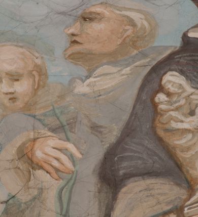 Zdjęcie nr 135: Iluzjonistyczną dekoracją malarską pokryto ściany kaplicy oraz strefę ponadcokołową: ściany tarczowe, pendentywy wokół stiukowych kartuszy herbowych oraz czaszę kopuły i wnętrze latarni. Ściany dolnej części podzielono na dwie strefy. Dolną tworzą zlokalizowane w narożach ścian iluzjonistycznie malowane pary nisz o konchach wypełnionych muszlą. W niszach ukazano osiem stojących frontalnie postaci starców, bez atrybutów i nimbów. Zapewne w ten sposób przedstawiono proroków lub apostołów. Każda z postaci ubrana jest w tunikę oraz płaszcz. Różnicuje je jedynie układ rąk, sposób kształtowania zarostu oraz kolorystyka szat. W drugiej strefie w przyłuczach arkad ukazano całopostaciowe przedstawienia uskrzydlonych aniołów trzymających narzędzia męki Pańskiej. Na ścianie wschodniej anioł prezentuje chustę Weroniki (z prawej) oraz latarnię (z lewej). Po bokach wejścia do kaplicy na ścianie północnej po prawej stronie anioł trzyma lancę i koronę cierniową, a po lewej krzyż. Z kolei na ścianie wschodniej po prawej ukazano anioła z drabiną, a po lewej z gąbką na trzcinie. Natomiast na ścianie południowej, po obu stronach zwieńczenia nagrobka, przedstawiono z prawej anioła z włócznią, a po lewej anioła z wiązką do biczowania. W tej strefie bezpośrednio przy łukach arkad wyobrażono leżące postacie geniuszy malowanych w technice en grisaille. Pod arkadą na ścianie wschodniej (ołtarzowej), ukazano dolną część owalnego jasno ugrowego baldachimu z lambrekinem i zielone, opadające paludamentum, rozsuwane kotarowo przez dwa uskrzydlone anioły. Dekoracja stanowi oprawę dla wiszącego tu obrazu Matki Boskiej z Dzieciątkiem w bogato rzeźbionej ramie. Z kolei na ścianie zachodniej wyobrażono monumentalną scenę Zdjęcia z krzyża. Jest to zwarta kompozycja ogniskująca się na wysokim drewnianym krzyżu, z którego ściągane jest martwe ciało Chrystusa. Z dwóch stron dłuższych ramion krzyż podtrzymują dwaj aniołowie. Ciało Jezusa opuszczane jest na białym pasie tkaniny przewiązanym pod jego ramionami. Chrystus ze zwisającą głową ma ręce ułożone wzdłuż ciała. Biodra przepasane ma białym perizonium. Jego skrzyżowane nogi są ugięte i jeszcze przybite gwoździem do krzyża. Gwóźdź wyciąga z nich obcęgami mężczyzna w niebieskiej, podwiniętej koszuli. Ciało opuszczają dwaj mężczyźni widoczni za poprzecznymi ramionami krzyża, trzymający końce taśmy. Człowiek z lewej strony w niebieskiej koszuli dodatkowo odbiera drugą białą taśmę od mężczyzny ubranego w szaroczarny strój. Osoba ta stoi na drabinie opartej o poprzeczne ramię krzyża. Drugi mężczyzna za krzyżem, w brązowej koszuli, lewą ręką trzyma koniec taśmy, a w uniesionej prawej młotek. Ciało Zbawiciela podtrzymuje lewą ręką kolejny mężczyzna stojący tyłem do widza na drugiej drabinie opartej o lewe ramię krzyża. Jest on ubrany w krótkie brązowe spodenki i bladozieloną koszulę. Pod krzyżem stoi zwarta siedmioosobowa grupa. Najprawdopodobniej z prawej strony ukazano św. Jana i Matkę Boską, na środku dwóch żołnierzy w ostro zakończonych hełmach, dwie kobiety, w tym zapewne Marię Magdalenę i starca widocznego z lewej strony kompozycji. Na ścianach tarczowych nad gzymsem wyobrażono po bokach okrągłych okien siedzących czterech ewangelistów i czterech ojców Kościoła. Na ścianie wschodniej znalazł się z prawej św. Jan z orłem, który w dziobie trzyma złoty kałamarz, a po lewej św. Mateusz rozmawiający z aniołem. Z kolei na ścianie południowej po lewej stronie przedstawiono św. Marka z lwem oraz św. Ambrożego trzymającego w prawej ręce naczynie z wylewającym się miodem. Na ścianie zachodniej z lewej znalazł się czytający św. Augustyn z sercem na dłoni, a z prawej św. Grzegorz Wielki z widoczną za nim tiarą i sową. Na ścianie północnej po lewej ukazano św. Hieronima z leżącym lwem, a po prawej stronie św. Łukasz z wołem. W pendentywach wykonano malarską dekorację w formie wijącej się wstęgi, na tle której widnieją stiukowe kartusze rollwerkowe, o owalnych kaboszonowych polach czwórdzielnych w krzyż. Po stronie wschodniej w pendentywach znajdują się dwa puste kartusze z niezachowanymi herbami. Natomiast herby zachowały się w pendentywach po stronie zachodniej. Na pendentywie północno-zachodnim: Jastrzębiec, Nowina, Gozdawa, Pobóg, a na południowo-zachodnim Gryf, Kotwicz, Kotwicz, Zabawa. W kopule wyobrażono Koronację Matki Boskiej adorowanej przez różnych świętych. Scenę koronacji Marii przez Trójcę Świętą przedstawiono w części wschodniej czaszy. Ukazana frontalnie Maria klęczy ze złożonymi rękami do modlitwy na obłokach. Ma owalną twarz okoloną jasnymi długimi włosami rozsypującymi się na jej ramiona. Na uniesionej ku górze głowie ma ubraną zsuwającą się białą chustę okrywającą włosy. Madonna ubrana jest w zasłaniający jej ramiona bladoniebieski płaszcz, opadający po bokach na obłoki. Nieznacznie wyżej z prawej strony na obłokach siedzi Bóg Ojciec. Wyobrażono go w trzech czwartych w prawo. Jest to starszy mężczyzna o siwych włosach i brodzie. W wyciągniętej prawej ręce nad głową Marii wraz z Chrystusem trzyma złotą koronę w typie zamkniętym. Z kolei w lewej podtrzymuje glob ze złotym krzyżykiem. Bóg Ojciec na głowie ma tiarę papieską. Ubrany jest w szaro-niebieską szatę oraz wzorzystą złotą kapę narzuconą na ramiona i spiętą pod szyją klamrą, z połami okrywającymi nogi. Naprzeciwko siedzi Chrystus widoczny w trzech czwartych w lewo z twarzą ukazaną w profilu. W wyciągniętej prawej ręce trzyma wraz z Bogiem Ojcem koronę, a lewą podtrzymuje złote berło. Chrystus ma jasne włosy opadające puklami na ramiona i podobną krótką brodę. Na głowie ma otwartą złotą koronę. Został przedstawiony z nagim torsem, na którym zaznaczono przebity bok. Jego postać otacza narzucony na ramiona bladoczerwony całun udrapowany w formie płaszcza. Nad koroną bliżej głowy Boga Ojca widoczna jest gołębica Ducha Świętego otoczona świetlistym otokiem. Ponad sceną koronacji wokół otworu do latarni wyobrażono wirujące złocisto-szare obłoki, na tle których widać uskrzydlone główki aniołków oraz postacie mniejszych i większych aniołków, które muzykują na różnych instrumentach, bądź też trzymają gałązki palmowe lub kwiaty albo kwiaty rozsypują. Uskrzydlone główki aniołków widoczne są także pośród obłoków, na których klęczy Madonna. Z prawej strony koronacji wyobrażono dwóch biskupów. Starszy, być może św. Wojciech, został przedstawiony w postawie półklęczącej w trzech czwartych w lewo. Prawą ręką zdaje się wskazywać na scenę koronacji, lewą zaś przyciska do piersi. Ma odkrytą głowę z widocznymi siwymi włosami i taką samą brodą. Ubrany jest w niebiesko-zielonkawą kapę ze złotym kapturem zakończonym chwostem. Na ziemi przy jego stopie widoczna jest złota infuła. Świętemu przyglądają się dwaj aniołowie widoczni z tyłu. Za nim klęczy młodszy biskup z leżącym przy nim na ziemi pastorałem i mieczem. Zapewne jest to św. Stanisław ze Szczepanowa. Święty ukazany został frontalnie z prawą ręką przyciśniętą do piersi, a z lewą nieznacznie odsuniętą w bok. Ma pociągłą twarz o krótkich jasnych włosach i podobnym zaroście. Ubrany jest w albę oraz szaro-bordową kapę o złotym kapturze. Przy jego kolanach stoi złota infuła, a za nim widoczny jest anioł z gałązką palmową. Za św. Stanisławem w rozwianych szatach klęczy św. Jadwiga Śląska, którą identyfikuje bryła kościoła widoczna przy jej stopach. Postać Jadwigi ukazano w profilu z założonymi rękami przed sobą. Na głowie ma niewielką złotą koronę, spod której widoczna jest biała chusta okrywająca włosy. Ubrana jest w bladoczerwoną suknię przepasaną w talii i narzucony na ramiona bladoszkarłatny płaszcz z gronostajowym kołnierzem i obszyciem. Za św. Jadwigą stoi inna święta z odsłoniętą lewą ręką wspartą o bok. Brak atrybutu nie pozwala na jej identyfikację. Ukazano ją w trzech czwartych w prawo z głową w profilu. Ma owalną twarz z wydatnym nosem. Na głowie ma niewielką złotą koronę, spod której widać jasną chustę okrywającą włosy. Ubrana jest w złocisto-szarą suknię z krótkimi rękawami i bladoczerwony rozwiany płaszcz. Pomiędzy obiema kobietami widać dwie postacie uskrzydlonych aniołów. Za świętymi siedzi z otwartą księgą wyobrażony frontalnie św. Jana Kanty. Jest to mężczyzna w średnim wieku z wysokim czołem, krótkimi brązowymi włosami i podobną brodą. Ubrany jest w bladofioletową togę akademicką z gronostajową peleryną. Trzymana przez niego księga ma czerwone okładki. Obok św. Jana Kantego namalowano czteroosobową grupę starszych mężczyzn. Pierwszy z nich, ujętych w trzech czwartych w prawo, zdaje się przyklękając, odbierać prawą ręką palmę męczeństwa podawaną mu przez widocznego nad nim anioła. Lewą ma ułożoną wzdłuż ciała. Ma podłużną twarz widoczną z profilu, otoczoną białymi włosami i spiczastą białą brodą. Ubrany jest w rozwianą jasnobeżową szatę przewiązaną w pasie i taki sam płaszcz narzucony na prawe ramię. Lewy rękaw tuniki jest podciągnięty, odsłaniając przedramię ręki. Na lewej nodze widoczny jest sandał. Za nim przedstawiono klęczącego w ujęciu trzech czwartych w lewo zakonnika eremitę, być może św. Pawła Pustelnika w białym habicie paulińskim. Zakonnik na wysokości bioder ma rozsunięte ręce. Jego twarz o wydatnym nosie otacza krzaczasta, długa, biała broda oraz białe włosy. W głębi za nim częściowo widać dwóch innych brodatych mężczyzn w beżowych szatach. Jeden z nich trzyma w dłoni palmę. W niewielkiej odległości za grupą mężczyzn na pierwszym planie klęczy na obłoku ukazany frontalnie św. Jacek. W rękach uniesionych na wysokości piersi trzyma wieżycową, złotą monstrancję i figurę Matki Boskiej. Dominikanin został przedstawiony z wysokim łysym czołem i wianuszkiem siwiejących włosów. Jego pociągła twarz o wyrazistym nosie i wąskich, nieznacznie zaciśniętych ustach pozbawiona jest zarostu. Ubrany jest w dominikański habit z czarnoniebieskim płaszczem. Z lewej strony sceny koronacji namalowano grupę czterech świętych. Na pierwszym planie widać klęczącego św. Stanisława Kostkę, wspartego na długim kiju z przywiązanym do niego węzełkiem. Święty został przedstawiony w profilu. Ma młodzieńczą, owalną twarz z krótkimi brązowymi włosami i rumianymi policzkami. Ubrany jest w bladobeżowy płaszcz, spod którego widać jasnoseledynową szatę. Za Stanisławem Kostką wyłania się w półpostaci św. Jan Nepomucen z drewnianym krzyżem podtrzymywanym lewą ręką. Jest to dojrzały mężczyzna o pociągłej twarzy, z brązowymi włosami i brodą. Z prawej strony św. Stanisława Kostki ukazano stojące dwie zakonnice, św. Kingę i zapewne bł. Salomeę. Kingę ukazano frontalnie w kontrapoście z głową uniesioną ku niebu w jasnobeżowym habicie klaryski wpadającym w brąz. Księżna prawą ręką przyciska do piersi bryłę soli, a w opuszczonej lewej trzyma kwiat lilii. U jej stóp widać model kościoła klasztornego w Starym Sączu. Obok stoi najprawdopodobniej bł. Salomea. Ukazano ją w mocnym kontrapoście, z dłońmi splecionymi na piersi i spojrzeniem skierowanym ku ziemi. Ubrana jest w rozwiany szaroniebieski habit i jasny welon. Wnętrze latarni wypełniają uskrzydlone głowy aniołków na tle złocisto-szarych obłoków.    







