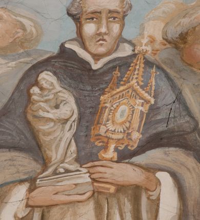 Zdjęcie nr 137: Iluzjonistyczną dekoracją malarską pokryto ściany kaplicy oraz strefę ponadcokołową: ściany tarczowe, pendentywy wokół stiukowych kartuszy herbowych oraz czaszę kopuły i wnętrze latarni. Ściany dolnej części podzielono na dwie strefy. Dolną tworzą zlokalizowane w narożach ścian iluzjonistycznie malowane pary nisz o konchach wypełnionych muszlą. W niszach ukazano osiem stojących frontalnie postaci starców, bez atrybutów i nimbów. Zapewne w ten sposób przedstawiono proroków lub apostołów. Każda z postaci ubrana jest w tunikę oraz płaszcz. Różnicuje je jedynie układ rąk, sposób kształtowania zarostu oraz kolorystyka szat. W drugiej strefie w przyłuczach arkad ukazano całopostaciowe przedstawienia uskrzydlonych aniołów trzymających narzędzia męki Pańskiej. Na ścianie wschodniej anioł prezentuje chustę Weroniki (z prawej) oraz latarnię (z lewej). Po bokach wejścia do kaplicy na ścianie północnej po prawej stronie anioł trzyma lancę i koronę cierniową, a po lewej krzyż. Z kolei na ścianie wschodniej po prawej ukazano anioła z drabiną, a po lewej z gąbką na trzcinie. Natomiast na ścianie południowej, po obu stronach zwieńczenia nagrobka, przedstawiono z prawej anioła z włócznią, a po lewej anioła z wiązką do biczowania. W tej strefie bezpośrednio przy łukach arkad wyobrażono leżące postacie geniuszy malowanych w technice en grisaille. Pod arkadą na ścianie wschodniej (ołtarzowej), ukazano dolną część owalnego jasno ugrowego baldachimu z lambrekinem i zielone, opadające paludamentum, rozsuwane kotarowo przez dwa uskrzydlone anioły. Dekoracja stanowi oprawę dla wiszącego tu obrazu Matki Boskiej z Dzieciątkiem w bogato rzeźbionej ramie. Z kolei na ścianie zachodniej wyobrażono monumentalną scenę Zdjęcia z krzyża. Jest to zwarta kompozycja ogniskująca się na wysokim drewnianym krzyżu, z którego ściągane jest martwe ciało Chrystusa. Z dwóch stron dłuższych ramion krzyż podtrzymują dwaj aniołowie. Ciało Jezusa opuszczane jest na białym pasie tkaniny przewiązanym pod jego ramionami. Chrystus ze zwisającą głową ma ręce ułożone wzdłuż ciała. Biodra przepasane ma białym perizonium. Jego skrzyżowane nogi są ugięte i jeszcze przybite gwoździem do krzyża. Gwóźdź wyciąga z nich obcęgami mężczyzna w niebieskiej, podwiniętej koszuli. Ciało opuszczają dwaj mężczyźni widoczni za poprzecznymi ramionami krzyża, trzymający końce taśmy. Człowiek z lewej strony w niebieskiej koszuli dodatkowo odbiera drugą białą taśmę od mężczyzny ubranego w szaroczarny strój. Osoba ta stoi na drabinie opartej o poprzeczne ramię krzyża. Drugi mężczyzna za krzyżem, w brązowej koszuli, lewą ręką trzyma koniec taśmy, a w uniesionej prawej młotek. Ciało Zbawiciela podtrzymuje lewą ręką kolejny mężczyzna stojący tyłem do widza na drugiej drabinie opartej o lewe ramię krzyża. Jest on ubrany w krótkie brązowe spodenki i bladozieloną koszulę. Pod krzyżem stoi zwarta siedmioosobowa grupa. Najprawdopodobniej z prawej strony ukazano św. Jana i Matkę Boską, na środku dwóch żołnierzy w ostro zakończonych hełmach, dwie kobiety, w tym zapewne Marię Magdalenę i starca widocznego z lewej strony kompozycji. Na ścianach tarczowych nad gzymsem wyobrażono po bokach okrągłych okien siedzących czterech ewangelistów i czterech ojców Kościoła. Na ścianie wschodniej znalazł się z prawej św. Jan z orłem, który w dziobie trzyma złoty kałamarz, a po lewej św. Mateusz rozmawiający z aniołem. Z kolei na ścianie południowej po lewej stronie przedstawiono św. Marka z lwem oraz św. Ambrożego trzymającego w prawej ręce naczynie z wylewającym się miodem. Na ścianie zachodniej z lewej znalazł się czytający św. Augustyn z sercem na dłoni, a z prawej św. Grzegorz Wielki z widoczną za nim tiarą i sową. Na ścianie północnej po lewej ukazano św. Hieronima z leżącym lwem, a po prawej stronie św. Łukasz z wołem. W pendentywach wykonano malarską dekorację w formie wijącej się wstęgi, na tle której widnieją stiukowe kartusze rollwerkowe, o owalnych kaboszonowych polach czwórdzielnych w krzyż. Po stronie wschodniej w pendentywach znajdują się dwa puste kartusze z niezachowanymi herbami. Natomiast herby zachowały się w pendentywach po stronie zachodniej. Na pendentywie północno-zachodnim: Jastrzębiec, Nowina, Gozdawa, Pobóg, a na południowo-zachodnim Gryf, Kotwicz, Kotwicz, Zabawa. W kopule wyobrażono Koronację Matki Boskiej adorowanej przez różnych świętych. Scenę koronacji Marii przez Trójcę Świętą przedstawiono w części wschodniej czaszy. Ukazana frontalnie Maria klęczy ze złożonymi rękami do modlitwy na obłokach. Ma owalną twarz okoloną jasnymi długimi włosami rozsypującymi się na jej ramiona. Na uniesionej ku górze głowie ma ubraną zsuwającą się białą chustę okrywającą włosy. Madonna ubrana jest w zasłaniający jej ramiona bladoniebieski płaszcz, opadający po bokach na obłoki. Nieznacznie wyżej z prawej strony na obłokach siedzi Bóg Ojciec. Wyobrażono go w trzech czwartych w prawo. Jest to starszy mężczyzna o siwych włosach i brodzie. W wyciągniętej prawej ręce nad głową Marii wraz z Chrystusem trzyma złotą koronę w typie zamkniętym. Z kolei w lewej podtrzymuje glob ze złotym krzyżykiem. Bóg Ojciec na głowie ma tiarę papieską. Ubrany jest w szaro-niebieską szatę oraz wzorzystą złotą kapę narzuconą na ramiona i spiętą pod szyją klamrą, z połami okrywającymi nogi. Naprzeciwko siedzi Chrystus widoczny w trzech czwartych w lewo z twarzą ukazaną w profilu. W wyciągniętej prawej ręce trzyma wraz z Bogiem Ojcem koronę, a lewą podtrzymuje złote berło. Chrystus ma jasne włosy opadające puklami na ramiona i podobną krótką brodę. Na głowie ma otwartą złotą koronę. Został przedstawiony z nagim torsem, na którym zaznaczono przebity bok. Jego postać otacza narzucony na ramiona bladoczerwony całun udrapowany w formie płaszcza. Nad koroną bliżej głowy Boga Ojca widoczna jest gołębica Ducha Świętego otoczona świetlistym otokiem. Ponad sceną koronacji wokół otworu do latarni wyobrażono wirujące złocisto-szare obłoki, na tle których widać uskrzydlone główki aniołków oraz postacie mniejszych i większych aniołków, które muzykują na różnych instrumentach, bądź też trzymają gałązki palmowe lub kwiaty albo kwiaty rozsypują. Uskrzydlone główki aniołków widoczne są także pośród obłoków, na których klęczy Madonna. Z prawej strony koronacji wyobrażono dwóch biskupów. Starszy, być może św. Wojciech, został przedstawiony w postawie półklęczącej w trzech czwartych w lewo. Prawą ręką zdaje się wskazywać na scenę koronacji, lewą zaś przyciska do piersi. Ma odkrytą głowę z widocznymi siwymi włosami i taką samą brodą. Ubrany jest w niebiesko-zielonkawą kapę ze złotym kapturem zakończonym chwostem. Na ziemi przy jego stopie widoczna jest złota infuła. Świętemu przyglądają się dwaj aniołowie widoczni z tyłu. Za nim klęczy młodszy biskup z leżącym przy nim na ziemi pastorałem i mieczem. Zapewne jest to św. Stanisław ze Szczepanowa. Święty ukazany został frontalnie z prawą ręką przyciśniętą do piersi, a z lewą nieznacznie odsuniętą w bok. Ma pociągłą twarz o krótkich jasnych włosach i podobnym zaroście. Ubrany jest w albę oraz szaro-bordową kapę o złotym kapturze. Przy jego kolanach stoi złota infuła, a za nim widoczny jest anioł z gałązką palmową. Za św. Stanisławem w rozwianych szatach klęczy św. Jadwiga Śląska, którą identyfikuje bryła kościoła widoczna przy jej stopach. Postać Jadwigi ukazano w profilu z założonymi rękami przed sobą. Na głowie ma niewielką złotą koronę, spod której widoczna jest biała chusta okrywająca włosy. Ubrana jest w bladoczerwoną suknię przepasaną w talii i narzucony na ramiona bladoszkarłatny płaszcz z gronostajowym kołnierzem i obszyciem. Za św. Jadwigą stoi inna święta z odsłoniętą lewą ręką wspartą o bok. Brak atrybutu nie pozwala na jej identyfikację. Ukazano ją w trzech czwartych w prawo z głową w profilu. Ma owalną twarz z wydatnym nosem. Na głowie ma niewielką złotą koronę, spod której widać jasną chustę okrywającą włosy. Ubrana jest w złocisto-szarą suknię z krótkimi rękawami i bladoczerwony rozwiany płaszcz. Pomiędzy obiema kobietami widać dwie postacie uskrzydlonych aniołów. Za świętymi siedzi z otwartą księgą wyobrażony frontalnie św. Jana Kanty. Jest to mężczyzna w średnim wieku z wysokim czołem, krótkimi brązowymi włosami i podobną brodą. Ubrany jest w bladofioletową togę akademicką z gronostajową peleryną. Trzymana przez niego księga ma czerwone okładki. Obok św. Jana Kantego namalowano czteroosobową grupę starszych mężczyzn. Pierwszy z nich, ujętych w trzech czwartych w prawo, zdaje się przyklękając, odbierać prawą ręką palmę męczeństwa podawaną mu przez widocznego nad nim anioła. Lewą ma ułożoną wzdłuż ciała. Ma podłużną twarz widoczną z profilu, otoczoną białymi włosami i spiczastą białą brodą. Ubrany jest w rozwianą jasnobeżową szatę przewiązaną w pasie i taki sam płaszcz narzucony na prawe ramię. Lewy rękaw tuniki jest podciągnięty, odsłaniając przedramię ręki. Na lewej nodze widoczny jest sandał. Za nim przedstawiono klęczącego w ujęciu trzech czwartych w lewo zakonnika eremitę, być może św. Pawła Pustelnika w białym habicie paulińskim. Zakonnik na wysokości bioder ma rozsunięte ręce. Jego twarz o wydatnym nosie otacza krzaczasta, długa, biała broda oraz białe włosy. W głębi za nim częściowo widać dwóch innych brodatych mężczyzn w beżowych szatach. Jeden z nich trzyma w dłoni palmę. W niewielkiej odległości za grupą mężczyzn na pierwszym planie klęczy na obłoku ukazany frontalnie św. Jacek. W rękach uniesionych na wysokości piersi trzyma wieżycową, złotą monstrancję i figurę Matki Boskiej. Dominikanin został przedstawiony z wysokim łysym czołem i wianuszkiem siwiejących włosów. Jego pociągła twarz o wyrazistym nosie i wąskich, nieznacznie zaciśniętych ustach pozbawiona jest zarostu. Ubrany jest w dominikański habit z czarnoniebieskim płaszczem. Z lewej strony sceny koronacji namalowano grupę czterech świętych. Na pierwszym planie widać klęczącego św. Stanisława Kostkę, wspartego na długim kiju z przywiązanym do niego węzełkiem. Święty został przedstawiony w profilu. Ma młodzieńczą, owalną twarz z krótkimi brązowymi włosami i rumianymi policzkami. Ubrany jest w bladobeżowy płaszcz, spod którego widać jasnoseledynową szatę. Za Stanisławem Kostką wyłania się w półpostaci św. Jan Nepomucen z drewnianym krzyżem podtrzymywanym lewą ręką. Jest to dojrzały mężczyzna o pociągłej twarzy, z brązowymi włosami i brodą. Z prawej strony św. Stanisława Kostki ukazano stojące dwie zakonnice, św. Kingę i zapewne bł. Salomeę. Kingę ukazano frontalnie w kontrapoście z głową uniesioną ku niebu w jasnobeżowym habicie klaryski wpadającym w brąz. Księżna prawą ręką przyciska do piersi bryłę soli, a w opuszczonej lewej trzyma kwiat lilii. U jej stóp widać model kościoła klasztornego w Starym Sączu. Obok stoi najprawdopodobniej bł. Salomea. Ukazano ją w mocnym kontrapoście, z dłońmi splecionymi na piersi i spojrzeniem skierowanym ku ziemi. Ubrana jest w rozwiany szaroniebieski habit i jasny welon. Wnętrze latarni wypełniają uskrzydlone głowy aniołków na tle złocisto-szarych obłoków.    







