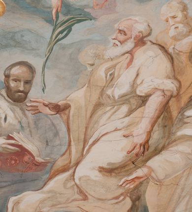 Zdjęcie nr 142: Iluzjonistyczną dekoracją malarską pokryto ściany kaplicy oraz strefę ponadcokołową: ściany tarczowe, pendentywy wokół stiukowych kartuszy herbowych oraz czaszę kopuły i wnętrze latarni. Ściany dolnej części podzielono na dwie strefy. Dolną tworzą zlokalizowane w narożach ścian iluzjonistycznie malowane pary nisz o konchach wypełnionych muszlą. W niszach ukazano osiem stojących frontalnie postaci starców, bez atrybutów i nimbów. Zapewne w ten sposób przedstawiono proroków lub apostołów. Każda z postaci ubrana jest w tunikę oraz płaszcz. Różnicuje je jedynie układ rąk, sposób kształtowania zarostu oraz kolorystyka szat. W drugiej strefie w przyłuczach arkad ukazano całopostaciowe przedstawienia uskrzydlonych aniołów trzymających narzędzia męki Pańskiej. Na ścianie wschodniej anioł prezentuje chustę Weroniki (z prawej) oraz latarnię (z lewej). Po bokach wejścia do kaplicy na ścianie północnej po prawej stronie anioł trzyma lancę i koronę cierniową, a po lewej krzyż. Z kolei na ścianie wschodniej po prawej ukazano anioła z drabiną, a po lewej z gąbką na trzcinie. Natomiast na ścianie południowej, po obu stronach zwieńczenia nagrobka, przedstawiono z prawej anioła z włócznią, a po lewej anioła z wiązką do biczowania. W tej strefie bezpośrednio przy łukach arkad wyobrażono leżące postacie geniuszy malowanych w technice en grisaille. Pod arkadą na ścianie wschodniej (ołtarzowej), ukazano dolną część owalnego jasno ugrowego baldachimu z lambrekinem i zielone, opadające paludamentum, rozsuwane kotarowo przez dwa uskrzydlone anioły. Dekoracja stanowi oprawę dla wiszącego tu obrazu Matki Boskiej z Dzieciątkiem w bogato rzeźbionej ramie. Z kolei na ścianie zachodniej wyobrażono monumentalną scenę Zdjęcia z krzyża. Jest to zwarta kompozycja ogniskująca się na wysokim drewnianym krzyżu, z którego ściągane jest martwe ciało Chrystusa. Z dwóch stron dłuższych ramion krzyż podtrzymują dwaj aniołowie. Ciało Jezusa opuszczane jest na białym pasie tkaniny przewiązanym pod jego ramionami. Chrystus ze zwisającą głową ma ręce ułożone wzdłuż ciała. Biodra przepasane ma białym perizonium. Jego skrzyżowane nogi są ugięte i jeszcze przybite gwoździem do krzyża. Gwóźdź wyciąga z nich obcęgami mężczyzna w niebieskiej, podwiniętej koszuli. Ciało opuszczają dwaj mężczyźni widoczni za poprzecznymi ramionami krzyża, trzymający końce taśmy. Człowiek z lewej strony w niebieskiej koszuli dodatkowo odbiera drugą białą taśmę od mężczyzny ubranego w szaroczarny strój. Osoba ta stoi na drabinie opartej o poprzeczne ramię krzyża. Drugi mężczyzna za krzyżem, w brązowej koszuli, lewą ręką trzyma koniec taśmy, a w uniesionej prawej młotek. Ciało Zbawiciela podtrzymuje lewą ręką kolejny mężczyzna stojący tyłem do widza na drugiej drabinie opartej o lewe ramię krzyża. Jest on ubrany w krótkie brązowe spodenki i bladozieloną koszulę. Pod krzyżem stoi zwarta siedmioosobowa grupa. Najprawdopodobniej z prawej strony ukazano św. Jana i Matkę Boską, na środku dwóch żołnierzy w ostro zakończonych hełmach, dwie kobiety, w tym zapewne Marię Magdalenę i starca widocznego z lewej strony kompozycji. Na ścianach tarczowych nad gzymsem wyobrażono po bokach okrągłych okien siedzących czterech ewangelistów i czterech ojców Kościoła. Na ścianie wschodniej znalazł się z prawej św. Jan z orłem, który w dziobie trzyma złoty kałamarz, a po lewej św. Mateusz rozmawiający z aniołem. Z kolei na ścianie południowej po lewej stronie przedstawiono św. Marka z lwem oraz św. Ambrożego trzymającego w prawej ręce naczynie z wylewającym się miodem. Na ścianie zachodniej z lewej znalazł się czytający św. Augustyn z sercem na dłoni, a z prawej św. Grzegorz Wielki z widoczną za nim tiarą i sową. Na ścianie północnej po lewej ukazano św. Hieronima z leżącym lwem, a po prawej stronie św. Łukasz z wołem. W pendentywach wykonano malarską dekorację w formie wijącej się wstęgi, na tle której widnieją stiukowe kartusze rollwerkowe, o owalnych kaboszonowych polach czwórdzielnych w krzyż. Po stronie wschodniej w pendentywach znajdują się dwa puste kartusze z niezachowanymi herbami. Natomiast herby zachowały się w pendentywach po stronie zachodniej. Na pendentywie północno-zachodnim: Jastrzębiec, Nowina, Gozdawa, Pobóg, a na południowo-zachodnim Gryf, Kotwicz, Kotwicz, Zabawa. W kopule wyobrażono Koronację Matki Boskiej adorowanej przez różnych świętych. Scenę koronacji Marii przez Trójcę Świętą przedstawiono w części wschodniej czaszy. Ukazana frontalnie Maria klęczy ze złożonymi rękami do modlitwy na obłokach. Ma owalną twarz okoloną jasnymi długimi włosami rozsypującymi się na jej ramiona. Na uniesionej ku górze głowie ma ubraną zsuwającą się białą chustę okrywającą włosy. Madonna ubrana jest w zasłaniający jej ramiona bladoniebieski płaszcz, opadający po bokach na obłoki. Nieznacznie wyżej z prawej strony na obłokach siedzi Bóg Ojciec. Wyobrażono go w trzech czwartych w prawo. Jest to starszy mężczyzna o siwych włosach i brodzie. W wyciągniętej prawej ręce nad głową Marii wraz z Chrystusem trzyma złotą koronę w typie zamkniętym. Z kolei w lewej podtrzymuje glob ze złotym krzyżykiem. Bóg Ojciec na głowie ma tiarę papieską. Ubrany jest w szaro-niebieską szatę oraz wzorzystą złotą kapę narzuconą na ramiona i spiętą pod szyją klamrą, z połami okrywającymi nogi. Naprzeciwko siedzi Chrystus widoczny w trzech czwartych w lewo z twarzą ukazaną w profilu. W wyciągniętej prawej ręce trzyma wraz z Bogiem Ojcem koronę, a lewą podtrzymuje złote berło. Chrystus ma jasne włosy opadające puklami na ramiona i podobną krótką brodę. Na głowie ma otwartą złotą koronę. Został przedstawiony z nagim torsem, na którym zaznaczono przebity bok. Jego postać otacza narzucony na ramiona bladoczerwony całun udrapowany w formie płaszcza. Nad koroną bliżej głowy Boga Ojca widoczna jest gołębica Ducha Świętego otoczona świetlistym otokiem. Ponad sceną koronacji wokół otworu do latarni wyobrażono wirujące złocisto-szare obłoki, na tle których widać uskrzydlone główki aniołków oraz postacie mniejszych i większych aniołków, które muzykują na różnych instrumentach, bądź też trzymają gałązki palmowe lub kwiaty albo kwiaty rozsypują. Uskrzydlone główki aniołków widoczne są także pośród obłoków, na których klęczy Madonna. Z prawej strony koronacji wyobrażono dwóch biskupów. Starszy, być może św. Wojciech, został przedstawiony w postawie półklęczącej w trzech czwartych w lewo. Prawą ręką zdaje się wskazywać na scenę koronacji, lewą zaś przyciska do piersi. Ma odkrytą głowę z widocznymi siwymi włosami i taką samą brodą. Ubrany jest w niebiesko-zielonkawą kapę ze złotym kapturem zakończonym chwostem. Na ziemi przy jego stopie widoczna jest złota infuła. Świętemu przyglądają się dwaj aniołowie widoczni z tyłu. Za nim klęczy młodszy biskup z leżącym przy nim na ziemi pastorałem i mieczem. Zapewne jest to św. Stanisław ze Szczepanowa. Święty ukazany został frontalnie z prawą ręką przyciśniętą do piersi, a z lewą nieznacznie odsuniętą w bok. Ma pociągłą twarz o krótkich jasnych włosach i podobnym zaroście. Ubrany jest w albę oraz szaro-bordową kapę o złotym kapturze. Przy jego kolanach stoi złota infuła, a za nim widoczny jest anioł z gałązką palmową. Za św. Stanisławem w rozwianych szatach klęczy św. Jadwiga Śląska, którą identyfikuje bryła kościoła widoczna przy jej stopach. Postać Jadwigi ukazano w profilu z założonymi rękami przed sobą. Na głowie ma niewielką złotą koronę, spod której widoczna jest biała chusta okrywająca włosy. Ubrana jest w bladoczerwoną suknię przepasaną w talii i narzucony na ramiona bladoszkarłatny płaszcz z gronostajowym kołnierzem i obszyciem. Za św. Jadwigą stoi inna święta z odsłoniętą lewą ręką wspartą o bok. Brak atrybutu nie pozwala na jej identyfikację. Ukazano ją w trzech czwartych w prawo z głową w profilu. Ma owalną twarz z wydatnym nosem. Na głowie ma niewielką złotą koronę, spod której widać jasną chustę okrywającą włosy. Ubrana jest w złocisto-szarą suknię z krótkimi rękawami i bladoczerwony rozwiany płaszcz. Pomiędzy obiema kobietami widać dwie postacie uskrzydlonych aniołów. Za świętymi siedzi z otwartą księgą wyobrażony frontalnie św. Jana Kanty. Jest to mężczyzna w średnim wieku z wysokim czołem, krótkimi brązowymi włosami i podobną brodą. Ubrany jest w bladofioletową togę akademicką z gronostajową peleryną. Trzymana przez niego księga ma czerwone okładki. Obok św. Jana Kantego namalowano czteroosobową grupę starszych mężczyzn. Pierwszy z nich, ujętych w trzech czwartych w prawo, zdaje się przyklękając, odbierać prawą ręką palmę męczeństwa podawaną mu przez widocznego nad nim anioła. Lewą ma ułożoną wzdłuż ciała. Ma podłużną twarz widoczną z profilu, otoczoną białymi włosami i spiczastą białą brodą. Ubrany jest w rozwianą jasnobeżową szatę przewiązaną w pasie i taki sam płaszcz narzucony na prawe ramię. Lewy rękaw tuniki jest podciągnięty, odsłaniając przedramię ręki. Na lewej nodze widoczny jest sandał. Za nim przedstawiono klęczącego w ujęciu trzech czwartych w lewo zakonnika eremitę, być może św. Pawła Pustelnika w białym habicie paulińskim. Zakonnik na wysokości bioder ma rozsunięte ręce. Jego twarz o wydatnym nosie otacza krzaczasta, długa, biała broda oraz białe włosy. W głębi za nim częściowo widać dwóch innych brodatych mężczyzn w beżowych szatach. Jeden z nich trzyma w dłoni palmę. W niewielkiej odległości za grupą mężczyzn na pierwszym planie klęczy na obłoku ukazany frontalnie św. Jacek. W rękach uniesionych na wysokości piersi trzyma wieżycową, złotą monstrancję i figurę Matki Boskiej. Dominikanin został przedstawiony z wysokim łysym czołem i wianuszkiem siwiejących włosów. Jego pociągła twarz o wyrazistym nosie i wąskich, nieznacznie zaciśniętych ustach pozbawiona jest zarostu. Ubrany jest w dominikański habit z czarnoniebieskim płaszczem. Z lewej strony sceny koronacji namalowano grupę czterech świętych. Na pierwszym planie widać klęczącego św. Stanisława Kostkę, wspartego na długim kiju z przywiązanym do niego węzełkiem. Święty został przedstawiony w profilu. Ma młodzieńczą, owalną twarz z krótkimi brązowymi włosami i rumianymi policzkami. Ubrany jest w bladobeżowy płaszcz, spod którego widać jasnoseledynową szatę. Za Stanisławem Kostką wyłania się w półpostaci św. Jan Nepomucen z drewnianym krzyżem podtrzymywanym lewą ręką. Jest to dojrzały mężczyzna o pociągłej twarzy, z brązowymi włosami i brodą. Z prawej strony św. Stanisława Kostki ukazano stojące dwie zakonnice, św. Kingę i zapewne bł. Salomeę. Kingę ukazano frontalnie w kontrapoście z głową uniesioną ku niebu w jasnobeżowym habicie klaryski wpadającym w brąz. Księżna prawą ręką przyciska do piersi bryłę soli, a w opuszczonej lewej trzyma kwiat lilii. U jej stóp widać model kościoła klasztornego w Starym Sączu. Obok stoi najprawdopodobniej bł. Salomea. Ukazano ją w mocnym kontrapoście, z dłońmi splecionymi na piersi i spojrzeniem skierowanym ku ziemi. Ubrana jest w rozwiany szaroniebieski habit i jasny welon. Wnętrze latarni wypełniają uskrzydlone głowy aniołków na tle złocisto-szarych obłoków.    







