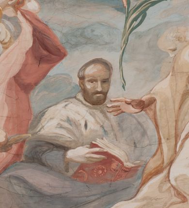 Zdjęcie nr 143: Iluzjonistyczną dekoracją malarską pokryto ściany kaplicy oraz strefę ponadcokołową: ściany tarczowe, pendentywy wokół stiukowych kartuszy herbowych oraz czaszę kopuły i wnętrze latarni. Ściany dolnej części podzielono na dwie strefy. Dolną tworzą zlokalizowane w narożach ścian iluzjonistycznie malowane pary nisz o konchach wypełnionych muszlą. W niszach ukazano osiem stojących frontalnie postaci starców, bez atrybutów i nimbów. Zapewne w ten sposób przedstawiono proroków lub apostołów. Każda z postaci ubrana jest w tunikę oraz płaszcz. Różnicuje je jedynie układ rąk, sposób kształtowania zarostu oraz kolorystyka szat. W drugiej strefie w przyłuczach arkad ukazano całopostaciowe przedstawienia uskrzydlonych aniołów trzymających narzędzia męki Pańskiej. Na ścianie wschodniej anioł prezentuje chustę Weroniki (z prawej) oraz latarnię (z lewej). Po bokach wejścia do kaplicy na ścianie północnej po prawej stronie anioł trzyma lancę i koronę cierniową, a po lewej krzyż. Z kolei na ścianie wschodniej po prawej ukazano anioła z drabiną, a po lewej z gąbką na trzcinie. Natomiast na ścianie południowej, po obu stronach zwieńczenia nagrobka, przedstawiono z prawej anioła z włócznią, a po lewej anioła z wiązką do biczowania. W tej strefie bezpośrednio przy łukach arkad wyobrażono leżące postacie geniuszy malowanych w technice en grisaille. Pod arkadą na ścianie wschodniej (ołtarzowej), ukazano dolną część owalnego jasno ugrowego baldachimu z lambrekinem i zielone, opadające paludamentum, rozsuwane kotarowo przez dwa uskrzydlone anioły. Dekoracja stanowi oprawę dla wiszącego tu obrazu Matki Boskiej z Dzieciątkiem w bogato rzeźbionej ramie. Z kolei na ścianie zachodniej wyobrażono monumentalną scenę Zdjęcia z krzyża. Jest to zwarta kompozycja ogniskująca się na wysokim drewnianym krzyżu, z którego ściągane jest martwe ciało Chrystusa. Z dwóch stron dłuższych ramion krzyż podtrzymują dwaj aniołowie. Ciało Jezusa opuszczane jest na białym pasie tkaniny przewiązanym pod jego ramionami. Chrystus ze zwisającą głową ma ręce ułożone wzdłuż ciała. Biodra przepasane ma białym perizonium. Jego skrzyżowane nogi są ugięte i jeszcze przybite gwoździem do krzyża. Gwóźdź wyciąga z nich obcęgami mężczyzna w niebieskiej, podwiniętej koszuli. Ciało opuszczają dwaj mężczyźni widoczni za poprzecznymi ramionami krzyża, trzymający końce taśmy. Człowiek z lewej strony w niebieskiej koszuli dodatkowo odbiera drugą białą taśmę od mężczyzny ubranego w szaroczarny strój. Osoba ta stoi na drabinie opartej o poprzeczne ramię krzyża. Drugi mężczyzna za krzyżem, w brązowej koszuli, lewą ręką trzyma koniec taśmy, a w uniesionej prawej młotek. Ciało Zbawiciela podtrzymuje lewą ręką kolejny mężczyzna stojący tyłem do widza na drugiej drabinie opartej o lewe ramię krzyża. Jest on ubrany w krótkie brązowe spodenki i bladozieloną koszulę. Pod krzyżem stoi zwarta siedmioosobowa grupa. Najprawdopodobniej z prawej strony ukazano św. Jana i Matkę Boską, na środku dwóch żołnierzy w ostro zakończonych hełmach, dwie kobiety, w tym zapewne Marię Magdalenę i starca widocznego z lewej strony kompozycji. Na ścianach tarczowych nad gzymsem wyobrażono po bokach okrągłych okien siedzących czterech ewangelistów i czterech ojców Kościoła. Na ścianie wschodniej znalazł się z prawej św. Jan z orłem, który w dziobie trzyma złoty kałamarz, a po lewej św. Mateusz rozmawiający z aniołem. Z kolei na ścianie południowej po lewej stronie przedstawiono św. Marka z lwem oraz św. Ambrożego trzymającego w prawej ręce naczynie z wylewającym się miodem. Na ścianie zachodniej z lewej znalazł się czytający św. Augustyn z sercem na dłoni, a z prawej św. Grzegorz Wielki z widoczną za nim tiarą i sową. Na ścianie północnej po lewej ukazano św. Hieronima z leżącym lwem, a po prawej stronie św. Łukasz z wołem. W pendentywach wykonano malarską dekorację w formie wijącej się wstęgi, na tle której widnieją stiukowe kartusze rollwerkowe, o owalnych kaboszonowych polach czwórdzielnych w krzyż. Po stronie wschodniej w pendentywach znajdują się dwa puste kartusze z niezachowanymi herbami. Natomiast herby zachowały się w pendentywach po stronie zachodniej. Na pendentywie północno-zachodnim: Jastrzębiec, Nowina, Gozdawa, Pobóg, a na południowo-zachodnim Gryf, Kotwicz, Kotwicz, Zabawa. W kopule wyobrażono Koronację Matki Boskiej adorowanej przez różnych świętych. Scenę koronacji Marii przez Trójcę Świętą przedstawiono w części wschodniej czaszy. Ukazana frontalnie Maria klęczy ze złożonymi rękami do modlitwy na obłokach. Ma owalną twarz okoloną jasnymi długimi włosami rozsypującymi się na jej ramiona. Na uniesionej ku górze głowie ma ubraną zsuwającą się białą chustę okrywającą włosy. Madonna ubrana jest w zasłaniający jej ramiona bladoniebieski płaszcz, opadający po bokach na obłoki. Nieznacznie wyżej z prawej strony na obłokach siedzi Bóg Ojciec. Wyobrażono go w trzech czwartych w prawo. Jest to starszy mężczyzna o siwych włosach i brodzie. W wyciągniętej prawej ręce nad głową Marii wraz z Chrystusem trzyma złotą koronę w typie zamkniętym. Z kolei w lewej podtrzymuje glob ze złotym krzyżykiem. Bóg Ojciec na głowie ma tiarę papieską. Ubrany jest w szaro-niebieską szatę oraz wzorzystą złotą kapę narzuconą na ramiona i spiętą pod szyją klamrą, z połami okrywającymi nogi. Naprzeciwko siedzi Chrystus widoczny w trzech czwartych w lewo z twarzą ukazaną w profilu. W wyciągniętej prawej ręce trzyma wraz z Bogiem Ojcem koronę, a lewą podtrzymuje złote berło. Chrystus ma jasne włosy opadające puklami na ramiona i podobną krótką brodę. Na głowie ma otwartą złotą koronę. Został przedstawiony z nagim torsem, na którym zaznaczono przebity bok. Jego postać otacza narzucony na ramiona bladoczerwony całun udrapowany w formie płaszcza. Nad koroną bliżej głowy Boga Ojca widoczna jest gołębica Ducha Świętego otoczona świetlistym otokiem. Ponad sceną koronacji wokół otworu do latarni wyobrażono wirujące złocisto-szare obłoki, na tle których widać uskrzydlone główki aniołków oraz postacie mniejszych i większych aniołków, które muzykują na różnych instrumentach, bądź też trzymają gałązki palmowe lub kwiaty albo kwiaty rozsypują. Uskrzydlone główki aniołków widoczne są także pośród obłoków, na których klęczy Madonna. Z prawej strony koronacji wyobrażono dwóch biskupów. Starszy, być może św. Wojciech, został przedstawiony w postawie półklęczącej w trzech czwartych w lewo. Prawą ręką zdaje się wskazywać na scenę koronacji, lewą zaś przyciska do piersi. Ma odkrytą głowę z widocznymi siwymi włosami i taką samą brodą. Ubrany jest w niebiesko-zielonkawą kapę ze złotym kapturem zakończonym chwostem. Na ziemi przy jego stopie widoczna jest złota infuła. Świętemu przyglądają się dwaj aniołowie widoczni z tyłu. Za nim klęczy młodszy biskup z leżącym przy nim na ziemi pastorałem i mieczem. Zapewne jest to św. Stanisław ze Szczepanowa. Święty ukazany został frontalnie z prawą ręką przyciśniętą do piersi, a z lewą nieznacznie odsuniętą w bok. Ma pociągłą twarz o krótkich jasnych włosach i podobnym zaroście. Ubrany jest w albę oraz szaro-bordową kapę o złotym kapturze. Przy jego kolanach stoi złota infuła, a za nim widoczny jest anioł z gałązką palmową. Za św. Stanisławem w rozwianych szatach klęczy św. Jadwiga Śląska, którą identyfikuje bryła kościoła widoczna przy jej stopach. Postać Jadwigi ukazano w profilu z założonymi rękami przed sobą. Na głowie ma niewielką złotą koronę, spod której widoczna jest biała chusta okrywająca włosy. Ubrana jest w bladoczerwoną suknię przepasaną w talii i narzucony na ramiona bladoszkarłatny płaszcz z gronostajowym kołnierzem i obszyciem. Za św. Jadwigą stoi inna święta z odsłoniętą lewą ręką wspartą o bok. Brak atrybutu nie pozwala na jej identyfikację. Ukazano ją w trzech czwartych w prawo z głową w profilu. Ma owalną twarz z wydatnym nosem. Na głowie ma niewielką złotą koronę, spod której widać jasną chustę okrywającą włosy. Ubrana jest w złocisto-szarą suknię z krótkimi rękawami i bladoczerwony rozwiany płaszcz. Pomiędzy obiema kobietami widać dwie postacie uskrzydlonych aniołów. Za świętymi siedzi z otwartą księgą wyobrażony frontalnie św. Jana Kanty. Jest to mężczyzna w średnim wieku z wysokim czołem, krótkimi brązowymi włosami i podobną brodą. Ubrany jest w bladofioletową togę akademicką z gronostajową peleryną. Trzymana przez niego księga ma czerwone okładki. Obok św. Jana Kantego namalowano czteroosobową grupę starszych mężczyzn. Pierwszy z nich, ujętych w trzech czwartych w prawo, zdaje się przyklękając, odbierać prawą ręką palmę męczeństwa podawaną mu przez widocznego nad nim anioła. Lewą ma ułożoną wzdłuż ciała. Ma podłużną twarz widoczną z profilu, otoczoną białymi włosami i spiczastą białą brodą. Ubrany jest w rozwianą jasnobeżową szatę przewiązaną w pasie i taki sam płaszcz narzucony na prawe ramię. Lewy rękaw tuniki jest podciągnięty, odsłaniając przedramię ręki. Na lewej nodze widoczny jest sandał. Za nim przedstawiono klęczącego w ujęciu trzech czwartych w lewo zakonnika eremitę, być może św. Pawła Pustelnika w białym habicie paulińskim. Zakonnik na wysokości bioder ma rozsunięte ręce. Jego twarz o wydatnym nosie otacza krzaczasta, długa, biała broda oraz białe włosy. W głębi za nim częściowo widać dwóch innych brodatych mężczyzn w beżowych szatach. Jeden z nich trzyma w dłoni palmę. W niewielkiej odległości za grupą mężczyzn na pierwszym planie klęczy na obłoku ukazany frontalnie św. Jacek. W rękach uniesionych na wysokości piersi trzyma wieżycową, złotą monstrancję i figurę Matki Boskiej. Dominikanin został przedstawiony z wysokim łysym czołem i wianuszkiem siwiejących włosów. Jego pociągła twarz o wyrazistym nosie i wąskich, nieznacznie zaciśniętych ustach pozbawiona jest zarostu. Ubrany jest w dominikański habit z czarnoniebieskim płaszczem. Z lewej strony sceny koronacji namalowano grupę czterech świętych. Na pierwszym planie widać klęczącego św. Stanisława Kostkę, wspartego na długim kiju z przywiązanym do niego węzełkiem. Święty został przedstawiony w profilu. Ma młodzieńczą, owalną twarz z krótkimi brązowymi włosami i rumianymi policzkami. Ubrany jest w bladobeżowy płaszcz, spod którego widać jasnoseledynową szatę. Za Stanisławem Kostką wyłania się w półpostaci św. Jan Nepomucen z drewnianym krzyżem podtrzymywanym lewą ręką. Jest to dojrzały mężczyzna o pociągłej twarzy, z brązowymi włosami i brodą. Z prawej strony św. Stanisława Kostki ukazano stojące dwie zakonnice, św. Kingę i zapewne bł. Salomeę. Kingę ukazano frontalnie w kontrapoście z głową uniesioną ku niebu w jasnobeżowym habicie klaryski wpadającym w brąz. Księżna prawą ręką przyciska do piersi bryłę soli, a w opuszczonej lewej trzyma kwiat lilii. U jej stóp widać model kościoła klasztornego w Starym Sączu. Obok stoi najprawdopodobniej bł. Salomea. Ukazano ją w mocnym kontrapoście, z dłońmi splecionymi na piersi i spojrzeniem skierowanym ku ziemi. Ubrana jest w rozwiany szaroniebieski habit i jasny welon. Wnętrze latarni wypełniają uskrzydlone głowy aniołków na tle złocisto-szarych obłoków.    







