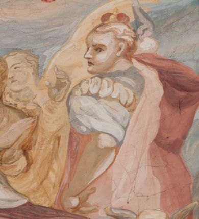 Zdjęcie nr 145: Iluzjonistyczną dekoracją malarską pokryto ściany kaplicy oraz strefę ponadcokołową: ściany tarczowe, pendentywy wokół stiukowych kartuszy herbowych oraz czaszę kopuły i wnętrze latarni. Ściany dolnej części podzielono na dwie strefy. Dolną tworzą zlokalizowane w narożach ścian iluzjonistycznie malowane pary nisz o konchach wypełnionych muszlą. W niszach ukazano osiem stojących frontalnie postaci starców, bez atrybutów i nimbów. Zapewne w ten sposób przedstawiono proroków lub apostołów. Każda z postaci ubrana jest w tunikę oraz płaszcz. Różnicuje je jedynie układ rąk, sposób kształtowania zarostu oraz kolorystyka szat. W drugiej strefie w przyłuczach arkad ukazano całopostaciowe przedstawienia uskrzydlonych aniołów trzymających narzędzia męki Pańskiej. Na ścianie wschodniej anioł prezentuje chustę Weroniki (z prawej) oraz latarnię (z lewej). Po bokach wejścia do kaplicy na ścianie północnej po prawej stronie anioł trzyma lancę i koronę cierniową, a po lewej krzyż. Z kolei na ścianie wschodniej po prawej ukazano anioła z drabiną, a po lewej z gąbką na trzcinie. Natomiast na ścianie południowej, po obu stronach zwieńczenia nagrobka, przedstawiono z prawej anioła z włócznią, a po lewej anioła z wiązką do biczowania. W tej strefie bezpośrednio przy łukach arkad wyobrażono leżące postacie geniuszy malowanych w technice en grisaille. Pod arkadą na ścianie wschodniej (ołtarzowej), ukazano dolną część owalnego jasno ugrowego baldachimu z lambrekinem i zielone, opadające paludamentum, rozsuwane kotarowo przez dwa uskrzydlone anioły. Dekoracja stanowi oprawę dla wiszącego tu obrazu Matki Boskiej z Dzieciątkiem w bogato rzeźbionej ramie. Z kolei na ścianie zachodniej wyobrażono monumentalną scenę Zdjęcia z krzyża. Jest to zwarta kompozycja ogniskująca się na wysokim drewnianym krzyżu, z którego ściągane jest martwe ciało Chrystusa. Z dwóch stron dłuższych ramion krzyż podtrzymują dwaj aniołowie. Ciało Jezusa opuszczane jest na białym pasie tkaniny przewiązanym pod jego ramionami. Chrystus ze zwisającą głową ma ręce ułożone wzdłuż ciała. Biodra przepasane ma białym perizonium. Jego skrzyżowane nogi są ugięte i jeszcze przybite gwoździem do krzyża. Gwóźdź wyciąga z nich obcęgami mężczyzna w niebieskiej, podwiniętej koszuli. Ciało opuszczają dwaj mężczyźni widoczni za poprzecznymi ramionami krzyża, trzymający końce taśmy. Człowiek z lewej strony w niebieskiej koszuli dodatkowo odbiera drugą białą taśmę od mężczyzny ubranego w szaroczarny strój. Osoba ta stoi na drabinie opartej o poprzeczne ramię krzyża. Drugi mężczyzna za krzyżem, w brązowej koszuli, lewą ręką trzyma koniec taśmy, a w uniesionej prawej młotek. Ciało Zbawiciela podtrzymuje lewą ręką kolejny mężczyzna stojący tyłem do widza na drugiej drabinie opartej o lewe ramię krzyża. Jest on ubrany w krótkie brązowe spodenki i bladozieloną koszulę. Pod krzyżem stoi zwarta siedmioosobowa grupa. Najprawdopodobniej z prawej strony ukazano św. Jana i Matkę Boską, na środku dwóch żołnierzy w ostro zakończonych hełmach, dwie kobiety, w tym zapewne Marię Magdalenę i starca widocznego z lewej strony kompozycji. Na ścianach tarczowych nad gzymsem wyobrażono po bokach okrągłych okien siedzących czterech ewangelistów i czterech ojców Kościoła. Na ścianie wschodniej znalazł się z prawej św. Jan z orłem, który w dziobie trzyma złoty kałamarz, a po lewej św. Mateusz rozmawiający z aniołem. Z kolei na ścianie południowej po lewej stronie przedstawiono św. Marka z lwem oraz św. Ambrożego trzymającego w prawej ręce naczynie z wylewającym się miodem. Na ścianie zachodniej z lewej znalazł się czytający św. Augustyn z sercem na dłoni, a z prawej św. Grzegorz Wielki z widoczną za nim tiarą i sową. Na ścianie północnej po lewej ukazano św. Hieronima z leżącym lwem, a po prawej stronie św. Łukasz z wołem. W pendentywach wykonano malarską dekorację w formie wijącej się wstęgi, na tle której widnieją stiukowe kartusze rollwerkowe, o owalnych kaboszonowych polach czwórdzielnych w krzyż. Po stronie wschodniej w pendentywach znajdują się dwa puste kartusze z niezachowanymi herbami. Natomiast herby zachowały się w pendentywach po stronie zachodniej. Na pendentywie północno-zachodnim: Jastrzębiec, Nowina, Gozdawa, Pobóg, a na południowo-zachodnim Gryf, Kotwicz, Kotwicz, Zabawa. W kopule wyobrażono Koronację Matki Boskiej adorowanej przez różnych świętych. Scenę koronacji Marii przez Trójcę Świętą przedstawiono w części wschodniej czaszy. Ukazana frontalnie Maria klęczy ze złożonymi rękami do modlitwy na obłokach. Ma owalną twarz okoloną jasnymi długimi włosami rozsypującymi się na jej ramiona. Na uniesionej ku górze głowie ma ubraną zsuwającą się białą chustę okrywającą włosy. Madonna ubrana jest w zasłaniający jej ramiona bladoniebieski płaszcz, opadający po bokach na obłoki. Nieznacznie wyżej z prawej strony na obłokach siedzi Bóg Ojciec. Wyobrażono go w trzech czwartych w prawo. Jest to starszy mężczyzna o siwych włosach i brodzie. W wyciągniętej prawej ręce nad głową Marii wraz z Chrystusem trzyma złotą koronę w typie zamkniętym. Z kolei w lewej podtrzymuje glob ze złotym krzyżykiem. Bóg Ojciec na głowie ma tiarę papieską. Ubrany jest w szaro-niebieską szatę oraz wzorzystą złotą kapę narzuconą na ramiona i spiętą pod szyją klamrą, z połami okrywającymi nogi. Naprzeciwko siedzi Chrystus widoczny w trzech czwartych w lewo z twarzą ukazaną w profilu. W wyciągniętej prawej ręce trzyma wraz z Bogiem Ojcem koronę, a lewą podtrzymuje złote berło. Chrystus ma jasne włosy opadające puklami na ramiona i podobną krótką brodę. Na głowie ma otwartą złotą koronę. Został przedstawiony z nagim torsem, na którym zaznaczono przebity bok. Jego postać otacza narzucony na ramiona bladoczerwony całun udrapowany w formie płaszcza. Nad koroną bliżej głowy Boga Ojca widoczna jest gołębica Ducha Świętego otoczona świetlistym otokiem. Ponad sceną koronacji wokół otworu do latarni wyobrażono wirujące złocisto-szare obłoki, na tle których widać uskrzydlone główki aniołków oraz postacie mniejszych i większych aniołków, które muzykują na różnych instrumentach, bądź też trzymają gałązki palmowe lub kwiaty albo kwiaty rozsypują. Uskrzydlone główki aniołków widoczne są także pośród obłoków, na których klęczy Madonna. Z prawej strony koronacji wyobrażono dwóch biskupów. Starszy, być może św. Wojciech, został przedstawiony w postawie półklęczącej w trzech czwartych w lewo. Prawą ręką zdaje się wskazywać na scenę koronacji, lewą zaś przyciska do piersi. Ma odkrytą głowę z widocznymi siwymi włosami i taką samą brodą. Ubrany jest w niebiesko-zielonkawą kapę ze złotym kapturem zakończonym chwostem. Na ziemi przy jego stopie widoczna jest złota infuła. Świętemu przyglądają się dwaj aniołowie widoczni z tyłu. Za nim klęczy młodszy biskup z leżącym przy nim na ziemi pastorałem i mieczem. Zapewne jest to św. Stanisław ze Szczepanowa. Święty ukazany został frontalnie z prawą ręką przyciśniętą do piersi, a z lewą nieznacznie odsuniętą w bok. Ma pociągłą twarz o krótkich jasnych włosach i podobnym zaroście. Ubrany jest w albę oraz szaro-bordową kapę o złotym kapturze. Przy jego kolanach stoi złota infuła, a za nim widoczny jest anioł z gałązką palmową. Za św. Stanisławem w rozwianych szatach klęczy św. Jadwiga Śląska, którą identyfikuje bryła kościoła widoczna przy jej stopach. Postać Jadwigi ukazano w profilu z założonymi rękami przed sobą. Na głowie ma niewielką złotą koronę, spod której widoczna jest biała chusta okrywająca włosy. Ubrana jest w bladoczerwoną suknię przepasaną w talii i narzucony na ramiona bladoszkarłatny płaszcz z gronostajowym kołnierzem i obszyciem. Za św. Jadwigą stoi inna święta z odsłoniętą lewą ręką wspartą o bok. Brak atrybutu nie pozwala na jej identyfikację. Ukazano ją w trzech czwartych w prawo z głową w profilu. Ma owalną twarz z wydatnym nosem. Na głowie ma niewielką złotą koronę, spod której widać jasną chustę okrywającą włosy. Ubrana jest w złocisto-szarą suknię z krótkimi rękawami i bladoczerwony rozwiany płaszcz. Pomiędzy obiema kobietami widać dwie postacie uskrzydlonych aniołów. Za świętymi siedzi z otwartą księgą wyobrażony frontalnie św. Jana Kanty. Jest to mężczyzna w średnim wieku z wysokim czołem, krótkimi brązowymi włosami i podobną brodą. Ubrany jest w bladofioletową togę akademicką z gronostajową peleryną. Trzymana przez niego księga ma czerwone okładki. Obok św. Jana Kantego namalowano czteroosobową grupę starszych mężczyzn. Pierwszy z nich, ujętych w trzech czwartych w prawo, zdaje się przyklękając, odbierać prawą ręką palmę męczeństwa podawaną mu przez widocznego nad nim anioła. Lewą ma ułożoną wzdłuż ciała. Ma podłużną twarz widoczną z profilu, otoczoną białymi włosami i spiczastą białą brodą. Ubrany jest w rozwianą jasnobeżową szatę przewiązaną w pasie i taki sam płaszcz narzucony na prawe ramię. Lewy rękaw tuniki jest podciągnięty, odsłaniając przedramię ręki. Na lewej nodze widoczny jest sandał. Za nim przedstawiono klęczącego w ujęciu trzech czwartych w lewo zakonnika eremitę, być może św. Pawła Pustelnika w białym habicie paulińskim. Zakonnik na wysokości bioder ma rozsunięte ręce. Jego twarz o wydatnym nosie otacza krzaczasta, długa, biała broda oraz białe włosy. W głębi za nim częściowo widać dwóch innych brodatych mężczyzn w beżowych szatach. Jeden z nich trzyma w dłoni palmę. W niewielkiej odległości za grupą mężczyzn na pierwszym planie klęczy na obłoku ukazany frontalnie św. Jacek. W rękach uniesionych na wysokości piersi trzyma wieżycową, złotą monstrancję i figurę Matki Boskiej. Dominikanin został przedstawiony z wysokim łysym czołem i wianuszkiem siwiejących włosów. Jego pociągła twarz o wyrazistym nosie i wąskich, nieznacznie zaciśniętych ustach pozbawiona jest zarostu. Ubrany jest w dominikański habit z czarnoniebieskim płaszczem. Z lewej strony sceny koronacji namalowano grupę czterech świętych. Na pierwszym planie widać klęczącego św. Stanisława Kostkę, wspartego na długim kiju z przywiązanym do niego węzełkiem. Święty został przedstawiony w profilu. Ma młodzieńczą, owalną twarz z krótkimi brązowymi włosami i rumianymi policzkami. Ubrany jest w bladobeżowy płaszcz, spod którego widać jasnoseledynową szatę. Za Stanisławem Kostką wyłania się w półpostaci św. Jan Nepomucen z drewnianym krzyżem podtrzymywanym lewą ręką. Jest to dojrzały mężczyzna o pociągłej twarzy, z brązowymi włosami i brodą. Z prawej strony św. Stanisława Kostki ukazano stojące dwie zakonnice, św. Kingę i zapewne bł. Salomeę. Kingę ukazano frontalnie w kontrapoście z głową uniesioną ku niebu w jasnobeżowym habicie klaryski wpadającym w brąz. Księżna prawą ręką przyciska do piersi bryłę soli, a w opuszczonej lewej trzyma kwiat lilii. U jej stóp widać model kościoła klasztornego w Starym Sączu. Obok stoi najprawdopodobniej bł. Salomea. Ukazano ją w mocnym kontrapoście, z dłońmi splecionymi na piersi i spojrzeniem skierowanym ku ziemi. Ubrana jest w rozwiany szaroniebieski habit i jasny welon. Wnętrze latarni wypełniają uskrzydlone głowy aniołków na tle złocisto-szarych obłoków.    







