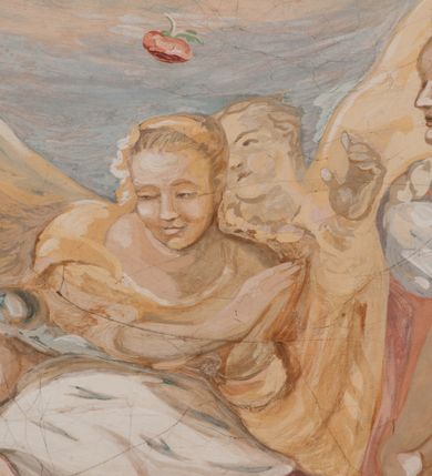 Zdjęcie nr 146: Iluzjonistyczną dekoracją malarską pokryto ściany kaplicy oraz strefę ponadcokołową: ściany tarczowe, pendentywy wokół stiukowych kartuszy herbowych oraz czaszę kopuły i wnętrze latarni. Ściany dolnej części podzielono na dwie strefy. Dolną tworzą zlokalizowane w narożach ścian iluzjonistycznie malowane pary nisz o konchach wypełnionych muszlą. W niszach ukazano osiem stojących frontalnie postaci starców, bez atrybutów i nimbów. Zapewne w ten sposób przedstawiono proroków lub apostołów. Każda z postaci ubrana jest w tunikę oraz płaszcz. Różnicuje je jedynie układ rąk, sposób kształtowania zarostu oraz kolorystyka szat. W drugiej strefie w przyłuczach arkad ukazano całopostaciowe przedstawienia uskrzydlonych aniołów trzymających narzędzia męki Pańskiej. Na ścianie wschodniej anioł prezentuje chustę Weroniki (z prawej) oraz latarnię (z lewej). Po bokach wejścia do kaplicy na ścianie północnej po prawej stronie anioł trzyma lancę i koronę cierniową, a po lewej krzyż. Z kolei na ścianie wschodniej po prawej ukazano anioła z drabiną, a po lewej z gąbką na trzcinie. Natomiast na ścianie południowej, po obu stronach zwieńczenia nagrobka, przedstawiono z prawej anioła z włócznią, a po lewej anioła z wiązką do biczowania. W tej strefie bezpośrednio przy łukach arkad wyobrażono leżące postacie geniuszy malowanych w technice en grisaille. Pod arkadą na ścianie wschodniej (ołtarzowej), ukazano dolną część owalnego jasno ugrowego baldachimu z lambrekinem i zielone, opadające paludamentum, rozsuwane kotarowo przez dwa uskrzydlone anioły. Dekoracja stanowi oprawę dla wiszącego tu obrazu Matki Boskiej z Dzieciątkiem w bogato rzeźbionej ramie. Z kolei na ścianie zachodniej wyobrażono monumentalną scenę Zdjęcia z krzyża. Jest to zwarta kompozycja ogniskująca się na wysokim drewnianym krzyżu, z którego ściągane jest martwe ciało Chrystusa. Z dwóch stron dłuższych ramion krzyż podtrzymują dwaj aniołowie. Ciało Jezusa opuszczane jest na białym pasie tkaniny przewiązanym pod jego ramionami. Chrystus ze zwisającą głową ma ręce ułożone wzdłuż ciała. Biodra przepasane ma białym perizonium. Jego skrzyżowane nogi są ugięte i jeszcze przybite gwoździem do krzyża. Gwóźdź wyciąga z nich obcęgami mężczyzna w niebieskiej, podwiniętej koszuli. Ciało opuszczają dwaj mężczyźni widoczni za poprzecznymi ramionami krzyża, trzymający końce taśmy. Człowiek z lewej strony w niebieskiej koszuli dodatkowo odbiera drugą białą taśmę od mężczyzny ubranego w szaroczarny strój. Osoba ta stoi na drabinie opartej o poprzeczne ramię krzyża. Drugi mężczyzna za krzyżem, w brązowej koszuli, lewą ręką trzyma koniec taśmy, a w uniesionej prawej młotek. Ciało Zbawiciela podtrzymuje lewą ręką kolejny mężczyzna stojący tyłem do widza na drugiej drabinie opartej o lewe ramię krzyża. Jest on ubrany w krótkie brązowe spodenki i bladozieloną koszulę. Pod krzyżem stoi zwarta siedmioosobowa grupa. Najprawdopodobniej z prawej strony ukazano św. Jana i Matkę Boską, na środku dwóch żołnierzy w ostro zakończonych hełmach, dwie kobiety, w tym zapewne Marię Magdalenę i starca widocznego z lewej strony kompozycji. Na ścianach tarczowych nad gzymsem wyobrażono po bokach okrągłych okien siedzących czterech ewangelistów i czterech ojców Kościoła. Na ścianie wschodniej znalazł się z prawej św. Jan z orłem, który w dziobie trzyma złoty kałamarz, a po lewej św. Mateusz rozmawiający z aniołem. Z kolei na ścianie południowej po lewej stronie przedstawiono św. Marka z lwem oraz św. Ambrożego trzymającego w prawej ręce naczynie z wylewającym się miodem. Na ścianie zachodniej z lewej znalazł się czytający św. Augustyn z sercem na dłoni, a z prawej św. Grzegorz Wielki z widoczną za nim tiarą i sową. Na ścianie północnej po lewej ukazano św. Hieronima z leżącym lwem, a po prawej stronie św. Łukasz z wołem. W pendentywach wykonano malarską dekorację w formie wijącej się wstęgi, na tle której widnieją stiukowe kartusze rollwerkowe, o owalnych kaboszonowych polach czwórdzielnych w krzyż. Po stronie wschodniej w pendentywach znajdują się dwa puste kartusze z niezachowanymi herbami. Natomiast herby zachowały się w pendentywach po stronie zachodniej. Na pendentywie północno-zachodnim: Jastrzębiec, Nowina, Gozdawa, Pobóg, a na południowo-zachodnim Gryf, Kotwicz, Kotwicz, Zabawa. W kopule wyobrażono Koronację Matki Boskiej adorowanej przez różnych świętych. Scenę koronacji Marii przez Trójcę Świętą przedstawiono w części wschodniej czaszy. Ukazana frontalnie Maria klęczy ze złożonymi rękami do modlitwy na obłokach. Ma owalną twarz okoloną jasnymi długimi włosami rozsypującymi się na jej ramiona. Na uniesionej ku górze głowie ma ubraną zsuwającą się białą chustę okrywającą włosy. Madonna ubrana jest w zasłaniający jej ramiona bladoniebieski płaszcz, opadający po bokach na obłoki. Nieznacznie wyżej z prawej strony na obłokach siedzi Bóg Ojciec. Wyobrażono go w trzech czwartych w prawo. Jest to starszy mężczyzna o siwych włosach i brodzie. W wyciągniętej prawej ręce nad głową Marii wraz z Chrystusem trzyma złotą koronę w typie zamkniętym. Z kolei w lewej podtrzymuje glob ze złotym krzyżykiem. Bóg Ojciec na głowie ma tiarę papieską. Ubrany jest w szaro-niebieską szatę oraz wzorzystą złotą kapę narzuconą na ramiona i spiętą pod szyją klamrą, z połami okrywającymi nogi. Naprzeciwko siedzi Chrystus widoczny w trzech czwartych w lewo z twarzą ukazaną w profilu. W wyciągniętej prawej ręce trzyma wraz z Bogiem Ojcem koronę, a lewą podtrzymuje złote berło. Chrystus ma jasne włosy opadające puklami na ramiona i podobną krótką brodę. Na głowie ma otwartą złotą koronę. Został przedstawiony z nagim torsem, na którym zaznaczono przebity bok. Jego postać otacza narzucony na ramiona bladoczerwony całun udrapowany w formie płaszcza. Nad koroną bliżej głowy Boga Ojca widoczna jest gołębica Ducha Świętego otoczona świetlistym otokiem. Ponad sceną koronacji wokół otworu do latarni wyobrażono wirujące złocisto-szare obłoki, na tle których widać uskrzydlone główki aniołków oraz postacie mniejszych i większych aniołków, które muzykują na różnych instrumentach, bądź też trzymają gałązki palmowe lub kwiaty albo kwiaty rozsypują. Uskrzydlone główki aniołków widoczne są także pośród obłoków, na których klęczy Madonna. Z prawej strony koronacji wyobrażono dwóch biskupów. Starszy, być może św. Wojciech, został przedstawiony w postawie półklęczącej w trzech czwartych w lewo. Prawą ręką zdaje się wskazywać na scenę koronacji, lewą zaś przyciska do piersi. Ma odkrytą głowę z widocznymi siwymi włosami i taką samą brodą. Ubrany jest w niebiesko-zielonkawą kapę ze złotym kapturem zakończonym chwostem. Na ziemi przy jego stopie widoczna jest złota infuła. Świętemu przyglądają się dwaj aniołowie widoczni z tyłu. Za nim klęczy młodszy biskup z leżącym przy nim na ziemi pastorałem i mieczem. Zapewne jest to św. Stanisław ze Szczepanowa. Święty ukazany został frontalnie z prawą ręką przyciśniętą do piersi, a z lewą nieznacznie odsuniętą w bok. Ma pociągłą twarz o krótkich jasnych włosach i podobnym zaroście. Ubrany jest w albę oraz szaro-bordową kapę o złotym kapturze. Przy jego kolanach stoi złota infuła, a za nim widoczny jest anioł z gałązką palmową. Za św. Stanisławem w rozwianych szatach klęczy św. Jadwiga Śląska, którą identyfikuje bryła kościoła widoczna przy jej stopach. Postać Jadwigi ukazano w profilu z założonymi rękami przed sobą. Na głowie ma niewielką złotą koronę, spod której widoczna jest biała chusta okrywająca włosy. Ubrana jest w bladoczerwoną suknię przepasaną w talii i narzucony na ramiona bladoszkarłatny płaszcz z gronostajowym kołnierzem i obszyciem. Za św. Jadwigą stoi inna święta z odsłoniętą lewą ręką wspartą o bok. Brak atrybutu nie pozwala na jej identyfikację. Ukazano ją w trzech czwartych w prawo z głową w profilu. Ma owalną twarz z wydatnym nosem. Na głowie ma niewielką złotą koronę, spod której widać jasną chustę okrywającą włosy. Ubrana jest w złocisto-szarą suknię z krótkimi rękawami i bladoczerwony rozwiany płaszcz. Pomiędzy obiema kobietami widać dwie postacie uskrzydlonych aniołów. Za świętymi siedzi z otwartą księgą wyobrażony frontalnie św. Jana Kanty. Jest to mężczyzna w średnim wieku z wysokim czołem, krótkimi brązowymi włosami i podobną brodą. Ubrany jest w bladofioletową togę akademicką z gronostajową peleryną. Trzymana przez niego księga ma czerwone okładki. Obok św. Jana Kantego namalowano czteroosobową grupę starszych mężczyzn. Pierwszy z nich, ujętych w trzech czwartych w prawo, zdaje się przyklękając, odbierać prawą ręką palmę męczeństwa podawaną mu przez widocznego nad nim anioła. Lewą ma ułożoną wzdłuż ciała. Ma podłużną twarz widoczną z profilu, otoczoną białymi włosami i spiczastą białą brodą. Ubrany jest w rozwianą jasnobeżową szatę przewiązaną w pasie i taki sam płaszcz narzucony na prawe ramię. Lewy rękaw tuniki jest podciągnięty, odsłaniając przedramię ręki. Na lewej nodze widoczny jest sandał. Za nim przedstawiono klęczącego w ujęciu trzech czwartych w lewo zakonnika eremitę, być może św. Pawła Pustelnika w białym habicie paulińskim. Zakonnik na wysokości bioder ma rozsunięte ręce. Jego twarz o wydatnym nosie otacza krzaczasta, długa, biała broda oraz białe włosy. W głębi za nim częściowo widać dwóch innych brodatych mężczyzn w beżowych szatach. Jeden z nich trzyma w dłoni palmę. W niewielkiej odległości za grupą mężczyzn na pierwszym planie klęczy na obłoku ukazany frontalnie św. Jacek. W rękach uniesionych na wysokości piersi trzyma wieżycową, złotą monstrancję i figurę Matki Boskiej. Dominikanin został przedstawiony z wysokim łysym czołem i wianuszkiem siwiejących włosów. Jego pociągła twarz o wyrazistym nosie i wąskich, nieznacznie zaciśniętych ustach pozbawiona jest zarostu. Ubrany jest w dominikański habit z czarnoniebieskim płaszczem. Z lewej strony sceny koronacji namalowano grupę czterech świętych. Na pierwszym planie widać klęczącego św. Stanisława Kostkę, wspartego na długim kiju z przywiązanym do niego węzełkiem. Święty został przedstawiony w profilu. Ma młodzieńczą, owalną twarz z krótkimi brązowymi włosami i rumianymi policzkami. Ubrany jest w bladobeżowy płaszcz, spod którego widać jasnoseledynową szatę. Za Stanisławem Kostką wyłania się w półpostaci św. Jan Nepomucen z drewnianym krzyżem podtrzymywanym lewą ręką. Jest to dojrzały mężczyzna o pociągłej twarzy, z brązowymi włosami i brodą. Z prawej strony św. Stanisława Kostki ukazano stojące dwie zakonnice, św. Kingę i zapewne bł. Salomeę. Kingę ukazano frontalnie w kontrapoście z głową uniesioną ku niebu w jasnobeżowym habicie klaryski wpadającym w brąz. Księżna prawą ręką przyciska do piersi bryłę soli, a w opuszczonej lewej trzyma kwiat lilii. U jej stóp widać model kościoła klasztornego w Starym Sączu. Obok stoi najprawdopodobniej bł. Salomea. Ukazano ją w mocnym kontrapoście, z dłońmi splecionymi na piersi i spojrzeniem skierowanym ku ziemi. Ubrana jest w rozwiany szaroniebieski habit i jasny welon. Wnętrze latarni wypełniają uskrzydlone głowy aniołków na tle złocisto-szarych obłoków.    







