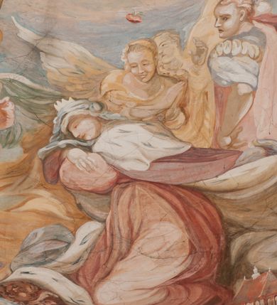 Zdjęcie nr 148: Iluzjonistyczną dekoracją malarską pokryto ściany kaplicy oraz strefę ponadcokołową: ściany tarczowe, pendentywy wokół stiukowych kartuszy herbowych oraz czaszę kopuły i wnętrze latarni. Ściany dolnej części podzielono na dwie strefy. Dolną tworzą zlokalizowane w narożach ścian iluzjonistycznie malowane pary nisz o konchach wypełnionych muszlą. W niszach ukazano osiem stojących frontalnie postaci starców, bez atrybutów i nimbów. Zapewne w ten sposób przedstawiono proroków lub apostołów. Każda z postaci ubrana jest w tunikę oraz płaszcz. Różnicuje je jedynie układ rąk, sposób kształtowania zarostu oraz kolorystyka szat. W drugiej strefie w przyłuczach arkad ukazano całopostaciowe przedstawienia uskrzydlonych aniołów trzymających narzędzia męki Pańskiej. Na ścianie wschodniej anioł prezentuje chustę Weroniki (z prawej) oraz latarnię (z lewej). Po bokach wejścia do kaplicy na ścianie północnej po prawej stronie anioł trzyma lancę i koronę cierniową, a po lewej krzyż. Z kolei na ścianie wschodniej po prawej ukazano anioła z drabiną, a po lewej z gąbką na trzcinie. Natomiast na ścianie południowej, po obu stronach zwieńczenia nagrobka, przedstawiono z prawej anioła z włócznią, a po lewej anioła z wiązką do biczowania. W tej strefie bezpośrednio przy łukach arkad wyobrażono leżące postacie geniuszy malowanych w technice en grisaille. Pod arkadą na ścianie wschodniej (ołtarzowej), ukazano dolną część owalnego jasno ugrowego baldachimu z lambrekinem i zielone, opadające paludamentum, rozsuwane kotarowo przez dwa uskrzydlone anioły. Dekoracja stanowi oprawę dla wiszącego tu obrazu Matki Boskiej z Dzieciątkiem w bogato rzeźbionej ramie. Z kolei na ścianie zachodniej wyobrażono monumentalną scenę Zdjęcia z krzyża. Jest to zwarta kompozycja ogniskująca się na wysokim drewnianym krzyżu, z którego ściągane jest martwe ciało Chrystusa. Z dwóch stron dłuższych ramion krzyż podtrzymują dwaj aniołowie. Ciało Jezusa opuszczane jest na białym pasie tkaniny przewiązanym pod jego ramionami. Chrystus ze zwisającą głową ma ręce ułożone wzdłuż ciała. Biodra przepasane ma białym perizonium. Jego skrzyżowane nogi są ugięte i jeszcze przybite gwoździem do krzyża. Gwóźdź wyciąga z nich obcęgami mężczyzna w niebieskiej, podwiniętej koszuli. Ciało opuszczają dwaj mężczyźni widoczni za poprzecznymi ramionami krzyża, trzymający końce taśmy. Człowiek z lewej strony w niebieskiej koszuli dodatkowo odbiera drugą białą taśmę od mężczyzny ubranego w szaroczarny strój. Osoba ta stoi na drabinie opartej o poprzeczne ramię krzyża. Drugi mężczyzna za krzyżem, w brązowej koszuli, lewą ręką trzyma koniec taśmy, a w uniesionej prawej młotek. Ciało Zbawiciela podtrzymuje lewą ręką kolejny mężczyzna stojący tyłem do widza na drugiej drabinie opartej o lewe ramię krzyża. Jest on ubrany w krótkie brązowe spodenki i bladozieloną koszulę. Pod krzyżem stoi zwarta siedmioosobowa grupa. Najprawdopodobniej z prawej strony ukazano św. Jana i Matkę Boską, na środku dwóch żołnierzy w ostro zakończonych hełmach, dwie kobiety, w tym zapewne Marię Magdalenę i starca widocznego z lewej strony kompozycji. Na ścianach tarczowych nad gzymsem wyobrażono po bokach okrągłych okien siedzących czterech ewangelistów i czterech ojców Kościoła. Na ścianie wschodniej znalazł się z prawej św. Jan z orłem, który w dziobie trzyma złoty kałamarz, a po lewej św. Mateusz rozmawiający z aniołem. Z kolei na ścianie południowej po lewej stronie przedstawiono św. Marka z lwem oraz św. Ambrożego trzymającego w prawej ręce naczynie z wylewającym się miodem. Na ścianie zachodniej z lewej znalazł się czytający św. Augustyn z sercem na dłoni, a z prawej św. Grzegorz Wielki z widoczną za nim tiarą i sową. Na ścianie północnej po lewej ukazano św. Hieronima z leżącym lwem, a po prawej stronie św. Łukasz z wołem. W pendentywach wykonano malarską dekorację w formie wijącej się wstęgi, na tle której widnieją stiukowe kartusze rollwerkowe, o owalnych kaboszonowych polach czwórdzielnych w krzyż. Po stronie wschodniej w pendentywach znajdują się dwa puste kartusze z niezachowanymi herbami. Natomiast herby zachowały się w pendentywach po stronie zachodniej. Na pendentywie północno-zachodnim: Jastrzębiec, Nowina, Gozdawa, Pobóg, a na południowo-zachodnim Gryf, Kotwicz, Kotwicz, Zabawa. W kopule wyobrażono Koronację Matki Boskiej adorowanej przez różnych świętych. Scenę koronacji Marii przez Trójcę Świętą przedstawiono w części wschodniej czaszy. Ukazana frontalnie Maria klęczy ze złożonymi rękami do modlitwy na obłokach. Ma owalną twarz okoloną jasnymi długimi włosami rozsypującymi się na jej ramiona. Na uniesionej ku górze głowie ma ubraną zsuwającą się białą chustę okrywającą włosy. Madonna ubrana jest w zasłaniający jej ramiona bladoniebieski płaszcz, opadający po bokach na obłoki. Nieznacznie wyżej z prawej strony na obłokach siedzi Bóg Ojciec. Wyobrażono go w trzech czwartych w prawo. Jest to starszy mężczyzna o siwych włosach i brodzie. W wyciągniętej prawej ręce nad głową Marii wraz z Chrystusem trzyma złotą koronę w typie zamkniętym. Z kolei w lewej podtrzymuje glob ze złotym krzyżykiem. Bóg Ojciec na głowie ma tiarę papieską. Ubrany jest w szaro-niebieską szatę oraz wzorzystą złotą kapę narzuconą na ramiona i spiętą pod szyją klamrą, z połami okrywającymi nogi. Naprzeciwko siedzi Chrystus widoczny w trzech czwartych w lewo z twarzą ukazaną w profilu. W wyciągniętej prawej ręce trzyma wraz z Bogiem Ojcem koronę, a lewą podtrzymuje złote berło. Chrystus ma jasne włosy opadające puklami na ramiona i podobną krótką brodę. Na głowie ma otwartą złotą koronę. Został przedstawiony z nagim torsem, na którym zaznaczono przebity bok. Jego postać otacza narzucony na ramiona bladoczerwony całun udrapowany w formie płaszcza. Nad koroną bliżej głowy Boga Ojca widoczna jest gołębica Ducha Świętego otoczona świetlistym otokiem. Ponad sceną koronacji wokół otworu do latarni wyobrażono wirujące złocisto-szare obłoki, na tle których widać uskrzydlone główki aniołków oraz postacie mniejszych i większych aniołków, które muzykują na różnych instrumentach, bądź też trzymają gałązki palmowe lub kwiaty albo kwiaty rozsypują. Uskrzydlone główki aniołków widoczne są także pośród obłoków, na których klęczy Madonna. Z prawej strony koronacji wyobrażono dwóch biskupów. Starszy, być może św. Wojciech, został przedstawiony w postawie półklęczącej w trzech czwartych w lewo. Prawą ręką zdaje się wskazywać na scenę koronacji, lewą zaś przyciska do piersi. Ma odkrytą głowę z widocznymi siwymi włosami i taką samą brodą. Ubrany jest w niebiesko-zielonkawą kapę ze złotym kapturem zakończonym chwostem. Na ziemi przy jego stopie widoczna jest złota infuła. Świętemu przyglądają się dwaj aniołowie widoczni z tyłu. Za nim klęczy młodszy biskup z leżącym przy nim na ziemi pastorałem i mieczem. Zapewne jest to św. Stanisław ze Szczepanowa. Święty ukazany został frontalnie z prawą ręką przyciśniętą do piersi, a z lewą nieznacznie odsuniętą w bok. Ma pociągłą twarz o krótkich jasnych włosach i podobnym zaroście. Ubrany jest w albę oraz szaro-bordową kapę o złotym kapturze. Przy jego kolanach stoi złota infuła, a za nim widoczny jest anioł z gałązką palmową. Za św. Stanisławem w rozwianych szatach klęczy św. Jadwiga Śląska, którą identyfikuje bryła kościoła widoczna przy jej stopach. Postać Jadwigi ukazano w profilu z założonymi rękami przed sobą. Na głowie ma niewielką złotą koronę, spod której widoczna jest biała chusta okrywająca włosy. Ubrana jest w bladoczerwoną suknię przepasaną w talii i narzucony na ramiona bladoszkarłatny płaszcz z gronostajowym kołnierzem i obszyciem. Za św. Jadwigą stoi inna święta z odsłoniętą lewą ręką wspartą o bok. Brak atrybutu nie pozwala na jej identyfikację. Ukazano ją w trzech czwartych w prawo z głową w profilu. Ma owalną twarz z wydatnym nosem. Na głowie ma niewielką złotą koronę, spod której widać jasną chustę okrywającą włosy. Ubrana jest w złocisto-szarą suknię z krótkimi rękawami i bladoczerwony rozwiany płaszcz. Pomiędzy obiema kobietami widać dwie postacie uskrzydlonych aniołów. Za świętymi siedzi z otwartą księgą wyobrażony frontalnie św. Jana Kanty. Jest to mężczyzna w średnim wieku z wysokim czołem, krótkimi brązowymi włosami i podobną brodą. Ubrany jest w bladofioletową togę akademicką z gronostajową peleryną. Trzymana przez niego księga ma czerwone okładki. Obok św. Jana Kantego namalowano czteroosobową grupę starszych mężczyzn. Pierwszy z nich, ujętych w trzech czwartych w prawo, zdaje się przyklękając, odbierać prawą ręką palmę męczeństwa podawaną mu przez widocznego nad nim anioła. Lewą ma ułożoną wzdłuż ciała. Ma podłużną twarz widoczną z profilu, otoczoną białymi włosami i spiczastą białą brodą. Ubrany jest w rozwianą jasnobeżową szatę przewiązaną w pasie i taki sam płaszcz narzucony na prawe ramię. Lewy rękaw tuniki jest podciągnięty, odsłaniając przedramię ręki. Na lewej nodze widoczny jest sandał. Za nim przedstawiono klęczącego w ujęciu trzech czwartych w lewo zakonnika eremitę, być może św. Pawła Pustelnika w białym habicie paulińskim. Zakonnik na wysokości bioder ma rozsunięte ręce. Jego twarz o wydatnym nosie otacza krzaczasta, długa, biała broda oraz białe włosy. W głębi za nim częściowo widać dwóch innych brodatych mężczyzn w beżowych szatach. Jeden z nich trzyma w dłoni palmę. W niewielkiej odległości za grupą mężczyzn na pierwszym planie klęczy na obłoku ukazany frontalnie św. Jacek. W rękach uniesionych na wysokości piersi trzyma wieżycową, złotą monstrancję i figurę Matki Boskiej. Dominikanin został przedstawiony z wysokim łysym czołem i wianuszkiem siwiejących włosów. Jego pociągła twarz o wyrazistym nosie i wąskich, nieznacznie zaciśniętych ustach pozbawiona jest zarostu. Ubrany jest w dominikański habit z czarnoniebieskim płaszczem. Z lewej strony sceny koronacji namalowano grupę czterech świętych. Na pierwszym planie widać klęczącego św. Stanisława Kostkę, wspartego na długim kiju z przywiązanym do niego węzełkiem. Święty został przedstawiony w profilu. Ma młodzieńczą, owalną twarz z krótkimi brązowymi włosami i rumianymi policzkami. Ubrany jest w bladobeżowy płaszcz, spod którego widać jasnoseledynową szatę. Za Stanisławem Kostką wyłania się w półpostaci św. Jan Nepomucen z drewnianym krzyżem podtrzymywanym lewą ręką. Jest to dojrzały mężczyzna o pociągłej twarzy, z brązowymi włosami i brodą. Z prawej strony św. Stanisława Kostki ukazano stojące dwie zakonnice, św. Kingę i zapewne bł. Salomeę. Kingę ukazano frontalnie w kontrapoście z głową uniesioną ku niebu w jasnobeżowym habicie klaryski wpadającym w brąz. Księżna prawą ręką przyciska do piersi bryłę soli, a w opuszczonej lewej trzyma kwiat lilii. U jej stóp widać model kościoła klasztornego w Starym Sączu. Obok stoi najprawdopodobniej bł. Salomea. Ukazano ją w mocnym kontrapoście, z dłońmi splecionymi na piersi i spojrzeniem skierowanym ku ziemi. Ubrana jest w rozwiany szaroniebieski habit i jasny welon. Wnętrze latarni wypełniają uskrzydlone głowy aniołków na tle złocisto-szarych obłoków.    







