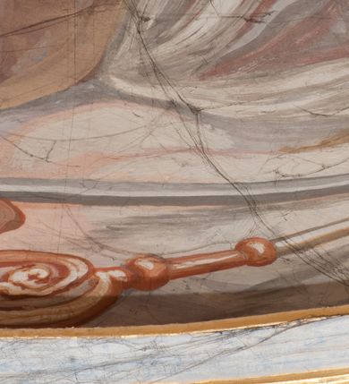 Zdjęcie nr 150: Iluzjonistyczną dekoracją malarską pokryto ściany kaplicy oraz strefę ponadcokołową: ściany tarczowe, pendentywy wokół stiukowych kartuszy herbowych oraz czaszę kopuły i wnętrze latarni. Ściany dolnej części podzielono na dwie strefy. Dolną tworzą zlokalizowane w narożach ścian iluzjonistycznie malowane pary nisz o konchach wypełnionych muszlą. W niszach ukazano osiem stojących frontalnie postaci starców, bez atrybutów i nimbów. Zapewne w ten sposób przedstawiono proroków lub apostołów. Każda z postaci ubrana jest w tunikę oraz płaszcz. Różnicuje je jedynie układ rąk, sposób kształtowania zarostu oraz kolorystyka szat. W drugiej strefie w przyłuczach arkad ukazano całopostaciowe przedstawienia uskrzydlonych aniołów trzymających narzędzia męki Pańskiej. Na ścianie wschodniej anioł prezentuje chustę Weroniki (z prawej) oraz latarnię (z lewej). Po bokach wejścia do kaplicy na ścianie północnej po prawej stronie anioł trzyma lancę i koronę cierniową, a po lewej krzyż. Z kolei na ścianie wschodniej po prawej ukazano anioła z drabiną, a po lewej z gąbką na trzcinie. Natomiast na ścianie południowej, po obu stronach zwieńczenia nagrobka, przedstawiono z prawej anioła z włócznią, a po lewej anioła z wiązką do biczowania. W tej strefie bezpośrednio przy łukach arkad wyobrażono leżące postacie geniuszy malowanych w technice en grisaille. Pod arkadą na ścianie wschodniej (ołtarzowej), ukazano dolną część owalnego jasno ugrowego baldachimu z lambrekinem i zielone, opadające paludamentum, rozsuwane kotarowo przez dwa uskrzydlone anioły. Dekoracja stanowi oprawę dla wiszącego tu obrazu Matki Boskiej z Dzieciątkiem w bogato rzeźbionej ramie. Z kolei na ścianie zachodniej wyobrażono monumentalną scenę Zdjęcia z krzyża. Jest to zwarta kompozycja ogniskująca się na wysokim drewnianym krzyżu, z którego ściągane jest martwe ciało Chrystusa. Z dwóch stron dłuższych ramion krzyż podtrzymują dwaj aniołowie. Ciało Jezusa opuszczane jest na białym pasie tkaniny przewiązanym pod jego ramionami. Chrystus ze zwisającą głową ma ręce ułożone wzdłuż ciała. Biodra przepasane ma białym perizonium. Jego skrzyżowane nogi są ugięte i jeszcze przybite gwoździem do krzyża. Gwóźdź wyciąga z nich obcęgami mężczyzna w niebieskiej, podwiniętej koszuli. Ciało opuszczają dwaj mężczyźni widoczni za poprzecznymi ramionami krzyża, trzymający końce taśmy. Człowiek z lewej strony w niebieskiej koszuli dodatkowo odbiera drugą białą taśmę od mężczyzny ubranego w szaroczarny strój. Osoba ta stoi na drabinie opartej o poprzeczne ramię krzyża. Drugi mężczyzna za krzyżem, w brązowej koszuli, lewą ręką trzyma koniec taśmy, a w uniesionej prawej młotek. Ciało Zbawiciela podtrzymuje lewą ręką kolejny mężczyzna stojący tyłem do widza na drugiej drabinie opartej o lewe ramię krzyża. Jest on ubrany w krótkie brązowe spodenki i bladozieloną koszulę. Pod krzyżem stoi zwarta siedmioosobowa grupa. Najprawdopodobniej z prawej strony ukazano św. Jana i Matkę Boską, na środku dwóch żołnierzy w ostro zakończonych hełmach, dwie kobiety, w tym zapewne Marię Magdalenę i starca widocznego z lewej strony kompozycji. Na ścianach tarczowych nad gzymsem wyobrażono po bokach okrągłych okien siedzących czterech ewangelistów i czterech ojców Kościoła. Na ścianie wschodniej znalazł się z prawej św. Jan z orłem, który w dziobie trzyma złoty kałamarz, a po lewej św. Mateusz rozmawiający z aniołem. Z kolei na ścianie południowej po lewej stronie przedstawiono św. Marka z lwem oraz św. Ambrożego trzymającego w prawej ręce naczynie z wylewającym się miodem. Na ścianie zachodniej z lewej znalazł się czytający św. Augustyn z sercem na dłoni, a z prawej św. Grzegorz Wielki z widoczną za nim tiarą i sową. Na ścianie północnej po lewej ukazano św. Hieronima z leżącym lwem, a po prawej stronie św. Łukasz z wołem. W pendentywach wykonano malarską dekorację w formie wijącej się wstęgi, na tle której widnieją stiukowe kartusze rollwerkowe, o owalnych kaboszonowych polach czwórdzielnych w krzyż. Po stronie wschodniej w pendentywach znajdują się dwa puste kartusze z niezachowanymi herbami. Natomiast herby zachowały się w pendentywach po stronie zachodniej. Na pendentywie północno-zachodnim: Jastrzębiec, Nowina, Gozdawa, Pobóg, a na południowo-zachodnim Gryf, Kotwicz, Kotwicz, Zabawa. W kopule wyobrażono Koronację Matki Boskiej adorowanej przez różnych świętych. Scenę koronacji Marii przez Trójcę Świętą przedstawiono w części wschodniej czaszy. Ukazana frontalnie Maria klęczy ze złożonymi rękami do modlitwy na obłokach. Ma owalną twarz okoloną jasnymi długimi włosami rozsypującymi się na jej ramiona. Na uniesionej ku górze głowie ma ubraną zsuwającą się białą chustę okrywającą włosy. Madonna ubrana jest w zasłaniający jej ramiona bladoniebieski płaszcz, opadający po bokach na obłoki. Nieznacznie wyżej z prawej strony na obłokach siedzi Bóg Ojciec. Wyobrażono go w trzech czwartych w prawo. Jest to starszy mężczyzna o siwych włosach i brodzie. W wyciągniętej prawej ręce nad głową Marii wraz z Chrystusem trzyma złotą koronę w typie zamkniętym. Z kolei w lewej podtrzymuje glob ze złotym krzyżykiem. Bóg Ojciec na głowie ma tiarę papieską. Ubrany jest w szaro-niebieską szatę oraz wzorzystą złotą kapę narzuconą na ramiona i spiętą pod szyją klamrą, z połami okrywającymi nogi. Naprzeciwko siedzi Chrystus widoczny w trzech czwartych w lewo z twarzą ukazaną w profilu. W wyciągniętej prawej ręce trzyma wraz z Bogiem Ojcem koronę, a lewą podtrzymuje złote berło. Chrystus ma jasne włosy opadające puklami na ramiona i podobną krótką brodę. Na głowie ma otwartą złotą koronę. Został przedstawiony z nagim torsem, na którym zaznaczono przebity bok. Jego postać otacza narzucony na ramiona bladoczerwony całun udrapowany w formie płaszcza. Nad koroną bliżej głowy Boga Ojca widoczna jest gołębica Ducha Świętego otoczona świetlistym otokiem. Ponad sceną koronacji wokół otworu do latarni wyobrażono wirujące złocisto-szare obłoki, na tle których widać uskrzydlone główki aniołków oraz postacie mniejszych i większych aniołków, które muzykują na różnych instrumentach, bądź też trzymają gałązki palmowe lub kwiaty albo kwiaty rozsypują. Uskrzydlone główki aniołków widoczne są także pośród obłoków, na których klęczy Madonna. Z prawej strony koronacji wyobrażono dwóch biskupów. Starszy, być może św. Wojciech, został przedstawiony w postawie półklęczącej w trzech czwartych w lewo. Prawą ręką zdaje się wskazywać na scenę koronacji, lewą zaś przyciska do piersi. Ma odkrytą głowę z widocznymi siwymi włosami i taką samą brodą. Ubrany jest w niebiesko-zielonkawą kapę ze złotym kapturem zakończonym chwostem. Na ziemi przy jego stopie widoczna jest złota infuła. Świętemu przyglądają się dwaj aniołowie widoczni z tyłu. Za nim klęczy młodszy biskup z leżącym przy nim na ziemi pastorałem i mieczem. Zapewne jest to św. Stanisław ze Szczepanowa. Święty ukazany został frontalnie z prawą ręką przyciśniętą do piersi, a z lewą nieznacznie odsuniętą w bok. Ma pociągłą twarz o krótkich jasnych włosach i podobnym zaroście. Ubrany jest w albę oraz szaro-bordową kapę o złotym kapturze. Przy jego kolanach stoi złota infuła, a za nim widoczny jest anioł z gałązką palmową. Za św. Stanisławem w rozwianych szatach klęczy św. Jadwiga Śląska, którą identyfikuje bryła kościoła widoczna przy jej stopach. Postać Jadwigi ukazano w profilu z założonymi rękami przed sobą. Na głowie ma niewielką złotą koronę, spod której widoczna jest biała chusta okrywająca włosy. Ubrana jest w bladoczerwoną suknię przepasaną w talii i narzucony na ramiona bladoszkarłatny płaszcz z gronostajowym kołnierzem i obszyciem. Za św. Jadwigą stoi inna święta z odsłoniętą lewą ręką wspartą o bok. Brak atrybutu nie pozwala na jej identyfikację. Ukazano ją w trzech czwartych w prawo z głową w profilu. Ma owalną twarz z wydatnym nosem. Na głowie ma niewielką złotą koronę, spod której widać jasną chustę okrywającą włosy. Ubrana jest w złocisto-szarą suknię z krótkimi rękawami i bladoczerwony rozwiany płaszcz. Pomiędzy obiema kobietami widać dwie postacie uskrzydlonych aniołów. Za świętymi siedzi z otwartą księgą wyobrażony frontalnie św. Jana Kanty. Jest to mężczyzna w średnim wieku z wysokim czołem, krótkimi brązowymi włosami i podobną brodą. Ubrany jest w bladofioletową togę akademicką z gronostajową peleryną. Trzymana przez niego księga ma czerwone okładki. Obok św. Jana Kantego namalowano czteroosobową grupę starszych mężczyzn. Pierwszy z nich, ujętych w trzech czwartych w prawo, zdaje się przyklękając, odbierać prawą ręką palmę męczeństwa podawaną mu przez widocznego nad nim anioła. Lewą ma ułożoną wzdłuż ciała. Ma podłużną twarz widoczną z profilu, otoczoną białymi włosami i spiczastą białą brodą. Ubrany jest w rozwianą jasnobeżową szatę przewiązaną w pasie i taki sam płaszcz narzucony na prawe ramię. Lewy rękaw tuniki jest podciągnięty, odsłaniając przedramię ręki. Na lewej nodze widoczny jest sandał. Za nim przedstawiono klęczącego w ujęciu trzech czwartych w lewo zakonnika eremitę, być może św. Pawła Pustelnika w białym habicie paulińskim. Zakonnik na wysokości bioder ma rozsunięte ręce. Jego twarz o wydatnym nosie otacza krzaczasta, długa, biała broda oraz białe włosy. W głębi za nim częściowo widać dwóch innych brodatych mężczyzn w beżowych szatach. Jeden z nich trzyma w dłoni palmę. W niewielkiej odległości za grupą mężczyzn na pierwszym planie klęczy na obłoku ukazany frontalnie św. Jacek. W rękach uniesionych na wysokości piersi trzyma wieżycową, złotą monstrancję i figurę Matki Boskiej. Dominikanin został przedstawiony z wysokim łysym czołem i wianuszkiem siwiejących włosów. Jego pociągła twarz o wyrazistym nosie i wąskich, nieznacznie zaciśniętych ustach pozbawiona jest zarostu. Ubrany jest w dominikański habit z czarnoniebieskim płaszczem. Z lewej strony sceny koronacji namalowano grupę czterech świętych. Na pierwszym planie widać klęczącego św. Stanisława Kostkę, wspartego na długim kiju z przywiązanym do niego węzełkiem. Święty został przedstawiony w profilu. Ma młodzieńczą, owalną twarz z krótkimi brązowymi włosami i rumianymi policzkami. Ubrany jest w bladobeżowy płaszcz, spod którego widać jasnoseledynową szatę. Za Stanisławem Kostką wyłania się w półpostaci św. Jan Nepomucen z drewnianym krzyżem podtrzymywanym lewą ręką. Jest to dojrzały mężczyzna o pociągłej twarzy, z brązowymi włosami i brodą. Z prawej strony św. Stanisława Kostki ukazano stojące dwie zakonnice, św. Kingę i zapewne bł. Salomeę. Kingę ukazano frontalnie w kontrapoście z głową uniesioną ku niebu w jasnobeżowym habicie klaryski wpadającym w brąz. Księżna prawą ręką przyciska do piersi bryłę soli, a w opuszczonej lewej trzyma kwiat lilii. U jej stóp widać model kościoła klasztornego w Starym Sączu. Obok stoi najprawdopodobniej bł. Salomea. Ukazano ją w mocnym kontrapoście, z dłońmi splecionymi na piersi i spojrzeniem skierowanym ku ziemi. Ubrana jest w rozwiany szaroniebieski habit i jasny welon. Wnętrze latarni wypełniają uskrzydlone głowy aniołków na tle złocisto-szarych obłoków.    







