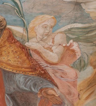 Zdjęcie nr 151: Iluzjonistyczną dekoracją malarską pokryto ściany kaplicy oraz strefę ponadcokołową: ściany tarczowe, pendentywy wokół stiukowych kartuszy herbowych oraz czaszę kopuły i wnętrze latarni. Ściany dolnej części podzielono na dwie strefy. Dolną tworzą zlokalizowane w narożach ścian iluzjonistycznie malowane pary nisz o konchach wypełnionych muszlą. W niszach ukazano osiem stojących frontalnie postaci starców, bez atrybutów i nimbów. Zapewne w ten sposób przedstawiono proroków lub apostołów. Każda z postaci ubrana jest w tunikę oraz płaszcz. Różnicuje je jedynie układ rąk, sposób kształtowania zarostu oraz kolorystyka szat. W drugiej strefie w przyłuczach arkad ukazano całopostaciowe przedstawienia uskrzydlonych aniołów trzymających narzędzia męki Pańskiej. Na ścianie wschodniej anioł prezentuje chustę Weroniki (z prawej) oraz latarnię (z lewej). Po bokach wejścia do kaplicy na ścianie północnej po prawej stronie anioł trzyma lancę i koronę cierniową, a po lewej krzyż. Z kolei na ścianie wschodniej po prawej ukazano anioła z drabiną, a po lewej z gąbką na trzcinie. Natomiast na ścianie południowej, po obu stronach zwieńczenia nagrobka, przedstawiono z prawej anioła z włócznią, a po lewej anioła z wiązką do biczowania. W tej strefie bezpośrednio przy łukach arkad wyobrażono leżące postacie geniuszy malowanych w technice en grisaille. Pod arkadą na ścianie wschodniej (ołtarzowej), ukazano dolną część owalnego jasno ugrowego baldachimu z lambrekinem i zielone, opadające paludamentum, rozsuwane kotarowo przez dwa uskrzydlone anioły. Dekoracja stanowi oprawę dla wiszącego tu obrazu Matki Boskiej z Dzieciątkiem w bogato rzeźbionej ramie. Z kolei na ścianie zachodniej wyobrażono monumentalną scenę Zdjęcia z krzyża. Jest to zwarta kompozycja ogniskująca się na wysokim drewnianym krzyżu, z którego ściągane jest martwe ciało Chrystusa. Z dwóch stron dłuższych ramion krzyż podtrzymują dwaj aniołowie. Ciało Jezusa opuszczane jest na białym pasie tkaniny przewiązanym pod jego ramionami. Chrystus ze zwisającą głową ma ręce ułożone wzdłuż ciała. Biodra przepasane ma białym perizonium. Jego skrzyżowane nogi są ugięte i jeszcze przybite gwoździem do krzyża. Gwóźdź wyciąga z nich obcęgami mężczyzna w niebieskiej, podwiniętej koszuli. Ciało opuszczają dwaj mężczyźni widoczni za poprzecznymi ramionami krzyża, trzymający końce taśmy. Człowiek z lewej strony w niebieskiej koszuli dodatkowo odbiera drugą białą taśmę od mężczyzny ubranego w szaroczarny strój. Osoba ta stoi na drabinie opartej o poprzeczne ramię krzyża. Drugi mężczyzna za krzyżem, w brązowej koszuli, lewą ręką trzyma koniec taśmy, a w uniesionej prawej młotek. Ciało Zbawiciela podtrzymuje lewą ręką kolejny mężczyzna stojący tyłem do widza na drugiej drabinie opartej o lewe ramię krzyża. Jest on ubrany w krótkie brązowe spodenki i bladozieloną koszulę. Pod krzyżem stoi zwarta siedmioosobowa grupa. Najprawdopodobniej z prawej strony ukazano św. Jana i Matkę Boską, na środku dwóch żołnierzy w ostro zakończonych hełmach, dwie kobiety, w tym zapewne Marię Magdalenę i starca widocznego z lewej strony kompozycji. Na ścianach tarczowych nad gzymsem wyobrażono po bokach okrągłych okien siedzących czterech ewangelistów i czterech ojców Kościoła. Na ścianie wschodniej znalazł się z prawej św. Jan z orłem, który w dziobie trzyma złoty kałamarz, a po lewej św. Mateusz rozmawiający z aniołem. Z kolei na ścianie południowej po lewej stronie przedstawiono św. Marka z lwem oraz św. Ambrożego trzymającego w prawej ręce naczynie z wylewającym się miodem. Na ścianie zachodniej z lewej znalazł się czytający św. Augustyn z sercem na dłoni, a z prawej św. Grzegorz Wielki z widoczną za nim tiarą i sową. Na ścianie północnej po lewej ukazano św. Hieronima z leżącym lwem, a po prawej stronie św. Łukasz z wołem. W pendentywach wykonano malarską dekorację w formie wijącej się wstęgi, na tle której widnieją stiukowe kartusze rollwerkowe, o owalnych kaboszonowych polach czwórdzielnych w krzyż. Po stronie wschodniej w pendentywach znajdują się dwa puste kartusze z niezachowanymi herbami. Natomiast herby zachowały się w pendentywach po stronie zachodniej. Na pendentywie północno-zachodnim: Jastrzębiec, Nowina, Gozdawa, Pobóg, a na południowo-zachodnim Gryf, Kotwicz, Kotwicz, Zabawa. W kopule wyobrażono Koronację Matki Boskiej adorowanej przez różnych świętych. Scenę koronacji Marii przez Trójcę Świętą przedstawiono w części wschodniej czaszy. Ukazana frontalnie Maria klęczy ze złożonymi rękami do modlitwy na obłokach. Ma owalną twarz okoloną jasnymi długimi włosami rozsypującymi się na jej ramiona. Na uniesionej ku górze głowie ma ubraną zsuwającą się białą chustę okrywającą włosy. Madonna ubrana jest w zasłaniający jej ramiona bladoniebieski płaszcz, opadający po bokach na obłoki. Nieznacznie wyżej z prawej strony na obłokach siedzi Bóg Ojciec. Wyobrażono go w trzech czwartych w prawo. Jest to starszy mężczyzna o siwych włosach i brodzie. W wyciągniętej prawej ręce nad głową Marii wraz z Chrystusem trzyma złotą koronę w typie zamkniętym. Z kolei w lewej podtrzymuje glob ze złotym krzyżykiem. Bóg Ojciec na głowie ma tiarę papieską. Ubrany jest w szaro-niebieską szatę oraz wzorzystą złotą kapę narzuconą na ramiona i spiętą pod szyją klamrą, z połami okrywającymi nogi. Naprzeciwko siedzi Chrystus widoczny w trzech czwartych w lewo z twarzą ukazaną w profilu. W wyciągniętej prawej ręce trzyma wraz z Bogiem Ojcem koronę, a lewą podtrzymuje złote berło. Chrystus ma jasne włosy opadające puklami na ramiona i podobną krótką brodę. Na głowie ma otwartą złotą koronę. Został przedstawiony z nagim torsem, na którym zaznaczono przebity bok. Jego postać otacza narzucony na ramiona bladoczerwony całun udrapowany w formie płaszcza. Nad koroną bliżej głowy Boga Ojca widoczna jest gołębica Ducha Świętego otoczona świetlistym otokiem. Ponad sceną koronacji wokół otworu do latarni wyobrażono wirujące złocisto-szare obłoki, na tle których widać uskrzydlone główki aniołków oraz postacie mniejszych i większych aniołków, które muzykują na różnych instrumentach, bądź też trzymają gałązki palmowe lub kwiaty albo kwiaty rozsypują. Uskrzydlone główki aniołków widoczne są także pośród obłoków, na których klęczy Madonna. Z prawej strony koronacji wyobrażono dwóch biskupów. Starszy, być może św. Wojciech, został przedstawiony w postawie półklęczącej w trzech czwartych w lewo. Prawą ręką zdaje się wskazywać na scenę koronacji, lewą zaś przyciska do piersi. Ma odkrytą głowę z widocznymi siwymi włosami i taką samą brodą. Ubrany jest w niebiesko-zielonkawą kapę ze złotym kapturem zakończonym chwostem. Na ziemi przy jego stopie widoczna jest złota infuła. Świętemu przyglądają się dwaj aniołowie widoczni z tyłu. Za nim klęczy młodszy biskup z leżącym przy nim na ziemi pastorałem i mieczem. Zapewne jest to św. Stanisław ze Szczepanowa. Święty ukazany został frontalnie z prawą ręką przyciśniętą do piersi, a z lewą nieznacznie odsuniętą w bok. Ma pociągłą twarz o krótkich jasnych włosach i podobnym zaroście. Ubrany jest w albę oraz szaro-bordową kapę o złotym kapturze. Przy jego kolanach stoi złota infuła, a za nim widoczny jest anioł z gałązką palmową. Za św. Stanisławem w rozwianych szatach klęczy św. Jadwiga Śląska, którą identyfikuje bryła kościoła widoczna przy jej stopach. Postać Jadwigi ukazano w profilu z założonymi rękami przed sobą. Na głowie ma niewielką złotą koronę, spod której widoczna jest biała chusta okrywająca włosy. Ubrana jest w bladoczerwoną suknię przepasaną w talii i narzucony na ramiona bladoszkarłatny płaszcz z gronostajowym kołnierzem i obszyciem. Za św. Jadwigą stoi inna święta z odsłoniętą lewą ręką wspartą o bok. Brak atrybutu nie pozwala na jej identyfikację. Ukazano ją w trzech czwartych w prawo z głową w profilu. Ma owalną twarz z wydatnym nosem. Na głowie ma niewielką złotą koronę, spod której widać jasną chustę okrywającą włosy. Ubrana jest w złocisto-szarą suknię z krótkimi rękawami i bladoczerwony rozwiany płaszcz. Pomiędzy obiema kobietami widać dwie postacie uskrzydlonych aniołów. Za świętymi siedzi z otwartą księgą wyobrażony frontalnie św. Jana Kanty. Jest to mężczyzna w średnim wieku z wysokim czołem, krótkimi brązowymi włosami i podobną brodą. Ubrany jest w bladofioletową togę akademicką z gronostajową peleryną. Trzymana przez niego księga ma czerwone okładki. Obok św. Jana Kantego namalowano czteroosobową grupę starszych mężczyzn. Pierwszy z nich, ujętych w trzech czwartych w prawo, zdaje się przyklękając, odbierać prawą ręką palmę męczeństwa podawaną mu przez widocznego nad nim anioła. Lewą ma ułożoną wzdłuż ciała. Ma podłużną twarz widoczną z profilu, otoczoną białymi włosami i spiczastą białą brodą. Ubrany jest w rozwianą jasnobeżową szatę przewiązaną w pasie i taki sam płaszcz narzucony na prawe ramię. Lewy rękaw tuniki jest podciągnięty, odsłaniając przedramię ręki. Na lewej nodze widoczny jest sandał. Za nim przedstawiono klęczącego w ujęciu trzech czwartych w lewo zakonnika eremitę, być może św. Pawła Pustelnika w białym habicie paulińskim. Zakonnik na wysokości bioder ma rozsunięte ręce. Jego twarz o wydatnym nosie otacza krzaczasta, długa, biała broda oraz białe włosy. W głębi za nim częściowo widać dwóch innych brodatych mężczyzn w beżowych szatach. Jeden z nich trzyma w dłoni palmę. W niewielkiej odległości za grupą mężczyzn na pierwszym planie klęczy na obłoku ukazany frontalnie św. Jacek. W rękach uniesionych na wysokości piersi trzyma wieżycową, złotą monstrancję i figurę Matki Boskiej. Dominikanin został przedstawiony z wysokim łysym czołem i wianuszkiem siwiejących włosów. Jego pociągła twarz o wyrazistym nosie i wąskich, nieznacznie zaciśniętych ustach pozbawiona jest zarostu. Ubrany jest w dominikański habit z czarnoniebieskim płaszczem. Z lewej strony sceny koronacji namalowano grupę czterech świętych. Na pierwszym planie widać klęczącego św. Stanisława Kostkę, wspartego na długim kiju z przywiązanym do niego węzełkiem. Święty został przedstawiony w profilu. Ma młodzieńczą, owalną twarz z krótkimi brązowymi włosami i rumianymi policzkami. Ubrany jest w bladobeżowy płaszcz, spod którego widać jasnoseledynową szatę. Za Stanisławem Kostką wyłania się w półpostaci św. Jan Nepomucen z drewnianym krzyżem podtrzymywanym lewą ręką. Jest to dojrzały mężczyzna o pociągłej twarzy, z brązowymi włosami i brodą. Z prawej strony św. Stanisława Kostki ukazano stojące dwie zakonnice, św. Kingę i zapewne bł. Salomeę. Kingę ukazano frontalnie w kontrapoście z głową uniesioną ku niebu w jasnobeżowym habicie klaryski wpadającym w brąz. Księżna prawą ręką przyciska do piersi bryłę soli, a w opuszczonej lewej trzyma kwiat lilii. U jej stóp widać model kościoła klasztornego w Starym Sączu. Obok stoi najprawdopodobniej bł. Salomea. Ukazano ją w mocnym kontrapoście, z dłońmi splecionymi na piersi i spojrzeniem skierowanym ku ziemi. Ubrana jest w rozwiany szaroniebieski habit i jasny welon. Wnętrze latarni wypełniają uskrzydlone głowy aniołków na tle złocisto-szarych obłoków.    







