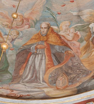 Zdjęcie nr 152: Iluzjonistyczną dekoracją malarską pokryto ściany kaplicy oraz strefę ponadcokołową: ściany tarczowe, pendentywy wokół stiukowych kartuszy herbowych oraz czaszę kopuły i wnętrze latarni. Ściany dolnej części podzielono na dwie strefy. Dolną tworzą zlokalizowane w narożach ścian iluzjonistycznie malowane pary nisz o konchach wypełnionych muszlą. W niszach ukazano osiem stojących frontalnie postaci starców, bez atrybutów i nimbów. Zapewne w ten sposób przedstawiono proroków lub apostołów. Każda z postaci ubrana jest w tunikę oraz płaszcz. Różnicuje je jedynie układ rąk, sposób kształtowania zarostu oraz kolorystyka szat. W drugiej strefie w przyłuczach arkad ukazano całopostaciowe przedstawienia uskrzydlonych aniołów trzymających narzędzia męki Pańskiej. Na ścianie wschodniej anioł prezentuje chustę Weroniki (z prawej) oraz latarnię (z lewej). Po bokach wejścia do kaplicy na ścianie północnej po prawej stronie anioł trzyma lancę i koronę cierniową, a po lewej krzyż. Z kolei na ścianie wschodniej po prawej ukazano anioła z drabiną, a po lewej z gąbką na trzcinie. Natomiast na ścianie południowej, po obu stronach zwieńczenia nagrobka, przedstawiono z prawej anioła z włócznią, a po lewej anioła z wiązką do biczowania. W tej strefie bezpośrednio przy łukach arkad wyobrażono leżące postacie geniuszy malowanych w technice en grisaille. Pod arkadą na ścianie wschodniej (ołtarzowej), ukazano dolną część owalnego jasno ugrowego baldachimu z lambrekinem i zielone, opadające paludamentum, rozsuwane kotarowo przez dwa uskrzydlone anioły. Dekoracja stanowi oprawę dla wiszącego tu obrazu Matki Boskiej z Dzieciątkiem w bogato rzeźbionej ramie. Z kolei na ścianie zachodniej wyobrażono monumentalną scenę Zdjęcia z krzyża. Jest to zwarta kompozycja ogniskująca się na wysokim drewnianym krzyżu, z którego ściągane jest martwe ciało Chrystusa. Z dwóch stron dłuższych ramion krzyż podtrzymują dwaj aniołowie. Ciało Jezusa opuszczane jest na białym pasie tkaniny przewiązanym pod jego ramionami. Chrystus ze zwisającą głową ma ręce ułożone wzdłuż ciała. Biodra przepasane ma białym perizonium. Jego skrzyżowane nogi są ugięte i jeszcze przybite gwoździem do krzyża. Gwóźdź wyciąga z nich obcęgami mężczyzna w niebieskiej, podwiniętej koszuli. Ciało opuszczają dwaj mężczyźni widoczni za poprzecznymi ramionami krzyża, trzymający końce taśmy. Człowiek z lewej strony w niebieskiej koszuli dodatkowo odbiera drugą białą taśmę od mężczyzny ubranego w szaroczarny strój. Osoba ta stoi na drabinie opartej o poprzeczne ramię krzyża. Drugi mężczyzna za krzyżem, w brązowej koszuli, lewą ręką trzyma koniec taśmy, a w uniesionej prawej młotek. Ciało Zbawiciela podtrzymuje lewą ręką kolejny mężczyzna stojący tyłem do widza na drugiej drabinie opartej o lewe ramię krzyża. Jest on ubrany w krótkie brązowe spodenki i bladozieloną koszulę. Pod krzyżem stoi zwarta siedmioosobowa grupa. Najprawdopodobniej z prawej strony ukazano św. Jana i Matkę Boską, na środku dwóch żołnierzy w ostro zakończonych hełmach, dwie kobiety, w tym zapewne Marię Magdalenę i starca widocznego z lewej strony kompozycji. Na ścianach tarczowych nad gzymsem wyobrażono po bokach okrągłych okien siedzących czterech ewangelistów i czterech ojców Kościoła. Na ścianie wschodniej znalazł się z prawej św. Jan z orłem, który w dziobie trzyma złoty kałamarz, a po lewej św. Mateusz rozmawiający z aniołem. Z kolei na ścianie południowej po lewej stronie przedstawiono św. Marka z lwem oraz św. Ambrożego trzymającego w prawej ręce naczynie z wylewającym się miodem. Na ścianie zachodniej z lewej znalazł się czytający św. Augustyn z sercem na dłoni, a z prawej św. Grzegorz Wielki z widoczną za nim tiarą i sową. Na ścianie północnej po lewej ukazano św. Hieronima z leżącym lwem, a po prawej stronie św. Łukasz z wołem. W pendentywach wykonano malarską dekorację w formie wijącej się wstęgi, na tle której widnieją stiukowe kartusze rollwerkowe, o owalnych kaboszonowych polach czwórdzielnych w krzyż. Po stronie wschodniej w pendentywach znajdują się dwa puste kartusze z niezachowanymi herbami. Natomiast herby zachowały się w pendentywach po stronie zachodniej. Na pendentywie północno-zachodnim: Jastrzębiec, Nowina, Gozdawa, Pobóg, a na południowo-zachodnim Gryf, Kotwicz, Kotwicz, Zabawa. W kopule wyobrażono Koronację Matki Boskiej adorowanej przez różnych świętych. Scenę koronacji Marii przez Trójcę Świętą przedstawiono w części wschodniej czaszy. Ukazana frontalnie Maria klęczy ze złożonymi rękami do modlitwy na obłokach. Ma owalną twarz okoloną jasnymi długimi włosami rozsypującymi się na jej ramiona. Na uniesionej ku górze głowie ma ubraną zsuwającą się białą chustę okrywającą włosy. Madonna ubrana jest w zasłaniający jej ramiona bladoniebieski płaszcz, opadający po bokach na obłoki. Nieznacznie wyżej z prawej strony na obłokach siedzi Bóg Ojciec. Wyobrażono go w trzech czwartych w prawo. Jest to starszy mężczyzna o siwych włosach i brodzie. W wyciągniętej prawej ręce nad głową Marii wraz z Chrystusem trzyma złotą koronę w typie zamkniętym. Z kolei w lewej podtrzymuje glob ze złotym krzyżykiem. Bóg Ojciec na głowie ma tiarę papieską. Ubrany jest w szaro-niebieską szatę oraz wzorzystą złotą kapę narzuconą na ramiona i spiętą pod szyją klamrą, z połami okrywającymi nogi. Naprzeciwko siedzi Chrystus widoczny w trzech czwartych w lewo z twarzą ukazaną w profilu. W wyciągniętej prawej ręce trzyma wraz z Bogiem Ojcem koronę, a lewą podtrzymuje złote berło. Chrystus ma jasne włosy opadające puklami na ramiona i podobną krótką brodę. Na głowie ma otwartą złotą koronę. Został przedstawiony z nagim torsem, na którym zaznaczono przebity bok. Jego postać otacza narzucony na ramiona bladoczerwony całun udrapowany w formie płaszcza. Nad koroną bliżej głowy Boga Ojca widoczna jest gołębica Ducha Świętego otoczona świetlistym otokiem. Ponad sceną koronacji wokół otworu do latarni wyobrażono wirujące złocisto-szare obłoki, na tle których widać uskrzydlone główki aniołków oraz postacie mniejszych i większych aniołków, które muzykują na różnych instrumentach, bądź też trzymają gałązki palmowe lub kwiaty albo kwiaty rozsypują. Uskrzydlone główki aniołków widoczne są także pośród obłoków, na których klęczy Madonna. Z prawej strony koronacji wyobrażono dwóch biskupów. Starszy, być może św. Wojciech, został przedstawiony w postawie półklęczącej w trzech czwartych w lewo. Prawą ręką zdaje się wskazywać na scenę koronacji, lewą zaś przyciska do piersi. Ma odkrytą głowę z widocznymi siwymi włosami i taką samą brodą. Ubrany jest w niebiesko-zielonkawą kapę ze złotym kapturem zakończonym chwostem. Na ziemi przy jego stopie widoczna jest złota infuła. Świętemu przyglądają się dwaj aniołowie widoczni z tyłu. Za nim klęczy młodszy biskup z leżącym przy nim na ziemi pastorałem i mieczem. Zapewne jest to św. Stanisław ze Szczepanowa. Święty ukazany został frontalnie z prawą ręką przyciśniętą do piersi, a z lewą nieznacznie odsuniętą w bok. Ma pociągłą twarz o krótkich jasnych włosach i podobnym zaroście. Ubrany jest w albę oraz szaro-bordową kapę o złotym kapturze. Przy jego kolanach stoi złota infuła, a za nim widoczny jest anioł z gałązką palmową. Za św. Stanisławem w rozwianych szatach klęczy św. Jadwiga Śląska, którą identyfikuje bryła kościoła widoczna przy jej stopach. Postać Jadwigi ukazano w profilu z założonymi rękami przed sobą. Na głowie ma niewielką złotą koronę, spod której widoczna jest biała chusta okrywająca włosy. Ubrana jest w bladoczerwoną suknię przepasaną w talii i narzucony na ramiona bladoszkarłatny płaszcz z gronostajowym kołnierzem i obszyciem. Za św. Jadwigą stoi inna święta z odsłoniętą lewą ręką wspartą o bok. Brak atrybutu nie pozwala na jej identyfikację. Ukazano ją w trzech czwartych w prawo z głową w profilu. Ma owalną twarz z wydatnym nosem. Na głowie ma niewielką złotą koronę, spod której widać jasną chustę okrywającą włosy. Ubrana jest w złocisto-szarą suknię z krótkimi rękawami i bladoczerwony rozwiany płaszcz. Pomiędzy obiema kobietami widać dwie postacie uskrzydlonych aniołów. Za świętymi siedzi z otwartą księgą wyobrażony frontalnie św. Jana Kanty. Jest to mężczyzna w średnim wieku z wysokim czołem, krótkimi brązowymi włosami i podobną brodą. Ubrany jest w bladofioletową togę akademicką z gronostajową peleryną. Trzymana przez niego księga ma czerwone okładki. Obok św. Jana Kantego namalowano czteroosobową grupę starszych mężczyzn. Pierwszy z nich, ujętych w trzech czwartych w prawo, zdaje się przyklękając, odbierać prawą ręką palmę męczeństwa podawaną mu przez widocznego nad nim anioła. Lewą ma ułożoną wzdłuż ciała. Ma podłużną twarz widoczną z profilu, otoczoną białymi włosami i spiczastą białą brodą. Ubrany jest w rozwianą jasnobeżową szatę przewiązaną w pasie i taki sam płaszcz narzucony na prawe ramię. Lewy rękaw tuniki jest podciągnięty, odsłaniając przedramię ręki. Na lewej nodze widoczny jest sandał. Za nim przedstawiono klęczącego w ujęciu trzech czwartych w lewo zakonnika eremitę, być może św. Pawła Pustelnika w białym habicie paulińskim. Zakonnik na wysokości bioder ma rozsunięte ręce. Jego twarz o wydatnym nosie otacza krzaczasta, długa, biała broda oraz białe włosy. W głębi za nim częściowo widać dwóch innych brodatych mężczyzn w beżowych szatach. Jeden z nich trzyma w dłoni palmę. W niewielkiej odległości za grupą mężczyzn na pierwszym planie klęczy na obłoku ukazany frontalnie św. Jacek. W rękach uniesionych na wysokości piersi trzyma wieżycową, złotą monstrancję i figurę Matki Boskiej. Dominikanin został przedstawiony z wysokim łysym czołem i wianuszkiem siwiejących włosów. Jego pociągła twarz o wyrazistym nosie i wąskich, nieznacznie zaciśniętych ustach pozbawiona jest zarostu. Ubrany jest w dominikański habit z czarnoniebieskim płaszczem. Z lewej strony sceny koronacji namalowano grupę czterech świętych. Na pierwszym planie widać klęczącego św. Stanisława Kostkę, wspartego na długim kiju z przywiązanym do niego węzełkiem. Święty został przedstawiony w profilu. Ma młodzieńczą, owalną twarz z krótkimi brązowymi włosami i rumianymi policzkami. Ubrany jest w bladobeżowy płaszcz, spod którego widać jasnoseledynową szatę. Za Stanisławem Kostką wyłania się w półpostaci św. Jan Nepomucen z drewnianym krzyżem podtrzymywanym lewą ręką. Jest to dojrzały mężczyzna o pociągłej twarzy, z brązowymi włosami i brodą. Z prawej strony św. Stanisława Kostki ukazano stojące dwie zakonnice, św. Kingę i zapewne bł. Salomeę. Kingę ukazano frontalnie w kontrapoście z głową uniesioną ku niebu w jasnobeżowym habicie klaryski wpadającym w brąz. Księżna prawą ręką przyciska do piersi bryłę soli, a w opuszczonej lewej trzyma kwiat lilii. U jej stóp widać model kościoła klasztornego w Starym Sączu. Obok stoi najprawdopodobniej bł. Salomea. Ukazano ją w mocnym kontrapoście, z dłońmi splecionymi na piersi i spojrzeniem skierowanym ku ziemi. Ubrana jest w rozwiany szaroniebieski habit i jasny welon. Wnętrze latarni wypełniają uskrzydlone głowy aniołków na tle złocisto-szarych obłoków.    







