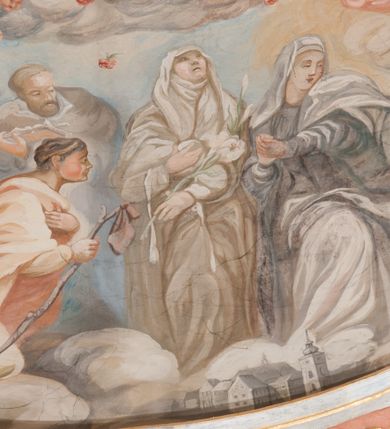 Zdjęcie nr 163: Iluzjonistyczną dekoracją malarską pokryto ściany kaplicy oraz strefę ponadcokołową: ściany tarczowe, pendentywy wokół stiukowych kartuszy herbowych oraz czaszę kopuły i wnętrze latarni. Ściany dolnej części podzielono na dwie strefy. Dolną tworzą zlokalizowane w narożach ścian iluzjonistycznie malowane pary nisz o konchach wypełnionych muszlą. W niszach ukazano osiem stojących frontalnie postaci starców, bez atrybutów i nimbów. Zapewne w ten sposób przedstawiono proroków lub apostołów. Każda z postaci ubrana jest w tunikę oraz płaszcz. Różnicuje je jedynie układ rąk, sposób kształtowania zarostu oraz kolorystyka szat. W drugiej strefie w przyłuczach arkad ukazano całopostaciowe przedstawienia uskrzydlonych aniołów trzymających narzędzia męki Pańskiej. Na ścianie wschodniej anioł prezentuje chustę Weroniki (z prawej) oraz latarnię (z lewej). Po bokach wejścia do kaplicy na ścianie północnej po prawej stronie anioł trzyma lancę i koronę cierniową, a po lewej krzyż. Z kolei na ścianie wschodniej po prawej ukazano anioła z drabiną, a po lewej z gąbką na trzcinie. Natomiast na ścianie południowej, po obu stronach zwieńczenia nagrobka, przedstawiono z prawej anioła z włócznią, a po lewej anioła z wiązką do biczowania. W tej strefie bezpośrednio przy łukach arkad wyobrażono leżące postacie geniuszy malowanych w technice en grisaille. Pod arkadą na ścianie wschodniej (ołtarzowej), ukazano dolną część owalnego jasno ugrowego baldachimu z lambrekinem i zielone, opadające paludamentum, rozsuwane kotarowo przez dwa uskrzydlone anioły. Dekoracja stanowi oprawę dla wiszącego tu obrazu Matki Boskiej z Dzieciątkiem w bogato rzeźbionej ramie. Z kolei na ścianie zachodniej wyobrażono monumentalną scenę Zdjęcia z krzyża. Jest to zwarta kompozycja ogniskująca się na wysokim drewnianym krzyżu, z którego ściągane jest martwe ciało Chrystusa. Z dwóch stron dłuższych ramion krzyż podtrzymują dwaj aniołowie. Ciało Jezusa opuszczane jest na białym pasie tkaniny przewiązanym pod jego ramionami. Chrystus ze zwisającą głową ma ręce ułożone wzdłuż ciała. Biodra przepasane ma białym perizonium. Jego skrzyżowane nogi są ugięte i jeszcze przybite gwoździem do krzyża. Gwóźdź wyciąga z nich obcęgami mężczyzna w niebieskiej, podwiniętej koszuli. Ciało opuszczają dwaj mężczyźni widoczni za poprzecznymi ramionami krzyża, trzymający końce taśmy. Człowiek z lewej strony w niebieskiej koszuli dodatkowo odbiera drugą białą taśmę od mężczyzny ubranego w szaroczarny strój. Osoba ta stoi na drabinie opartej o poprzeczne ramię krzyża. Drugi mężczyzna za krzyżem, w brązowej koszuli, lewą ręką trzyma koniec taśmy, a w uniesionej prawej młotek. Ciało Zbawiciela podtrzymuje lewą ręką kolejny mężczyzna stojący tyłem do widza na drugiej drabinie opartej o lewe ramię krzyża. Jest on ubrany w krótkie brązowe spodenki i bladozieloną koszulę. Pod krzyżem stoi zwarta siedmioosobowa grupa. Najprawdopodobniej z prawej strony ukazano św. Jana i Matkę Boską, na środku dwóch żołnierzy w ostro zakończonych hełmach, dwie kobiety, w tym zapewne Marię Magdalenę i starca widocznego z lewej strony kompozycji. Na ścianach tarczowych nad gzymsem wyobrażono po bokach okrągłych okien siedzących czterech ewangelistów i czterech ojców Kościoła. Na ścianie wschodniej znalazł się z prawej św. Jan z orłem, który w dziobie trzyma złoty kałamarz, a po lewej św. Mateusz rozmawiający z aniołem. Z kolei na ścianie południowej po lewej stronie przedstawiono św. Marka z lwem oraz św. Ambrożego trzymającego w prawej ręce naczynie z wylewającym się miodem. Na ścianie zachodniej z lewej znalazł się czytający św. Augustyn z sercem na dłoni, a z prawej św. Grzegorz Wielki z widoczną za nim tiarą i sową. Na ścianie północnej po lewej ukazano św. Hieronima z leżącym lwem, a po prawej stronie św. Łukasz z wołem. W pendentywach wykonano malarską dekorację w formie wijącej się wstęgi, na tle której widnieją stiukowe kartusze rollwerkowe, o owalnych kaboszonowych polach czwórdzielnych w krzyż. Po stronie wschodniej w pendentywach znajdują się dwa puste kartusze z niezachowanymi herbami. Natomiast herby zachowały się w pendentywach po stronie zachodniej. Na pendentywie północno-zachodnim: Jastrzębiec, Nowina, Gozdawa, Pobóg, a na południowo-zachodnim Gryf, Kotwicz, Kotwicz, Zabawa. W kopule wyobrażono Koronację Matki Boskiej adorowanej przez różnych świętych. Scenę koronacji Marii przez Trójcę Świętą przedstawiono w części wschodniej czaszy. Ukazana frontalnie Maria klęczy ze złożonymi rękami do modlitwy na obłokach. Ma owalną twarz okoloną jasnymi długimi włosami rozsypującymi się na jej ramiona. Na uniesionej ku górze głowie ma ubraną zsuwającą się białą chustę okrywającą włosy. Madonna ubrana jest w zasłaniający jej ramiona bladoniebieski płaszcz, opadający po bokach na obłoki. Nieznacznie wyżej z prawej strony na obłokach siedzi Bóg Ojciec. Wyobrażono go w trzech czwartych w prawo. Jest to starszy mężczyzna o siwych włosach i brodzie. W wyciągniętej prawej ręce nad głową Marii wraz z Chrystusem trzyma złotą koronę w typie zamkniętym. Z kolei w lewej podtrzymuje glob ze złotym krzyżykiem. Bóg Ojciec na głowie ma tiarę papieską. Ubrany jest w szaro-niebieską szatę oraz wzorzystą złotą kapę narzuconą na ramiona i spiętą pod szyją klamrą, z połami okrywającymi nogi. Naprzeciwko siedzi Chrystus widoczny w trzech czwartych w lewo z twarzą ukazaną w profilu. W wyciągniętej prawej ręce trzyma wraz z Bogiem Ojcem koronę, a lewą podtrzymuje złote berło. Chrystus ma jasne włosy opadające puklami na ramiona i podobną krótką brodę. Na głowie ma otwartą złotą koronę. Został przedstawiony z nagim torsem, na którym zaznaczono przebity bok. Jego postać otacza narzucony na ramiona bladoczerwony całun udrapowany w formie płaszcza. Nad koroną bliżej głowy Boga Ojca widoczna jest gołębica Ducha Świętego otoczona świetlistym otokiem. Ponad sceną koronacji wokół otworu do latarni wyobrażono wirujące złocisto-szare obłoki, na tle których widać uskrzydlone główki aniołków oraz postacie mniejszych i większych aniołków, które muzykują na różnych instrumentach, bądź też trzymają gałązki palmowe lub kwiaty albo kwiaty rozsypują. Uskrzydlone główki aniołków widoczne są także pośród obłoków, na których klęczy Madonna. Z prawej strony koronacji wyobrażono dwóch biskupów. Starszy, być może św. Wojciech, został przedstawiony w postawie półklęczącej w trzech czwartych w lewo. Prawą ręką zdaje się wskazywać na scenę koronacji, lewą zaś przyciska do piersi. Ma odkrytą głowę z widocznymi siwymi włosami i taką samą brodą. Ubrany jest w niebiesko-zielonkawą kapę ze złotym kapturem zakończonym chwostem. Na ziemi przy jego stopie widoczna jest złota infuła. Świętemu przyglądają się dwaj aniołowie widoczni z tyłu. Za nim klęczy młodszy biskup z leżącym przy nim na ziemi pastorałem i mieczem. Zapewne jest to św. Stanisław ze Szczepanowa. Święty ukazany został frontalnie z prawą ręką przyciśniętą do piersi, a z lewą nieznacznie odsuniętą w bok. Ma pociągłą twarz o krótkich jasnych włosach i podobnym zaroście. Ubrany jest w albę oraz szaro-bordową kapę o złotym kapturze. Przy jego kolanach stoi złota infuła, a za nim widoczny jest anioł z gałązką palmową. Za św. Stanisławem w rozwianych szatach klęczy św. Jadwiga Śląska, którą identyfikuje bryła kościoła widoczna przy jej stopach. Postać Jadwigi ukazano w profilu z założonymi rękami przed sobą. Na głowie ma niewielką złotą koronę, spod której widoczna jest biała chusta okrywająca włosy. Ubrana jest w bladoczerwoną suknię przepasaną w talii i narzucony na ramiona bladoszkarłatny płaszcz z gronostajowym kołnierzem i obszyciem. Za św. Jadwigą stoi inna święta z odsłoniętą lewą ręką wspartą o bok. Brak atrybutu nie pozwala na jej identyfikację. Ukazano ją w trzech czwartych w prawo z głową w profilu. Ma owalną twarz z wydatnym nosem. Na głowie ma niewielką złotą koronę, spod której widać jasną chustę okrywającą włosy. Ubrana jest w złocisto-szarą suknię z krótkimi rękawami i bladoczerwony rozwiany płaszcz. Pomiędzy obiema kobietami widać dwie postacie uskrzydlonych aniołów. Za świętymi siedzi z otwartą księgą wyobrażony frontalnie św. Jana Kanty. Jest to mężczyzna w średnim wieku z wysokim czołem, krótkimi brązowymi włosami i podobną brodą. Ubrany jest w bladofioletową togę akademicką z gronostajową peleryną. Trzymana przez niego księga ma czerwone okładki. Obok św. Jana Kantego namalowano czteroosobową grupę starszych mężczyzn. Pierwszy z nich, ujętych w trzech czwartych w prawo, zdaje się przyklękając, odbierać prawą ręką palmę męczeństwa podawaną mu przez widocznego nad nim anioła. Lewą ma ułożoną wzdłuż ciała. Ma podłużną twarz widoczną z profilu, otoczoną białymi włosami i spiczastą białą brodą. Ubrany jest w rozwianą jasnobeżową szatę przewiązaną w pasie i taki sam płaszcz narzucony na prawe ramię. Lewy rękaw tuniki jest podciągnięty, odsłaniając przedramię ręki. Na lewej nodze widoczny jest sandał. Za nim przedstawiono klęczącego w ujęciu trzech czwartych w lewo zakonnika eremitę, być może św. Pawła Pustelnika w białym habicie paulińskim. Zakonnik na wysokości bioder ma rozsunięte ręce. Jego twarz o wydatnym nosie otacza krzaczasta, długa, biała broda oraz białe włosy. W głębi za nim częściowo widać dwóch innych brodatych mężczyzn w beżowych szatach. Jeden z nich trzyma w dłoni palmę. W niewielkiej odległości za grupą mężczyzn na pierwszym planie klęczy na obłoku ukazany frontalnie św. Jacek. W rękach uniesionych na wysokości piersi trzyma wieżycową, złotą monstrancję i figurę Matki Boskiej. Dominikanin został przedstawiony z wysokim łysym czołem i wianuszkiem siwiejących włosów. Jego pociągła twarz o wyrazistym nosie i wąskich, nieznacznie zaciśniętych ustach pozbawiona jest zarostu. Ubrany jest w dominikański habit z czarnoniebieskim płaszczem. Z lewej strony sceny koronacji namalowano grupę czterech świętych. Na pierwszym planie widać klęczącego św. Stanisława Kostkę, wspartego na długim kiju z przywiązanym do niego węzełkiem. Święty został przedstawiony w profilu. Ma młodzieńczą, owalną twarz z krótkimi brązowymi włosami i rumianymi policzkami. Ubrany jest w bladobeżowy płaszcz, spod którego widać jasnoseledynową szatę. Za Stanisławem Kostką wyłania się w półpostaci św. Jan Nepomucen z drewnianym krzyżem podtrzymywanym lewą ręką. Jest to dojrzały mężczyzna o pociągłej twarzy, z brązowymi włosami i brodą. Z prawej strony św. Stanisława Kostki ukazano stojące dwie zakonnice, św. Kingę i zapewne bł. Salomeę. Kingę ukazano frontalnie w kontrapoście z głową uniesioną ku niebu w jasnobeżowym habicie klaryski wpadającym w brąz. Księżna prawą ręką przyciska do piersi bryłę soli, a w opuszczonej lewej trzyma kwiat lilii. U jej stóp widać model kościoła klasztornego w Starym Sączu. Obok stoi najprawdopodobniej bł. Salomea. Ukazano ją w mocnym kontrapoście, z dłońmi splecionymi na piersi i spojrzeniem skierowanym ku ziemi. Ubrana jest w rozwiany szaroniebieski habit i jasny welon. Wnętrze latarni wypełniają uskrzydlone głowy aniołków na tle złocisto-szarych obłoków.    







