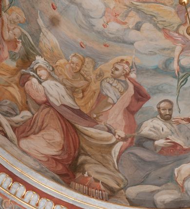 Zdjęcie nr 167: Iluzjonistyczną dekoracją malarską pokryto ściany kaplicy oraz strefę ponadcokołową: ściany tarczowe, pendentywy wokół stiukowych kartuszy herbowych oraz czaszę kopuły i wnętrze latarni. Ściany dolnej części podzielono na dwie strefy. Dolną tworzą zlokalizowane w narożach ścian iluzjonistycznie malowane pary nisz o konchach wypełnionych muszlą. W niszach ukazano osiem stojących frontalnie postaci starców, bez atrybutów i nimbów. Zapewne w ten sposób przedstawiono proroków lub apostołów. Każda z postaci ubrana jest w tunikę oraz płaszcz. Różnicuje je jedynie układ rąk, sposób kształtowania zarostu oraz kolorystyka szat. W drugiej strefie w przyłuczach arkad ukazano całopostaciowe przedstawienia uskrzydlonych aniołów trzymających narzędzia męki Pańskiej. Na ścianie wschodniej anioł prezentuje chustę Weroniki (z prawej) oraz latarnię (z lewej). Po bokach wejścia do kaplicy na ścianie północnej po prawej stronie anioł trzyma lancę i koronę cierniową, a po lewej krzyż. Z kolei na ścianie wschodniej po prawej ukazano anioła z drabiną, a po lewej z gąbką na trzcinie. Natomiast na ścianie południowej, po obu stronach zwieńczenia nagrobka, przedstawiono z prawej anioła z włócznią, a po lewej anioła z wiązką do biczowania. W tej strefie bezpośrednio przy łukach arkad wyobrażono leżące postacie geniuszy malowanych w technice en grisaille. Pod arkadą na ścianie wschodniej (ołtarzowej), ukazano dolną część owalnego jasno ugrowego baldachimu z lambrekinem i zielone, opadające paludamentum, rozsuwane kotarowo przez dwa uskrzydlone anioły. Dekoracja stanowi oprawę dla wiszącego tu obrazu Matki Boskiej z Dzieciątkiem w bogato rzeźbionej ramie. Z kolei na ścianie zachodniej wyobrażono monumentalną scenę Zdjęcia z krzyża. Jest to zwarta kompozycja ogniskująca się na wysokim drewnianym krzyżu, z którego ściągane jest martwe ciało Chrystusa. Z dwóch stron dłuższych ramion krzyż podtrzymują dwaj aniołowie. Ciało Jezusa opuszczane jest na białym pasie tkaniny przewiązanym pod jego ramionami. Chrystus ze zwisającą głową ma ręce ułożone wzdłuż ciała. Biodra przepasane ma białym perizonium. Jego skrzyżowane nogi są ugięte i jeszcze przybite gwoździem do krzyża. Gwóźdź wyciąga z nich obcęgami mężczyzna w niebieskiej, podwiniętej koszuli. Ciało opuszczają dwaj mężczyźni widoczni za poprzecznymi ramionami krzyża, trzymający końce taśmy. Człowiek z lewej strony w niebieskiej koszuli dodatkowo odbiera drugą białą taśmę od mężczyzny ubranego w szaroczarny strój. Osoba ta stoi na drabinie opartej o poprzeczne ramię krzyża. Drugi mężczyzna za krzyżem, w brązowej koszuli, lewą ręką trzyma koniec taśmy, a w uniesionej prawej młotek. Ciało Zbawiciela podtrzymuje lewą ręką kolejny mężczyzna stojący tyłem do widza na drugiej drabinie opartej o lewe ramię krzyża. Jest on ubrany w krótkie brązowe spodenki i bladozieloną koszulę. Pod krzyżem stoi zwarta siedmioosobowa grupa. Najprawdopodobniej z prawej strony ukazano św. Jana i Matkę Boską, na środku dwóch żołnierzy w ostro zakończonych hełmach, dwie kobiety, w tym zapewne Marię Magdalenę i starca widocznego z lewej strony kompozycji. Na ścianach tarczowych nad gzymsem wyobrażono po bokach okrągłych okien siedzących czterech ewangelistów i czterech ojców Kościoła. Na ścianie wschodniej znalazł się z prawej św. Jan z orłem, który w dziobie trzyma złoty kałamarz, a po lewej św. Mateusz rozmawiający z aniołem. Z kolei na ścianie południowej po lewej stronie przedstawiono św. Marka z lwem oraz św. Ambrożego trzymającego w prawej ręce naczynie z wylewającym się miodem. Na ścianie zachodniej z lewej znalazł się czytający św. Augustyn z sercem na dłoni, a z prawej św. Grzegorz Wielki z widoczną za nim tiarą i sową. Na ścianie północnej po lewej ukazano św. Hieronima z leżącym lwem, a po prawej stronie św. Łukasz z wołem. W pendentywach wykonano malarską dekorację w formie wijącej się wstęgi, na tle której widnieją stiukowe kartusze rollwerkowe, o owalnych kaboszonowych polach czwórdzielnych w krzyż. Po stronie wschodniej w pendentywach znajdują się dwa puste kartusze z niezachowanymi herbami. Natomiast herby zachowały się w pendentywach po stronie zachodniej. Na pendentywie północno-zachodnim: Jastrzębiec, Nowina, Gozdawa, Pobóg, a na południowo-zachodnim Gryf, Kotwicz, Kotwicz, Zabawa. W kopule wyobrażono Koronację Matki Boskiej adorowanej przez różnych świętych. Scenę koronacji Marii przez Trójcę Świętą przedstawiono w części wschodniej czaszy. Ukazana frontalnie Maria klęczy ze złożonymi rękami do modlitwy na obłokach. Ma owalną twarz okoloną jasnymi długimi włosami rozsypującymi się na jej ramiona. Na uniesionej ku górze głowie ma ubraną zsuwającą się białą chustę okrywającą włosy. Madonna ubrana jest w zasłaniający jej ramiona bladoniebieski płaszcz, opadający po bokach na obłoki. Nieznacznie wyżej z prawej strony na obłokach siedzi Bóg Ojciec. Wyobrażono go w trzech czwartych w prawo. Jest to starszy mężczyzna o siwych włosach i brodzie. W wyciągniętej prawej ręce nad głową Marii wraz z Chrystusem trzyma złotą koronę w typie zamkniętym. Z kolei w lewej podtrzymuje glob ze złotym krzyżykiem. Bóg Ojciec na głowie ma tiarę papieską. Ubrany jest w szaro-niebieską szatę oraz wzorzystą złotą kapę narzuconą na ramiona i spiętą pod szyją klamrą, z połami okrywającymi nogi. Naprzeciwko siedzi Chrystus widoczny w trzech czwartych w lewo z twarzą ukazaną w profilu. W wyciągniętej prawej ręce trzyma wraz z Bogiem Ojcem koronę, a lewą podtrzymuje złote berło. Chrystus ma jasne włosy opadające puklami na ramiona i podobną krótką brodę. Na głowie ma otwartą złotą koronę. Został przedstawiony z nagim torsem, na którym zaznaczono przebity bok. Jego postać otacza narzucony na ramiona bladoczerwony całun udrapowany w formie płaszcza. Nad koroną bliżej głowy Boga Ojca widoczna jest gołębica Ducha Świętego otoczona świetlistym otokiem. Ponad sceną koronacji wokół otworu do latarni wyobrażono wirujące złocisto-szare obłoki, na tle których widać uskrzydlone główki aniołków oraz postacie mniejszych i większych aniołków, które muzykują na różnych instrumentach, bądź też trzymają gałązki palmowe lub kwiaty albo kwiaty rozsypują. Uskrzydlone główki aniołków widoczne są także pośród obłoków, na których klęczy Madonna. Z prawej strony koronacji wyobrażono dwóch biskupów. Starszy, być może św. Wojciech, został przedstawiony w postawie półklęczącej w trzech czwartych w lewo. Prawą ręką zdaje się wskazywać na scenę koronacji, lewą zaś przyciska do piersi. Ma odkrytą głowę z widocznymi siwymi włosami i taką samą brodą. Ubrany jest w niebiesko-zielonkawą kapę ze złotym kapturem zakończonym chwostem. Na ziemi przy jego stopie widoczna jest złota infuła. Świętemu przyglądają się dwaj aniołowie widoczni z tyłu. Za nim klęczy młodszy biskup z leżącym przy nim na ziemi pastorałem i mieczem. Zapewne jest to św. Stanisław ze Szczepanowa. Święty ukazany został frontalnie z prawą ręką przyciśniętą do piersi, a z lewą nieznacznie odsuniętą w bok. Ma pociągłą twarz o krótkich jasnych włosach i podobnym zaroście. Ubrany jest w albę oraz szaro-bordową kapę o złotym kapturze. Przy jego kolanach stoi złota infuła, a za nim widoczny jest anioł z gałązką palmową. Za św. Stanisławem w rozwianych szatach klęczy św. Jadwiga Śląska, którą identyfikuje bryła kościoła widoczna przy jej stopach. Postać Jadwigi ukazano w profilu z założonymi rękami przed sobą. Na głowie ma niewielką złotą koronę, spod której widoczna jest biała chusta okrywająca włosy. Ubrana jest w bladoczerwoną suknię przepasaną w talii i narzucony na ramiona bladoszkarłatny płaszcz z gronostajowym kołnierzem i obszyciem. Za św. Jadwigą stoi inna święta z odsłoniętą lewą ręką wspartą o bok. Brak atrybutu nie pozwala na jej identyfikację. Ukazano ją w trzech czwartych w prawo z głową w profilu. Ma owalną twarz z wydatnym nosem. Na głowie ma niewielką złotą koronę, spod której widać jasną chustę okrywającą włosy. Ubrana jest w złocisto-szarą suknię z krótkimi rękawami i bladoczerwony rozwiany płaszcz. Pomiędzy obiema kobietami widać dwie postacie uskrzydlonych aniołów. Za świętymi siedzi z otwartą księgą wyobrażony frontalnie św. Jana Kanty. Jest to mężczyzna w średnim wieku z wysokim czołem, krótkimi brązowymi włosami i podobną brodą. Ubrany jest w bladofioletową togę akademicką z gronostajową peleryną. Trzymana przez niego księga ma czerwone okładki. Obok św. Jana Kantego namalowano czteroosobową grupę starszych mężczyzn. Pierwszy z nich, ujętych w trzech czwartych w prawo, zdaje się przyklękając, odbierać prawą ręką palmę męczeństwa podawaną mu przez widocznego nad nim anioła. Lewą ma ułożoną wzdłuż ciała. Ma podłużną twarz widoczną z profilu, otoczoną białymi włosami i spiczastą białą brodą. Ubrany jest w rozwianą jasnobeżową szatę przewiązaną w pasie i taki sam płaszcz narzucony na prawe ramię. Lewy rękaw tuniki jest podciągnięty, odsłaniając przedramię ręki. Na lewej nodze widoczny jest sandał. Za nim przedstawiono klęczącego w ujęciu trzech czwartych w lewo zakonnika eremitę, być może św. Pawła Pustelnika w białym habicie paulińskim. Zakonnik na wysokości bioder ma rozsunięte ręce. Jego twarz o wydatnym nosie otacza krzaczasta, długa, biała broda oraz białe włosy. W głębi za nim częściowo widać dwóch innych brodatych mężczyzn w beżowych szatach. Jeden z nich trzyma w dłoni palmę. W niewielkiej odległości za grupą mężczyzn na pierwszym planie klęczy na obłoku ukazany frontalnie św. Jacek. W rękach uniesionych na wysokości piersi trzyma wieżycową, złotą monstrancję i figurę Matki Boskiej. Dominikanin został przedstawiony z wysokim łysym czołem i wianuszkiem siwiejących włosów. Jego pociągła twarz o wyrazistym nosie i wąskich, nieznacznie zaciśniętych ustach pozbawiona jest zarostu. Ubrany jest w dominikański habit z czarnoniebieskim płaszczem. Z lewej strony sceny koronacji namalowano grupę czterech świętych. Na pierwszym planie widać klęczącego św. Stanisława Kostkę, wspartego na długim kiju z przywiązanym do niego węzełkiem. Święty został przedstawiony w profilu. Ma młodzieńczą, owalną twarz z krótkimi brązowymi włosami i rumianymi policzkami. Ubrany jest w bladobeżowy płaszcz, spod którego widać jasnoseledynową szatę. Za Stanisławem Kostką wyłania się w półpostaci św. Jan Nepomucen z drewnianym krzyżem podtrzymywanym lewą ręką. Jest to dojrzały mężczyzna o pociągłej twarzy, z brązowymi włosami i brodą. Z prawej strony św. Stanisława Kostki ukazano stojące dwie zakonnice, św. Kingę i zapewne bł. Salomeę. Kingę ukazano frontalnie w kontrapoście z głową uniesioną ku niebu w jasnobeżowym habicie klaryski wpadającym w brąz. Księżna prawą ręką przyciska do piersi bryłę soli, a w opuszczonej lewej trzyma kwiat lilii. U jej stóp widać model kościoła klasztornego w Starym Sączu. Obok stoi najprawdopodobniej bł. Salomea. Ukazano ją w mocnym kontrapoście, z dłońmi splecionymi na piersi i spojrzeniem skierowanym ku ziemi. Ubrana jest w rozwiany szaroniebieski habit i jasny welon. Wnętrze latarni wypełniają uskrzydlone głowy aniołków na tle złocisto-szarych obłoków.    







