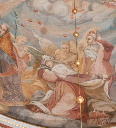 Zdjęcie nr 171: Iluzjonistyczną dekoracją malarską pokryto ściany kaplicy oraz strefę ponadcokołową: ściany tarczowe, pendentywy wokół stiukowych kartuszy herbowych oraz czaszę kopuły i wnętrze latarni. Ściany dolnej części podzielono na dwie strefy. Dolną tworzą zlokalizowane w narożach ścian iluzjonistycznie malowane pary nisz o konchach wypełnionych muszlą. W niszach ukazano osiem stojących frontalnie postaci starców, bez atrybutów i nimbów. Zapewne w ten sposób przedstawiono proroków lub apostołów. Każda z postaci ubrana jest w tunikę oraz płaszcz. Różnicuje je jedynie układ rąk, sposób kształtowania zarostu oraz kolorystyka szat. W drugiej strefie w przyłuczach arkad ukazano całopostaciowe przedstawienia uskrzydlonych aniołów trzymających narzędzia męki Pańskiej. Na ścianie wschodniej anioł prezentuje chustę Weroniki (z prawej) oraz latarnię (z lewej). Po bokach wejścia do kaplicy na ścianie północnej po prawej stronie anioł trzyma lancę i koronę cierniową, a po lewej krzyż. Z kolei na ścianie wschodniej po prawej ukazano anioła z drabiną, a po lewej z gąbką na trzcinie. Natomiast na ścianie południowej, po obu stronach zwieńczenia nagrobka, przedstawiono z prawej anioła z włócznią, a po lewej anioła z wiązką do biczowania. W tej strefie bezpośrednio przy łukach arkad wyobrażono leżące postacie geniuszy malowanych w technice en grisaille. Pod arkadą na ścianie wschodniej (ołtarzowej), ukazano dolną część owalnego jasno ugrowego baldachimu z lambrekinem i zielone, opadające paludamentum, rozsuwane kotarowo przez dwa uskrzydlone anioły. Dekoracja stanowi oprawę dla wiszącego tu obrazu Matki Boskiej z Dzieciątkiem w bogato rzeźbionej ramie. Z kolei na ścianie zachodniej wyobrażono monumentalną scenę Zdjęcia z krzyża. Jest to zwarta kompozycja ogniskująca się na wysokim drewnianym krzyżu, z którego ściągane jest martwe ciało Chrystusa. Z dwóch stron dłuższych ramion krzyż podtrzymują dwaj aniołowie. Ciało Jezusa opuszczane jest na białym pasie tkaniny przewiązanym pod jego ramionami. Chrystus ze zwisającą głową ma ręce ułożone wzdłuż ciała. Biodra przepasane ma białym perizonium. Jego skrzyżowane nogi są ugięte i jeszcze przybite gwoździem do krzyża. Gwóźdź wyciąga z nich obcęgami mężczyzna w niebieskiej, podwiniętej koszuli. Ciało opuszczają dwaj mężczyźni widoczni za poprzecznymi ramionami krzyża, trzymający końce taśmy. Człowiek z lewej strony w niebieskiej koszuli dodatkowo odbiera drugą białą taśmę od mężczyzny ubranego w szaroczarny strój. Osoba ta stoi na drabinie opartej o poprzeczne ramię krzyża. Drugi mężczyzna za krzyżem, w brązowej koszuli, lewą ręką trzyma koniec taśmy, a w uniesionej prawej młotek. Ciało Zbawiciela podtrzymuje lewą ręką kolejny mężczyzna stojący tyłem do widza na drugiej drabinie opartej o lewe ramię krzyża. Jest on ubrany w krótkie brązowe spodenki i bladozieloną koszulę. Pod krzyżem stoi zwarta siedmioosobowa grupa. Najprawdopodobniej z prawej strony ukazano św. Jana i Matkę Boską, na środku dwóch żołnierzy w ostro zakończonych hełmach, dwie kobiety, w tym zapewne Marię Magdalenę i starca widocznego z lewej strony kompozycji. Na ścianach tarczowych nad gzymsem wyobrażono po bokach okrągłych okien siedzących czterech ewangelistów i czterech ojców Kościoła. Na ścianie wschodniej znalazł się z prawej św. Jan z orłem, który w dziobie trzyma złoty kałamarz, a po lewej św. Mateusz rozmawiający z aniołem. Z kolei na ścianie południowej po lewej stronie przedstawiono św. Marka z lwem oraz św. Ambrożego trzymającego w prawej ręce naczynie z wylewającym się miodem. Na ścianie zachodniej z lewej znalazł się czytający św. Augustyn z sercem na dłoni, a z prawej św. Grzegorz Wielki z widoczną za nim tiarą i sową. Na ścianie północnej po lewej ukazano św. Hieronima z leżącym lwem, a po prawej stronie św. Łukasz z wołem. W pendentywach wykonano malarską dekorację w formie wijącej się wstęgi, na tle której widnieją stiukowe kartusze rollwerkowe, o owalnych kaboszonowych polach czwórdzielnych w krzyż. Po stronie wschodniej w pendentywach znajdują się dwa puste kartusze z niezachowanymi herbami. Natomiast herby zachowały się w pendentywach po stronie zachodniej. Na pendentywie północno-zachodnim: Jastrzębiec, Nowina, Gozdawa, Pobóg, a na południowo-zachodnim Gryf, Kotwicz, Kotwicz, Zabawa. W kopule wyobrażono Koronację Matki Boskiej adorowanej przez różnych świętych. Scenę koronacji Marii przez Trójcę Świętą przedstawiono w części wschodniej czaszy. Ukazana frontalnie Maria klęczy ze złożonymi rękami do modlitwy na obłokach. Ma owalną twarz okoloną jasnymi długimi włosami rozsypującymi się na jej ramiona. Na uniesionej ku górze głowie ma ubraną zsuwającą się białą chustę okrywającą włosy. Madonna ubrana jest w zasłaniający jej ramiona bladoniebieski płaszcz, opadający po bokach na obłoki. Nieznacznie wyżej z prawej strony na obłokach siedzi Bóg Ojciec. Wyobrażono go w trzech czwartych w prawo. Jest to starszy mężczyzna o siwych włosach i brodzie. W wyciągniętej prawej ręce nad głową Marii wraz z Chrystusem trzyma złotą koronę w typie zamkniętym. Z kolei w lewej podtrzymuje glob ze złotym krzyżykiem. Bóg Ojciec na głowie ma tiarę papieską. Ubrany jest w szaro-niebieską szatę oraz wzorzystą złotą kapę narzuconą na ramiona i spiętą pod szyją klamrą, z połami okrywającymi nogi. Naprzeciwko siedzi Chrystus widoczny w trzech czwartych w lewo z twarzą ukazaną w profilu. W wyciągniętej prawej ręce trzyma wraz z Bogiem Ojcem koronę, a lewą podtrzymuje złote berło. Chrystus ma jasne włosy opadające puklami na ramiona i podobną krótką brodę. Na głowie ma otwartą złotą koronę. Został przedstawiony z nagim torsem, na którym zaznaczono przebity bok. Jego postać otacza narzucony na ramiona bladoczerwony całun udrapowany w formie płaszcza. Nad koroną bliżej głowy Boga Ojca widoczna jest gołębica Ducha Świętego otoczona świetlistym otokiem. Ponad sceną koronacji wokół otworu do latarni wyobrażono wirujące złocisto-szare obłoki, na tle których widać uskrzydlone główki aniołków oraz postacie mniejszych i większych aniołków, które muzykują na różnych instrumentach, bądź też trzymają gałązki palmowe lub kwiaty albo kwiaty rozsypują. Uskrzydlone główki aniołków widoczne są także pośród obłoków, na których klęczy Madonna. Z prawej strony koronacji wyobrażono dwóch biskupów. Starszy, być może św. Wojciech, został przedstawiony w postawie półklęczącej w trzech czwartych w lewo. Prawą ręką zdaje się wskazywać na scenę koronacji, lewą zaś przyciska do piersi. Ma odkrytą głowę z widocznymi siwymi włosami i taką samą brodą. Ubrany jest w niebiesko-zielonkawą kapę ze złotym kapturem zakończonym chwostem. Na ziemi przy jego stopie widoczna jest złota infuła. Świętemu przyglądają się dwaj aniołowie widoczni z tyłu. Za nim klęczy młodszy biskup z leżącym przy nim na ziemi pastorałem i mieczem. Zapewne jest to św. Stanisław ze Szczepanowa. Święty ukazany został frontalnie z prawą ręką przyciśniętą do piersi, a z lewą nieznacznie odsuniętą w bok. Ma pociągłą twarz o krótkich jasnych włosach i podobnym zaroście. Ubrany jest w albę oraz szaro-bordową kapę o złotym kapturze. Przy jego kolanach stoi złota infuła, a za nim widoczny jest anioł z gałązką palmową. Za św. Stanisławem w rozwianych szatach klęczy św. Jadwiga Śląska, którą identyfikuje bryła kościoła widoczna przy jej stopach. Postać Jadwigi ukazano w profilu z założonymi rękami przed sobą. Na głowie ma niewielką złotą koronę, spod której widoczna jest biała chusta okrywająca włosy. Ubrana jest w bladoczerwoną suknię przepasaną w talii i narzucony na ramiona bladoszkarłatny płaszcz z gronostajowym kołnierzem i obszyciem. Za św. Jadwigą stoi inna święta z odsłoniętą lewą ręką wspartą o bok. Brak atrybutu nie pozwala na jej identyfikację. Ukazano ją w trzech czwartych w prawo z głową w profilu. Ma owalną twarz z wydatnym nosem. Na głowie ma niewielką złotą koronę, spod której widać jasną chustę okrywającą włosy. Ubrana jest w złocisto-szarą suknię z krótkimi rękawami i bladoczerwony rozwiany płaszcz. Pomiędzy obiema kobietami widać dwie postacie uskrzydlonych aniołów. Za świętymi siedzi z otwartą księgą wyobrażony frontalnie św. Jana Kanty. Jest to mężczyzna w średnim wieku z wysokim czołem, krótkimi brązowymi włosami i podobną brodą. Ubrany jest w bladofioletową togę akademicką z gronostajową peleryną. Trzymana przez niego księga ma czerwone okładki. Obok św. Jana Kantego namalowano czteroosobową grupę starszych mężczyzn. Pierwszy z nich, ujętych w trzech czwartych w prawo, zdaje się przyklękając, odbierać prawą ręką palmę męczeństwa podawaną mu przez widocznego nad nim anioła. Lewą ma ułożoną wzdłuż ciała. Ma podłużną twarz widoczną z profilu, otoczoną białymi włosami i spiczastą białą brodą. Ubrany jest w rozwianą jasnobeżową szatę przewiązaną w pasie i taki sam płaszcz narzucony na prawe ramię. Lewy rękaw tuniki jest podciągnięty, odsłaniając przedramię ręki. Na lewej nodze widoczny jest sandał. Za nim przedstawiono klęczącego w ujęciu trzech czwartych w lewo zakonnika eremitę, być może św. Pawła Pustelnika w białym habicie paulińskim. Zakonnik na wysokości bioder ma rozsunięte ręce. Jego twarz o wydatnym nosie otacza krzaczasta, długa, biała broda oraz białe włosy. W głębi za nim częściowo widać dwóch innych brodatych mężczyzn w beżowych szatach. Jeden z nich trzyma w dłoni palmę. W niewielkiej odległości za grupą mężczyzn na pierwszym planie klęczy na obłoku ukazany frontalnie św. Jacek. W rękach uniesionych na wysokości piersi trzyma wieżycową, złotą monstrancję i figurę Matki Boskiej. Dominikanin został przedstawiony z wysokim łysym czołem i wianuszkiem siwiejących włosów. Jego pociągła twarz o wyrazistym nosie i wąskich, nieznacznie zaciśniętych ustach pozbawiona jest zarostu. Ubrany jest w dominikański habit z czarnoniebieskim płaszczem. Z lewej strony sceny koronacji namalowano grupę czterech świętych. Na pierwszym planie widać klęczącego św. Stanisława Kostkę, wspartego na długim kiju z przywiązanym do niego węzełkiem. Święty został przedstawiony w profilu. Ma młodzieńczą, owalną twarz z krótkimi brązowymi włosami i rumianymi policzkami. Ubrany jest w bladobeżowy płaszcz, spod którego widać jasnoseledynową szatę. Za Stanisławem Kostką wyłania się w półpostaci św. Jan Nepomucen z drewnianym krzyżem podtrzymywanym lewą ręką. Jest to dojrzały mężczyzna o pociągłej twarzy, z brązowymi włosami i brodą. Z prawej strony św. Stanisława Kostki ukazano stojące dwie zakonnice, św. Kingę i zapewne bł. Salomeę. Kingę ukazano frontalnie w kontrapoście z głową uniesioną ku niebu w jasnobeżowym habicie klaryski wpadającym w brąz. Księżna prawą ręką przyciska do piersi bryłę soli, a w opuszczonej lewej trzyma kwiat lilii. U jej stóp widać model kościoła klasztornego w Starym Sączu. Obok stoi najprawdopodobniej bł. Salomea. Ukazano ją w mocnym kontrapoście, z dłońmi splecionymi na piersi i spojrzeniem skierowanym ku ziemi. Ubrana jest w rozwiany szaroniebieski habit i jasny welon. Wnętrze latarni wypełniają uskrzydlone głowy aniołków na tle złocisto-szarych obłoków.    







