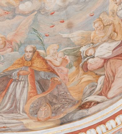 Zdjęcie nr 174: Iluzjonistyczną dekoracją malarską pokryto ściany kaplicy oraz strefę ponadcokołową: ściany tarczowe, pendentywy wokół stiukowych kartuszy herbowych oraz czaszę kopuły i wnętrze latarni. Ściany dolnej części podzielono na dwie strefy. Dolną tworzą zlokalizowane w narożach ścian iluzjonistycznie malowane pary nisz o konchach wypełnionych muszlą. W niszach ukazano osiem stojących frontalnie postaci starców, bez atrybutów i nimbów. Zapewne w ten sposób przedstawiono proroków lub apostołów. Każda z postaci ubrana jest w tunikę oraz płaszcz. Różnicuje je jedynie układ rąk, sposób kształtowania zarostu oraz kolorystyka szat. W drugiej strefie w przyłuczach arkad ukazano całopostaciowe przedstawienia uskrzydlonych aniołów trzymających narzędzia męki Pańskiej. Na ścianie wschodniej anioł prezentuje chustę Weroniki (z prawej) oraz latarnię (z lewej). Po bokach wejścia do kaplicy na ścianie północnej po prawej stronie anioł trzyma lancę i koronę cierniową, a po lewej krzyż. Z kolei na ścianie wschodniej po prawej ukazano anioła z drabiną, a po lewej z gąbką na trzcinie. Natomiast na ścianie południowej, po obu stronach zwieńczenia nagrobka, przedstawiono z prawej anioła z włócznią, a po lewej anioła z wiązką do biczowania. W tej strefie bezpośrednio przy łukach arkad wyobrażono leżące postacie geniuszy malowanych w technice en grisaille. Pod arkadą na ścianie wschodniej (ołtarzowej), ukazano dolną część owalnego jasno ugrowego baldachimu z lambrekinem i zielone, opadające paludamentum, rozsuwane kotarowo przez dwa uskrzydlone anioły. Dekoracja stanowi oprawę dla wiszącego tu obrazu Matki Boskiej z Dzieciątkiem w bogato rzeźbionej ramie. Z kolei na ścianie zachodniej wyobrażono monumentalną scenę Zdjęcia z krzyża. Jest to zwarta kompozycja ogniskująca się na wysokim drewnianym krzyżu, z którego ściągane jest martwe ciało Chrystusa. Z dwóch stron dłuższych ramion krzyż podtrzymują dwaj aniołowie. Ciało Jezusa opuszczane jest na białym pasie tkaniny przewiązanym pod jego ramionami. Chrystus ze zwisającą głową ma ręce ułożone wzdłuż ciała. Biodra przepasane ma białym perizonium. Jego skrzyżowane nogi są ugięte i jeszcze przybite gwoździem do krzyża. Gwóźdź wyciąga z nich obcęgami mężczyzna w niebieskiej, podwiniętej koszuli. Ciało opuszczają dwaj mężczyźni widoczni za poprzecznymi ramionami krzyża, trzymający końce taśmy. Człowiek z lewej strony w niebieskiej koszuli dodatkowo odbiera drugą białą taśmę od mężczyzny ubranego w szaroczarny strój. Osoba ta stoi na drabinie opartej o poprzeczne ramię krzyża. Drugi mężczyzna za krzyżem, w brązowej koszuli, lewą ręką trzyma koniec taśmy, a w uniesionej prawej młotek. Ciało Zbawiciela podtrzymuje lewą ręką kolejny mężczyzna stojący tyłem do widza na drugiej drabinie opartej o lewe ramię krzyża. Jest on ubrany w krótkie brązowe spodenki i bladozieloną koszulę. Pod krzyżem stoi zwarta siedmioosobowa grupa. Najprawdopodobniej z prawej strony ukazano św. Jana i Matkę Boską, na środku dwóch żołnierzy w ostro zakończonych hełmach, dwie kobiety, w tym zapewne Marię Magdalenę i starca widocznego z lewej strony kompozycji. Na ścianach tarczowych nad gzymsem wyobrażono po bokach okrągłych okien siedzących czterech ewangelistów i czterech ojców Kościoła. Na ścianie wschodniej znalazł się z prawej św. Jan z orłem, który w dziobie trzyma złoty kałamarz, a po lewej św. Mateusz rozmawiający z aniołem. Z kolei na ścianie południowej po lewej stronie przedstawiono św. Marka z lwem oraz św. Ambrożego trzymającego w prawej ręce naczynie z wylewającym się miodem. Na ścianie zachodniej z lewej znalazł się czytający św. Augustyn z sercem na dłoni, a z prawej św. Grzegorz Wielki z widoczną za nim tiarą i sową. Na ścianie północnej po lewej ukazano św. Hieronima z leżącym lwem, a po prawej stronie św. Łukasz z wołem. W pendentywach wykonano malarską dekorację w formie wijącej się wstęgi, na tle której widnieją stiukowe kartusze rollwerkowe, o owalnych kaboszonowych polach czwórdzielnych w krzyż. Po stronie wschodniej w pendentywach znajdują się dwa puste kartusze z niezachowanymi herbami. Natomiast herby zachowały się w pendentywach po stronie zachodniej. Na pendentywie północno-zachodnim: Jastrzębiec, Nowina, Gozdawa, Pobóg, a na południowo-zachodnim Gryf, Kotwicz, Kotwicz, Zabawa. W kopule wyobrażono Koronację Matki Boskiej adorowanej przez różnych świętych. Scenę koronacji Marii przez Trójcę Świętą przedstawiono w części wschodniej czaszy. Ukazana frontalnie Maria klęczy ze złożonymi rękami do modlitwy na obłokach. Ma owalną twarz okoloną jasnymi długimi włosami rozsypującymi się na jej ramiona. Na uniesionej ku górze głowie ma ubraną zsuwającą się białą chustę okrywającą włosy. Madonna ubrana jest w zasłaniający jej ramiona bladoniebieski płaszcz, opadający po bokach na obłoki. Nieznacznie wyżej z prawej strony na obłokach siedzi Bóg Ojciec. Wyobrażono go w trzech czwartych w prawo. Jest to starszy mężczyzna o siwych włosach i brodzie. W wyciągniętej prawej ręce nad głową Marii wraz z Chrystusem trzyma złotą koronę w typie zamkniętym. Z kolei w lewej podtrzymuje glob ze złotym krzyżykiem. Bóg Ojciec na głowie ma tiarę papieską. Ubrany jest w szaro-niebieską szatę oraz wzorzystą złotą kapę narzuconą na ramiona i spiętą pod szyją klamrą, z połami okrywającymi nogi. Naprzeciwko siedzi Chrystus widoczny w trzech czwartych w lewo z twarzą ukazaną w profilu. W wyciągniętej prawej ręce trzyma wraz z Bogiem Ojcem koronę, a lewą podtrzymuje złote berło. Chrystus ma jasne włosy opadające puklami na ramiona i podobną krótką brodę. Na głowie ma otwartą złotą koronę. Został przedstawiony z nagim torsem, na którym zaznaczono przebity bok. Jego postać otacza narzucony na ramiona bladoczerwony całun udrapowany w formie płaszcza. Nad koroną bliżej głowy Boga Ojca widoczna jest gołębica Ducha Świętego otoczona świetlistym otokiem. Ponad sceną koronacji wokół otworu do latarni wyobrażono wirujące złocisto-szare obłoki, na tle których widać uskrzydlone główki aniołków oraz postacie mniejszych i większych aniołków, które muzykują na różnych instrumentach, bądź też trzymają gałązki palmowe lub kwiaty albo kwiaty rozsypują. Uskrzydlone główki aniołków widoczne są także pośród obłoków, na których klęczy Madonna. Z prawej strony koronacji wyobrażono dwóch biskupów. Starszy, być może św. Wojciech, został przedstawiony w postawie półklęczącej w trzech czwartych w lewo. Prawą ręką zdaje się wskazywać na scenę koronacji, lewą zaś przyciska do piersi. Ma odkrytą głowę z widocznymi siwymi włosami i taką samą brodą. Ubrany jest w niebiesko-zielonkawą kapę ze złotym kapturem zakończonym chwostem. Na ziemi przy jego stopie widoczna jest złota infuła. Świętemu przyglądają się dwaj aniołowie widoczni z tyłu. Za nim klęczy młodszy biskup z leżącym przy nim na ziemi pastorałem i mieczem. Zapewne jest to św. Stanisław ze Szczepanowa. Święty ukazany został frontalnie z prawą ręką przyciśniętą do piersi, a z lewą nieznacznie odsuniętą w bok. Ma pociągłą twarz o krótkich jasnych włosach i podobnym zaroście. Ubrany jest w albę oraz szaro-bordową kapę o złotym kapturze. Przy jego kolanach stoi złota infuła, a za nim widoczny jest anioł z gałązką palmową. Za św. Stanisławem w rozwianych szatach klęczy św. Jadwiga Śląska, którą identyfikuje bryła kościoła widoczna przy jej stopach. Postać Jadwigi ukazano w profilu z założonymi rękami przed sobą. Na głowie ma niewielką złotą koronę, spod której widoczna jest biała chusta okrywająca włosy. Ubrana jest w bladoczerwoną suknię przepasaną w talii i narzucony na ramiona bladoszkarłatny płaszcz z gronostajowym kołnierzem i obszyciem. Za św. Jadwigą stoi inna święta z odsłoniętą lewą ręką wspartą o bok. Brak atrybutu nie pozwala na jej identyfikację. Ukazano ją w trzech czwartych w prawo z głową w profilu. Ma owalną twarz z wydatnym nosem. Na głowie ma niewielką złotą koronę, spod której widać jasną chustę okrywającą włosy. Ubrana jest w złocisto-szarą suknię z krótkimi rękawami i bladoczerwony rozwiany płaszcz. Pomiędzy obiema kobietami widać dwie postacie uskrzydlonych aniołów. Za świętymi siedzi z otwartą księgą wyobrażony frontalnie św. Jana Kanty. Jest to mężczyzna w średnim wieku z wysokim czołem, krótkimi brązowymi włosami i podobną brodą. Ubrany jest w bladofioletową togę akademicką z gronostajową peleryną. Trzymana przez niego księga ma czerwone okładki. Obok św. Jana Kantego namalowano czteroosobową grupę starszych mężczyzn. Pierwszy z nich, ujętych w trzech czwartych w prawo, zdaje się przyklękając, odbierać prawą ręką palmę męczeństwa podawaną mu przez widocznego nad nim anioła. Lewą ma ułożoną wzdłuż ciała. Ma podłużną twarz widoczną z profilu, otoczoną białymi włosami i spiczastą białą brodą. Ubrany jest w rozwianą jasnobeżową szatę przewiązaną w pasie i taki sam płaszcz narzucony na prawe ramię. Lewy rękaw tuniki jest podciągnięty, odsłaniając przedramię ręki. Na lewej nodze widoczny jest sandał. Za nim przedstawiono klęczącego w ujęciu trzech czwartych w lewo zakonnika eremitę, być może św. Pawła Pustelnika w białym habicie paulińskim. Zakonnik na wysokości bioder ma rozsunięte ręce. Jego twarz o wydatnym nosie otacza krzaczasta, długa, biała broda oraz białe włosy. W głębi za nim częściowo widać dwóch innych brodatych mężczyzn w beżowych szatach. Jeden z nich trzyma w dłoni palmę. W niewielkiej odległości za grupą mężczyzn na pierwszym planie klęczy na obłoku ukazany frontalnie św. Jacek. W rękach uniesionych na wysokości piersi trzyma wieżycową, złotą monstrancję i figurę Matki Boskiej. Dominikanin został przedstawiony z wysokim łysym czołem i wianuszkiem siwiejących włosów. Jego pociągła twarz o wyrazistym nosie i wąskich, nieznacznie zaciśniętych ustach pozbawiona jest zarostu. Ubrany jest w dominikański habit z czarnoniebieskim płaszczem. Z lewej strony sceny koronacji namalowano grupę czterech świętych. Na pierwszym planie widać klęczącego św. Stanisława Kostkę, wspartego na długim kiju z przywiązanym do niego węzełkiem. Święty został przedstawiony w profilu. Ma młodzieńczą, owalną twarz z krótkimi brązowymi włosami i rumianymi policzkami. Ubrany jest w bladobeżowy płaszcz, spod którego widać jasnoseledynową szatę. Za Stanisławem Kostką wyłania się w półpostaci św. Jan Nepomucen z drewnianym krzyżem podtrzymywanym lewą ręką. Jest to dojrzały mężczyzna o pociągłej twarzy, z brązowymi włosami i brodą. Z prawej strony św. Stanisława Kostki ukazano stojące dwie zakonnice, św. Kingę i zapewne bł. Salomeę. Kingę ukazano frontalnie w kontrapoście z głową uniesioną ku niebu w jasnobeżowym habicie klaryski wpadającym w brąz. Księżna prawą ręką przyciska do piersi bryłę soli, a w opuszczonej lewej trzyma kwiat lilii. U jej stóp widać model kościoła klasztornego w Starym Sączu. Obok stoi najprawdopodobniej bł. Salomea. Ukazano ją w mocnym kontrapoście, z dłońmi splecionymi na piersi i spojrzeniem skierowanym ku ziemi. Ubrana jest w rozwiany szaroniebieski habit i jasny welon. Wnętrze latarni wypełniają uskrzydlone głowy aniołków na tle złocisto-szarych obłoków.    







