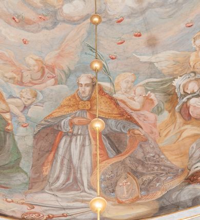 Zdjęcie nr 173: Iluzjonistyczną dekoracją malarską pokryto ściany kaplicy oraz strefę ponadcokołową: ściany tarczowe, pendentywy wokół stiukowych kartuszy herbowych oraz czaszę kopuły i wnętrze latarni. Ściany dolnej części podzielono na dwie strefy. Dolną tworzą zlokalizowane w narożach ścian iluzjonistycznie malowane pary nisz o konchach wypełnionych muszlą. W niszach ukazano osiem stojących frontalnie postaci starców, bez atrybutów i nimbów. Zapewne w ten sposób przedstawiono proroków lub apostołów. Każda z postaci ubrana jest w tunikę oraz płaszcz. Różnicuje je jedynie układ rąk, sposób kształtowania zarostu oraz kolorystyka szat. W drugiej strefie w przyłuczach arkad ukazano całopostaciowe przedstawienia uskrzydlonych aniołów trzymających narzędzia męki Pańskiej. Na ścianie wschodniej anioł prezentuje chustę Weroniki (z prawej) oraz latarnię (z lewej). Po bokach wejścia do kaplicy na ścianie północnej po prawej stronie anioł trzyma lancę i koronę cierniową, a po lewej krzyż. Z kolei na ścianie wschodniej po prawej ukazano anioła z drabiną, a po lewej z gąbką na trzcinie. Natomiast na ścianie południowej, po obu stronach zwieńczenia nagrobka, przedstawiono z prawej anioła z włócznią, a po lewej anioła z wiązką do biczowania. W tej strefie bezpośrednio przy łukach arkad wyobrażono leżące postacie geniuszy malowanych w technice en grisaille. Pod arkadą na ścianie wschodniej (ołtarzowej), ukazano dolną część owalnego jasno ugrowego baldachimu z lambrekinem i zielone, opadające paludamentum, rozsuwane kotarowo przez dwa uskrzydlone anioły. Dekoracja stanowi oprawę dla wiszącego tu obrazu Matki Boskiej z Dzieciątkiem w bogato rzeźbionej ramie. Z kolei na ścianie zachodniej wyobrażono monumentalną scenę Zdjęcia z krzyża. Jest to zwarta kompozycja ogniskująca się na wysokim drewnianym krzyżu, z którego ściągane jest martwe ciało Chrystusa. Z dwóch stron dłuższych ramion krzyż podtrzymują dwaj aniołowie. Ciało Jezusa opuszczane jest na białym pasie tkaniny przewiązanym pod jego ramionami. Chrystus ze zwisającą głową ma ręce ułożone wzdłuż ciała. Biodra przepasane ma białym perizonium. Jego skrzyżowane nogi są ugięte i jeszcze przybite gwoździem do krzyża. Gwóźdź wyciąga z nich obcęgami mężczyzna w niebieskiej, podwiniętej koszuli. Ciało opuszczają dwaj mężczyźni widoczni za poprzecznymi ramionami krzyża, trzymający końce taśmy. Człowiek z lewej strony w niebieskiej koszuli dodatkowo odbiera drugą białą taśmę od mężczyzny ubranego w szaroczarny strój. Osoba ta stoi na drabinie opartej o poprzeczne ramię krzyża. Drugi mężczyzna za krzyżem, w brązowej koszuli, lewą ręką trzyma koniec taśmy, a w uniesionej prawej młotek. Ciało Zbawiciela podtrzymuje lewą ręką kolejny mężczyzna stojący tyłem do widza na drugiej drabinie opartej o lewe ramię krzyża. Jest on ubrany w krótkie brązowe spodenki i bladozieloną koszulę. Pod krzyżem stoi zwarta siedmioosobowa grupa. Najprawdopodobniej z prawej strony ukazano św. Jana i Matkę Boską, na środku dwóch żołnierzy w ostro zakończonych hełmach, dwie kobiety, w tym zapewne Marię Magdalenę i starca widocznego z lewej strony kompozycji. Na ścianach tarczowych nad gzymsem wyobrażono po bokach okrągłych okien siedzących czterech ewangelistów i czterech ojców Kościoła. Na ścianie wschodniej znalazł się z prawej św. Jan z orłem, który w dziobie trzyma złoty kałamarz, a po lewej św. Mateusz rozmawiający z aniołem. Z kolei na ścianie południowej po lewej stronie przedstawiono św. Marka z lwem oraz św. Ambrożego trzymającego w prawej ręce naczynie z wylewającym się miodem. Na ścianie zachodniej z lewej znalazł się czytający św. Augustyn z sercem na dłoni, a z prawej św. Grzegorz Wielki z widoczną za nim tiarą i sową. Na ścianie północnej po lewej ukazano św. Hieronima z leżącym lwem, a po prawej stronie św. Łukasz z wołem. W pendentywach wykonano malarską dekorację w formie wijącej się wstęgi, na tle której widnieją stiukowe kartusze rollwerkowe, o owalnych kaboszonowych polach czwórdzielnych w krzyż. Po stronie wschodniej w pendentywach znajdują się dwa puste kartusze z niezachowanymi herbami. Natomiast herby zachowały się w pendentywach po stronie zachodniej. Na pendentywie północno-zachodnim: Jastrzębiec, Nowina, Gozdawa, Pobóg, a na południowo-zachodnim Gryf, Kotwicz, Kotwicz, Zabawa. W kopule wyobrażono Koronację Matki Boskiej adorowanej przez różnych świętych. Scenę koronacji Marii przez Trójcę Świętą przedstawiono w części wschodniej czaszy. Ukazana frontalnie Maria klęczy ze złożonymi rękami do modlitwy na obłokach. Ma owalną twarz okoloną jasnymi długimi włosami rozsypującymi się na jej ramiona. Na uniesionej ku górze głowie ma ubraną zsuwającą się białą chustę okrywającą włosy. Madonna ubrana jest w zasłaniający jej ramiona bladoniebieski płaszcz, opadający po bokach na obłoki. Nieznacznie wyżej z prawej strony na obłokach siedzi Bóg Ojciec. Wyobrażono go w trzech czwartych w prawo. Jest to starszy mężczyzna o siwych włosach i brodzie. W wyciągniętej prawej ręce nad głową Marii wraz z Chrystusem trzyma złotą koronę w typie zamkniętym. Z kolei w lewej podtrzymuje glob ze złotym krzyżykiem. Bóg Ojciec na głowie ma tiarę papieską. Ubrany jest w szaro-niebieską szatę oraz wzorzystą złotą kapę narzuconą na ramiona i spiętą pod szyją klamrą, z połami okrywającymi nogi. Naprzeciwko siedzi Chrystus widoczny w trzech czwartych w lewo z twarzą ukazaną w profilu. W wyciągniętej prawej ręce trzyma wraz z Bogiem Ojcem koronę, a lewą podtrzymuje złote berło. Chrystus ma jasne włosy opadające puklami na ramiona i podobną krótką brodę. Na głowie ma otwartą złotą koronę. Został przedstawiony z nagim torsem, na którym zaznaczono przebity bok. Jego postać otacza narzucony na ramiona bladoczerwony całun udrapowany w formie płaszcza. Nad koroną bliżej głowy Boga Ojca widoczna jest gołębica Ducha Świętego otoczona świetlistym otokiem. Ponad sceną koronacji wokół otworu do latarni wyobrażono wirujące złocisto-szare obłoki, na tle których widać uskrzydlone główki aniołków oraz postacie mniejszych i większych aniołków, które muzykują na różnych instrumentach, bądź też trzymają gałązki palmowe lub kwiaty albo kwiaty rozsypują. Uskrzydlone główki aniołków widoczne są także pośród obłoków, na których klęczy Madonna. Z prawej strony koronacji wyobrażono dwóch biskupów. Starszy, być może św. Wojciech, został przedstawiony w postawie półklęczącej w trzech czwartych w lewo. Prawą ręką zdaje się wskazywać na scenę koronacji, lewą zaś przyciska do piersi. Ma odkrytą głowę z widocznymi siwymi włosami i taką samą brodą. Ubrany jest w niebiesko-zielonkawą kapę ze złotym kapturem zakończonym chwostem. Na ziemi przy jego stopie widoczna jest złota infuła. Świętemu przyglądają się dwaj aniołowie widoczni z tyłu. Za nim klęczy młodszy biskup z leżącym przy nim na ziemi pastorałem i mieczem. Zapewne jest to św. Stanisław ze Szczepanowa. Święty ukazany został frontalnie z prawą ręką przyciśniętą do piersi, a z lewą nieznacznie odsuniętą w bok. Ma pociągłą twarz o krótkich jasnych włosach i podobnym zaroście. Ubrany jest w albę oraz szaro-bordową kapę o złotym kapturze. Przy jego kolanach stoi złota infuła, a za nim widoczny jest anioł z gałązką palmową. Za św. Stanisławem w rozwianych szatach klęczy św. Jadwiga Śląska, którą identyfikuje bryła kościoła widoczna przy jej stopach. Postać Jadwigi ukazano w profilu z założonymi rękami przed sobą. Na głowie ma niewielką złotą koronę, spod której widoczna jest biała chusta okrywająca włosy. Ubrana jest w bladoczerwoną suknię przepasaną w talii i narzucony na ramiona bladoszkarłatny płaszcz z gronostajowym kołnierzem i obszyciem. Za św. Jadwigą stoi inna święta z odsłoniętą lewą ręką wspartą o bok. Brak atrybutu nie pozwala na jej identyfikację. Ukazano ją w trzech czwartych w prawo z głową w profilu. Ma owalną twarz z wydatnym nosem. Na głowie ma niewielką złotą koronę, spod której widać jasną chustę okrywającą włosy. Ubrana jest w złocisto-szarą suknię z krótkimi rękawami i bladoczerwony rozwiany płaszcz. Pomiędzy obiema kobietami widać dwie postacie uskrzydlonych aniołów. Za świętymi siedzi z otwartą księgą wyobrażony frontalnie św. Jana Kanty. Jest to mężczyzna w średnim wieku z wysokim czołem, krótkimi brązowymi włosami i podobną brodą. Ubrany jest w bladofioletową togę akademicką z gronostajową peleryną. Trzymana przez niego księga ma czerwone okładki. Obok św. Jana Kantego namalowano czteroosobową grupę starszych mężczyzn. Pierwszy z nich, ujętych w trzech czwartych w prawo, zdaje się przyklękając, odbierać prawą ręką palmę męczeństwa podawaną mu przez widocznego nad nim anioła. Lewą ma ułożoną wzdłuż ciała. Ma podłużną twarz widoczną z profilu, otoczoną białymi włosami i spiczastą białą brodą. Ubrany jest w rozwianą jasnobeżową szatę przewiązaną w pasie i taki sam płaszcz narzucony na prawe ramię. Lewy rękaw tuniki jest podciągnięty, odsłaniając przedramię ręki. Na lewej nodze widoczny jest sandał. Za nim przedstawiono klęczącego w ujęciu trzech czwartych w lewo zakonnika eremitę, być może św. Pawła Pustelnika w białym habicie paulińskim. Zakonnik na wysokości bioder ma rozsunięte ręce. Jego twarz o wydatnym nosie otacza krzaczasta, długa, biała broda oraz białe włosy. W głębi za nim częściowo widać dwóch innych brodatych mężczyzn w beżowych szatach. Jeden z nich trzyma w dłoni palmę. W niewielkiej odległości za grupą mężczyzn na pierwszym planie klęczy na obłoku ukazany frontalnie św. Jacek. W rękach uniesionych na wysokości piersi trzyma wieżycową, złotą monstrancję i figurę Matki Boskiej. Dominikanin został przedstawiony z wysokim łysym czołem i wianuszkiem siwiejących włosów. Jego pociągła twarz o wyrazistym nosie i wąskich, nieznacznie zaciśniętych ustach pozbawiona jest zarostu. Ubrany jest w dominikański habit z czarnoniebieskim płaszczem. Z lewej strony sceny koronacji namalowano grupę czterech świętych. Na pierwszym planie widać klęczącego św. Stanisława Kostkę, wspartego na długim kiju z przywiązanym do niego węzełkiem. Święty został przedstawiony w profilu. Ma młodzieńczą, owalną twarz z krótkimi brązowymi włosami i rumianymi policzkami. Ubrany jest w bladobeżowy płaszcz, spod którego widać jasnoseledynową szatę. Za Stanisławem Kostką wyłania się w półpostaci św. Jan Nepomucen z drewnianym krzyżem podtrzymywanym lewą ręką. Jest to dojrzały mężczyzna o pociągłej twarzy, z brązowymi włosami i brodą. Z prawej strony św. Stanisława Kostki ukazano stojące dwie zakonnice, św. Kingę i zapewne bł. Salomeę. Kingę ukazano frontalnie w kontrapoście z głową uniesioną ku niebu w jasnobeżowym habicie klaryski wpadającym w brąz. Księżna prawą ręką przyciska do piersi bryłę soli, a w opuszczonej lewej trzyma kwiat lilii. U jej stóp widać model kościoła klasztornego w Starym Sączu. Obok stoi najprawdopodobniej bł. Salomea. Ukazano ją w mocnym kontrapoście, z dłońmi splecionymi na piersi i spojrzeniem skierowanym ku ziemi. Ubrana jest w rozwiany szaroniebieski habit i jasny welon. Wnętrze latarni wypełniają uskrzydlone głowy aniołków na tle złocisto-szarych obłoków.    







