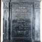 Zdjęcie nr 1: Epitafium osadzone na dwudzielnym, prostopadłościennym cokole, z prostokątną tablicą inskrypcyjną ujętą pilastrami o trzonach z prostokątnymi płycinami zamkniętymi trójlistnie i czworoliściami. Podpory dźwigają profilowany, wyłamany na ich osiach gzyms. Zwieńczenie zamknięte schodkowo, z tarczą z godłem herbu własnego rodziny Kube. Zwieńczenie ujmują pinakle, a wieńczy krzyż. W polu inskrypcja: "D(EO) O(PTIMO) M(AXIMO) / Optimis Parentibus / Ignatio Kube / C(esareo) R(egii) Praefecto bonorum Niepołomice / die 8vo Novembris anni 1832 aetatis 65 annorum defuncto / et / Mariae Theresae B(aronissae) de Kriegsriesen Kube / die 26 ma Aprilis 1853 aetate 75 annorum demortuae / Gratus Filius / Ludovicus Kube C(esareo) R(egii) Consularius Locumenentiae / et  Circuli Czortkoviensis Capitaneus / aureae crucis meritorum insignis posuere / + / A(NNO) D(OMINI)1858".