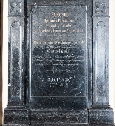Zdjęcie nr 1: Epitafium osadzone na dwudzielnym, prostopadłościennym cokole, z prostokątną tablicą inskrypcyjną ujętą pilastrami o trzonach z prostokątnymi płycinami zamkniętymi trójlistnie i czworoliściami. Podpory dźwigają profilowany, wyłamany na ich osiach gzyms. Zwieńczenie zamknięte schodkowo, z tarczą z godłem herbu własnego rodziny Kube. Zwieńczenie ujmują pinakle, a wieńczy krzyż. W polu inskrypcja: "D(EO) O(PTIMO) M(AXIMO) / Optimis Parentibus / Ignatio Kube / C(esareo) R(egii) Praefecto bonorum Niepołomice / die 8vo Novembris anni 1832 aetatis 65 annorum defuncto / et / Mariae Theresae B(aronissae) de Kriegsriesen Kube / die 26 ma Aprilis 1853 aetate 75 annorum demortuae / Gratus Filius / Ludovicus Kube C(esareo) R(egii) Consularius Locumenentiae / et  Circuli Czortkoviensis Capitaneus / aureae crucis meritorum insignis posuere / + / A(NNO) D(OMINI)1858".