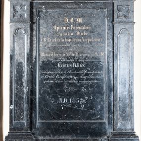 Zdjęcie nr 1: Epitafium osadzone na dwudzielnym, prostopadłościennym cokole, z prostokątną tablicą inskrypcyjną ujętą pilastrami o trzonach z prostokątnymi płycinami zamkniętymi trójlistnie i czworoliściami. Podpory dźwigają profilowany, wyłamany na ich osiach gzyms. Zwieńczenie zamknięte schodkowo, z tarczą z godłem herbu własnego rodziny Kube. Zwieńczenie ujmują pinakle, a wieńczy krzyż. W polu inskrypcja: &quot;D(EO) O(PTIMO) M(AXIMO) / Optimis Parentibus / Ignatio Kube / C(esareo) R(egii) Praefecto bonorum Niepołomice / die 8vo Novembris anni 1832 aetatis 65 annorum defuncto / et / Mariae Theresae B(aronissae) de Kriegsriesen Kube / die 26 ma Aprilis 1853 aetate 75 annorum demortuae / Gratus Filius / Ludovicus Kube C(esareo) R(egii) Consularius Locumenentiae / et  Circuli Czortkoviensis Capitaneus / aureae crucis meritorum insignis posuere / + / A(NNO) D(OMINI)1858&quot;.