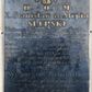 Zdjęcie nr 1: Płyta w formie stojącego prostokąta. W górnej części ryta tarcza z herbem Lis zwieńczona koroną i klejnotem w postaci lisa, całość zwieńczona kapeluszem z dwoma sznurami po bokach tarczy z sześcioma chwostami w trzech rzędach każdy. W narożach tablicy cztery złocone rozety. W polu złocona inskrypcja „D(eo) O(ptimo) M(aximo) / X(iądz) Stanisław ze Słupia / Słupski / Proboszcz niepołomicki Kan(onik) hon(orowy) Prze/myśki Tarnowski oraz Radzca tegoż / Konsystorza wysłużony Dziekan / Dekanatu Wielickiego były, spowiednik / przez lat 25 P.P(anien) Benedykntynek w Sta/niątkach - ur(odzony) W r(oku) 1772. po 55ciu latach / zawodu Kapłańskiego w d(niu) 20 Sierpnia / 1855 r(oku) życie swe pobożnie i cnotliwie / zakończył. / Wdzięczni Parafianie / wzorowemu przykładnemu Pasterzowi / Dobroczyńcy swemu / pomnik ten położyli. / Duszę Jego polecające pobożnym / westchnieniom.”


