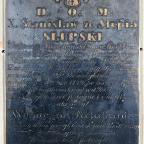Zdjęcie nr 1: Płyta w formie stojącego prostokąta. W górnej części ryta tarcza z herbem Lis zwieńczona koroną i klejnotem w postaci lisa, całość zwieńczona kapeluszem z dwoma sznurami po bokach tarczy z sześcioma chwostami w trzech rzędach każdy. W narożach tablicy cztery złocone rozety. W polu złocona inskrypcja „D(eo) O(ptimo) M(aximo) / X(iądz) Stanisław ze Słupia / Słupski / Proboszcz niepołomicki Kan(onik) hon(orowy) Prze/myśki Tarnowski oraz Radzca tegoż / Konsystorza wysłużony Dziekan / Dekanatu Wielickiego były, spowiednik / przez lat 25 P.P(anien) Benedykntynek w Sta/niątkach - ur(odzony) W r(oku) 1772. po 55ciu latach / zawodu Kapłańskiego w d(niu) 20 Sierpnia / 1855 r(oku) życie swe pobożnie i cnotliwie / zakończył. / Wdzięczni Parafianie / wzorowemu przykładnemu Pasterzowi / Dobroczyńcy swemu / pomnik ten położyli. / Duszę Jego polecające pobożnym / westchnieniom.”


