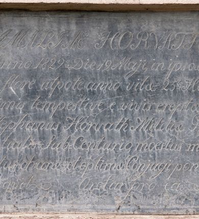 Zdjęcie nr 1: Płyta w formie leżącego prostokąta. W polu inskrypcja „AMALIAE HORVATH / Anno 1829o Die 19. Maji, in ipso aeta/tis flore utpote anno vitae 25to Heul/nimis tempestive e vivis ereptae/ Stephanus Horvath Militiae Gra/nitialis Sub Centurio moestus ma/ritus charae et optimae Conjugi poni/curavit Oretur pro ea”. 