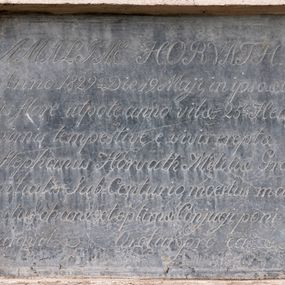 Zdjęcie nr 1: Płyta w formie leżącego prostokąta. W polu inskrypcja „AMALIAE HORVATH / Anno 1829o Die 19. Maji, in ipso aeta/tis flore utpote anno vitae 25to Heul/nimis tempestive e vivis ereptae/ Stephanus Horvath Militiae Gra/nitialis Sub Centurio moestus ma/ritus charae et optimae Conjugi poni/curavit Oretur pro ea”. 