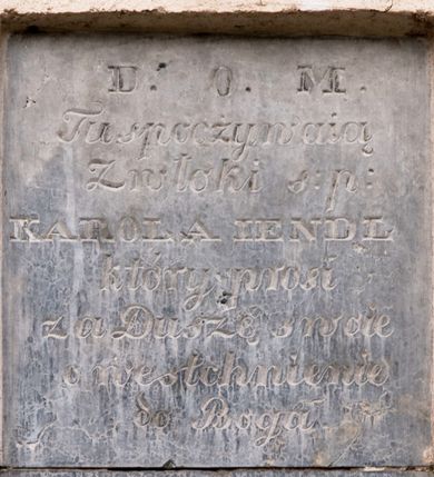 Zdjęcie nr 1: Płyta w formie kwadratu. W polu inskrypcja „D(eo) O(ptimo) M(aximo) / Tu spoczywaią / Zwłoki s(więtej) p(amięci) / KAROLA HENDL / który prosi / za Duszę swoie / o westchnienie / do Boga.”