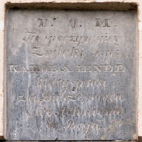 Zdjęcie nr 1: Płyta w formie kwadratu. W polu inskrypcja „D(eo) O(ptimo) M(aximo) / Tu spoczywaią / Zwłoki s(więtej) p(amięci) / KAROLA HENDL / który prosi / za Duszę swoie / o westchnienie / do Boga.”