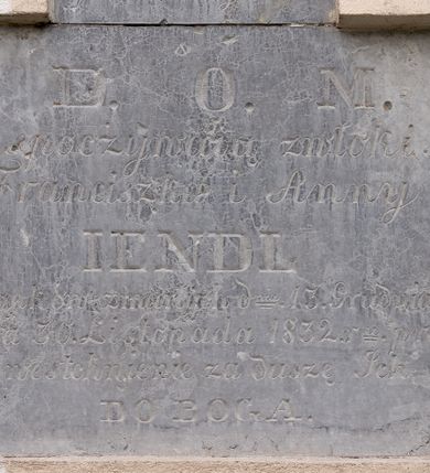 Zdjęcie nr 1: Płyta o formie leżącego prostokąta. W polu inskrypcja „D(eo) O(ptimo) M(aximo) / Tu spoczywają zwłoki ś(więtej) p(amięci) / Franciszka i Anny / IENDL / Małżonków zmarłych dnia 13. Grudnia 1824 / i dnia 30 Listopada 1832 r(ok)u proszą / o westchnienie za duszę Ich / DO BOGA.”