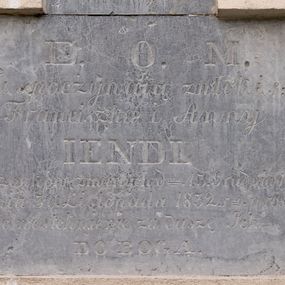 Zdjęcie nr 1: Płyta o formie leżącego prostokąta. W polu inskrypcja „D(eo) O(ptimo) M(aximo) / Tu spoczywają zwłoki ś(więtej) p(amięci) / Franciszka i Anny / IENDL / Małżonków zmarłych dnia 13. Grudnia 1824 / i dnia 30 Listopada 1832 r(ok)u proszą / o westchnienie za duszę Ich / DO BOGA.”