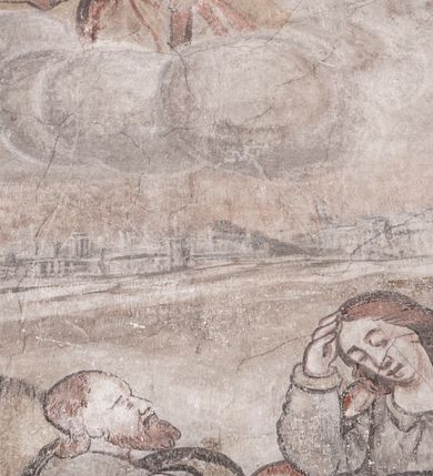 Zdjęcie nr 11: Polichromia pokrywa ściany i sklepienie kolebkowe z lunetami czworobocznej, dwuprzęsłowej zakrystii. Pole sklepienia wypełnia dekoracja ornamentalna utworzona ze zawijanych liści akantu, stylizowanych kwiatów oraz wazonów z kwiatami. Pośrodku sklepienia umieszczono w owalu w kartuszu fragmentarycznie zachowaną scenę Koronacji Marii. W centrum kompozycji zachowała się głowa Marii ujęta w trzy czwarte w prawo z widocznym fragmentem prawego ramienia i ułożonej do modlitwy prawej ręki. Po prawej stronie widać postać tronującego Boga Ojca w złotej koronie, z brodą, trzymającego złotą koronę nad głową Marii. Z lewej można dostrzec fragment ręki Chrystusa oraz fragment jego czerwonej szaty i lewej stopy. Na ścianie wschodniej dekorację malarską w postaci wici utworzonej ze stylizowanych liści akantu i kwiatów poprowadzono w glifie okiennym. Wokół okna utworzono malowane obramienie z motywami stylizowanego ornamentu rollwerkowego. Ponad oknem w glifie znajduje się malowany chrystogram &quot;IHS&quot;. Po prawej stronie okna widoczne jest całopostaciowe przedstawienie proroka Eliasza z rozłożonymi rękami. Postać została ujęta w trzech czwartych w prawo. Ma pociągłą twarz okoloną zarostem z wydatnym nosem i ustami. Ubrana jest w strój wschodni - długą szatę z bladoczerwonym płaszczem z kołnierzykiem spiętym przy szyi oraz z rozciętymi rękawami. Na głowie ma szaroniebieski turban. Ponad nim widać lecącego kruka. Obok mężczyzny z prawej strony widoczna jest niewielka sekwencja krajobrazowa z motywem drzewa. Eliasz zwrócony jest w stronę sceny z Ostatnią Wieczerzą wykonaną w pierwszym przęśle ściany południowej zakrystii. Ostatnią Wieczerzę z prawej strony zamyka malowana kolumna z kapitelem rozdzielająca ścianę na dwa przęsła. Na tle altany ze schodami po lewej, flankowanej trzema kolumnami na wysokich cokołach, ukazano Chrystusa i dwunastu apostołów siedzący przy okrągłym, okazałym stole. Ponad stołem wisi płonącą lampa. Stół nakryto białym obrusem zastawionym siedmioma talerzami, owalną misą pośrodku, trzema okrągłymi bochenkami chleba, dwoma nożami i kielichem. Siedzący centralnie za stołem Chrystus został ukazany frontalnie. Zbawiciel ma zmęczoną twarz otoczoną brodą i długimi włosami, spływającymi na ramiona. Ubrany jest w białą tunikę i niebieski płaszcz przerzucony przez lewe ramię. O jego pierś opiera się zamyślony św. Jan, wspierający głowę na prawej ręce trzymanej na stole. Lewą rękę położoną na blacie ma zgiętą w łokciu. Wokół stołu siedzą rozmawiający ze sobą pozostali apostołowie. Są to starsi, brodaci mężczyźni, niektórzy z nich są łysi. Ubrani są w tuniki i narzucone na ramionach płaszcze. Można spośród nich wyróżnić siedzącego po prawe strony Chrystusa św. Piotra oraz Judasza widocznego jako pierwszego po lewej stronie kompozycji. Judasza ukazanego frontalnie identyfikuje żółta szata oraz trzymany w prawej ręce mieszek ze srebnikami. Powyżej w podłuczu lunety namalowano siedzącego, starszego brodatego mężczyznę ujętego w trzech czwartych w prawo. Jest to ewangelista widoczny do kolan. Prawą rękę przyciska do piersi lewą zaś opiera o stół ustawiony z prawej strony kompozycji z ułożoną na nim księgą. Jego twarz charakteryzuje wydatny nos i usta oraz spojrzenie skierowane na widza. W drugim przęśle ściany  
południowej dekoracje tworzy stylizowana wić akantowo-kwiatowa w glifie okiennym oraz otaczające okno obramienie utworzone z motywów rollwerkowych. Nie zachowała się polichromia w lunecie powyżej okna. Na zachodniej ścianie w glifie dawnego otworu wejściowego obramionego żółtą listwą, wykonano dekorację malarską składającą się z malowanych romboidalnych płycin pokrytych czerwonawą marmoryzacją. Ponad glifem na ścianie znajduje się czerwony krzyż równoramienny rozdzielający datę 16 / 46. Na ścianie z prawej strony otworu wyobrażono Ukrzyżowanie Chrystusa na polu pokrytym licznymi, stojącymi krzyżami. Postać Zbawiciela zachowała się fragmentarycznie w partii tułowia i nóg. Powyżej pole w lunecie ozdobiono stylizowaną wicią akantowo-kwiatową. Ścianę północną w pierwszym przęśle wypełnionym szafą zakrystyjną udekorowano rozpostartym, czerwonym paludamentum z baldachimem. Powyżej w lunecie zachowało się bardzo zniszczone przedstawienie św. Jana Ewangelisty, którego można rozpoznać po młodzieńczej, pociągłej twarz o wydatnych rysach. Z postaci zachowały się jeszcze  fragmenty stóp widoczne nad baldachimem. W drugim prześle w dolnej strefie przepruto drzwi z otworem zamkniętym łukiem odcinkowym, obramienionym złocistą taśmą. W nadprożu znalazła się stylizowana wić akantowo-kwiatowa. Powyżej, w górnej strefie namalowano modlitwę Chrystusa w Ogrójcu. Na pierwszym planie kompozycji widoczny jest klęczący na ziemi Zbawiciel ujęty w trzech czwartych w prawo. Lewą rękę ma przyłożoną do piersi, drugą zaś odsuniętą od tułowia. Jego uniesioną głowę ku górze otacza ciemna broda i długie włosy spływające na plecy. Chrystus ma wydatny nos i usta. Ubrany jest w obszerną, jasnooliwkową tunikę przewiązaną w pasie oraz niebieskoszary płaszcz przerzucony przez lewe ramię i rękę. Jezus wpatruje się w zjawiającego mu się powyżej uskrzydlonego anioła ukazanego w dwóch trzecich na obłokach. Anioł w wyciągniętej prawej ręce trzyma złoty kielich, a prawą podtrzymuje opary o ramię krzyż. Ubrany jest w baldoczerwoną tunikę przewiązaną w pasie. Z prawej strony Jezusa widocznych jest trzech śpiących apostołów. Na pierwszym planie ukazano leżącego św. Piotra z głową wspartą na lewej ręce. Jest to starszy mężczyzna z łysym czołem i siwiejącymi włosami i brodą. Ubrany jest w bladoniebieską tunikę i ciemnoochrowy płaszcz. Za nim widać siedzącego św. Jana z głową wspartą na ręce, którą podpiera o prawe kolano. Jest to młodzieniec o długich włosach, ubrany w blado oliwkową tunikę i baldoczerwony płaszcz. O niewielki wzgórek z lewej strony Jana oparty jest św. Jakub. Jest to starszy mężczyzna z brązową brodą i włosami ubrany w bladooliwkowy płaszcz. Za Zbawicielem z lewej strony kompozycji widać drewniany płot z bramką, przez którą do ogrodu wchodzi Judasz w jasno-chórowej szacie, prowadzący zbrojny oddział sług świątynnych. W głębi kompozycji ukazano panoramę Jerozolimy. Powyżej na sklepieniu lunety wyobrażono siedzącego ewangelistę, który ukazany został jako starzec z długą siwą brodą i łysiejącym czołem. Mężczyzna wspierając prawą rękę o stół podpiera nią głowę. Lewą ma położoną na kolanie. Ubrany jest w szarą tunikę oraz bladoczerwony płaszcz przerzucony przez prawe ramię i okrywający kolana.    
