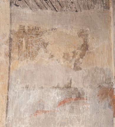 Zdjęcie nr 10: Polichromia pokrywa ściany i sklepienie kolebkowe z lunetami czworobocznej, dwuprzęsłowej zakrystii. Pole sklepienia wypełnia dekoracja ornamentalna utworzona ze zawijanych liści akantu, stylizowanych kwiatów oraz wazonów z kwiatami. Pośrodku sklepienia umieszczono w owalu w kartuszu fragmentarycznie zachowaną scenę Koronacji Marii. W centrum kompozycji zachowała się głowa Marii ujęta w trzy czwarte w prawo z widocznym fragmentem prawego ramienia i ułożonej do modlitwy prawej ręki. Po prawej stronie widać postać tronującego Boga Ojca w złotej koronie, z brodą, trzymającego złotą koronę nad głową Marii. Z lewej można dostrzec fragment ręki Chrystusa oraz fragment jego czerwonej szaty i lewej stopy. Na ścianie wschodniej dekorację malarską w postaci wici utworzonej ze stylizowanych liści akantu i kwiatów poprowadzono w glifie okiennym. Wokół okna utworzono malowane obramienie z motywami stylizowanego ornamentu rollwerkowego. Ponad oknem w glifie znajduje się malowany chrystogram "IHS". Po prawej stronie okna widoczne jest całopostaciowe przedstawienie proroka Eliasza z rozłożonymi rękami. Postać została ujęta w trzech czwartych w prawo. Ma pociągłą twarz okoloną zarostem z wydatnym nosem i ustami. Ubrana jest w strój wschodni - długą szatę z bladoczerwonym płaszczem z kołnierzykiem spiętym przy szyi oraz z rozciętymi rękawami. Na głowie ma szaroniebieski turban. Ponad nim widać lecącego kruka. Obok mężczyzny z prawej strony widoczna jest niewielka sekwencja krajobrazowa z motywem drzewa. Eliasz zwrócony jest w stronę sceny z Ostatnią Wieczerzą wykonaną w pierwszym przęśle ściany południowej zakrystii. Ostatnią Wieczerzę z prawej strony zamyka malowana kolumna z kapitelem rozdzielająca ścianę na dwa przęsła. Na tle altany ze schodami po lewej, flankowanej trzema kolumnami na wysokich cokołach, ukazano Chrystusa i dwunastu apostołów siedzący przy okrągłym, okazałym stole. Ponad stołem wisi płonącą lampa. Stół nakryto białym obrusem zastawionym siedmioma talerzami, owalną misą pośrodku, trzema okrągłymi bochenkami chleba, dwoma nożami i kielichem. Siedzący centralnie za stołem Chrystus został ukazany frontalnie. Zbawiciel ma zmęczoną twarz otoczoną brodą i długimi włosami, spływającymi na ramiona. Ubrany jest w białą tunikę i niebieski płaszcz przerzucony przez lewe ramię. O jego pierś opiera się zamyślony św. Jan, wspierający głowę na prawej ręce trzymanej na stole. Lewą rękę położoną na blacie ma zgiętą w łokciu. Wokół stołu siedzą rozmawiający ze sobą pozostali apostołowie. Są to starsi, brodaci mężczyźni, niektórzy z nich są łysi. Ubrani są w tuniki i narzucone na ramionach płaszcze. Można spośród nich wyróżnić siedzącego po prawe strony Chrystusa św. Piotra oraz Judasza widocznego jako pierwszego po lewej stronie kompozycji. Judasza ukazanego frontalnie identyfikuje żółta szata oraz trzymany w prawej ręce mieszek ze srebnikami. Powyżej w podłuczu lunety namalowano siedzącego, starszego brodatego mężczyznę ujętego w trzech czwartych w prawo. Jest to ewangelista widoczny do kolan. Prawą rękę przyciska do piersi lewą zaś opiera o stół ustawiony z prawej strony kompozycji z ułożoną na nim księgą. Jego twarz charakteryzuje wydatny nos i usta oraz spojrzenie skierowane na widza. W drugim przęśle ściany  
południowej dekoracje tworzy stylizowana wić akantowo-kwiatowa w glifie okiennym oraz otaczające okno obramienie utworzone z motywów rollwerkowych. Nie zachowała się polichromia w lunecie powyżej okna. Na zachodniej ścianie w glifie dawnego otworu wejściowego obramionego żółtą listwą, wykonano dekorację malarską składającą się z malowanych romboidalnych płycin pokrytych czerwonawą marmoryzacją. Ponad glifem na ścianie znajduje się czerwony krzyż równoramienny rozdzielający datę 16 / 46. Na ścianie z prawej strony otworu wyobrażono Ukrzyżowanie Chrystusa na polu pokrytym licznymi, stojącymi krzyżami. Postać Zbawiciela zachowała się fragmentarycznie w partii tułowia i nóg. Powyżej pole w lunecie ozdobiono stylizowaną wicią akantowo-kwiatową. Ścianę północną w pierwszym przęśle wypełnionym szafą zakrystyjną udekorowano rozpostartym, czerwonym paludamentum z baldachimem. Powyżej w lunecie zachowało się bardzo zniszczone przedstawienie św. Jana Ewangelisty, którego można rozpoznać po młodzieńczej, pociągłej twarz o wydatnych rysach. Z postaci zachowały się jeszcze  fragmenty stóp widoczne nad baldachimem. W drugim prześle w dolnej strefie przepruto drzwi z otworem zamkniętym łukiem odcinkowym, obramienionym złocistą taśmą. W nadprożu znalazła się stylizowana wić akantowo-kwiatowa. Powyżej, w górnej strefie namalowano modlitwę Chrystusa w Ogrójcu. Na pierwszym planie kompozycji widoczny jest klęczący na ziemi Zbawiciel ujęty w trzech czwartych w prawo. Lewą rękę ma przyłożoną do piersi, drugą zaś odsuniętą od tułowia. Jego uniesioną głowę ku górze otacza ciemna broda i długie włosy spływające na plecy. Chrystus ma wydatny nos i usta. Ubrany jest w obszerną, jasnooliwkową tunikę przewiązaną w pasie oraz niebieskoszary płaszcz przerzucony przez lewe ramię i rękę. Jezus wpatruje się w zjawiającego mu się powyżej uskrzydlonego anioła ukazanego w dwóch trzecich na obłokach. Anioł w wyciągniętej prawej ręce trzyma złoty kielich, a prawą podtrzymuje opary o ramię krzyż. Ubrany jest w baldoczerwoną tunikę przewiązaną w pasie. Z prawej strony Jezusa widocznych jest trzech śpiących apostołów. Na pierwszym planie ukazano leżącego św. Piotra z głową wspartą na lewej ręce. Jest to starszy mężczyzna z łysym czołem i siwiejącymi włosami i brodą. Ubrany jest w bladoniebieską tunikę i ciemnoochrowy płaszcz. Za nim widać siedzącego św. Jana z głową wspartą na ręce, którą podpiera o prawe kolano. Jest to młodzieniec o długich włosach, ubrany w blado oliwkową tunikę i baldoczerwony płaszcz. O niewielki wzgórek z lewej strony Jana oparty jest św. Jakub. Jest to starszy mężczyzna z brązową brodą i włosami ubrany w bladooliwkowy płaszcz. Za Zbawicielem z lewej strony kompozycji widać drewniany płot z bramką, przez którą do ogrodu wchodzi Judasz w jasno-chórowej szacie, prowadzący zbrojny oddział sług świątynnych. W głębi kompozycji ukazano panoramę Jerozolimy. Powyżej na sklepieniu lunety wyobrażono siedzącego ewangelistę, który ukazany został jako starzec z długą siwą brodą i łysiejącym czołem. Mężczyzna wspierając prawą rękę o stół podpiera nią głowę. Lewą ma położoną na kolanie. Ubrany jest w szarą tunikę oraz bladoczerwony płaszcz przerzucony przez prawe ramię i okrywający kolana.    
