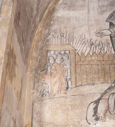 Zdjęcie nr 15: Polichromia pokrywa ściany i sklepienie kolebkowe z lunetami czworobocznej, dwuprzęsłowej zakrystii. Pole sklepienia wypełnia dekoracja ornamentalna utworzona ze zawijanych liści akantu, stylizowanych kwiatów oraz wazonów z kwiatami. Pośrodku sklepienia umieszczono w owalu w kartuszu fragmentarycznie zachowaną scenę Koronacji Marii. W centrum kompozycji zachowała się głowa Marii ujęta w trzy czwarte w prawo z widocznym fragmentem prawego ramienia i ułożonej do modlitwy prawej ręki. Po prawej stronie widać postać tronującego Boga Ojca w złotej koronie, z brodą, trzymającego złotą koronę nad głową Marii. Z lewej można dostrzec fragment ręki Chrystusa oraz fragment jego czerwonej szaty i lewej stopy. Na ścianie wschodniej dekorację malarską w postaci wici utworzonej ze stylizowanych liści akantu i kwiatów poprowadzono w glifie okiennym. Wokół okna utworzono malowane obramienie z motywami stylizowanego ornamentu rollwerkowego. Ponad oknem w glifie znajduje się malowany chrystogram "IHS". Po prawej stronie okna widoczne jest całopostaciowe przedstawienie proroka Eliasza z rozłożonymi rękami. Postać została ujęta w trzech czwartych w prawo. Ma pociągłą twarz okoloną zarostem z wydatnym nosem i ustami. Ubrana jest w strój wschodni - długą szatę z bladoczerwonym płaszczem z kołnierzykiem spiętym przy szyi oraz z rozciętymi rękawami. Na głowie ma szaroniebieski turban. Ponad nim widać lecącego kruka. Obok mężczyzny z prawej strony widoczna jest niewielka sekwencja krajobrazowa z motywem drzewa. Eliasz zwrócony jest w stronę sceny z Ostatnią Wieczerzą wykonaną w pierwszym przęśle ściany południowej zakrystii. Ostatnią Wieczerzę z prawej strony zamyka malowana kolumna z kapitelem rozdzielająca ścianę na dwa przęsła. Na tle altany ze schodami po lewej, flankowanej trzema kolumnami na wysokich cokołach, ukazano Chrystusa i dwunastu apostołów siedzący przy okrągłym, okazałym stole. Ponad stołem wisi płonącą lampa. Stół nakryto białym obrusem zastawionym siedmioma talerzami, owalną misą pośrodku, trzema okrągłymi bochenkami chleba, dwoma nożami i kielichem. Siedzący centralnie za stołem Chrystus został ukazany frontalnie. Zbawiciel ma zmęczoną twarz otoczoną brodą i długimi włosami, spływającymi na ramiona. Ubrany jest w białą tunikę i niebieski płaszcz przerzucony przez lewe ramię. O jego pierś opiera się zamyślony św. Jan, wspierający głowę na prawej ręce trzymanej na stole. Lewą rękę położoną na blacie ma zgiętą w łokciu. Wokół stołu siedzą rozmawiający ze sobą pozostali apostołowie. Są to starsi, brodaci mężczyźni, niektórzy z nich są łysi. Ubrani są w tuniki i narzucone na ramionach płaszcze. Można spośród nich wyróżnić siedzącego po prawe strony Chrystusa św. Piotra oraz Judasza widocznego jako pierwszego po lewej stronie kompozycji. Judasza ukazanego frontalnie identyfikuje żółta szata oraz trzymany w prawej ręce mieszek ze srebnikami. Powyżej w podłuczu lunety namalowano siedzącego, starszego brodatego mężczyznę ujętego w trzech czwartych w prawo. Jest to ewangelista widoczny do kolan. Prawą rękę przyciska do piersi lewą zaś opiera o stół ustawiony z prawej strony kompozycji z ułożoną na nim księgą. Jego twarz charakteryzuje wydatny nos i usta oraz spojrzenie skierowane na widza. W drugim przęśle ściany  
południowej dekoracje tworzy stylizowana wić akantowo-kwiatowa w glifie okiennym oraz otaczające okno obramienie utworzone z motywów rollwerkowych. Nie zachowała się polichromia w lunecie powyżej okna. Na zachodniej ścianie w glifie dawnego otworu wejściowego obramionego żółtą listwą, wykonano dekorację malarską składającą się z malowanych romboidalnych płycin pokrytych czerwonawą marmoryzacją. Ponad glifem na ścianie znajduje się czerwony krzyż równoramienny rozdzielający datę 16 / 46. Na ścianie z prawej strony otworu wyobrażono Ukrzyżowanie Chrystusa na polu pokrytym licznymi, stojącymi krzyżami. Postać Zbawiciela zachowała się fragmentarycznie w partii tułowia i nóg. Powyżej pole w lunecie ozdobiono stylizowaną wicią akantowo-kwiatową. Ścianę północną w pierwszym przęśle wypełnionym szafą zakrystyjną udekorowano rozpostartym, czerwonym paludamentum z baldachimem. Powyżej w lunecie zachowało się bardzo zniszczone przedstawienie św. Jana Ewangelisty, którego można rozpoznać po młodzieńczej, pociągłej twarz o wydatnych rysach. Z postaci zachowały się jeszcze  fragmenty stóp widoczne nad baldachimem. W drugim prześle w dolnej strefie przepruto drzwi z otworem zamkniętym łukiem odcinkowym, obramienionym złocistą taśmą. W nadprożu znalazła się stylizowana wić akantowo-kwiatowa. Powyżej, w górnej strefie namalowano modlitwę Chrystusa w Ogrójcu. Na pierwszym planie kompozycji widoczny jest klęczący na ziemi Zbawiciel ujęty w trzech czwartych w prawo. Lewą rękę ma przyłożoną do piersi, drugą zaś odsuniętą od tułowia. Jego uniesioną głowę ku górze otacza ciemna broda i długie włosy spływające na plecy. Chrystus ma wydatny nos i usta. Ubrany jest w obszerną, jasnooliwkową tunikę przewiązaną w pasie oraz niebieskoszary płaszcz przerzucony przez lewe ramię i rękę. Jezus wpatruje się w zjawiającego mu się powyżej uskrzydlonego anioła ukazanego w dwóch trzecich na obłokach. Anioł w wyciągniętej prawej ręce trzyma złoty kielich, a prawą podtrzymuje opary o ramię krzyż. Ubrany jest w baldoczerwoną tunikę przewiązaną w pasie. Z prawej strony Jezusa widocznych jest trzech śpiących apostołów. Na pierwszym planie ukazano leżącego św. Piotra z głową wspartą na lewej ręce. Jest to starszy mężczyzna z łysym czołem i siwiejącymi włosami i brodą. Ubrany jest w bladoniebieską tunikę i ciemnoochrowy płaszcz. Za nim widać siedzącego św. Jana z głową wspartą na ręce, którą podpiera o prawe kolano. Jest to młodzieniec o długich włosach, ubrany w blado oliwkową tunikę i baldoczerwony płaszcz. O niewielki wzgórek z lewej strony Jana oparty jest św. Jakub. Jest to starszy mężczyzna z brązową brodą i włosami ubrany w bladooliwkowy płaszcz. Za Zbawicielem z lewej strony kompozycji widać drewniany płot z bramką, przez którą do ogrodu wchodzi Judasz w jasno-chórowej szacie, prowadzący zbrojny oddział sług świątynnych. W głębi kompozycji ukazano panoramę Jerozolimy. Powyżej na sklepieniu lunety wyobrażono siedzącego ewangelistę, który ukazany został jako starzec z długą siwą brodą i łysiejącym czołem. Mężczyzna wspierając prawą rękę o stół podpiera nią głowę. Lewą ma położoną na kolanie. Ubrany jest w szarą tunikę oraz bladoczerwony płaszcz przerzucony przez prawe ramię i okrywający kolana.    
