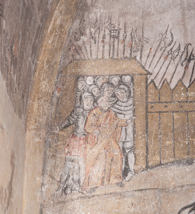 Zdjęcie nr 12: Polichromia pokrywa ściany i sklepienie kolebkowe z lunetami czworobocznej, dwuprzęsłowej zakrystii. Pole sklepienia wypełnia dekoracja ornamentalna utworzona ze zawijanych liści akantu, stylizowanych kwiatów oraz wazonów z kwiatami. Pośrodku sklepienia umieszczono w owalu w kartuszu fragmentarycznie zachowaną scenę Koronacji Marii. W centrum kompozycji zachowała się głowa Marii ujęta w trzy czwarte w prawo z widocznym fragmentem prawego ramienia i ułożonej do modlitwy prawej ręki. Po prawej stronie widać postać tronującego Boga Ojca w złotej koronie, z brodą, trzymającego złotą koronę nad głową Marii. Z lewej można dostrzec fragment ręki Chrystusa oraz fragment jego czerwonej szaty i lewej stopy. Na ścianie wschodniej dekorację malarską w postaci wici utworzonej ze stylizowanych liści akantu i kwiatów poprowadzono w glifie okiennym. Wokół okna utworzono malowane obramienie z motywami stylizowanego ornamentu rollwerkowego. Ponad oknem w glifie znajduje się malowany chrystogram &quot;IHS&quot;. Po prawej stronie okna widoczne jest całopostaciowe przedstawienie proroka Eliasza z rozłożonymi rękami. Postać została ujęta w trzech czwartych w prawo. Ma pociągłą twarz okoloną zarostem z wydatnym nosem i ustami. Ubrana jest w strój wschodni - długą szatę z bladoczerwonym płaszczem z kołnierzykiem spiętym przy szyi oraz z rozciętymi rękawami. Na głowie ma szaroniebieski turban. Ponad nim widać lecącego kruka. Obok mężczyzny z prawej strony widoczna jest niewielka sekwencja krajobrazowa z motywem drzewa. Eliasz zwrócony jest w stronę sceny z Ostatnią Wieczerzą wykonaną w pierwszym przęśle ściany południowej zakrystii. Ostatnią Wieczerzę z prawej strony zamyka malowana kolumna z kapitelem rozdzielająca ścianę na dwa przęsła. Na tle altany ze schodami po lewej, flankowanej trzema kolumnami na wysokich cokołach, ukazano Chrystusa i dwunastu apostołów siedzący przy okrągłym, okazałym stole. Ponad stołem wisi płonącą lampa. Stół nakryto białym obrusem zastawionym siedmioma talerzami, owalną misą pośrodku, trzema okrągłymi bochenkami chleba, dwoma nożami i kielichem. Siedzący centralnie za stołem Chrystus został ukazany frontalnie. Zbawiciel ma zmęczoną twarz otoczoną brodą i długimi włosami, spływającymi na ramiona. Ubrany jest w białą tunikę i niebieski płaszcz przerzucony przez lewe ramię. O jego pierś opiera się zamyślony św. Jan, wspierający głowę na prawej ręce trzymanej na stole. Lewą rękę położoną na blacie ma zgiętą w łokciu. Wokół stołu siedzą rozmawiający ze sobą pozostali apostołowie. Są to starsi, brodaci mężczyźni, niektórzy z nich są łysi. Ubrani są w tuniki i narzucone na ramionach płaszcze. Można spośród nich wyróżnić siedzącego po prawe strony Chrystusa św. Piotra oraz Judasza widocznego jako pierwszego po lewej stronie kompozycji. Judasza ukazanego frontalnie identyfikuje żółta szata oraz trzymany w prawej ręce mieszek ze srebnikami. Powyżej w podłuczu lunety namalowano siedzącego, starszego brodatego mężczyznę ujętego w trzech czwartych w prawo. Jest to ewangelista widoczny do kolan. Prawą rękę przyciska do piersi lewą zaś opiera o stół ustawiony z prawej strony kompozycji z ułożoną na nim księgą. Jego twarz charakteryzuje wydatny nos i usta oraz spojrzenie skierowane na widza. W drugim przęśle ściany  
południowej dekoracje tworzy stylizowana wić akantowo-kwiatowa w glifie okiennym oraz otaczające okno obramienie utworzone z motywów rollwerkowych. Nie zachowała się polichromia w lunecie powyżej okna. Na zachodniej ścianie w glifie dawnego otworu wejściowego obramionego żółtą listwą, wykonano dekorację malarską składającą się z malowanych romboidalnych płycin pokrytych czerwonawą marmoryzacją. Ponad glifem na ścianie znajduje się czerwony krzyż równoramienny rozdzielający datę 16 / 46. Na ścianie z prawej strony otworu wyobrażono Ukrzyżowanie Chrystusa na polu pokrytym licznymi, stojącymi krzyżami. Postać Zbawiciela zachowała się fragmentarycznie w partii tułowia i nóg. Powyżej pole w lunecie ozdobiono stylizowaną wicią akantowo-kwiatową. Ścianę północną w pierwszym przęśle wypełnionym szafą zakrystyjną udekorowano rozpostartym, czerwonym paludamentum z baldachimem. Powyżej w lunecie zachowało się bardzo zniszczone przedstawienie św. Jana Ewangelisty, którego można rozpoznać po młodzieńczej, pociągłej twarz o wydatnych rysach. Z postaci zachowały się jeszcze  fragmenty stóp widoczne nad baldachimem. W drugim prześle w dolnej strefie przepruto drzwi z otworem zamkniętym łukiem odcinkowym, obramienionym złocistą taśmą. W nadprożu znalazła się stylizowana wić akantowo-kwiatowa. Powyżej, w górnej strefie namalowano modlitwę Chrystusa w Ogrójcu. Na pierwszym planie kompozycji widoczny jest klęczący na ziemi Zbawiciel ujęty w trzech czwartych w prawo. Lewą rękę ma przyłożoną do piersi, drugą zaś odsuniętą od tułowia. Jego uniesioną głowę ku górze otacza ciemna broda i długie włosy spływające na plecy. Chrystus ma wydatny nos i usta. Ubrany jest w obszerną, jasnooliwkową tunikę przewiązaną w pasie oraz niebieskoszary płaszcz przerzucony przez lewe ramię i rękę. Jezus wpatruje się w zjawiającego mu się powyżej uskrzydlonego anioła ukazanego w dwóch trzecich na obłokach. Anioł w wyciągniętej prawej ręce trzyma złoty kielich, a prawą podtrzymuje opary o ramię krzyż. Ubrany jest w baldoczerwoną tunikę przewiązaną w pasie. Z prawej strony Jezusa widocznych jest trzech śpiących apostołów. Na pierwszym planie ukazano leżącego św. Piotra z głową wspartą na lewej ręce. Jest to starszy mężczyzna z łysym czołem i siwiejącymi włosami i brodą. Ubrany jest w bladoniebieską tunikę i ciemnoochrowy płaszcz. Za nim widać siedzącego św. Jana z głową wspartą na ręce, którą podpiera o prawe kolano. Jest to młodzieniec o długich włosach, ubrany w blado oliwkową tunikę i baldoczerwony płaszcz. O niewielki wzgórek z lewej strony Jana oparty jest św. Jakub. Jest to starszy mężczyzna z brązową brodą i włosami ubrany w bladooliwkowy płaszcz. Za Zbawicielem z lewej strony kompozycji widać drewniany płot z bramką, przez którą do ogrodu wchodzi Judasz w jasno-chórowej szacie, prowadzący zbrojny oddział sług świątynnych. W głębi kompozycji ukazano panoramę Jerozolimy. Powyżej na sklepieniu lunety wyobrażono siedzącego ewangelistę, który ukazany został jako starzec z długą siwą brodą i łysiejącym czołem. Mężczyzna wspierając prawą rękę o stół podpiera nią głowę. Lewą ma położoną na kolanie. Ubrany jest w szarą tunikę oraz bladoczerwony płaszcz przerzucony przez prawe ramię i okrywający kolana.    
