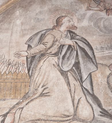 Zdjęcie nr 14: Polichromia pokrywa ściany i sklepienie kolebkowe z lunetami czworobocznej, dwuprzęsłowej zakrystii. Pole sklepienia wypełnia dekoracja ornamentalna utworzona ze zawijanych liści akantu, stylizowanych kwiatów oraz wazonów z kwiatami. Pośrodku sklepienia umieszczono w owalu w kartuszu fragmentarycznie zachowaną scenę Koronacji Marii. W centrum kompozycji zachowała się głowa Marii ujęta w trzy czwarte w prawo z widocznym fragmentem prawego ramienia i ułożonej do modlitwy prawej ręki. Po prawej stronie widać postać tronującego Boga Ojca w złotej koronie, z brodą, trzymającego złotą koronę nad głową Marii. Z lewej można dostrzec fragment ręki Chrystusa oraz fragment jego czerwonej szaty i lewej stopy. Na ścianie wschodniej dekorację malarską w postaci wici utworzonej ze stylizowanych liści akantu i kwiatów poprowadzono w glifie okiennym. Wokół okna utworzono malowane obramienie z motywami stylizowanego ornamentu rollwerkowego. Ponad oknem w glifie znajduje się malowany chrystogram &quot;IHS&quot;. Po prawej stronie okna widoczne jest całopostaciowe przedstawienie proroka Eliasza z rozłożonymi rękami. Postać została ujęta w trzech czwartych w prawo. Ma pociągłą twarz okoloną zarostem z wydatnym nosem i ustami. Ubrana jest w strój wschodni - długą szatę z bladoczerwonym płaszczem z kołnierzykiem spiętym przy szyi oraz z rozciętymi rękawami. Na głowie ma szaroniebieski turban. Ponad nim widać lecącego kruka. Obok mężczyzny z prawej strony widoczna jest niewielka sekwencja krajobrazowa z motywem drzewa. Eliasz zwrócony jest w stronę sceny z Ostatnią Wieczerzą wykonaną w pierwszym przęśle ściany południowej zakrystii. Ostatnią Wieczerzę z prawej strony zamyka malowana kolumna z kapitelem rozdzielająca ścianę na dwa przęsła. Na tle altany ze schodami po lewej, flankowanej trzema kolumnami na wysokich cokołach, ukazano Chrystusa i dwunastu apostołów siedzący przy okrągłym, okazałym stole. Ponad stołem wisi płonącą lampa. Stół nakryto białym obrusem zastawionym siedmioma talerzami, owalną misą pośrodku, trzema okrągłymi bochenkami chleba, dwoma nożami i kielichem. Siedzący centralnie za stołem Chrystus został ukazany frontalnie. Zbawiciel ma zmęczoną twarz otoczoną brodą i długimi włosami, spływającymi na ramiona. Ubrany jest w białą tunikę i niebieski płaszcz przerzucony przez lewe ramię. O jego pierś opiera się zamyślony św. Jan, wspierający głowę na prawej ręce trzymanej na stole. Lewą rękę położoną na blacie ma zgiętą w łokciu. Wokół stołu siedzą rozmawiający ze sobą pozostali apostołowie. Są to starsi, brodaci mężczyźni, niektórzy z nich są łysi. Ubrani są w tuniki i narzucone na ramionach płaszcze. Można spośród nich wyróżnić siedzącego po prawe strony Chrystusa św. Piotra oraz Judasza widocznego jako pierwszego po lewej stronie kompozycji. Judasza ukazanego frontalnie identyfikuje żółta szata oraz trzymany w prawej ręce mieszek ze srebnikami. Powyżej w podłuczu lunety namalowano siedzącego, starszego brodatego mężczyznę ujętego w trzech czwartych w prawo. Jest to ewangelista widoczny do kolan. Prawą rękę przyciska do piersi lewą zaś opiera o stół ustawiony z prawej strony kompozycji z ułożoną na nim księgą. Jego twarz charakteryzuje wydatny nos i usta oraz spojrzenie skierowane na widza. W drugim przęśle ściany  
południowej dekoracje tworzy stylizowana wić akantowo-kwiatowa w glifie okiennym oraz otaczające okno obramienie utworzone z motywów rollwerkowych. Nie zachowała się polichromia w lunecie powyżej okna. Na zachodniej ścianie w glifie dawnego otworu wejściowego obramionego żółtą listwą, wykonano dekorację malarską składającą się z malowanych romboidalnych płycin pokrytych czerwonawą marmoryzacją. Ponad glifem na ścianie znajduje się czerwony krzyż równoramienny rozdzielający datę 16 / 46. Na ścianie z prawej strony otworu wyobrażono Ukrzyżowanie Chrystusa na polu pokrytym licznymi, stojącymi krzyżami. Postać Zbawiciela zachowała się fragmentarycznie w partii tułowia i nóg. Powyżej pole w lunecie ozdobiono stylizowaną wicią akantowo-kwiatową. Ścianę północną w pierwszym przęśle wypełnionym szafą zakrystyjną udekorowano rozpostartym, czerwonym paludamentum z baldachimem. Powyżej w lunecie zachowało się bardzo zniszczone przedstawienie św. Jana Ewangelisty, którego można rozpoznać po młodzieńczej, pociągłej twarz o wydatnych rysach. Z postaci zachowały się jeszcze  fragmenty stóp widoczne nad baldachimem. W drugim prześle w dolnej strefie przepruto drzwi z otworem zamkniętym łukiem odcinkowym, obramienionym złocistą taśmą. W nadprożu znalazła się stylizowana wić akantowo-kwiatowa. Powyżej, w górnej strefie namalowano modlitwę Chrystusa w Ogrójcu. Na pierwszym planie kompozycji widoczny jest klęczący na ziemi Zbawiciel ujęty w trzech czwartych w prawo. Lewą rękę ma przyłożoną do piersi, drugą zaś odsuniętą od tułowia. Jego uniesioną głowę ku górze otacza ciemna broda i długie włosy spływające na plecy. Chrystus ma wydatny nos i usta. Ubrany jest w obszerną, jasnooliwkową tunikę przewiązaną w pasie oraz niebieskoszary płaszcz przerzucony przez lewe ramię i rękę. Jezus wpatruje się w zjawiającego mu się powyżej uskrzydlonego anioła ukazanego w dwóch trzecich na obłokach. Anioł w wyciągniętej prawej ręce trzyma złoty kielich, a prawą podtrzymuje opary o ramię krzyż. Ubrany jest w baldoczerwoną tunikę przewiązaną w pasie. Z prawej strony Jezusa widocznych jest trzech śpiących apostołów. Na pierwszym planie ukazano leżącego św. Piotra z głową wspartą na lewej ręce. Jest to starszy mężczyzna z łysym czołem i siwiejącymi włosami i brodą. Ubrany jest w bladoniebieską tunikę i ciemnoochrowy płaszcz. Za nim widać siedzącego św. Jana z głową wspartą na ręce, którą podpiera o prawe kolano. Jest to młodzieniec o długich włosach, ubrany w blado oliwkową tunikę i baldoczerwony płaszcz. O niewielki wzgórek z lewej strony Jana oparty jest św. Jakub. Jest to starszy mężczyzna z brązową brodą i włosami ubrany w bladooliwkowy płaszcz. Za Zbawicielem z lewej strony kompozycji widać drewniany płot z bramką, przez którą do ogrodu wchodzi Judasz w jasno-chórowej szacie, prowadzący zbrojny oddział sług świątynnych. W głębi kompozycji ukazano panoramę Jerozolimy. Powyżej na sklepieniu lunety wyobrażono siedzącego ewangelistę, który ukazany został jako starzec z długą siwą brodą i łysiejącym czołem. Mężczyzna wspierając prawą rękę o stół podpiera nią głowę. Lewą ma położoną na kolanie. Ubrany jest w szarą tunikę oraz bladoczerwony płaszcz przerzucony przez prawe ramię i okrywający kolana.    
