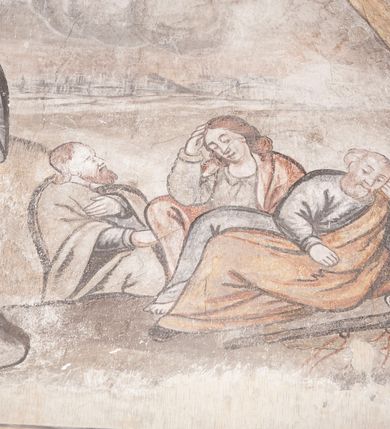 Zdjęcie nr 13: Polichromia pokrywa ściany i sklepienie kolebkowe z lunetami czworobocznej, dwuprzęsłowej zakrystii. Pole sklepienia wypełnia dekoracja ornamentalna utworzona ze zawijanych liści akantu, stylizowanych kwiatów oraz wazonów z kwiatami. Pośrodku sklepienia umieszczono w owalu w kartuszu fragmentarycznie zachowaną scenę Koronacji Marii. W centrum kompozycji zachowała się głowa Marii ujęta w trzy czwarte w prawo z widocznym fragmentem prawego ramienia i ułożonej do modlitwy prawej ręki. Po prawej stronie widać postać tronującego Boga Ojca w złotej koronie, z brodą, trzymającego złotą koronę nad głową Marii. Z lewej można dostrzec fragment ręki Chrystusa oraz fragment jego czerwonej szaty i lewej stopy. Na ścianie wschodniej dekorację malarską w postaci wici utworzonej ze stylizowanych liści akantu i kwiatów poprowadzono w glifie okiennym. Wokół okna utworzono malowane obramienie z motywami stylizowanego ornamentu rollwerkowego. Ponad oknem w glifie znajduje się malowany chrystogram &quot;IHS&quot;. Po prawej stronie okna widoczne jest całopostaciowe przedstawienie proroka Eliasza z rozłożonymi rękami. Postać została ujęta w trzech czwartych w prawo. Ma pociągłą twarz okoloną zarostem z wydatnym nosem i ustami. Ubrana jest w strój wschodni - długą szatę z bladoczerwonym płaszczem z kołnierzykiem spiętym przy szyi oraz z rozciętymi rękawami. Na głowie ma szaroniebieski turban. Ponad nim widać lecącego kruka. Obok mężczyzny z prawej strony widoczna jest niewielka sekwencja krajobrazowa z motywem drzewa. Eliasz zwrócony jest w stronę sceny z Ostatnią Wieczerzą wykonaną w pierwszym przęśle ściany południowej zakrystii. Ostatnią Wieczerzę z prawej strony zamyka malowana kolumna z kapitelem rozdzielająca ścianę na dwa przęsła. Na tle altany ze schodami po lewej, flankowanej trzema kolumnami na wysokich cokołach, ukazano Chrystusa i dwunastu apostołów siedzący przy okrągłym, okazałym stole. Ponad stołem wisi płonącą lampa. Stół nakryto białym obrusem zastawionym siedmioma talerzami, owalną misą pośrodku, trzema okrągłymi bochenkami chleba, dwoma nożami i kielichem. Siedzący centralnie za stołem Chrystus został ukazany frontalnie. Zbawiciel ma zmęczoną twarz otoczoną brodą i długimi włosami, spływającymi na ramiona. Ubrany jest w białą tunikę i niebieski płaszcz przerzucony przez lewe ramię. O jego pierś opiera się zamyślony św. Jan, wspierający głowę na prawej ręce trzymanej na stole. Lewą rękę położoną na blacie ma zgiętą w łokciu. Wokół stołu siedzą rozmawiający ze sobą pozostali apostołowie. Są to starsi, brodaci mężczyźni, niektórzy z nich są łysi. Ubrani są w tuniki i narzucone na ramionach płaszcze. Można spośród nich wyróżnić siedzącego po prawe strony Chrystusa św. Piotra oraz Judasza widocznego jako pierwszego po lewej stronie kompozycji. Judasza ukazanego frontalnie identyfikuje żółta szata oraz trzymany w prawej ręce mieszek ze srebnikami. Powyżej w podłuczu lunety namalowano siedzącego, starszego brodatego mężczyznę ujętego w trzech czwartych w prawo. Jest to ewangelista widoczny do kolan. Prawą rękę przyciska do piersi lewą zaś opiera o stół ustawiony z prawej strony kompozycji z ułożoną na nim księgą. Jego twarz charakteryzuje wydatny nos i usta oraz spojrzenie skierowane na widza. W drugim przęśle ściany  
południowej dekoracje tworzy stylizowana wić akantowo-kwiatowa w glifie okiennym oraz otaczające okno obramienie utworzone z motywów rollwerkowych. Nie zachowała się polichromia w lunecie powyżej okna. Na zachodniej ścianie w glifie dawnego otworu wejściowego obramionego żółtą listwą, wykonano dekorację malarską składającą się z malowanych romboidalnych płycin pokrytych czerwonawą marmoryzacją. Ponad glifem na ścianie znajduje się czerwony krzyż równoramienny rozdzielający datę 16 / 46. Na ścianie z prawej strony otworu wyobrażono Ukrzyżowanie Chrystusa na polu pokrytym licznymi, stojącymi krzyżami. Postać Zbawiciela zachowała się fragmentarycznie w partii tułowia i nóg. Powyżej pole w lunecie ozdobiono stylizowaną wicią akantowo-kwiatową. Ścianę północną w pierwszym przęśle wypełnionym szafą zakrystyjną udekorowano rozpostartym, czerwonym paludamentum z baldachimem. Powyżej w lunecie zachowało się bardzo zniszczone przedstawienie św. Jana Ewangelisty, którego można rozpoznać po młodzieńczej, pociągłej twarz o wydatnych rysach. Z postaci zachowały się jeszcze  fragmenty stóp widoczne nad baldachimem. W drugim prześle w dolnej strefie przepruto drzwi z otworem zamkniętym łukiem odcinkowym, obramienionym złocistą taśmą. W nadprożu znalazła się stylizowana wić akantowo-kwiatowa. Powyżej, w górnej strefie namalowano modlitwę Chrystusa w Ogrójcu. Na pierwszym planie kompozycji widoczny jest klęczący na ziemi Zbawiciel ujęty w trzech czwartych w prawo. Lewą rękę ma przyłożoną do piersi, drugą zaś odsuniętą od tułowia. Jego uniesioną głowę ku górze otacza ciemna broda i długie włosy spływające na plecy. Chrystus ma wydatny nos i usta. Ubrany jest w obszerną, jasnooliwkową tunikę przewiązaną w pasie oraz niebieskoszary płaszcz przerzucony przez lewe ramię i rękę. Jezus wpatruje się w zjawiającego mu się powyżej uskrzydlonego anioła ukazanego w dwóch trzecich na obłokach. Anioł w wyciągniętej prawej ręce trzyma złoty kielich, a prawą podtrzymuje opary o ramię krzyż. Ubrany jest w baldoczerwoną tunikę przewiązaną w pasie. Z prawej strony Jezusa widocznych jest trzech śpiących apostołów. Na pierwszym planie ukazano leżącego św. Piotra z głową wspartą na lewej ręce. Jest to starszy mężczyzna z łysym czołem i siwiejącymi włosami i brodą. Ubrany jest w bladoniebieską tunikę i ciemnoochrowy płaszcz. Za nim widać siedzącego św. Jana z głową wspartą na ręce, którą podpiera o prawe kolano. Jest to młodzieniec o długich włosach, ubrany w blado oliwkową tunikę i baldoczerwony płaszcz. O niewielki wzgórek z lewej strony Jana oparty jest św. Jakub. Jest to starszy mężczyzna z brązową brodą i włosami ubrany w bladooliwkowy płaszcz. Za Zbawicielem z lewej strony kompozycji widać drewniany płot z bramką, przez którą do ogrodu wchodzi Judasz w jasno-chórowej szacie, prowadzący zbrojny oddział sług świątynnych. W głębi kompozycji ukazano panoramę Jerozolimy. Powyżej na sklepieniu lunety wyobrażono siedzącego ewangelistę, który ukazany został jako starzec z długą siwą brodą i łysiejącym czołem. Mężczyzna wspierając prawą rękę o stół podpiera nią głowę. Lewą ma położoną na kolanie. Ubrany jest w szarą tunikę oraz bladoczerwony płaszcz przerzucony przez prawe ramię i okrywający kolana.    
