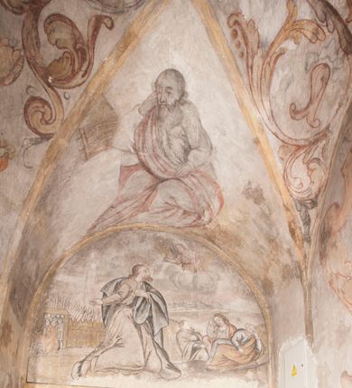 Zdjęcie nr 16: Polichromia pokrywa ściany i sklepienie kolebkowe z lunetami czworobocznej, dwuprzęsłowej zakrystii. Pole sklepienia wypełnia dekoracja ornamentalna utworzona ze zawijanych liści akantu, stylizowanych kwiatów oraz wazonów z kwiatami. Pośrodku sklepienia umieszczono w owalu w kartuszu fragmentarycznie zachowaną scenę Koronacji Marii. W centrum kompozycji zachowała się głowa Marii ujęta w trzy czwarte w prawo z widocznym fragmentem prawego ramienia i ułożonej do modlitwy prawej ręki. Po prawej stronie widać postać tronującego Boga Ojca w złotej koronie, z brodą, trzymającego złotą koronę nad głową Marii. Z lewej można dostrzec fragment ręki Chrystusa oraz fragment jego czerwonej szaty i lewej stopy. Na ścianie wschodniej dekorację malarską w postaci wici utworzonej ze stylizowanych liści akantu i kwiatów poprowadzono w glifie okiennym. Wokół okna utworzono malowane obramienie z motywami stylizowanego ornamentu rollwerkowego. Ponad oknem w glifie znajduje się malowany chrystogram &quot;IHS&quot;. Po prawej stronie okna widoczne jest całopostaciowe przedstawienie proroka Eliasza z rozłożonymi rękami. Postać została ujęta w trzech czwartych w prawo. Ma pociągłą twarz okoloną zarostem z wydatnym nosem i ustami. Ubrana jest w strój wschodni - długą szatę z bladoczerwonym płaszczem z kołnierzykiem spiętym przy szyi oraz z rozciętymi rękawami. Na głowie ma szaroniebieski turban. Ponad nim widać lecącego kruka. Obok mężczyzny z prawej strony widoczna jest niewielka sekwencja krajobrazowa z motywem drzewa. Eliasz zwrócony jest w stronę sceny z Ostatnią Wieczerzą wykonaną w pierwszym przęśle ściany południowej zakrystii. Ostatnią Wieczerzę z prawej strony zamyka malowana kolumna z kapitelem rozdzielająca ścianę na dwa przęsła. Na tle altany ze schodami po lewej, flankowanej trzema kolumnami na wysokich cokołach, ukazano Chrystusa i dwunastu apostołów siedzący przy okrągłym, okazałym stole. Ponad stołem wisi płonącą lampa. Stół nakryto białym obrusem zastawionym siedmioma talerzami, owalną misą pośrodku, trzema okrągłymi bochenkami chleba, dwoma nożami i kielichem. Siedzący centralnie za stołem Chrystus został ukazany frontalnie. Zbawiciel ma zmęczoną twarz otoczoną brodą i długimi włosami, spływającymi na ramiona. Ubrany jest w białą tunikę i niebieski płaszcz przerzucony przez lewe ramię. O jego pierś opiera się zamyślony św. Jan, wspierający głowę na prawej ręce trzymanej na stole. Lewą rękę położoną na blacie ma zgiętą w łokciu. Wokół stołu siedzą rozmawiający ze sobą pozostali apostołowie. Są to starsi, brodaci mężczyźni, niektórzy z nich są łysi. Ubrani są w tuniki i narzucone na ramionach płaszcze. Można spośród nich wyróżnić siedzącego po prawe strony Chrystusa św. Piotra oraz Judasza widocznego jako pierwszego po lewej stronie kompozycji. Judasza ukazanego frontalnie identyfikuje żółta szata oraz trzymany w prawej ręce mieszek ze srebnikami. Powyżej w podłuczu lunety namalowano siedzącego, starszego brodatego mężczyznę ujętego w trzech czwartych w prawo. Jest to ewangelista widoczny do kolan. Prawą rękę przyciska do piersi lewą zaś opiera o stół ustawiony z prawej strony kompozycji z ułożoną na nim księgą. Jego twarz charakteryzuje wydatny nos i usta oraz spojrzenie skierowane na widza. W drugim przęśle ściany  
południowej dekoracje tworzy stylizowana wić akantowo-kwiatowa w glifie okiennym oraz otaczające okno obramienie utworzone z motywów rollwerkowych. Nie zachowała się polichromia w lunecie powyżej okna. Na zachodniej ścianie w glifie dawnego otworu wejściowego obramionego żółtą listwą, wykonano dekorację malarską składającą się z malowanych romboidalnych płycin pokrytych czerwonawą marmoryzacją. Ponad glifem na ścianie znajduje się czerwony krzyż równoramienny rozdzielający datę 16 / 46. Na ścianie z prawej strony otworu wyobrażono Ukrzyżowanie Chrystusa na polu pokrytym licznymi, stojącymi krzyżami. Postać Zbawiciela zachowała się fragmentarycznie w partii tułowia i nóg. Powyżej pole w lunecie ozdobiono stylizowaną wicią akantowo-kwiatową. Ścianę północną w pierwszym przęśle wypełnionym szafą zakrystyjną udekorowano rozpostartym, czerwonym paludamentum z baldachimem. Powyżej w lunecie zachowało się bardzo zniszczone przedstawienie św. Jana Ewangelisty, którego można rozpoznać po młodzieńczej, pociągłej twarz o wydatnych rysach. Z postaci zachowały się jeszcze  fragmenty stóp widoczne nad baldachimem. W drugim prześle w dolnej strefie przepruto drzwi z otworem zamkniętym łukiem odcinkowym, obramienionym złocistą taśmą. W nadprożu znalazła się stylizowana wić akantowo-kwiatowa. Powyżej, w górnej strefie namalowano modlitwę Chrystusa w Ogrójcu. Na pierwszym planie kompozycji widoczny jest klęczący na ziemi Zbawiciel ujęty w trzech czwartych w prawo. Lewą rękę ma przyłożoną do piersi, drugą zaś odsuniętą od tułowia. Jego uniesioną głowę ku górze otacza ciemna broda i długie włosy spływające na plecy. Chrystus ma wydatny nos i usta. Ubrany jest w obszerną, jasnooliwkową tunikę przewiązaną w pasie oraz niebieskoszary płaszcz przerzucony przez lewe ramię i rękę. Jezus wpatruje się w zjawiającego mu się powyżej uskrzydlonego anioła ukazanego w dwóch trzecich na obłokach. Anioł w wyciągniętej prawej ręce trzyma złoty kielich, a prawą podtrzymuje opary o ramię krzyż. Ubrany jest w baldoczerwoną tunikę przewiązaną w pasie. Z prawej strony Jezusa widocznych jest trzech śpiących apostołów. Na pierwszym planie ukazano leżącego św. Piotra z głową wspartą na lewej ręce. Jest to starszy mężczyzna z łysym czołem i siwiejącymi włosami i brodą. Ubrany jest w bladoniebieską tunikę i ciemnoochrowy płaszcz. Za nim widać siedzącego św. Jana z głową wspartą na ręce, którą podpiera o prawe kolano. Jest to młodzieniec o długich włosach, ubrany w blado oliwkową tunikę i baldoczerwony płaszcz. O niewielki wzgórek z lewej strony Jana oparty jest św. Jakub. Jest to starszy mężczyzna z brązową brodą i włosami ubrany w bladooliwkowy płaszcz. Za Zbawicielem z lewej strony kompozycji widać drewniany płot z bramką, przez którą do ogrodu wchodzi Judasz w jasno-chórowej szacie, prowadzący zbrojny oddział sług świątynnych. W głębi kompozycji ukazano panoramę Jerozolimy. Powyżej na sklepieniu lunety wyobrażono siedzącego ewangelistę, który ukazany został jako starzec z długą siwą brodą i łysiejącym czołem. Mężczyzna wspierając prawą rękę o stół podpiera nią głowę. Lewą ma położoną na kolanie. Ubrany jest w szarą tunikę oraz bladoczerwony płaszcz przerzucony przez prawe ramię i okrywający kolana.    
