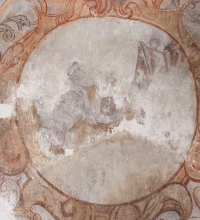 Zdjęcie nr 23: Polichromia pokrywa ściany i sklepienie kolebkowe z lunetami czworobocznej, dwuprzęsłowej zakrystii. Pole sklepienia wypełnia dekoracja ornamentalna utworzona ze zawijanych liści akantu, stylizowanych kwiatów oraz wazonów z kwiatami. Pośrodku sklepienia umieszczono w owalu w kartuszu fragmentarycznie zachowaną scenę Koronacji Marii. W centrum kompozycji zachowała się głowa Marii ujęta w trzy czwarte w prawo z widocznym fragmentem prawego ramienia i ułożonej do modlitwy prawej ręki. Po prawej stronie widać postać tronującego Boga Ojca w złotej koronie, z brodą, trzymającego złotą koronę nad głową Marii. Z lewej można dostrzec fragment ręki Chrystusa oraz fragment jego czerwonej szaty i lewej stopy. Na ścianie wschodniej dekorację malarską w postaci wici utworzonej ze stylizowanych liści akantu i kwiatów poprowadzono w glifie okiennym. Wokół okna utworzono malowane obramienie z motywami stylizowanego ornamentu rollwerkowego. Ponad oknem w glifie znajduje się malowany chrystogram "IHS". Po prawej stronie okna widoczne jest całopostaciowe przedstawienie proroka Eliasza z rozłożonymi rękami. Postać została ujęta w trzech czwartych w prawo. Ma pociągłą twarz okoloną zarostem z wydatnym nosem i ustami. Ubrana jest w strój wschodni - długą szatę z bladoczerwonym płaszczem z kołnierzykiem spiętym przy szyi oraz z rozciętymi rękawami. Na głowie ma szaroniebieski turban. Ponad nim widać lecącego kruka. Obok mężczyzny z prawej strony widoczna jest niewielka sekwencja krajobrazowa z motywem drzewa. Eliasz zwrócony jest w stronę sceny z Ostatnią Wieczerzą wykonaną w pierwszym przęśle ściany południowej zakrystii. Ostatnią Wieczerzę z prawej strony zamyka malowana kolumna z kapitelem rozdzielająca ścianę na dwa przęsła. Na tle altany ze schodami po lewej, flankowanej trzema kolumnami na wysokich cokołach, ukazano Chrystusa i dwunastu apostołów siedzący przy okrągłym, okazałym stole. Ponad stołem wisi płonącą lampa. Stół nakryto białym obrusem zastawionym siedmioma talerzami, owalną misą pośrodku, trzema okrągłymi bochenkami chleba, dwoma nożami i kielichem. Siedzący centralnie za stołem Chrystus został ukazany frontalnie. Zbawiciel ma zmęczoną twarz otoczoną brodą i długimi włosami, spływającymi na ramiona. Ubrany jest w białą tunikę i niebieski płaszcz przerzucony przez lewe ramię. O jego pierś opiera się zamyślony św. Jan, wspierający głowę na prawej ręce trzymanej na stole. Lewą rękę położoną na blacie ma zgiętą w łokciu. Wokół stołu siedzą rozmawiający ze sobą pozostali apostołowie. Są to starsi, brodaci mężczyźni, niektórzy z nich są łysi. Ubrani są w tuniki i narzucone na ramionach płaszcze. Można spośród nich wyróżnić siedzącego po prawe strony Chrystusa św. Piotra oraz Judasza widocznego jako pierwszego po lewej stronie kompozycji. Judasza ukazanego frontalnie identyfikuje żółta szata oraz trzymany w prawej ręce mieszek ze srebnikami. Powyżej w podłuczu lunety namalowano siedzącego, starszego brodatego mężczyznę ujętego w trzech czwartych w prawo. Jest to ewangelista widoczny do kolan. Prawą rękę przyciska do piersi lewą zaś opiera o stół ustawiony z prawej strony kompozycji z ułożoną na nim księgą. Jego twarz charakteryzuje wydatny nos i usta oraz spojrzenie skierowane na widza. W drugim przęśle ściany  
południowej dekoracje tworzy stylizowana wić akantowo-kwiatowa w glifie okiennym oraz otaczające okno obramienie utworzone z motywów rollwerkowych. Nie zachowała się polichromia w lunecie powyżej okna. Na zachodniej ścianie w glifie dawnego otworu wejściowego obramionego żółtą listwą, wykonano dekorację malarską składającą się z malowanych romboidalnych płycin pokrytych czerwonawą marmoryzacją. Ponad glifem na ścianie znajduje się czerwony krzyż równoramienny rozdzielający datę 16 / 46. Na ścianie z prawej strony otworu wyobrażono Ukrzyżowanie Chrystusa na polu pokrytym licznymi, stojącymi krzyżami. Postać Zbawiciela zachowała się fragmentarycznie w partii tułowia i nóg. Powyżej pole w lunecie ozdobiono stylizowaną wicią akantowo-kwiatową. Ścianę północną w pierwszym przęśle wypełnionym szafą zakrystyjną udekorowano rozpostartym, czerwonym paludamentum z baldachimem. Powyżej w lunecie zachowało się bardzo zniszczone przedstawienie św. Jana Ewangelisty, którego można rozpoznać po młodzieńczej, pociągłej twarz o wydatnych rysach. Z postaci zachowały się jeszcze  fragmenty stóp widoczne nad baldachimem. W drugim prześle w dolnej strefie przepruto drzwi z otworem zamkniętym łukiem odcinkowym, obramienionym złocistą taśmą. W nadprożu znalazła się stylizowana wić akantowo-kwiatowa. Powyżej, w górnej strefie namalowano modlitwę Chrystusa w Ogrójcu. Na pierwszym planie kompozycji widoczny jest klęczący na ziemi Zbawiciel ujęty w trzech czwartych w prawo. Lewą rękę ma przyłożoną do piersi, drugą zaś odsuniętą od tułowia. Jego uniesioną głowę ku górze otacza ciemna broda i długie włosy spływające na plecy. Chrystus ma wydatny nos i usta. Ubrany jest w obszerną, jasnooliwkową tunikę przewiązaną w pasie oraz niebieskoszary płaszcz przerzucony przez lewe ramię i rękę. Jezus wpatruje się w zjawiającego mu się powyżej uskrzydlonego anioła ukazanego w dwóch trzecich na obłokach. Anioł w wyciągniętej prawej ręce trzyma złoty kielich, a prawą podtrzymuje opary o ramię krzyż. Ubrany jest w baldoczerwoną tunikę przewiązaną w pasie. Z prawej strony Jezusa widocznych jest trzech śpiących apostołów. Na pierwszym planie ukazano leżącego św. Piotra z głową wspartą na lewej ręce. Jest to starszy mężczyzna z łysym czołem i siwiejącymi włosami i brodą. Ubrany jest w bladoniebieską tunikę i ciemnoochrowy płaszcz. Za nim widać siedzącego św. Jana z głową wspartą na ręce, którą podpiera o prawe kolano. Jest to młodzieniec o długich włosach, ubrany w blado oliwkową tunikę i baldoczerwony płaszcz. O niewielki wzgórek z lewej strony Jana oparty jest św. Jakub. Jest to starszy mężczyzna z brązową brodą i włosami ubrany w bladooliwkowy płaszcz. Za Zbawicielem z lewej strony kompozycji widać drewniany płot z bramką, przez którą do ogrodu wchodzi Judasz w jasno-chórowej szacie, prowadzący zbrojny oddział sług świątynnych. W głębi kompozycji ukazano panoramę Jerozolimy. Powyżej na sklepieniu lunety wyobrażono siedzącego ewangelistę, który ukazany został jako starzec z długą siwą brodą i łysiejącym czołem. Mężczyzna wspierając prawą rękę o stół podpiera nią głowę. Lewą ma położoną na kolanie. Ubrany jest w szarą tunikę oraz bladoczerwony płaszcz przerzucony przez prawe ramię i okrywający kolana.    
