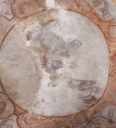 Zdjęcie nr 21: Polichromia pokrywa ściany i sklepienie kolebkowe z lunetami czworobocznej, dwuprzęsłowej zakrystii. Pole sklepienia wypełnia dekoracja ornamentalna utworzona ze zawijanych liści akantu, stylizowanych kwiatów oraz wazonów z kwiatami. Pośrodku sklepienia umieszczono w owalu w kartuszu fragmentarycznie zachowaną scenę Koronacji Marii. W centrum kompozycji zachowała się głowa Marii ujęta w trzy czwarte w prawo z widocznym fragmentem prawego ramienia i ułożonej do modlitwy prawej ręki. Po prawej stronie widać postać tronującego Boga Ojca w złotej koronie, z brodą, trzymającego złotą koronę nad głową Marii. Z lewej można dostrzec fragment ręki Chrystusa oraz fragment jego czerwonej szaty i lewej stopy. Na ścianie wschodniej dekorację malarską w postaci wici utworzonej ze stylizowanych liści akantu i kwiatów poprowadzono w glifie okiennym. Wokół okna utworzono malowane obramienie z motywami stylizowanego ornamentu rollwerkowego. Ponad oknem w glifie znajduje się malowany chrystogram "IHS". Po prawej stronie okna widoczne jest całopostaciowe przedstawienie proroka Eliasza z rozłożonymi rękami. Postać została ujęta w trzech czwartych w prawo. Ma pociągłą twarz okoloną zarostem z wydatnym nosem i ustami. Ubrana jest w strój wschodni - długą szatę z bladoczerwonym płaszczem z kołnierzykiem spiętym przy szyi oraz z rozciętymi rękawami. Na głowie ma szaroniebieski turban. Ponad nim widać lecącego kruka. Obok mężczyzny z prawej strony widoczna jest niewielka sekwencja krajobrazowa z motywem drzewa. Eliasz zwrócony jest w stronę sceny z Ostatnią Wieczerzą wykonaną w pierwszym przęśle ściany południowej zakrystii. Ostatnią Wieczerzę z prawej strony zamyka malowana kolumna z kapitelem rozdzielająca ścianę na dwa przęsła. Na tle altany ze schodami po lewej, flankowanej trzema kolumnami na wysokich cokołach, ukazano Chrystusa i dwunastu apostołów siedzący przy okrągłym, okazałym stole. Ponad stołem wisi płonącą lampa. Stół nakryto białym obrusem zastawionym siedmioma talerzami, owalną misą pośrodku, trzema okrągłymi bochenkami chleba, dwoma nożami i kielichem. Siedzący centralnie za stołem Chrystus został ukazany frontalnie. Zbawiciel ma zmęczoną twarz otoczoną brodą i długimi włosami, spływającymi na ramiona. Ubrany jest w białą tunikę i niebieski płaszcz przerzucony przez lewe ramię. O jego pierś opiera się zamyślony św. Jan, wspierający głowę na prawej ręce trzymanej na stole. Lewą rękę położoną na blacie ma zgiętą w łokciu. Wokół stołu siedzą rozmawiający ze sobą pozostali apostołowie. Są to starsi, brodaci mężczyźni, niektórzy z nich są łysi. Ubrani są w tuniki i narzucone na ramionach płaszcze. Można spośród nich wyróżnić siedzącego po prawe strony Chrystusa św. Piotra oraz Judasza widocznego jako pierwszego po lewej stronie kompozycji. Judasza ukazanego frontalnie identyfikuje żółta szata oraz trzymany w prawej ręce mieszek ze srebnikami. Powyżej w podłuczu lunety namalowano siedzącego, starszego brodatego mężczyznę ujętego w trzech czwartych w prawo. Jest to ewangelista widoczny do kolan. Prawą rękę przyciska do piersi lewą zaś opiera o stół ustawiony z prawej strony kompozycji z ułożoną na nim księgą. Jego twarz charakteryzuje wydatny nos i usta oraz spojrzenie skierowane na widza. W drugim przęśle ściany  
południowej dekoracje tworzy stylizowana wić akantowo-kwiatowa w glifie okiennym oraz otaczające okno obramienie utworzone z motywów rollwerkowych. Nie zachowała się polichromia w lunecie powyżej okna. Na zachodniej ścianie w glifie dawnego otworu wejściowego obramionego żółtą listwą, wykonano dekorację malarską składającą się z malowanych romboidalnych płycin pokrytych czerwonawą marmoryzacją. Ponad glifem na ścianie znajduje się czerwony krzyż równoramienny rozdzielający datę 16 / 46. Na ścianie z prawej strony otworu wyobrażono Ukrzyżowanie Chrystusa na polu pokrytym licznymi, stojącymi krzyżami. Postać Zbawiciela zachowała się fragmentarycznie w partii tułowia i nóg. Powyżej pole w lunecie ozdobiono stylizowaną wicią akantowo-kwiatową. Ścianę północną w pierwszym przęśle wypełnionym szafą zakrystyjną udekorowano rozpostartym, czerwonym paludamentum z baldachimem. Powyżej w lunecie zachowało się bardzo zniszczone przedstawienie św. Jana Ewangelisty, którego można rozpoznać po młodzieńczej, pociągłej twarz o wydatnych rysach. Z postaci zachowały się jeszcze  fragmenty stóp widoczne nad baldachimem. W drugim prześle w dolnej strefie przepruto drzwi z otworem zamkniętym łukiem odcinkowym, obramienionym złocistą taśmą. W nadprożu znalazła się stylizowana wić akantowo-kwiatowa. Powyżej, w górnej strefie namalowano modlitwę Chrystusa w Ogrójcu. Na pierwszym planie kompozycji widoczny jest klęczący na ziemi Zbawiciel ujęty w trzech czwartych w prawo. Lewą rękę ma przyłożoną do piersi, drugą zaś odsuniętą od tułowia. Jego uniesioną głowę ku górze otacza ciemna broda i długie włosy spływające na plecy. Chrystus ma wydatny nos i usta. Ubrany jest w obszerną, jasnooliwkową tunikę przewiązaną w pasie oraz niebieskoszary płaszcz przerzucony przez lewe ramię i rękę. Jezus wpatruje się w zjawiającego mu się powyżej uskrzydlonego anioła ukazanego w dwóch trzecich na obłokach. Anioł w wyciągniętej prawej ręce trzyma złoty kielich, a prawą podtrzymuje opary o ramię krzyż. Ubrany jest w baldoczerwoną tunikę przewiązaną w pasie. Z prawej strony Jezusa widocznych jest trzech śpiących apostołów. Na pierwszym planie ukazano leżącego św. Piotra z głową wspartą na lewej ręce. Jest to starszy mężczyzna z łysym czołem i siwiejącymi włosami i brodą. Ubrany jest w bladoniebieską tunikę i ciemnoochrowy płaszcz. Za nim widać siedzącego św. Jana z głową wspartą na ręce, którą podpiera o prawe kolano. Jest to młodzieniec o długich włosach, ubrany w blado oliwkową tunikę i baldoczerwony płaszcz. O niewielki wzgórek z lewej strony Jana oparty jest św. Jakub. Jest to starszy mężczyzna z brązową brodą i włosami ubrany w bladooliwkowy płaszcz. Za Zbawicielem z lewej strony kompozycji widać drewniany płot z bramką, przez którą do ogrodu wchodzi Judasz w jasno-chórowej szacie, prowadzący zbrojny oddział sług świątynnych. W głębi kompozycji ukazano panoramę Jerozolimy. Powyżej na sklepieniu lunety wyobrażono siedzącego ewangelistę, który ukazany został jako starzec z długą siwą brodą i łysiejącym czołem. Mężczyzna wspierając prawą rękę o stół podpiera nią głowę. Lewą ma położoną na kolanie. Ubrany jest w szarą tunikę oraz bladoczerwony płaszcz przerzucony przez prawe ramię i okrywający kolana.    
