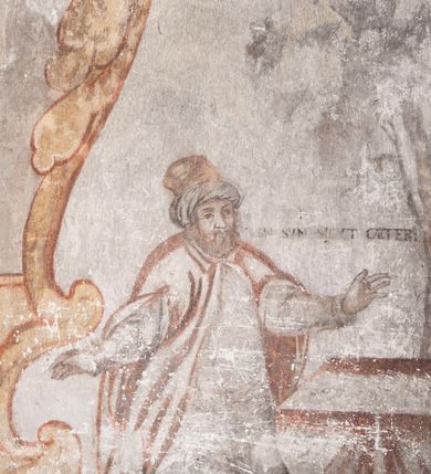 Zdjęcie nr 32: Polichromia pokrywa ściany i sklepienie kolebkowe z lunetami czworobocznej, dwuprzęsłowej zakrystii. Pole sklepienia wypełnia dekoracja ornamentalna utworzona ze zawijanych liści akantu, stylizowanych kwiatów oraz wazonów z kwiatami. Pośrodku sklepienia umieszczono w owalu w kartuszu fragmentarycznie zachowaną scenę Koronacji Marii. W centrum kompozycji zachowała się głowa Marii ujęta w trzy czwarte w prawo z widocznym fragmentem prawego ramienia i ułożonej do modlitwy prawej ręki. Po prawej stronie widać postać tronującego Boga Ojca w złotej koronie, z brodą, trzymającego złotą koronę nad głową Marii. Z lewej można dostrzec fragment ręki Chrystusa oraz fragment jego czerwonej szaty i lewej stopy. Na ścianie wschodniej dekorację malarską w postaci wici utworzonej ze stylizowanych liści akantu i kwiatów poprowadzono w glifie okiennym. Wokół okna utworzono malowane obramienie z motywami stylizowanego ornamentu rollwerkowego. Ponad oknem w glifie znajduje się malowany chrystogram "IHS". Po prawej stronie okna widoczne jest całopostaciowe przedstawienie proroka Eliasza z rozłożonymi rękami. Postać została ujęta w trzech czwartych w prawo. Ma pociągłą twarz okoloną zarostem z wydatnym nosem i ustami. Ubrana jest w strój wschodni - długą szatę z bladoczerwonym płaszczem z kołnierzykiem spiętym przy szyi oraz z rozciętymi rękawami. Na głowie ma szaroniebieski turban. Ponad nim widać lecącego kruka. Obok mężczyzny z prawej strony widoczna jest niewielka sekwencja krajobrazowa z motywem drzewa. Eliasz zwrócony jest w stronę sceny z Ostatnią Wieczerzą wykonaną w pierwszym przęśle ściany południowej zakrystii. Ostatnią Wieczerzę z prawej strony zamyka malowana kolumna z kapitelem rozdzielająca ścianę na dwa przęsła. Na tle altany ze schodami po lewej, flankowanej trzema kolumnami na wysokich cokołach, ukazano Chrystusa i dwunastu apostołów siedzący przy okrągłym, okazałym stole. Ponad stołem wisi płonącą lampa. Stół nakryto białym obrusem zastawionym siedmioma talerzami, owalną misą pośrodku, trzema okrągłymi bochenkami chleba, dwoma nożami i kielichem. Siedzący centralnie za stołem Chrystus został ukazany frontalnie. Zbawiciel ma zmęczoną twarz otoczoną brodą i długimi włosami, spływającymi na ramiona. Ubrany jest w białą tunikę i niebieski płaszcz przerzucony przez lewe ramię. O jego pierś opiera się zamyślony św. Jan, wspierający głowę na prawej ręce trzymanej na stole. Lewą rękę położoną na blacie ma zgiętą w łokciu. Wokół stołu siedzą rozmawiający ze sobą pozostali apostołowie. Są to starsi, brodaci mężczyźni, niektórzy z nich są łysi. Ubrani są w tuniki i narzucone na ramionach płaszcze. Można spośród nich wyróżnić siedzącego po prawe strony Chrystusa św. Piotra oraz Judasza widocznego jako pierwszego po lewej stronie kompozycji. Judasza ukazanego frontalnie identyfikuje żółta szata oraz trzymany w prawej ręce mieszek ze srebnikami. Powyżej w podłuczu lunety namalowano siedzącego, starszego brodatego mężczyznę ujętego w trzech czwartych w prawo. Jest to ewangelista widoczny do kolan. Prawą rękę przyciska do piersi lewą zaś opiera o stół ustawiony z prawej strony kompozycji z ułożoną na nim księgą. Jego twarz charakteryzuje wydatny nos i usta oraz spojrzenie skierowane na widza. W drugim przęśle ściany  
południowej dekoracje tworzy stylizowana wić akantowo-kwiatowa w glifie okiennym oraz otaczające okno obramienie utworzone z motywów rollwerkowych. Nie zachowała się polichromia w lunecie powyżej okna. Na zachodniej ścianie w glifie dawnego otworu wejściowego obramionego żółtą listwą, wykonano dekorację malarską składającą się z malowanych romboidalnych płycin pokrytych czerwonawą marmoryzacją. Ponad glifem na ścianie znajduje się czerwony krzyż równoramienny rozdzielający datę 16 / 46. Na ścianie z prawej strony otworu wyobrażono Ukrzyżowanie Chrystusa na polu pokrytym licznymi, stojącymi krzyżami. Postać Zbawiciela zachowała się fragmentarycznie w partii tułowia i nóg. Powyżej pole w lunecie ozdobiono stylizowaną wicią akantowo-kwiatową. Ścianę północną w pierwszym przęśle wypełnionym szafą zakrystyjną udekorowano rozpostartym, czerwonym paludamentum z baldachimem. Powyżej w lunecie zachowało się bardzo zniszczone przedstawienie św. Jana Ewangelisty, którego można rozpoznać po młodzieńczej, pociągłej twarz o wydatnych rysach. Z postaci zachowały się jeszcze  fragmenty stóp widoczne nad baldachimem. W drugim prześle w dolnej strefie przepruto drzwi z otworem zamkniętym łukiem odcinkowym, obramienionym złocistą taśmą. W nadprożu znalazła się stylizowana wić akantowo-kwiatowa. Powyżej, w górnej strefie namalowano modlitwę Chrystusa w Ogrójcu. Na pierwszym planie kompozycji widoczny jest klęczący na ziemi Zbawiciel ujęty w trzech czwartych w prawo. Lewą rękę ma przyłożoną do piersi, drugą zaś odsuniętą od tułowia. Jego uniesioną głowę ku górze otacza ciemna broda i długie włosy spływające na plecy. Chrystus ma wydatny nos i usta. Ubrany jest w obszerną, jasnooliwkową tunikę przewiązaną w pasie oraz niebieskoszary płaszcz przerzucony przez lewe ramię i rękę. Jezus wpatruje się w zjawiającego mu się powyżej uskrzydlonego anioła ukazanego w dwóch trzecich na obłokach. Anioł w wyciągniętej prawej ręce trzyma złoty kielich, a prawą podtrzymuje opary o ramię krzyż. Ubrany jest w baldoczerwoną tunikę przewiązaną w pasie. Z prawej strony Jezusa widocznych jest trzech śpiących apostołów. Na pierwszym planie ukazano leżącego św. Piotra z głową wspartą na lewej ręce. Jest to starszy mężczyzna z łysym czołem i siwiejącymi włosami i brodą. Ubrany jest w bladoniebieską tunikę i ciemnoochrowy płaszcz. Za nim widać siedzącego św. Jana z głową wspartą na ręce, którą podpiera o prawe kolano. Jest to młodzieniec o długich włosach, ubrany w blado oliwkową tunikę i baldoczerwony płaszcz. O niewielki wzgórek z lewej strony Jana oparty jest św. Jakub. Jest to starszy mężczyzna z brązową brodą i włosami ubrany w bladooliwkowy płaszcz. Za Zbawicielem z lewej strony kompozycji widać drewniany płot z bramką, przez którą do ogrodu wchodzi Judasz w jasno-chórowej szacie, prowadzący zbrojny oddział sług świątynnych. W głębi kompozycji ukazano panoramę Jerozolimy. Powyżej na sklepieniu lunety wyobrażono siedzącego ewangelistę, który ukazany został jako starzec z długą siwą brodą i łysiejącym czołem. Mężczyzna wspierając prawą rękę o stół podpiera nią głowę. Lewą ma położoną na kolanie. Ubrany jest w szarą tunikę oraz bladoczerwony płaszcz przerzucony przez prawe ramię i okrywający kolana.    
