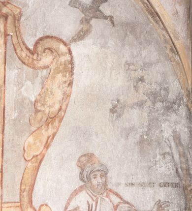 Zdjęcie nr 30: Polichromia pokrywa ściany i sklepienie kolebkowe z lunetami czworobocznej, dwuprzęsłowej zakrystii. Pole sklepienia wypełnia dekoracja ornamentalna utworzona ze zawijanych liści akantu, stylizowanych kwiatów oraz wazonów z kwiatami. Pośrodku sklepienia umieszczono w owalu w kartuszu fragmentarycznie zachowaną scenę Koronacji Marii. W centrum kompozycji zachowała się głowa Marii ujęta w trzy czwarte w prawo z widocznym fragmentem prawego ramienia i ułożonej do modlitwy prawej ręki. Po prawej stronie widać postać tronującego Boga Ojca w złotej koronie, z brodą, trzymającego złotą koronę nad głową Marii. Z lewej można dostrzec fragment ręki Chrystusa oraz fragment jego czerwonej szaty i lewej stopy. Na ścianie wschodniej dekorację malarską w postaci wici utworzonej ze stylizowanych liści akantu i kwiatów poprowadzono w glifie okiennym. Wokół okna utworzono malowane obramienie z motywami stylizowanego ornamentu rollwerkowego. Ponad oknem w glifie znajduje się malowany chrystogram "IHS". Po prawej stronie okna widoczne jest całopostaciowe przedstawienie proroka Eliasza z rozłożonymi rękami. Postać została ujęta w trzech czwartych w prawo. Ma pociągłą twarz okoloną zarostem z wydatnym nosem i ustami. Ubrana jest w strój wschodni - długą szatę z bladoczerwonym płaszczem z kołnierzykiem spiętym przy szyi oraz z rozciętymi rękawami. Na głowie ma szaroniebieski turban. Ponad nim widać lecącego kruka. Obok mężczyzny z prawej strony widoczna jest niewielka sekwencja krajobrazowa z motywem drzewa. Eliasz zwrócony jest w stronę sceny z Ostatnią Wieczerzą wykonaną w pierwszym przęśle ściany południowej zakrystii. Ostatnią Wieczerzę z prawej strony zamyka malowana kolumna z kapitelem rozdzielająca ścianę na dwa przęsła. Na tle altany ze schodami po lewej, flankowanej trzema kolumnami na wysokich cokołach, ukazano Chrystusa i dwunastu apostołów siedzący przy okrągłym, okazałym stole. Ponad stołem wisi płonącą lampa. Stół nakryto białym obrusem zastawionym siedmioma talerzami, owalną misą pośrodku, trzema okrągłymi bochenkami chleba, dwoma nożami i kielichem. Siedzący centralnie za stołem Chrystus został ukazany frontalnie. Zbawiciel ma zmęczoną twarz otoczoną brodą i długimi włosami, spływającymi na ramiona. Ubrany jest w białą tunikę i niebieski płaszcz przerzucony przez lewe ramię. O jego pierś opiera się zamyślony św. Jan, wspierający głowę na prawej ręce trzymanej na stole. Lewą rękę położoną na blacie ma zgiętą w łokciu. Wokół stołu siedzą rozmawiający ze sobą pozostali apostołowie. Są to starsi, brodaci mężczyźni, niektórzy z nich są łysi. Ubrani są w tuniki i narzucone na ramionach płaszcze. Można spośród nich wyróżnić siedzącego po prawe strony Chrystusa św. Piotra oraz Judasza widocznego jako pierwszego po lewej stronie kompozycji. Judasza ukazanego frontalnie identyfikuje żółta szata oraz trzymany w prawej ręce mieszek ze srebnikami. Powyżej w podłuczu lunety namalowano siedzącego, starszego brodatego mężczyznę ujętego w trzech czwartych w prawo. Jest to ewangelista widoczny do kolan. Prawą rękę przyciska do piersi lewą zaś opiera o stół ustawiony z prawej strony kompozycji z ułożoną na nim księgą. Jego twarz charakteryzuje wydatny nos i usta oraz spojrzenie skierowane na widza. W drugim przęśle ściany  
południowej dekoracje tworzy stylizowana wić akantowo-kwiatowa w glifie okiennym oraz otaczające okno obramienie utworzone z motywów rollwerkowych. Nie zachowała się polichromia w lunecie powyżej okna. Na zachodniej ścianie w glifie dawnego otworu wejściowego obramionego żółtą listwą, wykonano dekorację malarską składającą się z malowanych romboidalnych płycin pokrytych czerwonawą marmoryzacją. Ponad glifem na ścianie znajduje się czerwony krzyż równoramienny rozdzielający datę 16 / 46. Na ścianie z prawej strony otworu wyobrażono Ukrzyżowanie Chrystusa na polu pokrytym licznymi, stojącymi krzyżami. Postać Zbawiciela zachowała się fragmentarycznie w partii tułowia i nóg. Powyżej pole w lunecie ozdobiono stylizowaną wicią akantowo-kwiatową. Ścianę północną w pierwszym przęśle wypełnionym szafą zakrystyjną udekorowano rozpostartym, czerwonym paludamentum z baldachimem. Powyżej w lunecie zachowało się bardzo zniszczone przedstawienie św. Jana Ewangelisty, którego można rozpoznać po młodzieńczej, pociągłej twarz o wydatnych rysach. Z postaci zachowały się jeszcze  fragmenty stóp widoczne nad baldachimem. W drugim prześle w dolnej strefie przepruto drzwi z otworem zamkniętym łukiem odcinkowym, obramienionym złocistą taśmą. W nadprożu znalazła się stylizowana wić akantowo-kwiatowa. Powyżej, w górnej strefie namalowano modlitwę Chrystusa w Ogrójcu. Na pierwszym planie kompozycji widoczny jest klęczący na ziemi Zbawiciel ujęty w trzech czwartych w prawo. Lewą rękę ma przyłożoną do piersi, drugą zaś odsuniętą od tułowia. Jego uniesioną głowę ku górze otacza ciemna broda i długie włosy spływające na plecy. Chrystus ma wydatny nos i usta. Ubrany jest w obszerną, jasnooliwkową tunikę przewiązaną w pasie oraz niebieskoszary płaszcz przerzucony przez lewe ramię i rękę. Jezus wpatruje się w zjawiającego mu się powyżej uskrzydlonego anioła ukazanego w dwóch trzecich na obłokach. Anioł w wyciągniętej prawej ręce trzyma złoty kielich, a prawą podtrzymuje opary o ramię krzyż. Ubrany jest w baldoczerwoną tunikę przewiązaną w pasie. Z prawej strony Jezusa widocznych jest trzech śpiących apostołów. Na pierwszym planie ukazano leżącego św. Piotra z głową wspartą na lewej ręce. Jest to starszy mężczyzna z łysym czołem i siwiejącymi włosami i brodą. Ubrany jest w bladoniebieską tunikę i ciemnoochrowy płaszcz. Za nim widać siedzącego św. Jana z głową wspartą na ręce, którą podpiera o prawe kolano. Jest to młodzieniec o długich włosach, ubrany w blado oliwkową tunikę i baldoczerwony płaszcz. O niewielki wzgórek z lewej strony Jana oparty jest św. Jakub. Jest to starszy mężczyzna z brązową brodą i włosami ubrany w bladooliwkowy płaszcz. Za Zbawicielem z lewej strony kompozycji widać drewniany płot z bramką, przez którą do ogrodu wchodzi Judasz w jasno-chórowej szacie, prowadzący zbrojny oddział sług świątynnych. W głębi kompozycji ukazano panoramę Jerozolimy. Powyżej na sklepieniu lunety wyobrażono siedzącego ewangelistę, który ukazany został jako starzec z długą siwą brodą i łysiejącym czołem. Mężczyzna wspierając prawą rękę o stół podpiera nią głowę. Lewą ma położoną na kolanie. Ubrany jest w szarą tunikę oraz bladoczerwony płaszcz przerzucony przez prawe ramię i okrywający kolana.    
