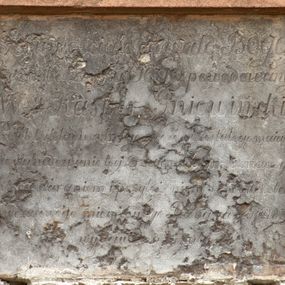 Zdjęcie nr 1: Płyta w formie leżącego prostokąta. W polu inskrypcja „Go[rl]iwoscią o chwałę Boga / i ozdobe Domu Jego powodowany / W[..] Kasper Gniewiński / Prefekt składu solnego [cz]ęść pozostałego maiątku / na wybudowanie tey Dzwon[nicy] przeznaczył / które staraniem i przyłożeniem s[...] koszta / [...]czasowego mieyscowego Plebana R(ok)u 183[6] / wy[b]aw [...]”.