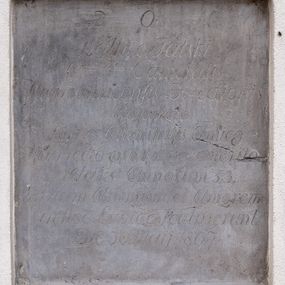 Zdjęcie nr 1: Płyta w formie stojącego prostokąta. W polu inskrypcja „D(eo) O(ptimo) M(aximo) / Matiae Talski / C(esa)raeo R(eg)iae Cameralis / Niepolomicensis Directionis / Adjuneto / Amici Charitatis Amico / Viro recto probo ac emerito / aetatis Annorum 53. / Gratum Animum et Amorem / in hoc Lapide Sculpserunt / Die 30 May 1807.”