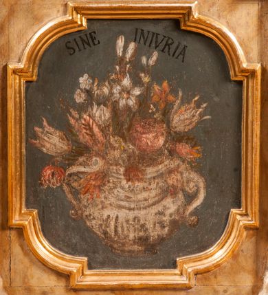 Zdjęcie nr 6: Para przyściennych stalli ustawionych po obu stronach prezbiterium w Niepołomicach uzyskała formę architektoniczną z wysokimi zapleckami i obudowanymi klęcznikami ustawionymi z przodu. Każda z nich otrzymała pięć siedzisk. Wejście do każdej znajduje się z boku i na środku. Przy wejściach z boku na przedpiersiu ustawiono cebulaste sterczyny na prostopadłościennych cokolikach. Zaplecki artykułowano za pomocą pilastrów o kompozytowych kapitelach dźwigających niepełne belkowanie z wydatnym gzymsem, wyłamane na ich osiach. Całość została zwieńczona pięcioma dekoracyjnymi wazami płomienistymi ustawionymi na prostopadłościennych cokolikach. W polach pomiędzy pilastrami umieszczono cztery profilowane, złocone ramy o rożnym kształcie (owalnym, czworobocznym, półkolistym i wielobocznym) z pojedynczymi przedstawieniami  świętych. W stalli południowej od lewej wyobrażono: św. Jana Kantego, Marcina Baryczkę, Świętosława Milczącego, św. Feliksa z Noli. Z kolei w stalli północnej od prawej ukazano: św. Filipa Nereusza, św. Jana Nepomucena, św. Walentego i św. Faustyna z Bresci. Świętych identyfikują czarne, majuskułowe podpisy, których kształt liter sugeruje, że zostały wprowadzone w pierwszej połowie XIX wieku. Poniżej każdego wizerunku na cokołach zaplecków w płycinach wyznaczonych prostokątnymi, złoconymi i profilowanymi ramkami znalazły się łacińskie sentencje. Także lica przedpiersi zostały artykułowane pilastrami na cokołach, jednakże bez dekoracyjnych głowic. Pomiędzy nimi w czworobocznych, profilowanych i złoconych ramach o wklęsłych narożach wyobrażono bukiety kwiatów. Kwiaty ukazano naprzemiennie w płaskich koszach lub wazach na niebieskim tle. Na niektórych bukietach widoczne są siedzące ptaki. Ponad bukietami znalazły się pisane czarnymi literami łacińskie sentencje. Elementy architektoniczne zostały pokryte marmuryzcją, a ramy i detale zdobnicze pozłocono. Na stalli na ścianie północnej ponad kapitelem skrajnego pilastra od zachodu widnieje data ich wykonania: A(NNO) D(OMINI) 1766. Z kolei na stalli na ścianie południowej, ponad kapitelem skrajnego pilastra od zachodu widnieją zapewne inicjały fundatora: X(IĄDZ). / TCD. W / P(LEBANUS) N(IEPOLOMICENSIS).