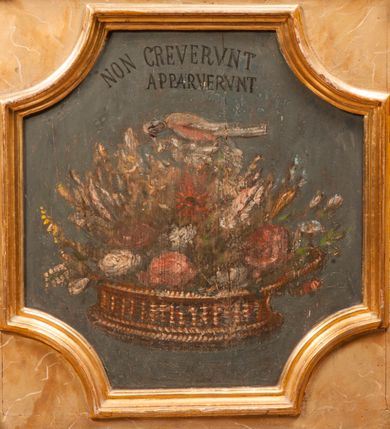 Zdjęcie nr 7: Para przyściennych stalli ustawionych po obu stronach prezbiterium w Niepołomicach uzyskała formę architektoniczną z wysokimi zapleckami i obudowanymi klęcznikami ustawionymi z przodu. Każda z nich otrzymała pięć siedzisk. Wejście do każdej znajduje się z boku i na środku. Przy wejściach z boku na przedpiersiu ustawiono cebulaste sterczyny na prostopadłościennych cokolikach. Zaplecki artykułowano za pomocą pilastrów o kompozytowych kapitelach dźwigających niepełne belkowanie z wydatnym gzymsem, wyłamane na ich osiach. Całość została zwieńczona pięcioma dekoracyjnymi wazami płomienistymi ustawionymi na prostopadłościennych cokolikach. W polach pomiędzy pilastrami umieszczono cztery profilowane, złocone ramy o rożnym kształcie (owalnym, czworobocznym, półkolistym i wielobocznym) z pojedynczymi przedstawieniami  świętych. W stalli południowej od lewej wyobrażono: św. Jana Kantego, Marcina Baryczkę, Świętosława Milczącego, św. Feliksa z Noli. Z kolei w stalli północnej od prawej ukazano: św. Filipa Nereusza, św. Jana Nepomucena, św. Walentego i św. Faustyna z Bresci. Świętych identyfikują czarne, majuskułowe podpisy, których kształt liter sugeruje, że zostały wprowadzone w pierwszej połowie XIX wieku. Poniżej każdego wizerunku na cokołach zaplecków w płycinach wyznaczonych prostokątnymi, złoconymi i profilowanymi ramkami znalazły się łacińskie sentencje. Także lica przedpiersi zostały artykułowane pilastrami na cokołach, jednakże bez dekoracyjnych głowic. Pomiędzy nimi w czworobocznych, profilowanych i złoconych ramach o wklęsłych narożach wyobrażono bukiety kwiatów. Kwiaty ukazano naprzemiennie w płaskich koszach lub wazach na niebieskim tle. Na niektórych bukietach widoczne są siedzące ptaki. Ponad bukietami znalazły się pisane czarnymi literami łacińskie sentencje. Elementy architektoniczne zostały pokryte marmuryzcją, a ramy i detale zdobnicze pozłocono. Na stalli na ścianie północnej ponad kapitelem skrajnego pilastra od zachodu widnieje data ich wykonania: A(NNO) D(OMINI) 1766. Z kolei na stalli na ścianie południowej, ponad kapitelem skrajnego pilastra od zachodu widnieją zapewne inicjały fundatora: X(IĄDZ). / TCD. W / P(LEBANUS) N(IEPOLOMICENSIS).